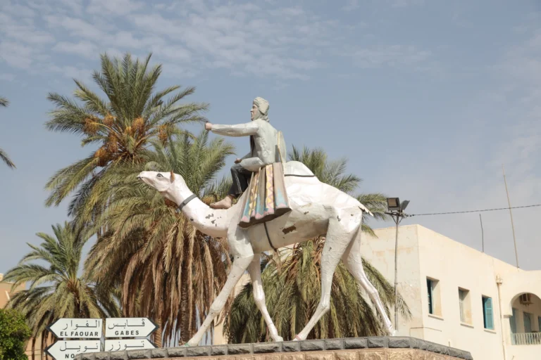 La Tunisie… un pays où chaque grain de sable raconte une histoire, où les oasis verdoyantes contrastent avec les dunes dorées, et où chaque sourire reflète l’hospitalité chaleureuse du Sud. Si vous rêvez d’un circuit ou d’une excursion en Tunisie, préparez-vous à vivre une aventure authentique entre désert, montagne et mer, le tout dans un décor digne des plus beaux films. Chez Sud Tunisie, nous avons à cœur de faire découvrir notre pays autrement : à travers des circuits désert, des excursions personnalisées et des expériences humaines inoubliables. Que vous soyez en quête d’évasion, d’aventure ou de détente, la Tunisie vous ouvre les bras. 1. Pourquoi choisir la Tunisie pour un circuit ou une excursion ? Ce petit pays d’Afrique du Nord est une perle de diversité. En quelques heures seulement, on passe des plages turquoise de Djerba aux montagnes majestueuses de Matmata, puis aux immenses dunes du Grand Erg Oriental. La Tunisie, c’est aussi un pays riche d’histoire : Carthage, Dougga, El Jem, autant de sites classés au patrimoine mondial de l’UNESCO. Mais le vrai trésor se trouve souvent dans les villages berbères, les ksour du Sud, et les regards bienveillants de ses habitants. Le Sahara tunisien n’est pas qu’un désert : c’est une émotion. Il vous invite à la lenteur, au silence et à la contemplation. Chaque coucher de soleil sur les dunes de Douz ou de Ksar Ghilane est une peinture vivante. 👉 Découvrez nos circuits désert en Tunisie , soigneusement pensés pour combiner aventure et confort. 2. Les circuits désert les plus populaires en Tunisie Nos circuits sont conçus pour tous les voyageurs, qu’ils soient aventuriers, familles, ou amateurs de photographie. Voici quelques-unes de nos propositions phares : Circuit “Sahara Authentique” – Douz, Ksar Ghilane, Matmata Plongez au cœur du désert tunisien, là où les dunes se mêlent aux oasis. Ce circuit de 3 à 5 jours vous fait découvrir : Douz, la “porte du Sahara”, avec ses marchés traditionnels et ses dromadaires. Ksar Ghilane, célèbre pour sa source chaude naturelle au milieu des dunes. Matmata, village troglodyte où les maisons sont creusées dans la roche, un décor unique au monde. Ce circuit combine nature, culture et authenticité. Vous dormirez sous une tente berbère, sous un ciel d’étoiles comme nulle part ailleurs. Circuit “Sud et Oasis” – Tozeur, Chebika, Tamerza, Midès Cap sur le Sud-Ouest ! Découvrez les oasis de montagne de Chebika, Tamerza et Midès, véritables bijoux naturels accrochés à la montagne. À Tozeur, promenez-vous dans la palmeraie et explorez le musée Eden Palm ou les décors de Star Wars à Ong Jemel. Ces circuits sont disponibles en version privée ou en petit groupe, avec départ depuis Djerba, Tozeur ou Tunis. 👉 Pour explorer nos offres détaillées : Excursion en Tunisie 3. Les excursions à la journée : la Tunisie à petit pas Si vous disposez de peu de temps mais souhaitez en voir un maximum, nos excursions à la journée sont idéales. Excursion “Douz – Matmata – Ksar Ghilane” Un concentré du Sud en une journée ! Vous traverserez les paysages lunaires de Matmata, baignerez vos pieds dans l’oasis de Ksar Ghilane et ferez une balade à dos de dromadaire dans le désert. Excursion “Chébika – Tamerza – Midès” Partez à la découverte des oasis de montagne, un must pour les amateurs de randonnées et de nature. Ces excursions incluent le transport, le guide local et souvent un déjeuner typique tunisien. Pour une aventure plus sportive, découvrez aussi nos randonnées en montagne et dans le Sahara , où chaque pas révèle une nouvelle merveille naturelle. 4. Une immersion culturelle et humaine La Tunisie n’est pas qu’un décor de rêve : c’est avant tout un peuple. Lors de nos circuits, nous favorisons toujours les rencontres locales : un déjeuner chez l’habitant, une soirée autour du feu, une démonstration de cuisine traditionnelle. Nos guides partagent volontiers les légendes du désert, les chants berbères, ou les secrets du couscous saharien. Chaque excursion devient une expérience humaine sincère et inoubliable. Pour un voyage sur mesure, demandez votre devis gratuit ici — notre équipe adapte chaque détail selon vos envies, votre budget et votre rythme. 5. Logistique et confort : le voyage sans tracas Chez Sud Tunisie, nous savons que le confort et la sécurité sont essentiels. Nos véhicules sont modernes, climatisés, et adaptés aux pistes sahariennes. Nous offrons aussi un service complet de navette aéroport pour assurer votre transfert depuis Djerba, Tozeur ou Tunis jusqu’à votre point de départ du circuit. Nos hébergements varient selon vos envies : Campements berbères authentiques pour une nuit magique sous les étoiles. Maisons d’hôtes et écolodges pour un contact humain privilégié. Hôtels 3 à 5 étoiles pour allier confort et charme oriental. Nos chauffeurs et guides sont locaux, expérimentés et passionnés. Leur mission : vous faire découvrir la vraie Tunisie, celle qui ne figure pas dans les brochures. 6. Quand partir en circuit en Tunisie ? La Tunisie se visite toute l’année, mais certaines périodes offrent un charme particulier : Octobre à avril : période idéale pour explorer le Sahara sans la chaleur étouffante. Mai et septembre : parfaits pour les excursions côtières ou les circuits combinant mer et désert. Été (juin à août) : privilégiez les régions du Nord ou les circuits avec hébergements climatisés. Les couchers de soleil d’hiver dans le désert restent parmi les plus beaux au monde. L’air y est pur, le silence total, et la lumière dorée transforme chaque dune en œuvre d’art. 7. Voyager responsable : notre engagement Nous croyons au tourisme durable. Nos circuits favorisent les petites communautés locales, les coopératives artisanales et les hébergements écoresponsables. Chaque circuit vise à soutenir l’économie locale tout en respectant la nature et les traditions. En choisissant Sud Tunisie, vous contribuez à un tourisme qui a du sens, où chaque dinar profite à ceux qui font battre le cœur du désert. 8. Réserver son aventure saharienne Vous rêvez de traverser le désert en 4x4, de dormir sous un ciel étoilé, ou de marcher sur les traces des nomades ? Tout commence ici 👉 Sud Tunisie – Circuits et excursions désert Notre équipe vous accompagne du début à la fin : Aide à la préparation du voyage Conseils pratiques (vêtements, météo, formalités) Réservation d’hébergements et de transports Assistance francophone sur place Et si vous souhaitez lire les avis de voyageurs avant de vous lancer, consultez notre page sur TripAdvisor — leurs expériences parlent d’elles-mêmes ! 9. Nos coups de cœur : expériences uniques à vivre absolument Le lever du soleil sur les dunes de Douz : un moment suspendu où le silence absolu vous enveloppe. Le bain thermal à Ksar Ghilane : se détendre dans une eau chaude naturelle, entourée de palmiers. La randonnée dans les canyons de Midès : un décor de cinéma à couper le souffle. La nuit en campement berbère : dîner autour du feu, musique traditionnelle et ciel étoilé infini. La visite de Tozeur et de sa médina : une immersion dans la culture du palmier-dattier. Chaque activité est pensée pour créer des souvenirs durables, loin du tourisme de masse. 10. En résumé : la Tunisie, une aventure à vivre au moins une fois Faire un circuit ou une excursion en Tunisie, c’est partir à la rencontre d’un pays fascinant. C’est aussi renouer avec l’essentiel : la nature, la simplicité, et la magie du moment présent. Des dunes dorées du Sahara aux oasis verdoyantes, en passant par les villages troglodytes et les marchés colorés, chaque étape vous fera tomber un peu plus amoureux de ce pays chaleureux et accueillant. Alors, êtes-vous prêts pour votre aventure tunisienne ? Demandez dès maintenant votre devis gratuit et laissez Sud Tunisie transformer vos rêves d’évasion en réalité. Sud Tunisie – circuits, excursions et randonnées dans le désert Des voyages authentiques, des paysages à couper le souffle et une expérience humaine inoubliable. Pour plus d’inspirations, explorez notre blog sur les excursions en Tunisie .