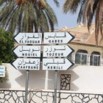 Le Sud tunisien ne se raconte pas, il se vit. Entre palmeraies de Tozeur, dunes dorées de Douz, sources chaudes de Ksar Ghilane et villages berbères perchés comme Chenini ou Douiret, chaque journée dans le Sahara est une surprise. Ici, nous dessinons des circuits désert sur-mesure et des excursions authentiques qui mêlent paysages grandioses, rencontres locales et confort bien pensé. Que vous voyagiez en couple, en famille avec enfants, entre amis ou en petit groupe, nous créons l’itinéraire qui vous ressemble — sans fioritures, mais avec l’essentiel : de la liberté, de la sécurité et beaucoup d’émotion. 👉 Envie d’un aperçu des itinéraires ? Parcourez nos circuits désert en Tunisie et inspirez-vous. Pourquoi choisir le Sud tunisien pour votre prochaine aventure ? Le Sahara tunisien coche toutes les cases d’un voyage mémorable : Diversité des paysages : des chotts (lacs salés) scintillants au Grand Erg Oriental, des canyons de Mides aux oasis de montagne (Chebika, Tamerza), sans oublier les ksour de Tataouine et les maisons troglodytes de Matmata. Culture vivante : thé à la menthe partagé avec un chamelier, dîner de couscous ou méchoui sous le ciel étoilé, musique locale et contes du désert autour du feu. Aventure accessible : balades à dos de dromadaire, 4×4, quad, sandboard, randonnées dans les dunes au lever du soleil ou à la fraîche. Climat idéal d’octobre à avril : journées douces pour explorer, soirées fraîches façon “pull et ciel constellé”. Pour un avant-goût de nos sorties à la journée, jetez un œil à notre sélection d’excursions en Tunisie — parfait pour combiner détente et découverte. Nos circuits désert sur-mesure : du week-end escapade au grand raid saharien Nous concevons des circuits personnalisés selon votre rythme, vos envies d’immersion et votre confort souhaité (hôtel, maison d’hôtes, campement fixe, *bivouac luxe ou “roots”). Voici quelques exemples d’itinéraires que nous ajustons à la carte. Pour plus d’idées, explorez nos propositions de circuits dans le désert . 3 jours – Tozeur, Chott el Jerid, Ong Jmel & Douz : condensé de Sahara Points forts : Chott el Jerid au lever du jour, décors de cinéma à Ong Jmel (Mos Espa), balade à dos de dromadaire dans les dunes de Douz, nuit sous tente. Itinéraire suggéré : Jour 1 : Arrivée à Tozeur. Découverte de la médina de brique ocre, palmeraies, musée des arts et traditions. Coucher de soleil au Chott el Jerid. Jour 2 : Ong Jmel et les dunes de Nefta, puis route vers Douz. Camélidé au crépuscule, dîner au camp sous les étoiles. Jour 3 : Matinée libre (quad, sandboard), retour sur Tozeur. Option oasis de montagne (Chebika, Tamerza) si votre vol est tardif. 4 jours – Matmata, Ksar Ghilane, Chenini & Tataouine : ksour et sources chaudes Points forts : Maisons troglodytes de Matmata, baignade dans la source chaude de Ksar Ghilane, ksour de Tataouine, coucher de soleil à Chenini. Itinéraire suggéré : Jour 1 : Djerba → Matmata (déjeuner chez l’habitant). Fin de journée Ksar Ghilane, bain thermal et nuit en camp. Jour 2 : Dunes au matin, pistage en 4×4 vers Tataouine, visite des ksour (Ksar Ouled Soltane, Ksar Haddada). Jour 3 : Chenini et Douiret, balade douce et panorama. Nuit à Tataouine. Jour 4 : Retour via paysages lunaires et ateliers d’artisans. 7 à 8 jours – Grande itinérance : dunes profondes & randonnée saharienne Points forts : Immersion progressive dans le Grand Erg Oriental, bivouacs nomades, marche douce sur crêtes, astronomie “à l’œil nu”. Rythme et esprit : Nous alternons randonnée (2–4 h/jour) et transferts courts pour atteindre les plus belles dunes loin des foules. Les équipes locales dressent le bivouac confortable (tentes, matelas, cuisine traditionnelle). Idéal pour se déconnecter vraiment. Pour approfondir l’expérience nature, découvrez nos idées de randonnée Sahara & montagne , du canyon aux dunes, en passant par les oasis de montagne. Top des excursions d’une journée : oasis, canyons, Star Wars et dunes dorées Vous avez peu de temps ? Nous proposons des excursions calibrées “waouh” sans courir. Retrouvez tout le catalogue sur nos excursions en Tunisie . Oasis de montagne (Chebika, Tamerza, Mides) : cascades, sentiers accessibles, points de vue vertigineux. Ong Jmel & Mos Espa : les décors mythiques au bout de la piste, dunes photogéniques à souhait. Chott el Jerid : mers de sel et mirages, lever de soleil inoubliable. Douz “porte du désert” : dromadaires, quad, sandboard pour une dose d’adrénaline maîtrisée. Matmata troglodyte : architecture vernaculaire et déjeuner chez l’habitant. Ksour de Tataouine : greniers fortifiés, mémoire du blé et du vent, photos carte postale garanties. Expériences incontournables : ce que vous adorerez (et que vous raconterez à vos proches) Bivouac confort sous les étoiles : nattes au sol, coussins, ciel 360°, silence du désert — et la voie lactée comme plafonnier. Dromadaire en fin de journée : une allure lente qui vous connecte au paysage. Thé & pain de sable : simplicité, partage, parfum de braise. Sandboard : facile, ludique, sans besoin d’expérience. Astronomie à l’œil nu : repérer Orion, Mars, la Croix du Sud selon la saison, et écouter les histoires du guide. Photographie : l’or du matin, l’ambre du soir, et ces dunes striées qui font toute la différence. Quand partir, quoi mettre dans la valise : nos conseils terrain Meilleure période : octobre → avril. Chaud mais supportable en journée, frais la nuit — idéal pour marcher et dormir sous tente. À emporter (check-list intelligente) : Coupe-vent léger + polaire pour les soirées. Chaussures fermées (type trail) + tongues pour le bivouac. Chèche/écharpe, lunettes solaires, chapeau. Crème solaire, baume à lèvres, savon biodégradable. Gourde (1 L mini) — nous rechargeons au fur et à mesure. Batterie externe, lampe frontale. Pharmacie perso (anti-viroles, pansements, traitement habituel). Logistique simple : navette aéroport, hébergements et camps cosy Pas envie de vous casser la tête avec les transferts ? Notre service de navette aéroport vous récupère à Tozeur, Djerba ou Tunis selon votre vol et vous conduit directement à l’hébergement ou au départ du circuit. Côté nuitées, nous privilégions : Maisons d’hôtes de caractère, Hôtels sélectionnés pour leur emplacement, Camps désert confort (tentes équipées, sanitaires), Bivouacs privatifs selon votre envie d’isolement et d’authenticité. Budget, familles, groupes : comment optimiser le coût de votre circuit ? Le prix dépend de la durée, du nombre de participants, du niveau de confort, des activités optionnelles (quad, cheval, sandboard guidé), des repas inclus et de la logistique (pistes, 4×4, dromadaires, équipes). Nous avons des solutions pour tous les budgets, sans sacrifier la qualité : itinéraires malins, hébergements au meilleur rapport authenticité/prix, et options modulables. Pour une estimation précise, obtenez un devis gratuit et immédiat . Dites-nous vos dates, vos envies, votre idée de budget, et nous vous retournons une proposition claire (sans surprise, ni frais cachés). Itinéraires thématiques : choisissez votre fil conducteur “Dunes & Étoiles” (2–3 jours) : grands classiques du désert, dromadaire au coucher du soleil, bivouac cosy, photos dorées. “Ksour & Mémoire du Sud” (3–4 jours) : Tataouine, Chenini, Douiret, Ksar Ouled Soltane, haltes artisanales. “Oasis & Canyons” (1 jour) : Chebika, Tamerza, Mides — nature + baignade selon saison. “Randonnée saharienne douce” (5–8 jours) : marche facile, dunes lointaines, bivouacs nomades, lenteur assumée (voir nos idées randonnée Sahara ). “Ciné-désert & Star Wars” (1 jour) : piste d’Ong Jmel, décor de Mos Espa, pauses photo dans les ergs. Plus d’inspiration ? Notre blog des excursions en Tunisie publie conseils, récits, mises à jour d’itinéraires et idées de saison. Sécurité, guides et éthique locale : ce qui compte pour nous Guides locaux formés : professionnels du désert, francophones, habitués des familles. Brief quotidien : météo, rythme, options — on s’adapte à votre forme et à votre envie du moment. Respect des lieux : zéro trace, eau gérée avec soin, économie locale valorisée (artisans, éleveurs, cuisiniers). Confort raisonnable : tentes spacieuses, repas chauds, pauses régulières — l’aventure oui, l’inconfort inutile non. Vous hésitez entre plusieurs formats ? Comparez nos circuits désert et écrivez-nous pour un devis personnalisé : contact & devis gratuit . Avis & communauté : lisez les retours, partagez votre expérience Rien ne vaut la parole des voyageurs. Consultez nos avis certifiés et laissez, vous aussi, un commentaire après votre retour : 👉 Avis clients Sud Tunisie – TripAdvisor . Pour prolonger le voyage, suivez nos nouvelles idées sur le blog des excursions et nos sélections d’excursions à la journée . FAQ express – tout ce qu’on nous demande souvent Combien de temps faut-il pour “sentir” le désert ? Dès 2 jours, vous goûtez déjà à l’essentiel : dunes, coucher de soleil, nuit sous tente. En 4 jours, vous mixez oasis + ksour + source chaude. En 7–8 jours, vous vivez la grande itinérance. Et avec des enfants ? Oui, nos circuits sont kids-friendly : durées de trajets raisonnables, pauses jeu, dromadaire très apprécié. On ajuste le rythme pour garder le plaisir intact. On dort comment ? Selon votre choix : maisons d’hôtes, hôtels, camps désert, bivouacs privatifs. Toujours propres, confortables et bien situés. Quel niveau physique ? De très facile (balades courtes, transferts en 4×4) à modéré (randonnée 2–4 h). Les circuits randonnée sont décrits en détail ici : randonnée montagne & Sahara . Comment arrivent-on au point de départ ? Nous assurons la navette aéroport (Tozeur, Djerba, Tunis) pour vous simplifier la vie. Quel budget prévoir ? Ça dépend de la durée et du niveau de confort. Pour une estimation en 2 minutes, demandez un devis gratuit . Où trouver des idées et retours terrain ? Sur nos pages circuits désert , excursions et notre blog . Et bien sûr, les avis TripAdvisor . Comment réserver votre circuit et personnaliser votre programme Choisissez une base parmi nos circuits désert ou nos excursions . Dites-nous vos envies (dunes lointaines ? oasis ? plus de rando ? plus de confort ?). Recevez un devis clair via contact & devis gratuit . Arrivez sereins : notre navette aéroport s’occupe du reste. Envie de creuser un thème ? Notre page randonnée montagne & Sahara détaille les marches douces, les profils de dénivelé (faibles), les temps de parcours et l’esprit de nos bivouacs. Pourquoi nous confier votre “Grand Sud” : promesse, méthode, résultats Écoute : on part de vos priorités, pas d’un programme figé. Rythme juste : des journées pleines mais jamais “à la montre”. Souplesse : météo, fatigue, coups de cœur — on ajuste. Ancrage local : équipes 100 % sahariennes, circuits pensés “terrain”. Transparence : des prix nets, pas de frais cachés. Plaisir : ce petit supplément d’âme qui transforme un voyage en souvenir de vie. Prêts pour votre Circuit et Excursion Sud Tunisie ? Inspirez-vous avec nos circuits désert prêts à personnaliser , picorez des idées dans notre blog d’excursions , puis demandez votre devis gratuit . Et une fois rentrés, n’oubliez pas de partager votre expérience ici : vos avis nous guident . Liens utiles (à garder sous la main) Circuits désert : sudtunisie.com/voyage/circuits-desert Randonnée Sahara & montagne : sudtunisie.com/voyage/randonnee-montagne-sahara Excursions en Tunisie : sudtunisie.com/voyage/excursion-en-tunisie Blog Excursions Tunisie : sudtunisie.com/voyage/blog-excursions-tunisie Navette aéroport : sudtunisie.com/services-navette-aeroport Devis gratuit / contact : sudtunisie.com/devis…/ Avis clients : TripAdvisor – Sud Tunisie Cap sur le Sud ? On s’occupe de tout. Vous n’avez plus qu’à respirer, regarder, profiter.