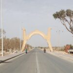 La Tunisie, ce petit bijou d’Afrique du Nord, est une terre d’aventures, de contrastes et d’émotions. Entre mer, montagne et désert, elle offre mille visages à ceux qui prennent le temps de la découvrir autrement. Chez Sud Tunisie, nous croyons qu’un voyage ne se résume pas à un simple déplacement, mais à une expérience sensorielle et humaine inoubliable. À travers nos circuits et excursions en Tunisie, nous vous emmenons sur les routes du Sud, là où les dunes dorées côtoient les oasis verdoyantes, les villages berbères et les vestiges millénaires. Les Circuits Incontournables du Sud Tunisien De Douz à Tozeur : le charme du désert envoûtant Votre aventure débute souvent à Douz, surnommée la "porte du Sahara". Ici, le désert se dévoile dans toute sa majesté. À dos de dromadaire ou en 4x4, vous traversez les dunes du Grand Erg Oriental, jusqu’à rejoindre les campements nomades où le silence et les étoiles remplacent le bruit du monde. Au lever du soleil, la magie opère : le sable prend des teintes dorées et le vent trace des arabesques parfaites. En poursuivant vers Tozeur, vous plongez dans une ville d’oasis célèbre pour ses palmeraies, ses murailles d’argile, et sa proximité avec les Chott el-Jérid, le plus grand lac salé d’Afrique du Nord. Cette étendue blanche et étincelante, parfois rosée au crépuscule, semble venir d’un autre monde. ➡️ Découvrez nos circuits dans le désert tunisien ici : https://sudtunisie.com/voyage/circuits-desert/ Les Oasis de Montagne : un spectacle naturel à couper le souffle Chebika, Tamerza et Midès : les joyaux du Djebel el Negueb Ces trois oasis, nichées au cœur des montagnes de l’ouest tunisien, offrent un paysage de rêve. Entre cascades, palmiers et gorges spectaculaires, chaque pas vous plonge dans un décor de cinéma. D’ailleurs, plusieurs scènes de Star Wars ou du Patient anglais y ont été tournées ! Chebika, surnommée "le château du soleil", vous séduira par son panorama grandiose et ses sources d’eau claire. À Tamerza, l’eau jaillit d’une cascade naturelle qui serpente entre les roches rouges. Quant à Midès, son canyon vertigineux fascine les amateurs de photographie et d’aventure. 👉 Pour les passionnés de nature, consultez notre page dédiée à la randonnée montagne et Sahara : https://sudtunisie.com/voyage/randonnee-montagne-sahara/ L’expérience authentique des villages berbères et troglodytes Matmata et Chenini : immersion dans l’histoire vivante du Sud Dans les montagnes du Dahar, les villages berbères comme Matmata, Douiret ou Chenini racontent une autre Tunisie, celle des traditions et des racines profondes. Les habitants y vivent encore dans des maisons troglodytes, creusées dans la roche pour se protéger de la chaleur extrême. Ces habitations, à la fois ingénieuses et poétiques, témoignent d’un savoir-faire ancestral. À Chenini, le village perché semble suspendu entre ciel et terre. Sa mosquée blanche domine les vallées, offrant une vue imprenable sur les maisons en ruines et les oliveraies. C’est aussi ici que vous ressentirez le poids du temps et la sérénité du désert. Des excursions sur mesure pour vivre la Tunisie autrement Chez Sud Tunisie, nous proposons une gamme variée d’excursions et de circuits adaptés à vos envies, que vous soyez amateur d’aventure, passionné de culture ou simplement en quête de détente. 1. Excursion d’une journée en Tunisie Parfaite pour une escapade rapide, cette formule vous permet de découvrir un site emblématique — Kairouan, Dougga, El Jem, ou encore Sidi Bou Saïd — tout en profitant d’un guide local expérimenté. C’est idéal pour goûter à l’essentiel du pays sans contrainte. 👉 Explorez toutes nos excursions en Tunisie : https://sudtunisie.com/voyage/excursion-en-tunisie/ 2. Circuits de plusieurs jours dans le désert tunisien Pour les plus aventureux, nous organisons des circuits complets de 2 à 8 jours, combinant dunes, oasis, villages troglodytes et nuits sous tente berbère. Chaque étape est soigneusement planifiée pour allier confort, authenticité et dépaysement total. Nos guides locaux, passionnés par leur région, vous accompagnent dans les moindres détails : repas traditionnels, musique autour du feu, balades au clair de lune… tout y est pour vivre une expérience unique. Services complémentaires : navette, hébergement et devis gratuit Voyager en toute sérénité avec nos navettes privées Pour rendre votre voyage encore plus agréable, nous proposons un service de navette aéroport fiable et confortable, disponible depuis Tunis, Djerba, Tozeur et d’autres villes. Nos chauffeurs connaissent parfaitement les routes du Sud et veillent à votre sécurité tout au long du trajet. 🚐 Réservez votre transfert dès maintenant : https://sudtunisie.com/services-navette-aeroport/ Demandez un devis personnalisé pour votre aventure Chaque voyageur est unique, et nous le savons. C’est pourquoi nous offrons un devis gratuit et sans engagement pour créer un circuit sur mesure selon vos préférences, votre durée de séjour et votre budget. 💬 Demandez votre devis ici : https://sudtunisie.com/devis-voyage-desert-sud-tunisie-vacances-pas-cher-tunisie-sahara-tunisie/ Pourquoi choisir Sud Tunisie pour votre circuit ? Parce que notre équipe est avant tout composée de passionnés du désert et des traditions tunisiennes. Nous travaillons main dans la main avec des guides locaux, des artisans, et des hébergeurs authentiques pour vous offrir un séjour respectueux de la nature et des populations. Nos circuits sont pensés pour : soutenir l’économie locale, préserver les écosystèmes sahariens, et surtout, vous faire vivre la Tunisie de l’intérieur, loin du tourisme de masse. De plus, les retours de nos voyageurs parlent d’eux-mêmes. Consultez leurs avis ici : 🌍 Voir les témoignages sur TripAdvisor Blog & Inspirations : préparez votre prochain voyage Envie d’en savoir plus avant de partir ? Notre blog regorge d’articles inspirants sur les circuits, les randonnées, les traditions sahariennes et les astuces de voyage. Vous y trouverez des conseils pratiques pour organiser votre séjour, choisir le bon moment pour partir et découvrir les perles cachées du Sud. 📖 Explorez notre blog d’excursions en Tunisie ici : https://sudtunisie.com/voyage/blog-excursions-tunisie/ Un voyage, mille émotions : vivez la Tunisie avec Sud Tunisie Voyager avec Sud Tunisie, c’est bien plus qu’un simple circuit. C’est une invitation à vivre la Tunisie avec le cœur, à partager un thé à la menthe avec les nomades, à admirer les étoiles au milieu du désert et à ressentir la douceur du vent sur les dunes. Chaque circuit, chaque excursion, chaque randonnée raconte une histoire — celle d’un pays aux racines profondes et à la beauté sauvage. Que vous soyez en couple, entre amis ou en famille, nous vous promettons un voyage sur mesure, riche en émotions et en souvenirs impérissables. Alors, êtes-vous prêt à découvrir le Sud tunisien autrement ? 🌵 Laissez-vous tenter par nos circuits désert Tunisie et vivez une expérience qui marquera votre esprit pour toujours. Découvrez toutes nos offres ici : 👉 https://sudtunisie.com/voyage/circuits-desert/ Et pour toute demande personnalisée : 📩 Demandez votre devis gratuit Sud Tunisie – Votre passerelle vers l’authenticité, l’aventure et la magie du Sahara.