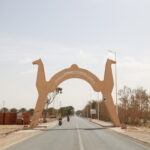 Et si vous terminiez l’année 2025 sous un ciel étoilé du Sahara, entouré par la beauté sauvage du désert tunisien ? Avec sudtunisie.com, vivez une aventure exceptionnelle en couple à un prix promo de 400 € seulement pour deux personnes, incluant la demi-pension et une nuit magique sous tente bédouine. Un cadeau de fin d’année qui allie dépaysement, confort et émotion. Un voyage féérique au cœur du Sahara tunisien Oubliez les réveillons classiques et les dîners figés. Cette année, offrez-vous une escapade au Sud de la Tunisie, là où le temps semble suspendu entre dunes dorées, oasis verdoyantes et hospitalité légendaire. Notre circuit Sahara spécial fin d’année 2025 vous emmène à la découverte des plus beaux sites du désert tunisien, entre Douz, Tozeur, Ksar Ghilane, Matmata et les montagnes de Chebika et Tamerza. Ce voyage en couple, soigneusement conçu, mêle aventure douce, détente, culture et gastronomie locale. Et le tout, à un prix exceptionnel de 400 € pour deux personnes ! Une offre à ne pas rater, disponible en quantité limitée pour les fêtes de fin d’année. Itinéraire détaillé du circuit Sahara promo fin d’année 2025 Jour 1 : Accueil à Tozeur – Porte du désert Dès votre arrivée, notre service de navette aéroport vous attend pour un transfert confortable jusqu’à votre hébergement à Tozeur. Vous êtes immédiatement plongés dans l’ambiance saharienne : ruelles en briques d’argile, palmeraies à perte de vue et senteurs de dattes fraîches. Installation à l’hôtel, dîner et nuit à Tozeur. Jour 2 : Les oasis de montagne – Chebika, Tamerza et Midès Après le petit-déjeuner, départ vers les oasis les plus spectaculaires du Sud tunisien. À Chebika, une source d’eau claire serpente entre les palmiers. À Tamerza, les cascades et les paysages rocailleux offrent un panorama de carte postale. Et à Midès, le canyon rappelle les grands décors du Far West. Déjeuner sur place, puis retour à Tozeur pour un dîner sous les palmiers et une nuit reposante. Jour 3 : Chott El Jerid et Douz – La porte du Sahara En route vers Douz, en traversant le célèbre lac salé de Chott El Jerid, un immense miroir naturel où le ciel se reflète à perte de vue. Arrivée à Douz, balade à dos de dromadaire au coucher du soleil pour admirer la beauté dorée des dunes. Dîner berbère et nuit sous tente traditionnelle, dans un campement saharien tout confort. Jour 4 : Ksar Ghilane – Bain thermal et détente Départ matinal pour Ksar Ghilane, une oasis légendaire au cœur du Sahara. Baignade dans la source chaude naturelle, balade en quad ou 4x4 vers les dunes, déjeuner typique et moment de farniente sous les palmiers. Le soir, repas festif autour du feu de camp : pain cuit dans le sable, tajine, thé aux pignons et ciel scintillant. Une nuit inoubliable, rythmée par la musique bédouine et les contes du désert. Jour 5 : Matmata et ses maisons troglodytes Route vers Matmata, célèbre pour ses maisons creusées dans la terre et pour avoir servi de décor au film Star Wars. Visite des habitations souterraines, rencontre avec les habitants et déjeuner chez l’habitant pour découvrir la vraie cuisine berbère. L’après-midi, route vers Douz ou Djerba selon le choix du voyageur. Dîner et nuit à l’hôtel. Jour 6 : Fin du circuit et retour Petit-déjeuner, derniers instants dans le Sud avant le retour vers Tozeur ou Djerba. Fin d’un voyage authentique et magique, riche en émotions et souvenirs. Pourquoi choisir notre circuit Sahara promo fin d’année 2025 ? Nous mettons tout notre savoir-faire local et notre passion pour le Sud tunisien au service de votre expérience. Ce n’est pas juste un voyage : c’est une immersion culturelle et humaine au cœur d’un des plus beaux déserts du monde. 1. Une offre imbattable à 400 € pour deux Incluant : L’hébergement en demi-pension (petit-déjeuner et dîner) Une nuitée sous tente dans le désert Tous les transferts et activités mentionnés L’accompagnement par un guide professionnel francophone Un prix imbattable pour vivre le luxe du désert à petit budget ! 2. Des hébergements authentiques et confortables Vous dormirez dans des hôtels soigneusement sélectionnés et dans un campement saharien équipé : matelas confortables, sanitaires propres, électricité solaire et ambiance conviviale. L’expérience est pensée pour marier authenticité et confort moderne. 3. Une équipe locale passionnée Nos guides et chauffeurs sont originaires du Sud tunisien. Ils connaissent le désert comme leur poche et partagent volontiers leurs anecdotes, leurs traditions et leur amour de la région. Vous découvrirez le vrai visage du Sahara : accueillant, humain et vibrant. 4. Des activités variées et inoubliables Randonnée, balade à dos de dromadaire, 4x4, bain thermal, découverte des villages berbères… Chaque jour offre une expérience différente et unique, que vous soyez aventurier, contemplatif ou amoureux de la nature. Et pour les plus actifs, découvrez nos randonnées en montagne et dans le Sahara , parfaites pour compléter votre séjour. Les incontournables de votre aventure saharienne Nuit sous tente bédouine C’est le moment le plus magique du circuit : dormir sous un ciel rempli d’étoiles, dans le silence absolu du désert. Les campements sont chaleureux, décorés de tapis et de lanternes, offrant une atmosphère intime et apaisante. Balade à dos de dromadaire Rien ne symbolise mieux le Sahara ! Au rythme lent de l’animal, vous traversez les dunes dorées pendant que le soleil descend lentement derrière l’horizon. Une expérience romantique et dépaysante, idéale pour les couples. Découverte culinaire tunisienne Du couscous traditionnel au méchoui grillé au feu de bois, sans oublier le pain du désert cuit dans le sable, chaque repas est une fête des saveurs. Les produits sont frais, locaux et préparés avec amour. Oasis et villages berbères Les oasis de montagne (Chebika, Tamerza) et les villages troglodytes de Matmata vous plongent dans un autre temps. Ces lieux sont empreints de culture, de silence et de beauté brute. Conseils pratiques pour profiter pleinement du désert Période idéale : décembre à mars, températures agréables et ciel limpide. Tenue : vêtements légers pour la journée, pulls et vestes pour la nuit. Santé : bien s’hydrater, prévoir des lunettes de soleil et une protection solaire. Transport : nos véhicules 4x4 climatisés assurent confort et sécurité sur toutes les pistes. Et pour un transfert sans stress, profitez de notre navette aéroport dès votre arrivée. Comment réserver votre circuit Sahara promo 2025 ? La demande est forte pour les fêtes de fin d’année ! Nous vous conseillons de réserver dès maintenant votre offre spéciale à 400 € pour deux personnes. Vous pouvez faire une demande rapide ici : 👉 Demander un devis gratuit Ou consulter nos autres offres : Circuits désert Tunisie Excursions en Tunisie Randonnées et aventures Sahara Blog voyages et conseils Tunisie Une fin d’année pas comme les autres Imaginez : vous et votre moitié, un feu de camp, un ciel infini d’étoiles et le parfum du thé à la menthe… Pas de stress, pas de foule, juste le calme, la nature et la magie du Sahara. Ce circuit fin d’année 2025 à 400 € pour deux personnes est plus qu’une offre : c’est une invitation à vivre un moment unique, une aventure humaine et sensorielle au cœur du désert tunisien. Alors, laissez-vous tenter. Réservez votre place, préparez vos valises, et rejoignez-nous pour une expérience inoubliable avec sudtunisie.com. Et n’oubliez pas de partager votre avis sur TripAdvisor pour inspirer d’autres voyageurs : 👉 Avis Sud Tunisie sur TripAdvisor 🎁 Fin d’année 2025 : célébrez Noël et le Nouvel An dans le désert, à petit prix mais avec de grands souvenirs. Vivez l’exception, vivez le Sahara avec sudtunisie.com !