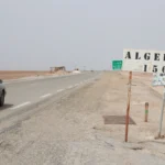 Vous rêvez d’un circuit en Tunisie qui mêle désert, montagnes, villages troglodytes et plages dorées ? Nous avons conçu ce guide pour vous aider à choisir, pas à pas, le meilleur itinéraire en fonction de vos envies, de votre budget et du temps dont vous disposez. Notre approche : des circuits immersifs et flexibles, des excursions soignées au départ des principales villes, et une logistique calibrée pour que vous ne pensiez qu’à profiter. Pour consulter nos propositions les plus demandées, explorez nos circuits désert en Tunisie sur cette page dédiée : circuits Sahara . Vous y trouverez des parcours modulables, des options hors des sentiers battus et des idées pour prolonger l’aventure. Pourquoi choisir un circuit organisé en Tunisie ? Un circuit organisé n’est pas qu’un itinéraire : c’est un fil conducteur qui relie temps forts, rencontres et confort. Voici ce que nous mettons au cœur de chaque voyage : Gain de temps et fluidité : transferts, hébergements, repas et activités sont orchestrés pour éviter les attentes inutiles. Pour votre arrivée, notre service de navette aéroport vous dépose à l’hôtel ou au point de départ du circuit, sans stress. Immersion : nous privilégions les compagnons de route locaux : chameliers, artisans, hôtes de maisons d’hôtes et guides de montagne. Résultat : des haltes authentiques, loin des foules. Sécurité & confort : véhicules 4×4 entretenus, chauffeurs expérimentés, hébergements adaptés aux familles comme aux voyageurs solo et aux couples. Souplesse : vous adorez la photo ? On sort plus tôt pour capter la lumière du Chott El Jerid. Vous préférez marcher ? On intègre une randonnée dans le Sahara et les montagnes . Vous avez une journée de plus ? On glisse une oasis secrète au programme. Nos circuits désert Tunisie : du grand classique aux pistes secrètes Nous proposons plusieurs circuits désert en Tunisie, tous personnalisables. Pour une vue d’ensemble, jetez un œil à nos idées sur cette page circuits . Voici les formats les plus populaires. 2 jours / 1 nuit – L’essentiel du Sahara depuis Tozeur ou Douz Idéal pour une première approche, ce format express concentre les incontournables sans courir : Chott El Jerid au lever du soleil : palette de mirages et de sels cristallisés, arrêt photo conseillé. Oasis de montagne (Chebika – Tamerza – Mides) : gorges, palmeraies en terrasses, cascades et vues plongeantes sur le Djebel. Douz, porte du désert : départ en 4×4 vers les dunes, balade à dos de dromadaire au crépuscule, nuit sous tente berbère ou camp saharien confortable. Retour via les pistes : arrêts sur points de vue, thé à la menthe et rencontres avec les artisans du palmier-dattier. Bonus : possibilité d’intégrer un bain thermal à Ksar Ghilane si vous êtes au départ de Douz. 3 jours / 2 nuits – Grand Sud & villages troglodytes Un cran au-dessus pour marier désert et culture : Matmata : maisons troglodytes creusées dans la roche, découverte des traditions amazighes. Tataouine & les ksour (Chenini, Douiret…) : greniers fortifiés, panoramas lunaires et lumière changeante, parfaits pour la photo. Ksar Ghilane : ergs de sable fin et source chaude au cœur des dunes. Nuit saharienne : feu de camp, ciel sans pollution lumineuse, observation des constellations. Ce format convient très bien aux familles et aux couples aimant varier les décors sans multiplier les heures de route. 4 à 5 jours – Sur les pistes du Dahar Pour les voyageurs qui veulent sentir le rythme du désert : Erg Oriental : alternance 4×4 / dromadaire pour ressentir les distances. Hors des sentiers : déjeuner dans un ksar oublié, visite d’un atelier de tissage, nuit en gîte de montagne. Oasis vivrières : dégustation de dattes, de grenades ou de figues selon saison, rencontre avec les palmeraies en culture agroforestière. Nous modulons la part de marche (2 à 4 h/jour) et la difficulté selon vos attentes ; voyez nos suggestions de randonnées Sahara & montagne . 7 à 10 jours – Grande traversée Sahara & côte Le grand format pour tout voir sans précipitation : Tozeur – Chott – Oasis de montagne – Douz – Ksar Ghilane – Tataouine – Matmata – Djerba – Gabès – Sfax. Jours modulables : insertion d’un bivouac nomade, séance quad sur dunes (en option), journée mer à Djerba. Clôture en douceur : flânerie dans la médina, déjeuner de poissons grillés au port, dégustation de pâtisseries locales. Pour visualiser ces trames, passez par notre page circuits désert (itinéraires, points forts, options et tarifs). Excursions à la journée en Tunisie : les incontournables selon votre ville de départ Si vous disposez de peu de temps, nos excursions en Tunisie vous permettront d’attraper l’essence d’un lieu en une journée bien calibrée. Depuis Tozeur : Chott El Jerid + Chebika/Tamerza/Mides, coucher de soleil sur les dunes, star-gazing (selon météo). Depuis Douz : mini-raid 4×4 dans les ergs, dromadaire en fin d’après-midi, dîner berbère. Depuis Djerba : traversée du bac de Jorf, visite des ksour autour de Tataouine, pause panoramique à Chenini. Depuis Tunis/Hammamet/Sousse : Carthage – Sidi Bou Saïd, médinas classées, ateliers d’artisans, musée au choix (temps permet). Envie d’aller plus loin ? Notre blog des excursions en Tunisie regorge d’idées saisonnières, d’astuces d’itinéraire et de retours d’expérience. Randonnée & trek : marcher pour mieux comprendre le Sahara La marche change tout : rythme posé, silence, lumières qui évoluent au fil des pas. Nous proposons des sorties de 2 h à 2 jours (avec ou sans bivouac) : Crêtes du Dahar : villages abandonnés, grès sculptés par le vent, vues sur les plaines du sud. Ergs mobiles : enchaînement de dunes, orientation simple, bivouac sous les étoiles. Gorges & palmeraies : alternance d’eau, de roches et de palmiers ; pique-nique à l’ombre. Parcourez nos formats et niveaux sur la page Randonnée Montagne & Sahara . Quand partir ? Météo, saisons et meilleures périodes Octobre → avril : haute saison pour le désert. Journées clémentes, nuits fraîches ; prévoir une doudoune légère pour les soirées au camp. Mai & septembre : intersaisons douces ; parfaites pour mixer désert et côte. Juin → août : chaleur marquée dans le Sud ; on privilégie la mer, les bains de source et les excursions tôt le matin ou en fin de journée. Quoi qu’il arrive, on adapte horaires, hydratation et rythme. Votre confort passe d’abord. Hébergements : camps, troglodytes, maisons d’hôtes et hôtels Nous aimons varier les ambiances au fil d’un circuit : Camps sahariens : tentes confortables, douches, cuisine locale, ciel XXL. Gîtes troglodytes à Matmata : fraîcheur naturelle et architecture unique. Maisons d’hôtes d’oasis : authenticité, jardins verdoyants, petits déjeuners maison. Hôtels à Tozeur, Douz ou Djerba : selon votre souhait (standard à premium). À la réservation, nous vous indiquons nom & catégorie de chaque hébergement, avec alternatives selon vos préférences. Services inclus & options pour personnaliser votre aventure Inclus sur nos circuits standards : Transferts 4×4 climatisés avec chauffeur/guide francophone. Pension variable (souvent demi-pension ou pension complète en camp). Activités signature : balade chamelière, entrée sites au programme. En option : Quad ou buggy (encadrés) sur zones autorisées. Ateliers cuisine, poterie, tissage, musiques du désert. Photographie avec accompagnement golden hour. Navette aéroport aller/retour : réservez facilement via notre page Services navette aéroport . Conseils pratiques : préparer un circuit en Tunisie sans prise de tête Papiers : passeport en cours de validité. Selon nationalités, visa non requis pour des séjours touristiques courts (à vérifier). Monnaie : dinar tunisien (TND). Retraits possibles en ville ; privilégiez du liquide pour les petites dépenses dans le désert. Équipement : lunettes de soleil, casquette/chèche, crème solaire, coupe-vent, veste chaude pour la nuit, chaussures de marche, lampe frontale. Santé : trousse basique, hydratation régulière, protection solaire. Tenue : sobre et légère. Respect des codes locaux dans les villages et les lieux de culte. Photo & drone : renseignez-vous. Certaines zones nécessitent des autorisations, surtout pour les drones. Personnaliser votre circuit & obtenir un devis instantané Chaque voyageur est différent ; notre rôle est de composer la partition qui vous ressemble. Dites-nous la durée, les thèmes (désert, mer, culture, sport), le niveau de confort et votre budget : nous revenons vers vous avec deux à trois propositions claires, comparables et optimisées. Pour une première prise de contact, utilisez ce formulaire : Demande de devis – Sahara Tunisie . Vous préférez un devis gratuit en quelques clics ? C’est ici : Devis gratuit – Circuits désert . Nous pouvons aussi relier votre circuit à nos thématiques complémentaires : randonnée Sahara & Montagnes , idées d’excursions en Tunisie , ou inspirations sur le blog . Avis voyageurs : votre retour compte ! Le bouche-à-oreille fait vivre nos itinéraires. Après votre voyage, laissez un avis et parcourez les retours de la communauté sur TripAdvisor : 👉 Votre commentaire sur Sud Tunisie – TripAdvisor Vos retours nous aident à peaufiner les étapes, à ajuster le rythme des journées et à révéler de nouveaux spots au bon moment. Exemples d’itinéraires “clé en main” prêts à réserver Mini-raid 2 jours – Désert express et oasis Jour 1 : Tozeur → Chott El Jerid → Chebika/Tamerza/Mides → Douz → balade chamelière → nuit sous tente. Jour 2 : Douz → pistes → halte artisanat → retour Tozeur (option bain thermal si départ Douz). Pour qui ? Parfait si vous disposez d’un week-end ou d’une escapade en fin de séjour balnéaire. Grand Sud 4 jours – Ksour & dunes Jour 1 : Tozeur → Chott → Douz → coucher de soleil sur les ergs. Jour 2 : Douz → Ksar Ghilane (source chaude) → bivouac. Jour 3 : Ksar Ghilane → Tataouine → Chenini/Douiret → gîte. Jour 4 : Matmata troglodyte → Gabès → Tozeur/Djerba. Pour qui ? Voyageurs qui veulent alterner 4×4, marche douce et culture sans se presser. Grande traversée 8 jours – Sahara & côte Jours 1–2 : Tozeur, oasis de montagne, Douz. Jours 3–4 : Ergs, dromadaire, camp nomade, Ksar Ghilane. Jour 5 : Ksour du Dahar, Chenini, maisons troglodytes. Jour 6 : Djerba, journée lagune (option sports nautiques). Jour 7 : Route côtière, médina et port de pêche. Jour 8 : transfert retour, temps libre et shopping d’artisanat. Pour qui ? Ceux qui veulent tout voir sans courir, avec des journées équilibrées. Pour plus d’idées : circuits désert – toutes propositions . FAQ express – Circuits & excursions Tunisie Combien de temps faut-il pour “sentir” le désert ? Dès 2 jours, vous aurez le lever de soleil sur le Chott, la marche dans les dunes et une nuit saharienne. À partir de 3–4 jours, on ajoute les ksour et les villages troglodytes. Peut-on voyager avec des enfants ? Oui. Nous adaptons durées de route, menus et activités. Les camps et maisons d’hôtes sont très appréciés des familles. Faut-il une grande condition physique ? Non pour la plupart des circuits ; nous ajustons les balades. Les randonnées proposent plusieurs niveaux. Quel budget prévoir ? Cela dépend du nombre de jours, du confort et des options. Demandez un devis rapide pour une estimation claire. Comment se passe l’arrivée ? Nous pouvons vous attendre à l’aéroport et vous transférer au départ du circuit via notre navette aéroport . Nos engagements pour un voyage responsable Petits groupes ou privatisation : moins d’impact, plus de rencontres. Circuits à saisonnalité raisonnée : on privilégie les horaires doux et les zones adaptées. Partenaires locaux : retombées directes dans les communautés. Zéro trace en bivouac : respect du milieu et gestion des déchets. Envie de passer à l’action ? Inspirez-vous de nos idées et choisissez votre trame sur circuits désert . Ajustez durée, confort, activités (quad, dromadaire, rando, photo…). Demandez votre devis : Formulaire de contact / devis Sahara Devis gratuit en 2 minutes Besoin d’un complément avant de réserver ? Parcourez nos thématiques excursions en Tunisie et randonnées montagne & Sahara , puis jetez un coup d’œil à nos tips sur le blog des excursions . Récap’ des liens utiles (à conserver sous la main) Circuits désert : https://sudtunisie.com/voyage/circuits-desert Circuits Sahara (page détaillée) : https://sudtunisie.com/voyage/circuits-desert/ Excursions : https://sudtunisie.com/voyage/excursion-en-tunisie/ Randonnée montagne & Sahara : https://sudtunisie.com/voyage/randonnee-montagne-sahara/ Navette aéroport : https://sudtunisie.com/services-navette-aeroport/ Devis (contact) : https://sudtunisie.com/devis-voyage-desert-sud-tunisie-vacances-pas-cher-tunisie-sahara-tunisie Devis gratuit : https://sudtunisie.com/devis-voyage-desert-sud-tunisie-vacances-pas-cher-tunisie-sahara-tunisie/ Blog : https://sudtunisie.com/voyage/blog-excursions-tunisie/ Votre avis : TripAdvisor – Sud Tunisie En deux mots : que vous rêviez d’un bivouac sous les étoiles, d’un déjeuner dans un ksar, d’une balade chamelière au couchant ou d’une randonnée sur les crêtes du Dahar, nous bâtissons un circuit sur mesure qui assemble les plus beaux morceaux de Tunisie. Il ne vous reste qu’à choisir votre période… et à nous confier vos envies. À très vite sur les pistes !