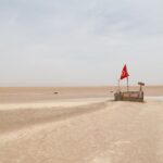 Quand on pense circuits et excursions en Tunisie, on imagine des dunes dorées à perte de vue, des oasis secrètes nichées dans les montagnes et des villages troglodytes qui racontent des siècles d’histoire. Nous concevons des itinéraires sur mesure, du city-break culturel aux immersions 100 % désert, pour que vous profitiez du meilleur du pays — sans prises de tête, avec une logistique fluide et des guides passionnés. Que vous rêviez d’un bivouac sous les étoiles, d’une traversée du Chott El Jerid, ou d’une balade dans les palmeraies de Tozeur, nous avons le circuit qu’il vous faut. Découvrez ci-dessous nos routes emblématiques, nos conseils de pro et nos services pratiques pour un voyage aussi simple qu’inoubliable. Envie de parcourir nos circuits désert ? Jetez un œil ici : circuits dans le désert tunisien . Pourquoi choisir la Tunisie pour votre circuit ? Diversité, authenticité et proximité La Tunisie, c’est un concentré d’expériences sur un territoire facile à parcourir : en quelques heures, on passe des rues blanches de Djerba aux canions ocre de Tamerza, puis aux dunes de Ksar Ghilane. Le climat est doux la majeure partie de l’année, les distances sont raisonnables, et l’accueil est chaleureux. Nous aimons la Tunisie parce que : La variété des paysages : désert du Grand Erg oriental, montagnes de l’Atlas, lagunes et îles, oasis et steppes. Un patrimoine unique : ksour de Tataouine, villages troglodytes de Matmata, médinas animées, vestiges romains et mosaïques. Une gastronomie généreuse : couscous, méchoui, briks croustillants, dattes de Tozeur, huile d’olive parfumée. Une logistique simple : navettes aéroport fiables, bons hébergements, routes principales bien entretenues. → Besoin d’un transfert privé ? Réservez nos services de navette aéroport . Circuits désert Tunisie : nos itinéraires phares, du 2 au 8 jours (et plus) On ne voyage pas de la même manière en 2 jours qu’en 8 jours. Voici nos formules éprouvées, modulables selon votre rythme, votre budget et la saison. Chaque circuit reste adaptable : durée, hébergements (campement, maison d’hôtes, hôtel 4★), activités (quad, dromadaire, 4x4, randonnée), etc. 2–3 jours : première immersion dans le Sahara Idéal si vous avez peu de temps (départ Djerba, Tozeur ou Douz) et que vous voulez vivre un coucher de soleil sur les dunes. Jour 1 : route vers Douz, porte du désert. Balade à dos de dromadaire au crépuscule, dîner typique, nuit en campement. Jour 2 : piste vers Ksar Ghilane, baignade dans la source chaude naturelle, visite du fort romain, déjeuner au camp, retour. Option Jour 3 : Matmata et les maisons troglodytes, puis Tataouine et ses ksour (Ksar Ouled Soltane, Chenini). Envie de réserver rapidement ? Demandez un devis clair et gratuit via notre page contact : demande de devis & contact . 4–5 jours : dunes, oasis de montagne et chott scintillant Le format parfait pour diversifier les paysages sans courir. Jour 1 – Tozeur : découverte de la palmeraie, du quartier d’Ouled el Hadef, et du marché local. Jour 2 – Oasis de montagne : Chebika, Tamerza, Mides : gorges, cascades, panoramas à couper le souffle. Jour 3 – Chott El Jerid : traversée des miroirs de sel, pause photo sur l’horizon lacté, arrivée à Douz. Jour 4 – Sahara : 4x4 au Grand Erg oriental, déjeuner méchoui sous tente, bivouac aux mille étoiles. Jour 5 – Ksar Ghilane / Matmata : contraste oases–troglodytes, retour à votre ville de départ. Pour voir plus d’idées « à la journée » partout dans le pays, parcourez nos excursions en Tunisie : toutes nos excursions . 7–8 jours (ou +) : Grand Sud complet, des ksour à l’Erg Pour ceux qui veulent prendre le temps de vivre la Tunisie en profondeur. Tozeur & Ong Jmel : dunes cinématographiques et pistes de sel. Douz & l’Erg : deux nuits en campement pour profiter de la voie lactée (selon météo). Tataouine & ksour : Chenini, Guermessa, Ksar Ouled Soltane ; balades entre greniers fortifiés et villages berbères. Djerba : pause iodée, médina d’Houmt Souk, ateliers d’artisans, gastronomie de la mer. Matmata : immersion dans l’habitat troglodyte et rencontre avec les hôtes du désert. Vous souhaitez un programme 100 % désert et montagne avec marches quotidiennes ? Nos circuits sont compatibles avec la randonnée encadrée : découvrez nos idées de trek en Tunisie ici : randonnée montagne & Sahara . Excursions et micro-aventures : vivez la Tunisie au jour le jour Les excursions sont idéales pour optimiser un court séjour ou ajouter des expériences à un circuit. Parmi les plus demandées : Star Wars & désert (région de Tozeur) : décor d’« Ong Jmel », dunes et villages oasiens. Oasis de montagne : Chebika, Tamerza, Mides en une journée, avec pause déjeuner locale. Ksar Ghilane depuis Djerba : bain thermal dans l’oasis, 4x4 et dromadaire selon envie. Matmata troglodyte : rencontre avec les habitants, découverte des maisons souterraines. Île de Djerba : tour complet (mosquée Fadhloun, Guellala, Houmt Souk) avec artisanat et déjeuner de la mer. Composez votre journée idéale via notre sélection d’excursions en Tunisie , puis approfondissez avec nos récits et conseils sur le blog des excursions en Tunisie . Randonnée en Tunisie : du sable aux canyons Envie d’effort doux, de silence et d’horizons ? Nos randos alternent dunes, plateaux, palmeraies et gorges. Nous proposons des parcours adaptés à tous : Balades familiales : 1–2 h en fin d’après-midi autour des palmeraies et dunes basses. Randos demi-journée : vallées de Tamerza, crêtes de Chebika, plateaux surplombant le chott. Trek désert (2–5 jours) : progression dunaire, nuits en bivouac, cuisine au feu de bois, bains de sable (selon saison). Toutes nos idées de marches sont rassemblées ici : randonnée montagne & Sahara . Logistique clé en main : transferts, hébergements, repas Un bon voyage commence par une logistique impeccable. Nous mettons l’accent sur : Transferts aéroport : accueil personnalisé, horaires adaptés à vos vols, véhicules confortables. → Réservez simplement vos trajets via nos navettes aéroport . Hébergements : sélection de maisons d’hôtes, hôtels ou campements au plus près de l’authenticité (et de votre confort). Repas : cuisine locale, options végétariennes sur demande, eau à disposition, pauses gourmandes (dattes, figues, olives). Guides certifiés : passionnés, bilingues ou trilingues, attentifs à votre rythme et à la sécurité. Quand partir ? Météo, saisons et périodes idéales La meilleure période pour les circuits désert s’étend d’octobre à avril, avec des journées douces et des nuits fraîches (prévoir une polaire). De mai à septembre, on privilégie les oasis de montagne, la Méditerranée et les excursions matinales ou en fin de journée. Astuces : Hiver (déc.–févr.) : superbes ciels, nuits froides → sac de couchage chaud pour les bivouacs. Printemps (mars–avr.) : fleurs dans les palmeraies, sable plus ferme, très populaire. Automne (oct.–nov.) : dunes parfaites, températures idéales, luminosité extraordinaire. Été (juin–sept.) : focus Djerba et oasis avec départs tôt/retours tard. Que mettre dans votre sac ? Le kit simple et efficace Inutile de vous surcharger. Prévoyez : lunettes de soleil, casquette, foulard (utile contre le sable), crème solaire, veste coupe-vent pour le soir, chaussures fermées (type trail ou marche), gourde réutilisable. Un chargeur externe, des lingettes et une lampe frontale pour le bivouac rendent la vie plus facile. Côté tenue, couches légères à superposer et tons neutres pour les photos dans le désert ! Engagement local et tourisme responsable Nous privilégions les cuisinières et artisans locaux, rémunérons justement nos chauffeurs et guides, réduisons les déchets sur les pistes (zéro plastique autant que possible), et choisissons des hébergements qui économisent l’eau. Nos circuits sont pensés pour respecter les écosystèmes et valoriser les savoir-faire. Voyager, oui — mais mieux. Exemples de journées « signature » à insérer dans votre circuit Lever de soleil sur l’Erg : départ de nuit, marche légère sur les crêtes, petit-déjeuner servi face au soleil naissant. Déjeuner sous la khaïma : pain de sable, salades locales, thé à la menthe, temps calme. Coucher de soleil à Ksar Ghilane : teintes cuivrées, bain à la source, dîner au camp. Soirée contes et étoiles : mythes sahariens, identification de la voie lactée (selon ciel). Matmata en privé : échanges avec une famille troglodyte, plongeon dans la vie quotidienne. Pour personnaliser l’ordre, la durée et les activités, parcourez nos propositions modulables : circuits désert Tunisie . FAQ – Circuits & Excursions en Tunisie Quel circuit choisir si je n’ai que 2 jours ? Un Douz – Ksar Ghilane express, avec nuit en camp et balade dromadaire. Vous goûtez à l’essentiel du désert sans sacrifier le confort. Et si je voyage en famille ? Nous adaptons le rythme (pauses fréquentes, distances réduites), favorisons les hébergements calmes et ajoutons des activités ludiques (atelier poterie, initiation cuisine, balade en calèche dans la palmeraie). Peut-on randonner sans bivouac ? Bien sûr. Les oasis de montagne sont parfaites pour des marches à la demi-journée. Consultez nos idées : randonnée montagne & Sahara . Comment s’organisent les transferts ? Nous proposons des navettes aéroport privatives et ponctuelles : réserver un transfert . Où trouver des idées d’excursions à la journée ? Notre sélection est ici : excursion en Tunisie , et nos retours d’expérience sur le blog excursions Tunisie . Comment réserver facilement votre circuit ou excursion ? Inspirez-vous de nos pages : Circuits désert – idées & prix indicatifs Excursions partout en Tunisie Randonnée montagne & Sahara Dites-nous ce que vous aimez (nature, culture, photo, gastronomie), vos dates, votre budget et le confort souhaité. Recevez un itinéraire sur mesure avec une tarification transparente. Validez en toute simplicité : acompte sécurisé, transferts aéroport inclus sur demande. → Pour une réponse rapide, remplissez notre formulaire de devis gratuit : obtenir un devis personnalisé . → Vous préférez un premier contact direct ? Utilisez la page contact & devis : nous écrire maintenant . Avis voyageurs : votre voix compte Nous sommes fiers de nos retours clients et nous lisons chaque commentaire pour améliorer nos itinéraires. Après votre voyage, laissez un avis ou consultez les témoignages directement ici : Votre avis sur TripAdvisor – Sud Tunisie (Tozeur) Le petit plus qui fait la différence Flexibilité : heures de départ ajustées à la saison (pour profiter des lumières idéales). Accès privilégiés : sites photogéniques hors des heures d’affluence quand c’est possible. Sécurité : suivi météo/pistes quotidien, équipements vérifiés, chauffeurs expérimentés. Culture vivante : rencontres avec artisans, agriculteurs de la palmeraie, musiciens sahariens. Prêt à tracer votre route ? Que vous rêviez d’un road-trip saharien, d’un week-end d’évasion ou d’un grand voyage mélangeant désert, oasis et mer, nous construisons le circuit qui vous ressemble. Commencez par explorer nos idées d’itinéraires et contactez-nous pour personnaliser chaque détail. Circuits désert (modulables) : découvrir les itinéraires Excursions à la journée : choisir votre sortie Randonnée & trek : voir les parcours Navettes aéroport : organiser vos transferts Devis gratuit : recevoir une proposition sur mesure À très vite sur les pistes tunisiennes, là où les dunes écrivent la plus belle des histoires.