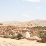 Circuit et Excursion Sahara 2 jours avec une nuitée sous tente : une aventure inoubliable avec SudTunisie.com Vous rêvez de dormir sous un ciel étoilé, au cœur du Sahara tunisien, avec le doux chant du vent dans les dunes et la chaleur d’un feu de camp ? Le circuit Sahara 2 jours et 1 nuit sous tente que nous proposons chez SudTunisie.com est une expérience hors du temps. Accessible à tous, ce court séjour est parfait pour ceux qui veulent goûter à la magie du désert sans sacrifier le confort ni le charme de l’aventure. 🌅 Une évasion de 2 jours au cœur du Sahara tunisien Un départ flexible depuis les principales villes de Tunisie Que vous soyez à Tunis, Hammamet, Sousse, Monastir, Sfax, Djerba, Gabès, Bizerte, Korba ou Kélibia, notre équipe vous prend en charge dès votre point de départ. Grâce à notre service de navette aéroport , vous pouvez rejoindre le Sud tunisien sans souci, en toute sécurité et avec confort. Les départs se font généralement tôt le matin, pour profiter au maximum de la lumière et des paysages changeants au fil du trajet. En quelques heures seulement, vous passerez des plaines verdoyantes du nord aux étendues dorées du désert — un contraste fascinant que seul le Sahara tunisien peut offrir. Le charme d’une aventure courte mais intense En deux jours, vous vivrez l’essentiel du Sahara : les dunes majestueuses, les oasis cachées, les villages berbères, et une nuit magique sous tente traditionnelle. C’est un concentré d’émotion et de dépaysement, parfait pour un week-end, une escapade en couple ou une parenthèse dans un voyage plus long. Nos circuits sont privés et personnalisés, ce qui signifie que vous choisissez votre rythme, vos activités et même le type d’hébergement (tente bédouine, lodge saharien ou campement de charme). 🗺️ Itinéraire détaillé de notre circuit Sahara 2 jours / 1 nuit sous tente Jour 1 – De votre ville au désert : entre oasis et aventure Départ tôt le matin depuis votre ville ou aéroport (Tunis, Sousse, Djerba, etc.) Trajet panoramique vers le Sud, avec pauses culturelles et café typique. Arrivée à Douz, porte du Sahara, pour une première immersion dans le monde des dunes. Déjeuner local : couscous, grillades et dattes fraîches. Balade à dos de dromadaire ou en 4x4 selon votre choix. Installation au campement dans le désert. Dîner autour du feu, ambiance musicale traditionnelle. Nuit sous la tente, sous un ciel constellé d’étoiles. 🛏️ Les tentes sont équipées pour votre confort : matelas, couvertures, sanitaires à proximité, et coin feu pour partager des moments conviviaux. Jour 2 – Lever de soleil et retour tout en douceur Réveil aux aurores pour admirer le lever du soleil sur les dunes. Petit déjeuner typiquement saharien (pain chaud, miel, lait, thé à la menthe). Départ pour Ksar Ghilane, célèbre oasis avec sa source d’eau chaude naturelle. Possibilité de baignade dans la source ou balade quad dans les dunes. Déjeuner dans une auberge saharienne. Visite de Ksar Hadada ou Matmata, villages troglodytes célèbres pour leurs maisons creusées dans la roche. Retour vers votre ville en fin d’après-midi. Ce circuit condensé en deux jours permet de vivre l’essence du Sahara : le silence, la lumière, la rencontre avec les nomades et la nature brute. 🏜️ Pourquoi choisir SudTunisie.com pour votre excursion Sahara ? Une expertise locale reconnue Nous sommes basés dans le Sud tunisien et travaillons main dans la main avec des guides, des chauffeurs et des hôtes du désert. Notre objectif : vous offrir une expérience authentique, humaine et sécurisée. Chaque détail du circuit est pensé pour maximiser le confort sans trahir l’esprit d’aventure. Une organisation clé en main De la navette aéroport au campement, tout est pris en charge : transport, hébergement, repas, activités et accompagnement. Vous n’avez qu’à profiter. Obtenez dès maintenant votre devis gratuit ici . Un rapport qualité-prix imbattable Nous proposons des formules flexibles et accessibles, avec possibilité de paiement en plusieurs fois. Les tarifs varient selon le type d’hébergement choisi et le nombre de participants. En couple, entre amis ou en famille, nos offres s’adaptent à tous les budgets. Des avis clients qui parlent d’eux-mêmes Nos voyageurs partagent leurs expériences sur TripAdvisor, où nous figurons parmi les agences les mieux notées de Tunisie. Découvrez leurs témoignages ici : 👉 Avis clients sur SudTunisie.com 🔥 La nuit sous tente : un moment magique à vivre absolument Dormir dans le désert, c’est bien plus qu’une nuit d’hôtel originale : c’est une immersion sensorielle et émotionnelle. Un silence absolu, un ciel infini Lorsque le soleil disparaît derrière les dunes, le ciel s’illumine de millions d’étoiles. Vous entendrez peut-être le vent, un cri lointain de renard du désert, ou simplement... rien du tout. Ce silence est un luxe rare aujourd’hui, une pause dans le bruit du monde moderne. Confort et authenticité Nos tentes sont montées dans des camps aménagés mais respectueux de la nature. Vous aurez un lit confortable, de l’eau potable, un éclairage discret et des sanitaires propres. Le dîner est cuisiné sur place : soupe traditionnelle, viande grillée, légumes, pain chaud et desserts berbères. Une veillée inoubliable Après le repas, nos guides sortent les tambours et les bendirs pour une soirée animée autour du feu. On chante, on danse, on échange. Les voyageurs de tous horizons partagent un moment simple et vrai. 🌴 Le Sahara tunisien : un décor grandiose et diversifié Le Sahara tunisien n’est pas qu’une mer de sable. Il abrite une diversité incroyable de paysages : dunes dorées, oasis verdoyantes, montagnes ocre, villages troglodytes et lacs salés comme le Chott El Jerid. Nos circuits 2 jours permettent de découvrir plusieurs facettes : Les grandes dunes de Douz, parfaites pour les photos. Les sources chaudes de Ksar Ghilane, idéales pour se détendre. Les villages berbères de Matmata, où le temps semble s’être arrêté. Les palmeraies de Tozeur et Nefta, véritables havres de fraîcheur. Vous pouvez aussi prolonger votre séjour par une randonnée dans le Sahara montagneux ou un circuit plus long dans le désert pour explorer des zones encore plus sauvages. 🍽️ Dégustez les saveurs du Sud tunisien La cuisine saharienne, simple mais pleine de caractère, fait partie intégrante du voyage. Au menu : Couscous au méchoui Tajine berbère aux légumes du désert Pain cuit dans le sable chaud Thé à la menthe et dattes fraîches Chaque repas est préparé avec amour, souvent par les habitants eux-mêmes, selon les traditions ancestrales. 💬 Conseils pratiques avant votre départ Quand partir ? Le Sahara est agréable d’octobre à avril, quand les températures sont douces. En été, la chaleur peut être intense. Le circuit de 2 jours est donc idéal pour les vacances d’hiver, de printemps ou de Pâques. Que prévoir ? Chaussures fermées et confortables Lunettes de soleil, crème solaire, chapeau Pull ou veste chaude pour la nuit Lampe frontale Appareil photo ou téléphone pour capturer les paysages Petite astuce de pro : Ne surchargez pas vos valises. Le désert aime la simplicité ! Emportez juste l’essentiel et laissez le reste à l’hôtel avant le départ. 📍 En résumé : un mini-circuit, une grande aventure En seulement deux jours, vous vivrez une immersion totale dans le Sahara tunisien, entre aventures, détente et émotions authentiques. C’est l’escapade parfaite pour une première expérience du désert, combinant confort, nature et culture. Réservez votre aventure dès maintenant Ne manquez pas cette occasion unique de vivre une nuit saharienne magique. Demandez dès aujourd’hui votre devis gratuit et personnalisé : 👉 https://sudtunisie.com/devis-voyage-desert-sud-tunisie-vacances-pas-cher-tunisie-sahara-tunisie/ Et pour plus d’idées, découvrez aussi : Nos excursions en Tunisie Nos articles de blog sur le Sahara Nos randonnées dans le Sud tunisien Une aventure saharienne que vous n’oublierez jamais Chez SudTunisie.com, nous croyons qu’un voyage dans le Sahara est plus qu’une simple excursion : c’est une rencontre avec soi-même et avec la nature. Venez respirer le calme, ressentir la grandeur du désert, et repartez le cœur rempli de souvenirs impérissables. 🌍 SudTunisie.com – Le Sud, c’est notre passion.