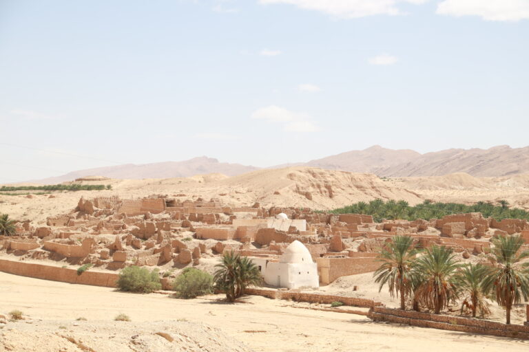 Circuit et Excursion Sahara 2 jours avec une nuitée sous tente : une aventure inoubliable avec SudTunisie.com Vous rêvez de dormir sous un ciel étoilé, au cœur du Sahara tunisien, avec le doux chant du vent dans les dunes et la chaleur d’un feu de camp ? Le circuit Sahara 2 jours et 1 nuit sous tente que nous proposons chez SudTunisie.com est une expérience hors du temps. Accessible à tous, ce court séjour est parfait pour ceux qui veulent goûter à la magie du désert sans sacrifier le confort ni le charme de l’aventure. 🌅 Une évasion de 2 jours au cœur du Sahara tunisien Un départ flexible depuis les principales villes de Tunisie Que vous soyez à Tunis, Hammamet, Sousse, Monastir, Sfax, Djerba, Gabès, Bizerte, Korba ou Kélibia, notre équipe vous prend en charge dès votre point de départ. Grâce à notre service de navette aéroport , vous pouvez rejoindre le Sud tunisien sans souci, en toute sécurité et avec confort. Les départs se font généralement tôt le matin, pour profiter au maximum de la lumière et des paysages changeants au fil du trajet. En quelques heures seulement, vous passerez des plaines verdoyantes du nord aux étendues dorées du désert — un contraste fascinant que seul le Sahara tunisien peut offrir. Le charme d’une aventure courte mais intense En deux jours, vous vivrez l’essentiel du Sahara : les dunes majestueuses, les oasis cachées, les villages berbères, et une nuit magique sous tente traditionnelle. C’est un concentré d’émotion et de dépaysement, parfait pour un week-end, une escapade en couple ou une parenthèse dans un voyage plus long. Nos circuits sont privés et personnalisés, ce qui signifie que vous choisissez votre rythme, vos activités et même le type d’hébergement (tente bédouine, lodge saharien ou campement de charme). 🗺️ Itinéraire détaillé de notre circuit Sahara 2 jours / 1 nuit sous tente Jour 1 – De votre ville au désert : entre oasis et aventure Départ tôt le matin depuis votre ville ou aéroport (Tunis, Sousse, Djerba, etc.) Trajet panoramique vers le Sud, avec pauses culturelles et café typique. Arrivée à Douz, porte du Sahara, pour une première immersion dans le monde des dunes. Déjeuner local : couscous, grillades et dattes fraîches. Balade à dos de dromadaire ou en 4x4 selon votre choix. Installation au campement dans le désert. Dîner autour du feu, ambiance musicale traditionnelle. Nuit sous la tente, sous un ciel constellé d’étoiles. 🛏️ Les tentes sont équipées pour votre confort : matelas, couvertures, sanitaires à proximité, et coin feu pour partager des moments conviviaux. Jour 2 – Lever de soleil et retour tout en douceur Réveil aux aurores pour admirer le lever du soleil sur les dunes. Petit déjeuner typiquement saharien (pain chaud, miel, lait, thé à la menthe). Départ pour Ksar Ghilane, célèbre oasis avec sa source d’eau chaude naturelle. Possibilité de baignade dans la source ou balade quad dans les dunes. Déjeuner dans une auberge saharienne. Visite de Ksar Hadada ou Matmata, villages troglodytes célèbres pour leurs maisons creusées dans la roche. Retour vers votre ville en fin d’après-midi. Ce circuit condensé en deux jours permet de vivre l’essence du Sahara : le silence, la lumière, la rencontre avec les nomades et la nature brute. 🏜️ Pourquoi choisir SudTunisie.com pour votre excursion Sahara ? Une expertise locale reconnue Nous sommes basés dans le Sud tunisien et travaillons main dans la main avec des guides, des chauffeurs et des hôtes du désert. Notre objectif : vous offrir une expérience authentique, humaine et sécurisée. Chaque détail du circuit est pensé pour maximiser le confort sans trahir l’esprit d’aventure. Une organisation clé en main De la navette aéroport au campement, tout est pris en charge : transport, hébergement, repas, activités et accompagnement. Vous n’avez qu’à profiter. Obtenez dès maintenant votre devis gratuit ici . Un rapport qualité-prix imbattable Nous proposons des formules flexibles et accessibles, avec possibilité de paiement en plusieurs fois. Les tarifs varient selon le type d’hébergement choisi et le nombre de participants. En couple, entre amis ou en famille, nos offres s’adaptent à tous les budgets. Des avis clients qui parlent d’eux-mêmes Nos voyageurs partagent leurs expériences sur TripAdvisor, où nous figurons parmi les agences les mieux notées de Tunisie. Découvrez leurs témoignages ici : 👉 Avis clients sur SudTunisie.com 🔥 La nuit sous tente : un moment magique à vivre absolument Dormir dans le désert, c’est bien plus qu’une nuit d’hôtel originale : c’est une immersion sensorielle et émotionnelle. Un silence absolu, un ciel infini Lorsque le soleil disparaît derrière les dunes, le ciel s’illumine de millions d’étoiles. Vous entendrez peut-être le vent, un cri lointain de renard du désert, ou simplement... rien du tout. Ce silence est un luxe rare aujourd’hui, une pause dans le bruit du monde moderne. Confort et authenticité Nos tentes sont montées dans des camps aménagés mais respectueux de la nature. Vous aurez un lit confortable, de l’eau potable, un éclairage discret et des sanitaires propres. Le dîner est cuisiné sur place : soupe traditionnelle, viande grillée, légumes, pain chaud et desserts berbères. Une veillée inoubliable Après le repas, nos guides sortent les tambours et les bendirs pour une soirée animée autour du feu. On chante, on danse, on échange. Les voyageurs de tous horizons partagent un moment simple et vrai. 🌴 Le Sahara tunisien : un décor grandiose et diversifié Le Sahara tunisien n’est pas qu’une mer de sable. Il abrite une diversité incroyable de paysages : dunes dorées, oasis verdoyantes, montagnes ocre, villages troglodytes et lacs salés comme le Chott El Jerid. Nos circuits 2 jours permettent de découvrir plusieurs facettes : Les grandes dunes de Douz, parfaites pour les photos. Les sources chaudes de Ksar Ghilane, idéales pour se détendre. Les villages berbères de Matmata, où le temps semble s’être arrêté. Les palmeraies de Tozeur et Nefta, véritables havres de fraîcheur. Vous pouvez aussi prolonger votre séjour par une randonnée dans le Sahara montagneux ou un circuit plus long dans le désert pour explorer des zones encore plus sauvages. 🍽️ Dégustez les saveurs du Sud tunisien La cuisine saharienne, simple mais pleine de caractère, fait partie intégrante du voyage. Au menu : Couscous au méchoui Tajine berbère aux légumes du désert Pain cuit dans le sable chaud Thé à la menthe et dattes fraîches Chaque repas est préparé avec amour, souvent par les habitants eux-mêmes, selon les traditions ancestrales. 💬 Conseils pratiques avant votre départ Quand partir ? Le Sahara est agréable d’octobre à avril, quand les températures sont douces. En été, la chaleur peut être intense. Le circuit de 2 jours est donc idéal pour les vacances d’hiver, de printemps ou de Pâques. Que prévoir ? Chaussures fermées et confortables Lunettes de soleil, crème solaire, chapeau Pull ou veste chaude pour la nuit Lampe frontale Appareil photo ou téléphone pour capturer les paysages Petite astuce de pro : Ne surchargez pas vos valises. Le désert aime la simplicité ! Emportez juste l’essentiel et laissez le reste à l’hôtel avant le départ. 📍 En résumé : un mini-circuit, une grande aventure En seulement deux jours, vous vivrez une immersion totale dans le Sahara tunisien, entre aventures, détente et émotions authentiques. C’est l’escapade parfaite pour une première expérience du désert, combinant confort, nature et culture. Réservez votre aventure dès maintenant Ne manquez pas cette occasion unique de vivre une nuit saharienne magique. Demandez dès aujourd’hui votre devis gratuit et personnalisé : 👉 https://sudtunisie.com/devis-voyage-desert-sud-tunisie-vacances-pas-cher-tunisie-sahara-tunisie/ Et pour plus d’idées, découvrez aussi : Nos excursions en Tunisie Nos articles de blog sur le Sahara Nos randonnées dans le Sud tunisien Une aventure saharienne que vous n’oublierez jamais Chez SudTunisie.com, nous croyons qu’un voyage dans le Sahara est plus qu’une simple excursion : c’est une rencontre avec soi-même et avec la nature. Venez respirer le calme, ressentir la grandeur du désert, et repartez le cœur rempli de souvenirs impérissables. 🌍 SudTunisie.com – Le Sud, c’est notre passion.