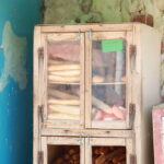 Envie d’un grand bol d’oxygène au cœur du Sahara, sans poser une semaine de congés ? Nous avons conçu un circuit privé “2 jours – 1 nuit sous tente” qui enchaîne les incontournables du désert tunisien avec une logistique huilée, des 4×4 confortables, une nuit en bivouac sous les étoiles et des repas sahariens qui sentent bon le feu de bois. Le tout, au rythme qui vous ressemble. Départ garanti depuis Tunis, Hammamet, Sousse, Monastir, Sfax, Djerba, Gabès, Bizerte, Kélibia ou Korba, avec transferts maîtrisés et horaires adaptés à votre agenda. Pour découvrir d’autres idées de parcours et variantes, parcourez nos circuits dans le désert en Tunisie : vous y trouverez de l’inspiration et des extensions si vous décidez de prolonger l’aventure. Pourquoi choisir un circuit privé “2 jours – 1 nuit” sous tente ? Le meilleur du désert… concentré En 48 heures, vous cochez les dunes, l’oasis, le coucher de soleil, la balade à dos de dromadaire, le ciel constellé, la cuisine nomade, et des rencontres authentiques. L’itinéraire est dense mais fluide : on évite les temps morts, on multiplie les vues “wow” et l’on garde ce sentiment d’évasion totale que seul le Sahara peut offrir. Flexibilité totale, confort maximal Votre guide et votre chauffeur adaptent les arrêts, la durée des marches, la cadence des visites. Vous voyagez à votre rythme : pauses photos à volonté, temps de contemplation, sieste au frais d’une palmeraie si besoin. Les véhicules sont révisés, climatisés et parfaitement équipés pour la piste. Logistique simple, sécurité de tous les instants Nous gérons les trajets, les accès, les autorisations quand nécessaire, les repas, l’installation du camp, et vous profitez. Une assistance 24/7 reste joignable pendant toute la durée du circuit. À l’issue, un transfert retour vous ramène sereinement à votre point de départ. Itinéraire type – 2 jours / 1 nuit sous tente L’itinéraire ci-dessous correspond à un départ vers Douz – Ksar Ghilane (axe Sud classique et spectaculaire). Selon votre ville de départ et la saison, nous proposons des variantes via Tozeur, Chebika, Tamerza, Mides ou vers Matmata – Tataouine – Chenini – Ksar Haddada. Tout est personnalisable à la demande. Jour 1 — Cap plein Sud, dunes et première nuit saharienne Départ matinal (horaire ajusté selon la ville : Tunis/Hammamet/Sousse/Monastir/Sfax/Djerba/Gabès/Bizerte/Kélibia/Korba). Possibilité d’organiser un accueil aéroport et un transfert rapide grâce à notre service de navette aéroport . Route vers Douz : traversée des paysages de steppe, premières palmeraies, arrêt café dans une oukala ou un relais routier local pour sentir l’ambiance du Sud. Déjeuner typique à Douz (selon vos préférences : couscous, tajine, grillades, salades méchouia, dattes de la région). Passage en mode désert : on regonfle/dé-gonfle les pneus si besoin, réglage des foulards, protection solaire, courte marche d’acclimatation dans les dunes blondes pour s’orienter et goûter le silence. Balade à dos de dromadaire (optionnelle) ou marche douce au coucher de soleil : les courbes de sable virent à l’orange puis au rose, c’est le moment d’immortaliser. Installation au campement : tentes berbères confortables, literie propre, coin feu, tapis. Dîner saharien : pain cuit dans le sable, ragoûts mijotés, thé à la menthe, dattes locales. Veillée sous un ciel incroyablement clair : repérage de la voie lactée, constellations, anecdotes du guide. Nuit bercée par le silence du désert. Jour 2 — Aube, source chaude & villages du désert Réveil tôt pour un lever de soleil sur les dunes (à ne rater sous aucun prétexte). Petit-déjeuner face aux ondulations dorées. Piste vers Ksar Ghilane : oasis mythique posée au pied du Grand Erg Oriental. Baignade dans la source chaude (selon la saison), détente, café au bord des palmiers. Option adrénaline : boucle en quad sur les dunes (encadrement professionnel, matériel récent) ou randonnée pédestre vers un petit fort romain surélevant l’horizon. Déjeuner au camp ou en auberge de charme. Retour progressif : arrêt photo sur une sebkha (lac salé asséché) ou dans une palmeraie pour un dernier thé et quelques achats d’artisanat (tissages, dagues, dattes, poteries). Transfert retour vers votre ville de départ. Envie d’un volet montagne & canyons ? Nous proposons une variante via Tozeur – Chebika – Tamerza – Mides afin de mixer cascades, gorges, villages suspendus et une nuit sous tente proche des ergs. Pour les randonneurs qui veulent allonger le plaisir, jetez un œil à nos randonnées en montagne dans le Sahara . Villes de départ & temps de route indicatifs Les temps ci-dessous sont indicatifs et varient selon le trafic, la météo et les pauses. Nous ajustons les horaires (départ la veille en soirée possible) pour préserver vos 2 jours pleins dans le désert. Ville de départ Trajet aller (≈) Notes Tunis 6h30–7h30 Départ très matinal ou la veille au soir pour arriver frais à Douz. Hammamet 6h–7h Possibilité de pick-up hôtel. Sousse / Monastir 5h–6h Regroupement possible entre voyageurs d’une même famille. Sfax 4h–4h30 Très bon ratio route/temps dans le désert. Gabès 2h–2h30 Idéal pour maximiser dunes & oasis. Djerba 3h–3h30 Pont de Zarzis ou bac selon l’option retenue. Bizerte 8h–8h30 Départ la veille recommandé pour confort. Kélibia / Korba 7h–7h30 Départ très matinal (ou veille au soir). Besoin d’un acheminement simple vers le point de départ ? Notre navette aéroport s’occupe de tout. Ce qui est inclus / non inclus Inclus Transport privé en 4×4 climatisé avec chauffeur/guide local francophone. 1 nuit sous tente (campement saharien équipé : literie, éclairage, coin feu). Pension complète du déjeuner J1 au déjeuner J2 (eaux et thés inclus pendant les repas). Balade dans les dunes (à pied) et moment d’observation du ciel. Assistance et coordination 24/7. Non inclus (sur demande) Balade à dos de dromadaire ou quad (tarifs selon saison). Boissons hors repas, pourboires et achats personnels. Assurance voyage personnelle. Option lodge premium ou tente privée premium (salle d’eau attenante, literie supérieure). Obtenez votre tarif exact selon la ville de départ, la saison et le niveau de confort souhaité en demandant votre devis gratuit ici : Devis voyage désert (gratuit) . Ambiances & saveurs : la magie simple du Sahara Cuisine au feu de bois Pain tabouna pétri à la main, tajines mijotés, légumes de saison, dattes fondantes, olives, miel et herbes du désert. Nous cuisinons simple et bon, en respectant vos préférences : végétarien, sans gluten, sans lactose… signalez-le à la réservation. Rencontres qui comptent Guides nés au Sud, familles de Douz, Matmata, Chenini, artisans de Ksar Ghilane : des échanges vrais qui donnent du sens à votre voyage. Vous repartirez avec des images, mais surtout des histoires à raconter. Conseils pratiques pour 2 jours – 1 nuit dans le désert Saison : fin automne → printemps (nuits fraîches ; prévoir une polaire), été possible mais départs très matinaux et siestes à l’ombre. Tenue : chaussures fermées, pantalon léger, manches longues anti-UV, chèche ou casquette, lunettes et crème solaire. Sac utile : petite lampe frontale, batterie externe, gourde, lingettes biodégradables, petite trousse perso. Respect : on ne laisse aucune trace ; photos des personnes avec accord ; achats locaux privilégiés. Santé : hydratez-vous régulièrement, surtout si vous marchez dans les dunes. Envie d’approfondir la préparation ou de varier vos expériences ? Consultez nos idées d’excursions en Tunisie et les retours de terrain sur le blog des excursions en Tunisie . Variantes “montagne & ksours” (selon envies et saison) Si vous préférez les canyons oasiens et les villages suspendus, cap sur Tozeur – Chebika – Tamerza – Mides : gorges verdoyantes, palmeraies en terrasses, vues panoramiques et lumière dorée sur les falaises calcaires. On peut y ajouter une nuit sous tente en bordure d’erg pour garder la magie des étoiles. Pour allonger un peu, inspirez-vous de nos randonnées montagne Sahara . FAQ – Tout ce qu’on nous demande souvent Est-ce faisable avec des enfants ? Oui, dès 4–5 ans si on respecte le rythme familial : siestes à l’ombre, temps de jeu dans le sable, marche courte plutôt que longue randonnée. Les chameaux fascinent les enfants ; on dose la durée de la balade. Faut-il une grande condition physique ? Non. Les marches sont adaptées. Si vous êtes randonneur, on peut pimenter ; si vous êtes contemplatif, on lève le pied. Et la sécurité ? Nos équipes locales connaissent parfaitement le terrain et la météo. Les itinéraires sont choisis en fonction des conditions et nous restons joignables en continu. Peut-on mixer désert + montagne en 2 jours ? Oui, mais mieux vaut choisir un axe majeur (Erg Oriental ou oasis de montagne) pour éviter d’user votre temps en voiture. Sinon, envisagez 1 jour de plus ou décidez de revenir pour une seconde escapade. Qu’en est-il des avis ? Nos voyageurs partagent des retours détaillés et chaleureux. Lisez-les ici : Avis clients (TripAdvisor) . Comment réserver votre 2J/1N sous tente (départs partout en Tunisie) Choisissez votre ville de départ : Tunis, Hammamet, Sousse, Monastir, Sfax, Djerba, Gabès, Bizerte, Kélibia, Korba. Indiquez la date (ou la fenêtre souhaitée) + le nombre de participants + vos envies (dromadaire, quad, marche douce, lever/ coucher de soleil, photo, gastronomie…). Recevez une proposition claire avec itinéraire précis, temps de route, options de confort (tente standard / premium / lodge), et prix détaillé. Validez, faites votre sac, on s’occupe du reste. 👉 Demandez votre devis gratuit ici . Et si l’envie de prolonger vous titille déjà, explorez nos autres circuits désert et excursions . Idées d’extensions si vous pouvez ajouter 24h à 48h Version “Erg + Oasis” : d’abord dunes et bivouac, puis source chaude + ksours (Chenini/Guermessa) + table troglodyte à Matmata. Version “Montagne + Erg” : Chebika – Tamerza – Mides le J1, erg et nuit sous tente le J2. Version “Randonnée Photo” : deux golden hours (matin/soir), atelier cadrage dans les dunes, séance nocturne sous la voie lactée. Pour fouiller d’autres pistes, notre page circuits désert Tunisie et le blog regorgent d’itinéraires, retours d’expérience, et conseils de saison. Notre différence : proximité, exigence, amour du désert Nous sommes ancrés dans le Sud, au contact des guides, artisans, hébergeurs avec lesquels nous travaillons toute l’année. Cette proximité nous permet de calibrer chaque départ au millimètre : météo, afflux, état des pistes, dynamique de votre groupe… Rien n’est laissé au hasard. Notre obsession ? Vous laisser un souvenir rare : l’impression d’avoir pris le temps — même en deux jours — de vraiment respirer le Sahara. Prêt pour 2 jours – 1 nuit sous tente ? Parlons-en. Réservez via le formulaire de devis (gratuit) : réponse rapide, programme et budget transparents. Arrivez l’esprit tranquille grâce à notre navette aéroport . Poursuivez l’exploration avec une randonnée montagne Sahara ou une excursion thématique . Inspirez-vous et tenez-vous au courant des bons plans sur le blog des excursions . Comparez et rassurez-vous en lisant les avis TripAdvisor . Deux jours suffisent pour changer d’air, retrouver un rythme simple, ouvrir grand les yeux… et l’appétit de revenir plus longtemps. On vous attend dans le désert.