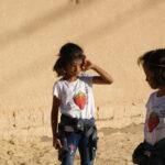 Plonger dans le Sahara tunisien, c’est bien plus qu’une simple escapade : c’est une expérience sensorielle totale. Les dunes qui ondulent comme une mer d’or, les oasis qui murmurent au vent, les villages troglodytes qui défient le temps… Nous concevons des circuits et excursions sur mesure pour vous faire découvrir le meilleur du désert, sans stress logistique, avec des guides passionnés, des itinéraires intelligemment rythmés et des moments “waouh” soigneusement mis en scène. En petit groupe, en privé, en famille ou entre amis : on s’occupe de tout, vous profitez. Envie de feuilleter nos propositions ? Parcourez nos circuits dans le désert et découvrez des idées adaptées à chaque saison et chaque niveau d’aventure. Pourquoi choisir un circuit Sahara en Tunisie ? Les 7 raisons qui font la différence 1) Une diversité de paysages époustouflante. En quelques heures, on passe du Chott El Jerid (un lac salé aux reflets rosés) aux palmeraies de Tozeur, des dunes blondes de Douz aux sources chaudes de Ksar Ghilane, des canyons de Tamerza aux plateaux lunaires d’Ong Jmel (décor de cinéma). 2) Un climat doux en hiver. L’automne et l’hiver sont parfaits pour une immersion confort, avec des températures idéales pour randonnée, balade en dromadaire ou 4×4. 3) Des distances raisonnables. Depuis Tozeur, Djerba ou Tunis, on accède vite aux spots iconiques du Sahara tunisien. 4) L’authenticité au rendez-vous. Bivouac sous les étoiles, thé à la menthe préparé au feu de bois, rencontre avec les artisans, repas traditionnels… On privilégie les rencontres vraies. 5) Un rapport qualité/prix imbattable. Hébergements de caractère, camps confort, logistique huilée : on maîtrise votre budget sans rogner sur l’émotion. 6) Une sécurité encadrée. Itinéraires validés, équipes locales, guides certifiés. 7) La souplesse totale. Vous aimez bouger ou rêver ? On ajuste le rythme, la durée et les activités pour coller à vos envies. Quand partir dans le Sahara tunisien ? La meilleure saison, circuit par circuit Octobre → avril : la période star. Ciel bleu, journées tempérées, nuits fraîches propices aux feux de camp. Idéal pour treks, bivouacs, circuits 4×4 et visites d’oasis. Mai → juin et septembre : parfait pour mini-circuits en bordure de désert, balades au lever/au coucher du soleil et expériences bien-être (hammam, spa, sources chaudes). Juillet → août : possible, mais en format tôt le matin / fin d’après-midi avec hébergements climatisés et sieste méridienne. Nous privilégions des excursions courtes et des campements équipés. Nos circuits Sahara Tunisie emblématiques (2 à 7 jours) 2 jours – Premiers pas dans les dunes (Douz & Chott El Jerid) Itinéraire type : Tozeur → Chott El Jerid → Douz → balade en dromadaire → dîner au camp → nuit sous tente confortable → lever de soleil sur les dunes → retour via les palmeraies. On aime : l’effet “première fois” quand les étoiles explosent au-dessus du camp, le silence du matin, la douceur du sable sous les pieds. À qui s’adresse-t-il ? Aux voyageurs pressés qui veulent l’essentiel du Sahara sans marathon. 3 jours – Dunes & oasis secrètes (Ksar Ghilane & Tamerza) Itinéraire type : Tozeur → Mides & Tamerza (randos faciles le long des gorges) → Ong Jmel (paysages cinématographiques) → Ksar Ghilane (bain dans la source chaude) → bivouac dans l’erg → retour. Expériences fortes : bain thermal en plein désert, coucher de soleil panoramique, thé nomade à la braise. Bonus : extension possible vers Matmata, ses maisons troglodytes et ses tables paysannes. 4 à 5 jours – Grand tour Sahara & villages troglodytes Itinéraire type : Tozeur → Chott → Douz → traversée 4×4 entre ergs → campement fixe ou mobile → Matmata (déjeuner chez l’habitant) → Chenini / Ksar Ouled Soltane (grenier fortifié) → Djerba ou retour Tozeur. Ce qui change tout : le rythme. On alterne journées dynamiques et temps contemplatifs, on multiplie les couchers de soleil et les ciels laiteux à l’aube. 6 à 7 jours – Immersion intégrale, du Grand Erg aux ksour berbères Itinéraire type : boucle Tozeur/Djerba avec 2 nuits en camp au cœur des dunes, randonnées courtes (2–4 h), journées 4×4 vers les ksour, visites d’oasis (Chebika, Tamerza, Midès) et Ong Jmel. Pour qui ? Les voyageurs qui veulent déconnecter vraiment, s’offrir deux nuits sahariennes et varier les ambiances : dunes, oasis, gorges, villages troglodytes. Pour plus d’idées et d’itinéraires, jetez un œil à nos circuits dans le désert – version détaillée . Excursions à la journée et micro-aventures proche du désert Pas besoin d’une semaine pour vibrer ! Voici des excursions concentrées et instagrammables : Chott El Jerid & Tozeur traditionnelle : tapis de sel, palmeraies, quartiers historiques, ateliers d’artisanat. Ong Jmel “Star Wars” & dunes de Nefta : spots ciné, panoramas hors du commun. Matmata troglodyte : cratères d’habitation, déjeuner terroir, petites randos. Ksar Ghilane : source chaude au milieu du désert, quad en option, sieste sous la khaïma. Envie de picorer d’autres idées ? Parcourez toutes nos excursions en Tunisie pour composer votre journée parfaite. Randonnée Sahara Tunisie : marcher léger, rêver grand Le désert est le royaume du pas lent. On y marche pour ressentir, pas pour performer. Nous créons des randonnées modulables (1 h à 5 h), adaptées aux familles, avec portage logistique, pauses à l’ombre et déjeuners nomades. Les itinéraires évitent les zones exposées aux vents et favorisent les dunes sculptées, les cordons de sable doux et les points d’eau. Découvrez nos formats et conseils pratiques : randonnée montagne & Sahara . Besoin d’inspiration terrain ? Nos récits et retours d’expérience sont compilés sur le blog des excursions en Tunisie . Logistique sans prise de tête : transferts, navettes, départs On sait que la magie du voyage commence quand tout est fluide. C’est pour cela qu’on propose : Navette aéroport personnalisée depuis Tozeur, Djerba ou Tunis : arrivée sereine, bagages gérés, sièges enfants sur demande. Détails et réservations ici : service de navette aéroport . Départs garantis / privés : selon saison et composition de votre groupe. Assistance 24/7 pendant votre circuit. Briefing sécurité et prêt de matériel (lampe frontale, couverture saharienne) selon itinéraire. Où dormir dans le désert tunisien ? Bivouacs, camps et maisons d’hôtes Nous sélectionnons des hébergements de caractère : Campements sahariens : tentes spacieuses, literie confortable, douches chaudes (selon camp), dîner sous les étoiles. Bivouac nomade : version aventure douce avec cuisine au feu de bois, millions d’étoiles en plafond. Maisons d’hôtes & troglodytes à Matmata : immersion culturelle, cuisine familiale. Hôtels d’oasis à Tozeur/Tamerza : piscine, spa, coucher de soleil flamboyant sur la palmeraie. Que voir absolument ? Les 10 lieux “signature” du Sahara tunisien Chott El Jerid – l’infini d’un lac salé, mirages au petit matin. Douz – porte du désert, dunes dorées à perte de vue. Ksar Ghilane – oasis avec source chaude en plein erg. Matmata – maisons troglodytes et culture berbère. Chenini & Ksar Ouled Soltane – ksour fortifiés dignes d’un décor de film. Tozeur – palmeraies, briques ocre et médina arty. Chebika, Tamerza, Midès – oasis de montagne, cascades et gorges. Ong Jmel & Mos Espa – paysages cinématographiques. Djerba – base parfaite pour combiner mer & désert. Nefta – corbeille d’oasis et mystique du désert. Combien de jours prévoir ? Nos recommandations claires 1 jour : mise en bouche (Chott + dunes + coucher de soleil). 2–3 jours : l’essentiel (une nuit saharienne + oasis). 4–5 jours : grand tour avec villages troglodytes. 6–7 jours : immersion “slow”, deux nuits en camp, randonnées + 4×4 + ksour. Pour un itinéraire millimétré, demandez un devis gratuit et rapide : formulaire de devis – Sahara Tunisie . Vous préférez un contact direct ? Utilisez ce lien de contact . Activités phares à intégrer à votre excursion Dromadaire au coucher du soleil : ambiance hors du temps, photos magiques. 4×4 au lever du jour : lumières rasantes, reliefs sculptés. Quad à Ksar Ghilane ou Douz : adrénaline raisonnée sur pistes sécurisées. Atelier cuisine & thé : secrets du pain de sable, recettes de couscous. Astronomie du désert : lecture du ciel, voie lactée à l’œil nu. Rencontre artisanale : tissage, poterie, briques oasiennes. Mini-randos : voir, sentir, écouter le silence. Pour les amoureux de la marche, cap sur notre page dédiée : randonnée montagne & Sahara . Ce qu’il faut emporter (en toute simplicité) Vêtements respirants + couches chaudes pour la nuit. Coupe-vent, chèche/chapeau, lunettes UV. Crème solaire, baume à lèvres, gel hydroalcoolique. Chaussures fermées + sandales (camp). Batterie externe, lampe frontale. Petite pharmacie (pansements, anti-moustiques selon saison). Sac en toile pour ramasser vos petits déchets : le désert se respecte. Sécurité, confort, respect : nos engagements Briefing sécurité systématique, trajets validés. Guides locaux formés, communication satellite sur les portions isolées. Eau en quantité, pauses à l’ombre, rythme adapté aux enfants et seniors. Zéro trace : tri, récupération, feux maîtrisés uniquement quand autorisés. Partenariats responsables avec familles et artisans. Avis & témoignages : la parole aux voyageurs Rien ne remplace le retour de celles et ceux qui ont vécu l’aventure. Lisez, comparez, projetez-vous : Nos retours publics sur Tripadvisor – Sud Tunisie (Tozeur) . Nos récits de sorties et conseils sur le blog des excursions en Tunisie . Prix & réservation : comment optimiser votre budget désert Le coût d’un circuit Sahara en Tunisie dépend de : la durée, la taille du groupe, le niveau d’hébergement (campement standard, camp premium, bivouac privé), les activités (quad, dromadaire, rando), les transferts (Tozeur, Djerba, Tunis) et la saison. Notre priorité : zéro mauvaise surprise. Nous détaillons : ce qui est inclus, ce qui ne l’est pas, les options et les ajustements possibles pour tenir votre enveloppe. → Obtenez un chiffrage précis en 24 h : devis gratuit – désert & Sahara . Combiner mer, culture et désert : idées d’extensions Djerba : street-art de Djerbahood, plages douces, cuisine de la mer. Matmata & Chenini : architecture troglodyte et ksour. Oasis de montagne : Chebika, Tamerza, Midès (randos, cascades). Tozeur & Nefta : musées, fermes de dattes, coucher de soleil sur la palmeraie. Pour un mix ultra-compact, piochez dans nos excursions en Tunisie et nos circuits désert . FAQ – Circuit & Excursion Sahara Tunisie Combien de temps pour “ressentir” le désert ? Dès 2 jours, avec une nuit en camp, on ressent l’essence du Sahara. 3 à 5 jours permettent d’ajouter oasis et villages. 6 à 7 jours : immersion totale. Faut-il une condition physique particulière ? Pas nécessairement. Nous adaptons les durées de marche et l’allure. Les familles sont bienvenues ; la sécurité et le confort priment. Est-ce adapté aux enfants ? Oui, avec des temps calmes, de courtes balades et des campements confortables. Les soirées autour du feu plaisent à tout le monde. Quel est l’équipement inclus ? Selon la formule : tente équipée, literie, repas, eau, transferts internes, guides. Les options (quad, cheval, dromadaire long format) sont à la carte. Peut-on arriver le matin et partir le lendemain ? Bien sûr ! Nous organisons les navettes aéroport et optimisons le programme pour maximiser les golden hours : infos navette . Que faire si on veut surtout marcher ? Optez pour un trek progressif avec portage logistique et étapes de 2 à 5 h. Inspirations ici : randonnée montagne & Sahara . Comment réserver au meilleur prix ? Le mieux est de nous parler de vos dates et envies. On propose la bonne durée, les bons campements et les bonnes options sans vous surcharger. Démarrez ici : devis gratuit . Peut-on laisser un avis après le voyage ? Avec plaisir ! Votre retour sur Tripadvisor aide d’autres voyageurs et nous permet d’affiner nos itinéraires. Comment on construit “votre” désert : méthode en 4 étapes 1. Écoute & cadrage. Vos dates, votre budget, vos envies (dunes, oasis, troglodytes, sport ou slow). 2. Proposition claire. Itinéraire jour par jour, hébergements et options. 3. Réglages fins. On ajuste le rythme, on cale les golden hours, on personnalise les attentions (anniversaire, voyage de noces, surprise pour les enfants). 4. Suivi & sérénité. Avant, pendant, après : une seule équipe, des réponses rapides, zéro stress. Prêt à vivre le Sahara qui vous ressemble ? Dites-nous tout via le formulaire de contact/devis et explorez nos circuits désert pour vous inspirer. Ressources pour aller plus loin Idées d’itinéraires : circuits dans le désert Transferts aéroport : navette aéroport Inspirations nature : randonnée montagne & Sahara Idées d’excursions** partout en Tunisie** : excursion en Tunisie Récits & guides pratiques : blog des excursions – Tunisie Devis gratuit & rapide : demande de devis En deux mots : le Sahara, mais version “vous” Le désert tunisien offre une palette d’émotions unique : dunes dorées, oasis rafraîchissantes, nuits constellées et rencontres chaleureuses. Notre rôle : faire tenir tout cela dans un voyage fluide, sécurisé, personnalisé et mémorable. Qu’il s’agisse d’une première immersion de 2 jours, d’un grand tour d’une semaine ou d’une excursion coup de cœur, nous créons l’itinéraire qui vous ressemble, avec les bonnes lumières, le bon tempo et les attentions qui comptent. On part quand ? 🌙✨ → Demandez votre devis gratuit et commencez à imaginer votre Sahara.