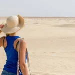 Plongeons ensemble dans une aventure authentique au cœur du sud tunisien, un territoire où le désert, l’oasis, l’histoire et l’hospitalité se donnent la main. Si vous cherchez un circuit mêlant découverte, nature, culture et moments forts, vous êtes au bon endroit. Nous vous emmenons pas à pas dans une exploration riche et détaillée — pour que vous puissiez vivre une expérience mémorable loin des sentiers battus. Au-départ : pourquoi choisir le Sud ? Le sud de la Tunisie n’est pas seulement une destination — c’est un voyage sensoriel. Imaginez : le silence du désert, les dunes qui s’étendent à perte de vue, des palmeraies ombragées, des ksour traditionnels, des formes rocheuses sculptées par le temps… Le contraste avec les zones côtières est saisissant. On y ressent aussi la simplicité d’un mode de vie différent. Les habitants vous accueillent avec chaleur, les traditions sont préservées, et le cadre naturel offre un spectacle à lui seul. C’est cette richesse que nous vous proposons d’explorer, avec un itinéraire complet, des conseils pratiques et des idées d’excursions pour tirer le meilleur de votre séjour. Et pour organiser votre voyage sereinement, n’hésitez pas à visiter notre page « devis gratuit » pour un devis personnalisé : https://sudtunisie.com/devis-voyage-desert-sud-tunisie-vacances-pas-cher-tunisie-sahara-tunisie/. 1. Itinéraire proposé : circuit 8 jours départ de Monastir Voici un exemple d’itinéraire pour un séjour de 8 jours, qui combine nature, culture, aventure et détente — en partant de la ville balnéaire de Monastir, à travers des sites iconiques du sud tunisien, pour revenir enrichis par l’expérience. Jour 1 : Monastir → Djerba Matinée libre à Monastir pour flâner, profiter de la mer et prendre vos marques. Route vers Djerba, installation à l’hôtel, dîner traditionnel. Premières impressions : l’île, ses palmiers, la mer, et un avant-goût de ce qui vous attend. Jour 2 : Djerba → Tatouine → Douz (nuit sous tente) Départ tôt vers Tatouine, visite de ses paysages désertiques. Arrivée à Douz, installation dans un campement traditionnel dans le désert : nuit sous tente, dîner autour du feu, ambiance saharienne. Jour 3 : Douz (désert) → Matmata → Tozeur Transfert vers Matmata, ses maisons troglodytes, un décor unique. L’après-midi arrivée à Tozeur, balade dans la palmeraie, découverte de la ville historique. Jour 4 : Tozeur → Chebika → Tamerza Journée nature : visite des mille et une oasis de montagne, canyons, cascades et vues grandioses. Promenade à Chebika et Tamerza pour se ressourcer hors du temps. Jour 5 : Tozeur → Chott El Jerid → … Lever tôt pour traverser le fameux lac de sel, profiter de la lumière, des mirages et d’un spectacle unique. Retour en douceur, temps libre pour se reposer ou explorer. Jour 6 : Tozeur → excursion 4×4 ou randonnée montagne Pour les amateurs d’aventure : une excursion en 4×4 ou une randonnée dans les montagnes et plateaux environnants. Informations & réservations possibles via https://sudtunisie.com/voyage/randonnee-montagne-sahara/. Jour 7 : Temps libre ou excursion au choix Journée à votre rythme : plage, palmeraie, visite de marché, farniente ou encore une navette aéroport si départ prévu : https://sudtunisie.com/services-navette-aeroport/. Jour 8 : Retour à Monastir / départ Matinée libre pour profiter une dernière fois du sud tunisien. Transfert vers Monastir, souvenirs plein la tête ! Pour plus de détails sur ce type de circuit « dessert/sud », vous pouvez consulter https://sudtunisie.com/voyage/circuits-desert/. 2. Les incontournables à ne pas manquer Le désert et les mirages du Chott El Jerid Quand on pense au sud tunisien, on pense souvent à ce lac de sel gigantesque, qui offre des reflets spectaculaires au lever et coucher du soleil. Le passage y est incontournable. Les oasis de montagne : Chebika, Tamerza, Mides Ces lieux luxuriants contrastent avec l’aridité du désert. Un vrai havre de paix où la nature semble s’être arrêtée. L’air y est plus frais, l’eau y coule encore, et la balade y est magnifique. Les maisons troglodytes de Matmata Des habitations creusées à flanc de colline, une architecture unique. Une immersion dans la tradition tunisienne que l’on ne retrouve nulle part ailleurs. La ville de Tozeur et sa palmeraie Tozeur est le cœur de cette région. Pittoresque, accueillante, elle permet de combiner culture, nature et vie locale. Une halte à ne pas négliger. Excursions à l’aventure Randonnée, 4×4 dans le désert, nuit sous tente… Pour ceux qui aiment sortir des sentiers, cette zone est faite pour ça. Pour plus d’options, suivez https://sudtunisie.com/voyage/excursion-en-tunisie/. 3. Conseils pratiques pour un circuit serein Meilleur moment : Le printemps et l’automne offrent des températures douces. En été, le désert chauffe fort ; en hiver, les nuits peuvent être fraîches. Habillez-vous en couches : Le désert « pète les degrés » le jour et rafraîchit la nuit. Une veste légère ne sera pas de trop. Transport & hébergement : Les routes sont souvent bonnes, mais prévoir des trajets plus longs dans le désert. Pour un confort optimal, alternez hôtel et campement. Nuit sous tente : Une expérience magique, mais pensez à emporter une lampe frontale ou une lampe pratique, et adaptez vos affaires à l’environnement désertique. Photographie : Le lever et coucher de soleil offrent une lumière incroyable ! Préparez-vous pour cela. Respect de l’environnement et de la culture : Le sud tunisien est encore authentique ; petits gestes font grandes différences. Réservation & devis : Pour une organisation fluide, utilisez https://sudtunisie.com/devis-voyage-desert-sud-tunisie-vacances-pas-cher-tunisie-sahara-tunisie/ pour obtenir un plan sur mesure. 4. Pourquoi nous choisir pour votre circuit au sud tunisien ? Nous ne proposons pas simplement une excursion, mais une aventure sur-mesure. Voici les raisons : Itinéraire complet et authentique que nous avons conçu pour couvrir les merveilles du sud tunisien tout en évitant les grands flux. Liens utiles & services intégrés : shuttles aéroport (https://sudtunisie.com/services-navette-aeroport/), randonnées montagne (https://sudtunisie.com/voyage/randonnee-montagne-sahara/), excursions variées (https://sudtunisie.com/voyage/excursion-en-tunisie/). Flexibilité & personnalisation : vous pouvez adapter la durée, les activités, le niveau de confort selon vos envies. Accès direct à nos circuits désert via https://sudtunisie.com/voyage/circuits-desert/. Blog & inspiration : Pour vous préparer, vous motiv­er et rêver grâce à https://sudtunisie.com/voyage/blog-excursions-tunisie/. Transparence et devis gratuit : aucun engagement, vous recevez une proposition claire. 5. Questions fréquentes & réponses utiles Quel budget prévoir ? Tout dépend du niveau de confort, de la durée et des activités. Les circuits « tout compris » sont proposés au sud tunisien pour quelques centaines de dinars, tandis que les séjours haut de gamme atteignent davantage. Le plus important : demandez un devis précis. Est-ce accessible à tous les publics ? Oui. Vous trouverez des formules « douces » avec peu de déplacement, et des formules plus sportives avec randonnée, 4×4 et nuits sous tente. Nous vous conseillons de choisir selon votre rythme et vos envies. Quelle est la durée idéale pour en profiter ? Trois à quatre jours permettent de goûter l’essentiel. Mais pour vraiment s’immerger, 7 à 8 jours sont parfaits. Faut-il un guide local ? Oui, fortement recommandé. Un guide vous ouvrira les portes de lieux plus secrets et vous fera découvrir les histoires qui se cachent derrière les paysages. Et les liens utiles ? Pour un devis gratuit : https://sudtunisie.com/devis-voyage-desert-sud-tunisie-vacances-pas-cher-tunisie-sahara-tunisie/. Pour les services navette aéroport : https://sudtunisie.com/services-navette-aeroport/. Pour les randonnées montagne désert : https://sudtunisie.com/voyage/randonnee-montagne-sahara/. Pour les circuits désert complets : https://sudtunisie.com/voyage/circuits-desert/. Pour les excursions ponctuelles : https://sudtunisie.com/voyage/excursion-en-tunisie/. Pour le blog inspiration : https://sudtunisie.com/voyage/blog-excursions-tunisie/. Conclusion : préparez-vous à l’évasion Le sud tunisien est un joyau à explorer. En choisissant un circuit bien pensé, vous êtes assuré de vivre des moments forts : dunes, palmeraies, déserts de sel, ambiance saharienne, accueil chaleureux. Grâce à notre itinéraire, nos conseils et nos services intégrés, vous serez prêt pour cette belle aventure. N’attendez plus pour planifier votre voyage. Le désert vous appelle…