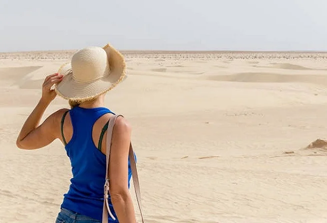 Plongeons ensemble dans une aventure authentique au cœur du sud tunisien, un territoire où le désert, l’oasis, l’histoire et l’hospitalité se donnent la main. Si vous cherchez un circuit mêlant découverte, nature, culture et moments forts, vous êtes au bon endroit. Nous vous emmenons pas à pas dans une exploration riche et détaillée — pour que vous puissiez vivre une expérience mémorable loin des sentiers battus. Au-départ : pourquoi choisir le Sud ? Le sud de la Tunisie n’est pas seulement une destination — c’est un voyage sensoriel. Imaginez : le silence du désert, les dunes qui s’étendent à perte de vue, des palmeraies ombragées, des ksour traditionnels, des formes rocheuses sculptées par le temps… Le contraste avec les zones côtières est saisissant. On y ressent aussi la simplicité d’un mode de vie différent. Les habitants vous accueillent avec chaleur, les traditions sont préservées, et le cadre naturel offre un spectacle à lui seul. C’est cette richesse que nous vous proposons d’explorer, avec un itinéraire complet, des conseils pratiques et des idées d’excursions pour tirer le meilleur de votre séjour. Et pour organiser votre voyage sereinement, n’hésitez pas à visiter notre page « devis gratuit » pour un devis personnalisé : https://sudtunisie.com/devis-voyage-desert-sud-tunisie-vacances-pas-cher-tunisie-sahara-tunisie/. 1. Itinéraire proposé : circuit 8 jours départ de Monastir Voici un exemple d’itinéraire pour un séjour de 8 jours, qui combine nature, culture, aventure et détente — en partant de la ville balnéaire de Monastir, à travers des sites iconiques du sud tunisien, pour revenir enrichis par l’expérience. Jour 1 : Monastir → Djerba Matinée libre à Monastir pour flâner, profiter de la mer et prendre vos marques. Route vers Djerba, installation à l’hôtel, dîner traditionnel. Premières impressions : l’île, ses palmiers, la mer, et un avant-goût de ce qui vous attend. Jour 2 : Djerba → Tatouine → Douz (nuit sous tente) Départ tôt vers Tatouine, visite de ses paysages désertiques. Arrivée à Douz, installation dans un campement traditionnel dans le désert : nuit sous tente, dîner autour du feu, ambiance saharienne. Jour 3 : Douz (désert) → Matmata → Tozeur Transfert vers Matmata, ses maisons troglodytes, un décor unique. L’après-midi arrivée à Tozeur, balade dans la palmeraie, découverte de la ville historique. Jour 4 : Tozeur → Chebika → Tamerza Journée nature : visite des mille et une oasis de montagne, canyons, cascades et vues grandioses. Promenade à Chebika et Tamerza pour se ressourcer hors du temps. Jour 5 : Tozeur → Chott El Jerid → … Lever tôt pour traverser le fameux lac de sel, profiter de la lumière, des mirages et d’un spectacle unique. Retour en douceur, temps libre pour se reposer ou explorer. Jour 6 : Tozeur → excursion 4×4 ou randonnée montagne Pour les amateurs d’aventure : une excursion en 4×4 ou une randonnée dans les montagnes et plateaux environnants. Informations & réservations possibles via https://sudtunisie.com/voyage/randonnee-montagne-sahara/. Jour 7 : Temps libre ou excursion au choix Journée à votre rythme : plage, palmeraie, visite de marché, farniente ou encore une navette aéroport si départ prévu : https://sudtunisie.com/services-navette-aeroport/. Jour 8 : Retour à Monastir / départ Matinée libre pour profiter une dernière fois du sud tunisien. Transfert vers Monastir, souvenirs plein la tête ! Pour plus de détails sur ce type de circuit « dessert/sud », vous pouvez consulter https://sudtunisie.com/voyage/circuits-desert/. 2. Les incontournables à ne pas manquer Le désert et les mirages du Chott El Jerid Quand on pense au sud tunisien, on pense souvent à ce lac de sel gigantesque, qui offre des reflets spectaculaires au lever et coucher du soleil. Le passage y est incontournable. Les oasis de montagne : Chebika, Tamerza, Mides Ces lieux luxuriants contrastent avec l’aridité du désert. Un vrai havre de paix où la nature semble s’être arrêtée. L’air y est plus frais, l’eau y coule encore, et la balade y est magnifique. Les maisons troglodytes de Matmata Des habitations creusées à flanc de colline, une architecture unique. Une immersion dans la tradition tunisienne que l’on ne retrouve nulle part ailleurs. La ville de Tozeur et sa palmeraie Tozeur est le cœur de cette région. Pittoresque, accueillante, elle permet de combiner culture, nature et vie locale. Une halte à ne pas négliger. Excursions à l’aventure Randonnée, 4×4 dans le désert, nuit sous tente… Pour ceux qui aiment sortir des sentiers, cette zone est faite pour ça. Pour plus d’options, suivez https://sudtunisie.com/voyage/excursion-en-tunisie/. 3. Conseils pratiques pour un circuit serein Meilleur moment : Le printemps et l’automne offrent des températures douces. En été, le désert chauffe fort ; en hiver, les nuits peuvent être fraîches. Habillez-vous en couches : Le désert « pète les degrés » le jour et rafraîchit la nuit. Une veste légère ne sera pas de trop. Transport & hébergement : Les routes sont souvent bonnes, mais prévoir des trajets plus longs dans le désert. Pour un confort optimal, alternez hôtel et campement. Nuit sous tente : Une expérience magique, mais pensez à emporter une lampe frontale ou une lampe pratique, et adaptez vos affaires à l’environnement désertique. Photographie : Le lever et coucher de soleil offrent une lumière incroyable ! Préparez-vous pour cela. Respect de l’environnement et de la culture : Le sud tunisien est encore authentique ; petits gestes font grandes différences. Réservation & devis : Pour une organisation fluide, utilisez https://sudtunisie.com/devis-voyage-desert-sud-tunisie-vacances-pas-cher-tunisie-sahara-tunisie/ pour obtenir un plan sur mesure. 4. Pourquoi nous choisir pour votre circuit au sud tunisien ? Nous ne proposons pas simplement une excursion, mais une aventure sur-mesure. Voici les raisons : Itinéraire complet et authentique que nous avons conçu pour couvrir les merveilles du sud tunisien tout en évitant les grands flux. Liens utiles & services intégrés : shuttles aéroport (https://sudtunisie.com/services-navette-aeroport/), randonnées montagne (https://sudtunisie.com/voyage/randonnee-montagne-sahara/), excursions variées (https://sudtunisie.com/voyage/excursion-en-tunisie/). Flexibilité & personnalisation : vous pouvez adapter la durée, les activités, le niveau de confort selon vos envies. Accès direct à nos circuits désert via https://sudtunisie.com/voyage/circuits-desert/. Blog & inspiration : Pour vous préparer, vous motiv­er et rêver grâce à https://sudtunisie.com/voyage/blog-excursions-tunisie/. Transparence et devis gratuit : aucun engagement, vous recevez une proposition claire. 5. Questions fréquentes & réponses utiles Quel budget prévoir ? Tout dépend du niveau de confort, de la durée et des activités. Les circuits « tout compris » sont proposés au sud tunisien pour quelques centaines de dinars, tandis que les séjours haut de gamme atteignent davantage. Le plus important : demandez un devis précis. Est-ce accessible à tous les publics ? Oui. Vous trouverez des formules « douces » avec peu de déplacement, et des formules plus sportives avec randonnée, 4×4 et nuits sous tente. Nous vous conseillons de choisir selon votre rythme et vos envies. Quelle est la durée idéale pour en profiter ? Trois à quatre jours permettent de goûter l’essentiel. Mais pour vraiment s’immerger, 7 à 8 jours sont parfaits. Faut-il un guide local ? Oui, fortement recommandé. Un guide vous ouvrira les portes de lieux plus secrets et vous fera découvrir les histoires qui se cachent derrière les paysages. Et les liens utiles ? Pour un devis gratuit : https://sudtunisie.com/devis-voyage-desert-sud-tunisie-vacances-pas-cher-tunisie-sahara-tunisie/. Pour les services navette aéroport : https://sudtunisie.com/services-navette-aeroport/. Pour les randonnées montagne désert : https://sudtunisie.com/voyage/randonnee-montagne-sahara/. Pour les circuits désert complets : https://sudtunisie.com/voyage/circuits-desert/. Pour les excursions ponctuelles : https://sudtunisie.com/voyage/excursion-en-tunisie/. Pour le blog inspiration : https://sudtunisie.com/voyage/blog-excursions-tunisie/. Conclusion : préparez-vous à l’évasion Le sud tunisien est un joyau à explorer. En choisissant un circuit bien pensé, vous êtes assuré de vivre des moments forts : dunes, palmeraies, déserts de sel, ambiance saharienne, accueil chaleureux. Grâce à notre itinéraire, nos conseils et nos services intégrés, vous serez prêt pour cette belle aventure. N’attendez plus pour planifier votre voyage. Le désert vous appelle…