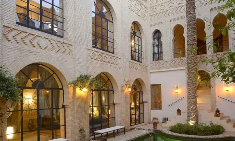 Si vous rêvez d’un dépaysement total, de dunes dorées à perte de vue, d’oasis cachées au creux des montagnes et de nuits étoilées au milieu du désert, le Sud tunisien est une destination incontournable. Chez Sud Tunisie, nous organisons des circuits personnalisés, des excursions immersives et des voyages sur mesure, avec départ depuis l’adresse de votre choix en Tunisie. En famille, en couple ou entre amis, que vous ayez 2 jours ou plus, nous transformons chaque séjour en expérience authentique. Découvrez tous nos circuits dans le désert , ou demandez un devis gratuit et personnalisé pour commencer l’aventure. Des circuits personnalisés de 2 jours / 1 nuit ou plus selon vos envies Le cœur de notre promesse ? Vous proposer un voyage sur-mesure, que vous soyez à Tunis, Sfax, Djerba, Gabès, Tozeur, Douz, ou n’importe où en Tunisie. Nos chauffeurs viennent vous chercher là où vous êtes pour débuter un circuit pensé rien que pour vous. 🗓 Exemple de circuit 2 jours / 1 nuit – Ksar Ghilane & désert saharien Jour 1 : Départ (depuis votre adresse) – Douz – Ksar Ghilane Départ le matin, arrêt au Chott el-Jérid, le plus grand lac salé du pays. Route vers Douz, la « porte du désert », puis piste jusqu’à Ksar Ghilane, oasis en plein Sahara. Baignade dans la source chaude, visite du fort romain à dos de dromadaire, bivouac sous tente avec dîner traditionnel au feu de bois. Jour 2 : Désert – Matmata – Retour Petit-déjeuner nomade, traversée des dunes, arrêt à Matmata pour visiter les maisons troglodytiques. Déjeuner chez l’habitant. Retour à votre ville d’origine dans la soirée. Ce type de circuit est personnalisable en 3, 4, 5, 7 ou 8 jours. Laissez libre cours à vos envies : excursions en 4×4, randonnées dans les montagnes, bivouacs confort, camps de luxe, visites culturelles, balades chamelières, etc. Demandez un devis gratuit ici , nous vous envoyons une proposition adaptée en moins de 24h. Les excursions à ne pas manquer dans le Sud tunisien Vous manquez de temps pour un long circuit ? Pas de souci, nous proposons aussi des excursions à la journée , idéales pour découvrir le Sud en quelques heures seulement. 🌴 Chebika – Tamerza – Mides : les oasis de montagne Départ matinal depuis Tozeur ou Nefta. Visite de Chebika, ancienne garnison romaine accrochée à la montagne. Promenade jusqu’à la source naturelle. Puis direction Tamerza, sa cascade et son canyon. Fin de journée à Mides, village suspendu au-dessus d’un cirque rocheux. Une immersion entre eau, roche et palmiers. 🏜️ Ong Jmel & les décors de Star Wars Depuis Tozeur, partez vers les dunes du Grand Erg Oriental pour atteindre Ong Jmel. Ce site emblématique a servi de décor à Star Wars. Balade en 4×4, photos spectaculaires, ambiance cinéma garantie ! 🐪 Douz & balade à dos de dromadaire Rendez-vous à Douz pour une balade chamelière au coucher du soleil. Parcourez les dunes en douceur, puis terminez par un dîner typique au cœur d’un campement saharien. Magique et accessible à tous. Plus d’idées dans notre blog des excursions en Tunisie ! Randonnées dans le Sahara et les montagnes du Sud Vous êtes amateur de marche et de nature sauvage ? Nos randonnées entre montagnes et désert sont faites pour vous. 🌄 Randonnée entre dunes et crêtes – 3 à 6 heures Au départ de Zammour, Tamezret, ou Chenini, nous organisons des circuits pédestres adaptés à tous les niveaux. Vue panoramique sur le désert, traversée de villages berbères, découverte de la flore saharienne, pause déjeuner dans un khaloua (abri traditionnel). ⛺ Nuit en bivouac Rien ne vaut une nuit à la belle étoile, dans un bivouac saharien, avec dîner au feu de bois, musique locale, et galette cuite sous le sable. Le confort est au rendez-vous, et l’ambiance est simplement magique. Service navette & prise en charge depuis toutes les villes de Tunisie Que vous atterrissiez à Tunis, Djerba, Tozeur, Monastir ou Sfax, notre service de navette aéroport vient vous chercher à l’heure convenue, et vous emmène directement à votre point de départ de circuit. Nos chauffeurs sont professionnels, expérimentés et accueillants. Vous êtes entre de bonnes mains dès la première minute de votre séjour. Nos circuits recommandés par les voyageurs Nos circuits sont notés 5/5 par nos voyageurs sur TripAdvisor. Vous pouvez consulter leurs avis ici : 👉 Sud Tunisie – Avis TripAdvisor Extrait d’avis : “Un voyage inoubliable ! Le désert, les oasis, les rencontres, tout était parfait. Merci à toute l’équipe de Sud Tunisie pour l’organisation impeccable et l’attention portée à chaque détail.” — Sophie, mars 2025 Vous aussi, laissez votre empreinte dans le sable du Sahara et partagez un moment inoubliable avec nous ! Nos engagements pour un voyage responsable et mémorable ✔️ Circuits privés et personnalisés ✔️ Départ de votre adresse en Tunisie, pas de regroupement ✔️ Cuisine locale & artisanat valorisé ✔️ Respect de l’environnement & des traditions locales ✔️ Assistance 24/7 durant votre séjour ✔️ Possibilité de voyage en famille avec enfants Organisez votre aventure dès aujourd’hui Ne perdez plus de temps à comparer, contactez-nous dès maintenant via notre formulaire en ligne pour recevoir une offre sur mesure sans engagement. 👉 Demandez votre devis gratuit 📞 Ou par téléphone si vous êtes déjà en Tunisie (numéro visible sur notre site) 📍 Découvrez tous nos circuits dans le désert 📍 Et toutes nos excursions en Tunisie Sud Tunisie, c’est plus qu’un simple tour-opérateur. C’est une passerelle entre vous et les secrets du Sahara, entre l’authenticité des traditions et le confort moderne. Qu’il s’agisse d’un circuit 2 jours / 1 nuit, d’une semaine d’aventure ou d’un week-end surprise, nous adaptons tout à votre rythme, depuis l’endroit exact où vous vous trouvez. Laissez-vous guider par notre passion. Le désert n’attend plus que vous.