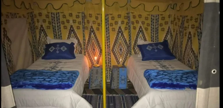 Le Sud tunisien concentre tout ce qui fait vibrer les voyageurs : dunes dorées, oasis suspendues, villages troglodytiques, ksour millénaires et hospitalité chaleureuse. Nous concevons des circuits personnalisés – de 2 jours/1 nuit à plus d’une semaine – avec prise en charge depuis l’adresse de votre choix en Tunisie (Tunis, Hammamet, Sousse, Monastir, Sfax, Djerba, Tozeur, etc.). Que vous rêviez d’un bivouac sous les étoiles, d’une randonnée en montagne ou d’une excursion à la journée, nos itinéraires s’adaptent à votre rythme. Pour une vue d’ensemble, explorez nos circuits dans le désert . Circuits désert sur mesure : du week-end d’aventure aux grandes traversées sahariennes Nous bâtissons chaque voyage au Sud tunisien autour de vos envies : observation des étoiles, photographie, culture et patrimoine, découverte culinaire, expérience familiale ou challenge sportif doux. L’ossature reste simple : transferts fluides, hébergements de caractère, guides locaux francophones, 4×4 agréés et pauses gourmandes. Voici trois formats plébiscités. Circuit express 2 jours/1 nuit : portes du Sahara & première nuit dans les dunes Jour 1 : Départ depuis votre adresse (Tunis, Sousse, Monastir, Sfax ou Djerba/Tozeur). Cap sur Douz, la “porte du désert”. Traversée des premières dunes blondes en 4×4, arrêt photo et initiation à la lecture du relief. Installation du bivouac : tentes sahariennes, dîner traditionnel, ciel constellé et silence du désert. Jour 2 : Lever du soleil sur l’erg. Balade à dos de dromadaire (option) ou marche douce sur les crêtes. Retour vers Ksar Ghilane pour la source chaude (selon axe choisi), douche et déjeuner. Transfert retour jusqu’à votre adresse. Ce format court est idéal pour un premier contact avec le Sahara sans poser de congés interminables. Il peut démarrer de n’importe quelle ville grâce à nos navettes aéroport et transferts privés . Circuit signature 4–5 jours : Chott el-Jérid, oasis de montagne & bivouac nomade Jour 1 : Tozeur – Vieille ville d’El Hadef, palmeraie en calèche ou à vélo, façades en briques ocre. Jour 2 : Chott el-Jérid – Traversée du lac salé aux reflets rosés, halte à Ong Jmel et ses décors de cinéma, arrivée à Douz. Jour 3 : Bivouac – Dunes à perte de vue, feu de camp, pain cuit sous le sable, nuit sous les étoiles. Jour 4 : Chebika – Tamerza – Mides – Oasis de montagne, cascades, canyon et panoramas vertigineux. Jour 5 : Retour – Temps libre pour l’artisanat (cheichs, poteries, dattes), transfert. Ce programme rassemble désert, salin et montagne en un voyage équilibré. Il peut intégrer Matmata (maisons troglodytiques) ou Ksar Ghilane (bain dans la source chaude) selon vos priorités. Inspirez-vous de notre sélection Excursion en Tunisie pour ajouter des journées thématiques. Grand circuit 7–9 jours : ksour de Tataouine, Matmata troglodytique & immersion saharienne Tozeur/Douz → bivouac → Ksar Ghilane (source, fort romain) → Tataouine et ses ksour (Chenini, Douiret, Ksar Ouled Soltane) → Matmata/Tamezret (maisons enterrées, tables d’hôtes) → retour via Chott el-Jérid et Ong Jmel. Possibilité d’ajouter des journées de marche avec assistance chamelière (ou véhicule) : voyez nos idées randonnée montagne & Sahara . Ce grand itinéraire prend le temps de multiplier les ambiances : roc, sable, salin, oasis et patrimoine berbère. Excursions à la journée : incontournables depuis Tozeur, Douz, Djerba ou Gabès Quand les jours sont comptés, une excursion bien pensée vaut de longs détours. Nos propositions sont flexibles : départ depuis votre hôtel ou domicile, horaires ajustés selon météo et saisonnalité. Chebika – Tamerza – Mides : le trio des oasis de montagne Marche facile le long des oueds, baignades possibles selon saison, vues plongeantes sur les palmeraies suspendues. Idéal depuis Tozeur pour une journée complète riche en contrastes. Ong Jmel & les décors du désert : dunes, mirages et cinéma Le désert façon studio à ciel ouvert : dunes esthétiques, spot photo au rocher de “la tête de chameau”, atmosphères changeantes du Chott el-Jérid. Parfaite demi-journée. Matmata & Tamezret : immersion troglodytique Au départ de Djerba ou Gabès, découverte des maisons creusées et des familles qui perpétuent ce mode de vie ingénieux. Déjeuner chakchouka ou couscous, couchers de soleil d’anthologie sur les tables rocheuses. Ksar Ghilane : bain dans la source chaude et dunes rouges En plein Sahara, oasis circulaire et source sulfureuse pour se délasser après quelques heures de piste. Possibilité de quad ou balade chamelière. Pour une vue complète et des idées en continu, parcourez notre blog d’excursions en Tunisie . Randonnée & trekking : marcher entre crêtes, oueds et ergs Amateurs de grands espaces, vous êtes chez vous. Nous dessinons des boucles de randonnée loin des foules : dunes douces, crêtes panoramiques, canyons et palmeraies. Les durées (2–6 heures/jour) et dénivelés s’ajustent à votre niveau. Randonnées de montagne (Chebika, Tamerza, Mides) : reliefs sculptés, couleurs minérales, pauses à l’ombre des tamaris. Trek saharien (Douz → bivouac → Ksar Ghilane) : horizon sans fin, orientation au vent, nuits sous tente, galette au sable. Logistique : chameaux de bât ou 4×4 d’assistance selon la longueur. Nos idées détaillées sont disponibles ici : Randonnée montagne & Sahara . Ajoutez une journée de repos dans un camp de charme pour un mix parfait effort/détente. Organisation premium : transferts privés, hébergements de caractère, sécurité maîtrisée Transferts & départs depuis l’adresse de votre choix Nous venons vous chercher où vous voulez en Tunisie : domicile, hôtel, aéroport ou gare. Réservez simplement via notre page dédiée : service navette aéroport . Plus besoin de puzzle logistique : nous synchronisons horaires de vols, rendez-vous et point de chute. Hébergements & bivouacs Maisons d’hôtes : charme local, accueil familial, cuisine maison. Camps dans les dunes : version confort (lits, sanitaires) ou bivouac nomade pour une immersion totale. Hôtels & lodges soigneusement choisis pour limiter les trajets et maximiser le temps d’exploration. Sécurité, météo & santé Briefing quotidien, suivi météo en temps réel, adaptation d’itinéraire si nécessaire. Hydratation et pauses régulières, protection solaire (cheich, lunettes, crème), trousse de premiers secours. Options famille avec rythmes doux, sièges enfants et activités ludiques. Saveurs & rencontres : l’âme du Sud en partage Le Sud se déguste autant qu’il se visite. Au menu : dattes Deglet Nour en pleine palmeraie, brik à l’œuf, mloukhia, méchoui et pain tabouna. Les échanges avec artisans, palmiculteurs et gardiens de ksour transforment le voyage en souvenirs vivants. Nous privilégions des adresses à taille humaine, loin des circuits standardisés. Quelle est la meilleure période ? Conseils d’experts pour réussir votre voyage Octobre → avril : idéal pour circuits et bivouacs ; journées douces, nuits fraîches, lumière magique. Mai & septembre : transitions maîtrisées, départs tôt le matin, siestes ombragées. Juin → août : chaleur marquée ; on favorise programmes courts, campements climatisés et activités à l’aube/crépuscule. Nous ajustons horaires, distances et rythme selon vos préférences, avec des options d’excursions à la carte : voyez Excursion en Tunisie . Exemples de journées « signature » : vivre le Sud heure par heure Aube : montée sur une crête, lever du soleil sur l’erg, petit-déjeuner saharien. Matin : marche en balcon, lecture de paysages, initiation aux plantes du désert. Midi : table locale ou pique-nique ombragé, sieste douce. Après-midi : Ong Jmel et dunes ; atelier photo ou pause thé chez l’habitant. Crépuscule : balade à dos de dromadaire autour de Douz. Soir : dîner sous les étoiles, contes du désert, ciel profond et silence minéral. Besoin d’idées orientées marche ? Parcourez nos randonnées montagne & Sahara . Réserver en 2 minutes : devis gratuit, réponses rapides, ajustements illimités Dites-nous vos dates, votre ville de départ (nous passons vous prendre à l’adresse que vous voulez en Tunisie), le nombre de nuits (dès 2 jours/1 nuit), votre budget et vos priorités (bivouac, rando, culture, photo, famille). Nous vous renvoyons un itinéraire personnalisé, modifiable jusqu’à l’accord parfait. Demandez votre devis gratuit – désert du Sud . Parcourez nos circuits désert pour affiner vos idées. Consultez nos excursions et notre blog pour des conseils à jour. Réservez vos transferts aéroport pour un départ serein. FAQ – Tout ce qu’il faut savoir avant de partir D’où pouvez-vous nous récupérer ? De n’importe quelle adresse en Tunisie : aéroport, hôtel, domicile. Nous organisons le trajet jusqu’à Tozeur, Douz, Matmata ou Djerba selon votre programme. Un circuit 2 jours/1 nuit suffit-il ? Oui pour goûter au Sahara : dunes, coucher de soleil, nuit en bivouac et lever de soleil. Pour ajouter oasis de montagne et Chott el-Jérid, prévoyez 4–5 jours. Les passionnés de ksour et de randonnée viseront 7–9 jours. Est-ce adapté aux enfants ? Parfaitement. Nous modulons les distances, multiplions les pauses, prévoyons des activités douces et des hébergements confortables. Bivouac : confort ou aventure ? Les deux existent : camp de charme (lits, sanitaires) ou bivouac nomade (plus immersif). Dites-nous votre style. Qu’emporter ? Chèche ou casquette, lunettes UV, crème solaire, gourde, coupe-vent léger, chaussures confortables, lampe frontale. Un sac souple est plus pratique dans les 4×4. Où lire des avis récents ? Partagez ou consultez les retours ici : Sud Tunisie – TripAdvisor . L’essentiel en un clic : liens utiles et idées à développer Circuits désert à développer : https://sudtunisie.com/voyage/circuits-desert Excursion en Tunisie : https://sudtunisie.com/voyage/excursion-en-tunisie/ Randonnée montagne & Sahara : https://sudtunisie.com/voyage/randonnee-montagne-sahara/ Navette aéroport & transferts privés : https://sudtunisie.com/services-navette-aeroport/ Devis gratuit : https://sudtunisie.com/devis-voyage-desert-sud-tunisie-vacances-pas-cher-tunisie-sahara-tunisie/ Blog – conseils & inspirations : https://sudtunisie.com/voyage/blog-excursions-tunisie/ Prêt pour l’aventure ? Nous créons des voyages cousus main pour couples, familles et petits groupes, en veillant à la sécurité, au confort et aux rencontres authentiques. Dites-nous d’où vous partez et combien de nuits vous voulez (dès 2 jours/1 nuit). Nous nous occupons du reste : itinéraire fluide, guides passionnés, tables locales et moments suspendus là où le désert retient son souffle. Rendez-vous sur nos circuits désert et demandez votre devis gratuit . Après votre retour, laissez votre commentaire : Sud Tunisie – TripAdvisor . À très vite sous les étoiles.