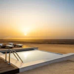 Le Sud tunisien est un appel au grand large : dunes dorées, oasis suspendues, ksour millénaires, villages troglodytiques, salars miroitants et ciels constellés que l’on ne voit nulle part ailleurs. Nous concevons des circuits personnalisés – de 2 jours/1 nuit à 8 jours et plus – avec prise en charge depuis l’adresse de votre choix en Tunisie (hôtel, aéroport, domicile, port), afin que votre aventure commence dès votre pas de porte. Pour une vue d’ensemble de nos programmes modulables, explorez nos circuits désert en Tunisie : vous y trouverez des itinéraires prêts à l’emploi que nous adaptons ensuite à votre rythme, vos envies et votre budget. Pourquoi choisir le Sud tunisien pour un circuit désert mémorable ? Le Sud, c’est l’âme ocre de la Tunisie. En quelques heures, on traverse des paysages radicalement différents : le Chott el-Jérid et ses reflets rosés, les oasis de montagne de Chebika, Tamerza et Mides, les dunes vibrantes autour de Douz et Ksar Ghilane, les décors cinématographiques d’Ong Jmel près de Tozeur, les ksour de Tataouine et les maisons troglodytiques de Matmata. Nous orchestrons tout pour que vous viviez plus d’émotions et moins de transferts : horaires bien dosés, haltes gourmandes, pauses photo, balades au coucher du soleil, et, si vous le souhaitez, bivouac sous un ciel que la Voie lactée coupe en deux. Notre plus : une logistique fluide et discrète. Transferts, hébergements, repas, sécurité, eau fraîche, couverture réseau en zones reculées, 4×4 agréés avec chauffeurs-guides expérimentés… Vous n’avez qu’à profiter, nous veillons au reste. Et si une piste change, le vent se lève ou vous tombez amoureux d’un panorama, nous adaptons le programme en direct : la souplesse fait partie de notre ADN. Quand partir ? Les meilleures périodes pour circuits & excursions Octobre → Avril : la saison idéale pour le désert. Journées douces, nuits fraîches, lumière cristalline – parfait pour randonner, rouler en 4×4, bivouaquer et multiplier les excursions. Mai & Septembre : périodes de transition. Nous avançons tôt, ménageons des pauses ombragées et favorisons les golden hours. Juin → Août : chaleur marquée. Nous privilégions les programmes courts, les campements confort et les activités à l’aube ou au crépuscule. Quelle que soit la saison, nous calibrons les distances, l’hydratation et l’ombre, et nous optimisons vos entrées/sorties de zones dunaire ou de canyon. En cas d’arrivée tardive, notre service de navette aéroport vous récupère et vous mène directement à votre première étape sans stress. Circuits personnalisés dès 2 jours/1 nuit : exemples 100 % modulables Nos propositions ci-dessous sont des bases : nous ajustons la durée, l’intensité, le confort, les activités (photo, culture, marche, gastronomie, bien-être) et la ville de départ (Tozeur, Djerba, Gabès, Tunis, Sfax, Sousse, Monastir… ou toute adresse que vous indiquerez). Circuit “Essentiel” – 2 jours / 1 nuit (bivouac en option) Jour 1 : Douz → Ksar Ghilane Prise en charge chez vous ou à l’aéroport. Traversée des premières dunes, tea time bédouin, bain dans la source chaude de Ksar Ghilane, coucher de soleil sur l’erg. Nuit au bivouac nomade (tente saharienne, dîner au feu de bois) ou en campement confort. Jour 2 : Ksar Ghilane → Matmata → Douz Piste vers Tamezret (belvédères lunaires), déjeuner local, visite des maisons troglodytiques de Matmata. Retour. Parfait si vous disposez de peu de temps mais voulez ressentir l’appel du Sahara. Circuit “Oasis & Dunes” – 3 jours / 2 nuits Jour 1 : Tozeur & palmeraie – Vieille ville en brique, calèche dans la palmeraie, coucher de soleil. Jour 2 : Ong Jmel & Chott el-Jérid – Dunes, spots cinéma, traversée du salar et ses mirages. Nuit à Douz. Jour 3 : Douz → Chebika – Tamerza – Mides → Tozeur – Oasis de montagne, canyons, marches douces au fil de l’eau. Circuit “Grand Sud” – 5 jours / 4 nuits Jour 1 : Tozeur – Immersion douce, marché, dattes Deglet Nour. Jour 2 : Chott el-Jérid → Douz – Salin, dunes, dromadaires au coucher du soleil. Jour 3 : Douz → Bivouac – Journée dunaire, nuit sous les étoiles. Jour 4 : Bivouac → Ksar Ghilane – Source chaude, repos, option quad. Jour 5 : Ksar Ghilane → Matmata – Troglodytes, panoramas, retour selon votre ville de départ. Circuit “Ksour & Troglodytes” – 6 jours / 5 nuits Tozeur – Douz – Ksar Ghilane – Tataouine – Chenini – Ksar Ouled Soltane – Matmata : pour les passionnés de patrimoine vernaculaire et de greniers fortifiés, alternant dunes, plateaux et villages emblématiques. Les fils de ce voyage : architectures défensives, routes caravanières, légendes locales. Circuit “Panorama total” – 8 jours / 7 nuits Trajectoire : Tozeur → Ong Jmel → Chott el-Jérid → Douz → Bivouac → Ksar Ghilane → Tataouine/Chenini → Ksar Ouled Soltane → Matmata → Djerba/Tozeur/Tunis. Un best-of sans se presser, idéal pour photographes, familles et petits groupes. Pour approfondir et choisir votre canevas, parcourez nos circuits désert ; nous vous enverrons ensuite un roadbook personnalisé. Excursions à la journée : vivez l’instant, sans lourde logistique Vous avez déjà votre hébergement ou disposez d’un créneau libre ? Nos excursions en Tunisie démarrent depuis l’adresse que vous voulez (Tozeur, Douz, Djerba, Gabès, etc.) et vous ramènent à l’heure pour le dîner. Chebika – Tamerza – Mides : trio oasis/cascades/canyon, marches faciles, vues cinématographiques. Ong Jmel & désert proche : dunes ludiques, spots photos, ambiance cinéma. Matmata & Tamezret : immersion troglodytique, déjeuner chez l’habitant, belvédères. Douz Sunset & dromadaires : balade chamelière au coucher du soleil, dîner bédouin. Explorez la sélection complète : Excursion en Tunisie , et suivez l’actu terrain sur notre blog d’excursions . Randonnée & trek : crêtes, oueds et nuits sous les étoiles Pour celles et ceux qui aiment marcher, nous traçons des itinéraires sur mesure combinant crêtes de montagne, oueds ombragés et dunes accessibles. Niveaux : familial, intermédiaire, sportif. Bivouacs : du nomade rustique (pain sous le sable, feu de camp) au campement confort (lits, sanitaires). Logistique : chameaux de bât ou véhicule d’assistance selon la distance. Nos suggestions et conseils d’équipement sont détaillés ici : randonnée montagne & Sahara . Sur demande, nous préparons un carnet de route avec profils d’étapes, temps de marche et spots photo à ne pas manquer. Hébergements & restauration : l’authentique qui fait du bien Maisons d’hôtes : accueil familial, tables généreuses, architecture locale. Campements dans les dunes : version confort (lits, sanitaires privatifs) ou bivouac nomade (immersion maximale). Hôtels & lodges : sélection pratique, proches des sites clés, pour limiter les transferts. Côté cuisine, on mise sur les classiques – couscous, méchoui, ojja, chakchouka, salade méchouia, dattes Deglet Nour – et sur des adresses discrètes où la qualité prime. Sécurité, confort & durabilité : voyager serein, voyager juste Le désert est magnifique mais exigeant. Nous assurons : Hydratation & pauses régulières, chèche/lunettes/crème à portée de main. Suivi météo, itinéraires validés au jour le jour, radios/téléphones satellites si nécessaire. 4×4 agréés, chauffeurs-guides rompus aux pistes. Respect des sites : pas d’empreinte inutile, zéro déchet au bivouac, échanges justes avec les communautés locales. Cette approche responsable améliore votre confort et préserve ce que vous êtes venu admirer. Comment réserver ? Devis gratuit, réponses rapides, service attentionné Dites-nous : vos dates, votre ville ou adresse de départ, votre rythme (plutôt rando/culture/photo), votre budget et votre niveau de confort. Nous vous envoyons une proposition claire, modifiable autant que vous le souhaitez. Cliquez ici pour un devis gratuit – désert Sud Tunisie . Ou commencez par feuilleter nos idées : circuits désert . Besoin d’un transfert privé ? Réservez votre navette aéroport . Après votre voyage, votre retour d’expérience compte : laissez un commentaire sur notre page TripAdvisor . Journée type “signature” : du lever rosé au ciel étoilé Aube : petite montée sur une crête, lever de soleil sur l’erg. Petit-déj’ saharien (galette chaude, huile d’olive, confiture de dattes). Matinée : balade entre dunes et tamaris, haltes photo, découverte de la faune discrète. Déjeuner : chakchouka ou couscous, sieste à l’ombre. Après-midi : piste vers un belvédère, oasis ou canyon. Crépuscule : dromadaires et dunes dorées. Soirée : grillades, contes, ciel saturé d’étoiles – un silence que l’on n’oublie pas. Pour varier les plaisirs, piochez des idées sur notre page randonnée montagne & Sahara et les combinez avec une excursion en Tunisie ciblée : cascade le matin, bain de source chaude en fin de journée, balade chamelière au sunset – à vous de jouer, nous orchestrons. FAQ – Vos questions, nos réponses claires Peut-on démarrer depuis n’importe quelle adresse ? Oui. Nous assurons le pick-up depuis l’adresse de votre choix en Tunisie (aéroports inclus) et adaptons le sens de l’itinéraire pour optimiser le temps. Un circuit 2 jours/1 nuit, c’est suffisant ? Pour un premier contact avec le Sahara, absolument : dunes + source chaude + troglodytes. Ensuite, libre à vous de prolonger. Bivouac : rustique ou confortable ? Les deux existent. Le bivouac nomade offre la magie brute du désert ; les campements confort ajoutent literie et sanitaires. On choisit ensemble. C’est adapté aux enfants ? Oui. Durées raccourcies, pauses ludiques, activités douces. Nous veillons à l’hydratation et à la fraîcheur. Et si la météo change ? Nous ajustons le programme en temps réel : alternatives sûres et belles garanties. Où trouver de l’inspiration et des infos pratiques ? Parcourez nos circuits désert , nos idées randonnée , nos excursions et notre blog . Nos engagements : clarté, réactivité, personnalisation Clarté des programmes : itinéraires, durées, inclusions/exclusions, niveau d’effort. Réactivité : devis détaillé envoyé rapidement (souvent le jour même). Personnalisation : chaque journée se modèle selon vos priorités (photo, culture, marche, gastronomie, bien-être, observation des étoiles). Accompagnement : briefs quotidiens, conseils d’équipement, réserves d’eau, couvertures pour les nuits fraîches. Respect : environnement, patrimoines, communautés locales. Prêt à vivre le désert ? Votre voyage commence ici : choisissez une idée de circuit sur notre page circuits désert – à développer selon vos envies , indiquez votre adresse de départ (partout en Tunisie) et dites-nous ce qui compte : beaucoup de dunes ? oasis secrètes ? nuit en bivouac ? randonnées ? ksour ? Nous bâtissons pour vous un itinéraire fluide, sûr et inoubliable. Demandez votre devis gratuit . Réservez votre navette aéroport pour gagner du temps. Après l’aventure, partagez votre avis sur TripAdvisor – Sud Tunisie et inspirez les prochains voyageurs. Liens utiles à garder sous la main Circuits Désert : https://sudtunisie.com/voyage/circuits-desert/ Devis gratuit (formulaire) : https://sudtunisie.com/devis-voyage-desert-sud-tunisie-vacances-pas-cher-tunisie-sahara-tunisie/ Navette Aéroport : https://sudtunisie.com/services-navette-aeroport/ Randonnée Montagne & Sahara : https://sudtunisie.com/voyage/randonnee-montagne-sahara/ Excursions en Tunisie : https://sudtunisie.com/voyage/excursion-en-tunisie/ Blog Excursions : https://sudtunisie.com/voyage/blog-excursions-tunisie/ Avis & commentaires : https://www.tripadvisor.fr/Attraction_Review-g293757-d31317516-Reviews-Sud_Tunisie-Tozeur_Tozeur_Governorate.html