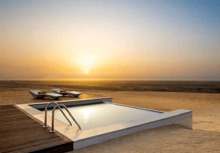 Le Sud tunisien est un appel au grand large : dunes dorées, oasis suspendues, ksour millénaires, villages troglodytiques, salars miroitants et ciels constellés que l’on ne voit nulle part ailleurs. Nous concevons des circuits personnalisés – de 2 jours/1 nuit à 8 jours et plus – avec prise en charge depuis l’adresse de votre choix en Tunisie (hôtel, aéroport, domicile, port), afin que votre aventure commence dès votre pas de porte. Pour une vue d’ensemble de nos programmes modulables, explorez nos circuits désert en Tunisie : vous y trouverez des itinéraires prêts à l’emploi que nous adaptons ensuite à votre rythme, vos envies et votre budget. Pourquoi choisir le Sud tunisien pour un circuit désert mémorable ? Le Sud, c’est l’âme ocre de la Tunisie. En quelques heures, on traverse des paysages radicalement différents : le Chott el-Jérid et ses reflets rosés, les oasis de montagne de Chebika, Tamerza et Mides, les dunes vibrantes autour de Douz et Ksar Ghilane, les décors cinématographiques d’Ong Jmel près de Tozeur, les ksour de Tataouine et les maisons troglodytiques de Matmata. Nous orchestrons tout pour que vous viviez plus d’émotions et moins de transferts : horaires bien dosés, haltes gourmandes, pauses photo, balades au coucher du soleil, et, si vous le souhaitez, bivouac sous un ciel que la Voie lactée coupe en deux. Notre plus : une logistique fluide et discrète. Transferts, hébergements, repas, sécurité, eau fraîche, couverture réseau en zones reculées, 4×4 agréés avec chauffeurs-guides expérimentés… Vous n’avez qu’à profiter, nous veillons au reste. Et si une piste change, le vent se lève ou vous tombez amoureux d’un panorama, nous adaptons le programme en direct : la souplesse fait partie de notre ADN. Quand partir ? Les meilleures périodes pour circuits & excursions Octobre → Avril : la saison idéale pour le désert. Journées douces, nuits fraîches, lumière cristalline – parfait pour randonner, rouler en 4×4, bivouaquer et multiplier les excursions. Mai & Septembre : périodes de transition. Nous avançons tôt, ménageons des pauses ombragées et favorisons les golden hours. Juin → Août : chaleur marquée. Nous privilégions les programmes courts, les campements confort et les activités à l’aube ou au crépuscule. Quelle que soit la saison, nous calibrons les distances, l’hydratation et l’ombre, et nous optimisons vos entrées/sorties de zones dunaire ou de canyon. En cas d’arrivée tardive, notre service de navette aéroport vous récupère et vous mène directement à votre première étape sans stress. Circuits personnalisés dès 2 jours/1 nuit : exemples 100 % modulables Nos propositions ci-dessous sont des bases : nous ajustons la durée, l’intensité, le confort, les activités (photo, culture, marche, gastronomie, bien-être) et la ville de départ (Tozeur, Djerba, Gabès, Tunis, Sfax, Sousse, Monastir… ou toute adresse que vous indiquerez). Circuit “Essentiel” – 2 jours / 1 nuit (bivouac en option) Jour 1 : Douz → Ksar Ghilane Prise en charge chez vous ou à l’aéroport. Traversée des premières dunes, tea time bédouin, bain dans la source chaude de Ksar Ghilane, coucher de soleil sur l’erg. Nuit au bivouac nomade (tente saharienne, dîner au feu de bois) ou en campement confort. Jour 2 : Ksar Ghilane → Matmata → Douz Piste vers Tamezret (belvédères lunaires), déjeuner local, visite des maisons troglodytiques de Matmata. Retour. Parfait si vous disposez de peu de temps mais voulez ressentir l’appel du Sahara. Circuit “Oasis & Dunes” – 3 jours / 2 nuits Jour 1 : Tozeur & palmeraie – Vieille ville en brique, calèche dans la palmeraie, coucher de soleil. Jour 2 : Ong Jmel & Chott el-Jérid – Dunes, spots cinéma, traversée du salar et ses mirages. Nuit à Douz. Jour 3 : Douz → Chebika – Tamerza – Mides → Tozeur – Oasis de montagne, canyons, marches douces au fil de l’eau. Circuit “Grand Sud” – 5 jours / 4 nuits Jour 1 : Tozeur – Immersion douce, marché, dattes Deglet Nour. Jour 2 : Chott el-Jérid → Douz – Salin, dunes, dromadaires au coucher du soleil. Jour 3 : Douz → Bivouac – Journée dunaire, nuit sous les étoiles. Jour 4 : Bivouac → Ksar Ghilane – Source chaude, repos, option quad. Jour 5 : Ksar Ghilane → Matmata – Troglodytes, panoramas, retour selon votre ville de départ. Circuit “Ksour & Troglodytes” – 6 jours / 5 nuits Tozeur – Douz – Ksar Ghilane – Tataouine – Chenini – Ksar Ouled Soltane – Matmata : pour les passionnés de patrimoine vernaculaire et de greniers fortifiés, alternant dunes, plateaux et villages emblématiques. Les fils de ce voyage : architectures défensives, routes caravanières, légendes locales. Circuit “Panorama total” – 8 jours / 7 nuits Trajectoire : Tozeur → Ong Jmel → Chott el-Jérid → Douz → Bivouac → Ksar Ghilane → Tataouine/Chenini → Ksar Ouled Soltane → Matmata → Djerba/Tozeur/Tunis. Un best-of sans se presser, idéal pour photographes, familles et petits groupes. Pour approfondir et choisir votre canevas, parcourez nos circuits désert ; nous vous enverrons ensuite un roadbook personnalisé. Excursions à la journée : vivez l’instant, sans lourde logistique Vous avez déjà votre hébergement ou disposez d’un créneau libre ? Nos excursions en Tunisie démarrent depuis l’adresse que vous voulez (Tozeur, Douz, Djerba, Gabès, etc.) et vous ramènent à l’heure pour le dîner. Chebika – Tamerza – Mides : trio oasis/cascades/canyon, marches faciles, vues cinématographiques. Ong Jmel & désert proche : dunes ludiques, spots photos, ambiance cinéma. Matmata & Tamezret : immersion troglodytique, déjeuner chez l’habitant, belvédères. Douz Sunset & dromadaires : balade chamelière au coucher du soleil, dîner bédouin. Explorez la sélection complète : Excursion en Tunisie , et suivez l’actu terrain sur notre blog d’excursions . Randonnée & trek : crêtes, oueds et nuits sous les étoiles Pour celles et ceux qui aiment marcher, nous traçons des itinéraires sur mesure combinant crêtes de montagne, oueds ombragés et dunes accessibles. Niveaux : familial, intermédiaire, sportif. Bivouacs : du nomade rustique (pain sous le sable, feu de camp) au campement confort (lits, sanitaires). Logistique : chameaux de bât ou véhicule d’assistance selon la distance. Nos suggestions et conseils d’équipement sont détaillés ici : randonnée montagne & Sahara . Sur demande, nous préparons un carnet de route avec profils d’étapes, temps de marche et spots photo à ne pas manquer. Hébergements & restauration : l’authentique qui fait du bien Maisons d’hôtes : accueil familial, tables généreuses, architecture locale. Campements dans les dunes : version confort (lits, sanitaires privatifs) ou bivouac nomade (immersion maximale). Hôtels & lodges : sélection pratique, proches des sites clés, pour limiter les transferts. Côté cuisine, on mise sur les classiques – couscous, méchoui, ojja, chakchouka, salade méchouia, dattes Deglet Nour – et sur des adresses discrètes où la qualité prime. Sécurité, confort & durabilité : voyager serein, voyager juste Le désert est magnifique mais exigeant. Nous assurons : Hydratation & pauses régulières, chèche/lunettes/crème à portée de main. Suivi météo, itinéraires validés au jour le jour, radios/téléphones satellites si nécessaire. 4×4 agréés, chauffeurs-guides rompus aux pistes. Respect des sites : pas d’empreinte inutile, zéro déchet au bivouac, échanges justes avec les communautés locales. Cette approche responsable améliore votre confort et préserve ce que vous êtes venu admirer. Comment réserver ? Devis gratuit, réponses rapides, service attentionné Dites-nous : vos dates, votre ville ou adresse de départ, votre rythme (plutôt rando/culture/photo), votre budget et votre niveau de confort. Nous vous envoyons une proposition claire, modifiable autant que vous le souhaitez. Cliquez ici pour un devis gratuit – désert Sud Tunisie . Ou commencez par feuilleter nos idées : circuits désert . Besoin d’un transfert privé ? Réservez votre navette aéroport . Après votre voyage, votre retour d’expérience compte : laissez un commentaire sur notre page TripAdvisor . Journée type “signature” : du lever rosé au ciel étoilé Aube : petite montée sur une crête, lever de soleil sur l’erg. Petit-déj’ saharien (galette chaude, huile d’olive, confiture de dattes). Matinée : balade entre dunes et tamaris, haltes photo, découverte de la faune discrète. Déjeuner : chakchouka ou couscous, sieste à l’ombre. Après-midi : piste vers un belvédère, oasis ou canyon. Crépuscule : dromadaires et dunes dorées. Soirée : grillades, contes, ciel saturé d’étoiles – un silence que l’on n’oublie pas. Pour varier les plaisirs, piochez des idées sur notre page randonnée montagne & Sahara et les combinez avec une excursion en Tunisie ciblée : cascade le matin, bain de source chaude en fin de journée, balade chamelière au sunset – à vous de jouer, nous orchestrons. FAQ – Vos questions, nos réponses claires Peut-on démarrer depuis n’importe quelle adresse ? Oui. Nous assurons le pick-up depuis l’adresse de votre choix en Tunisie (aéroports inclus) et adaptons le sens de l’itinéraire pour optimiser le temps. Un circuit 2 jours/1 nuit, c’est suffisant ? Pour un premier contact avec le Sahara, absolument : dunes + source chaude + troglodytes. Ensuite, libre à vous de prolonger. Bivouac : rustique ou confortable ? Les deux existent. Le bivouac nomade offre la magie brute du désert ; les campements confort ajoutent literie et sanitaires. On choisit ensemble. C’est adapté aux enfants ? Oui. Durées raccourcies, pauses ludiques, activités douces. Nous veillons à l’hydratation et à la fraîcheur. Et si la météo change ? Nous ajustons le programme en temps réel : alternatives sûres et belles garanties. Où trouver de l’inspiration et des infos pratiques ? Parcourez nos circuits désert , nos idées randonnée , nos excursions et notre blog . Nos engagements : clarté, réactivité, personnalisation Clarté des programmes : itinéraires, durées, inclusions/exclusions, niveau d’effort. Réactivité : devis détaillé envoyé rapidement (souvent le jour même). Personnalisation : chaque journée se modèle selon vos priorités (photo, culture, marche, gastronomie, bien-être, observation des étoiles). Accompagnement : briefs quotidiens, conseils d’équipement, réserves d’eau, couvertures pour les nuits fraîches. Respect : environnement, patrimoines, communautés locales. Prêt à vivre le désert ? Votre voyage commence ici : choisissez une idée de circuit sur notre page circuits désert – à développer selon vos envies , indiquez votre adresse de départ (partout en Tunisie) et dites-nous ce qui compte : beaucoup de dunes ? oasis secrètes ? nuit en bivouac ? randonnées ? ksour ? Nous bâtissons pour vous un itinéraire fluide, sûr et inoubliable. Demandez votre devis gratuit . Réservez votre navette aéroport pour gagner du temps. Après l’aventure, partagez votre avis sur TripAdvisor – Sud Tunisie et inspirez les prochains voyageurs. Liens utiles à garder sous la main Circuits Désert : https://sudtunisie.com/voyage/circuits-desert/ Devis gratuit (formulaire) : https://sudtunisie.com/devis-voyage-desert-sud-tunisie-vacances-pas-cher-tunisie-sahara-tunisie/ Navette Aéroport : https://sudtunisie.com/services-navette-aeroport/ Randonnée Montagne & Sahara : https://sudtunisie.com/voyage/randonnee-montagne-sahara/ Excursions en Tunisie : https://sudtunisie.com/voyage/excursion-en-tunisie/ Blog Excursions : https://sudtunisie.com/voyage/blog-excursions-tunisie/ Avis & commentaires : https://www.tripadvisor.fr/Attraction_Review-g293757-d31317516-Reviews-Sud_Tunisie-Tozeur_Tozeur_Governorate.html