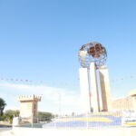 Plonger une nuit dans le Sahara, c’est accepter de ralentir, de respirer plus large et de laisser les dunes nous raconter ce qu’aucune ville ne peut offrir. Nous proposons un circuit et excursion avec nuitée sous tente dans le désert du Sud tunisien, conçu pour celles et ceux qui veulent vivre l’essentiel : un ciel constellé, le silence vibrant des ergs, un dîner au feu de bois, et le confort d’un campement soigneusement installé par une équipe locale passionnée. Pourquoi choisir un circuit avec nuitée sous tente dans le Sahara ? Dormir dans le désert n’est pas une simple étape : c’est l’âme du voyage. Après une journée de piste entre oasis et dunes, la lumière décline, le vent se calme, les couleurs flambent… et le voyage prend une dimension rare. Nous avons pensé ce circuit désert pour allier authenticité et sécurité : tentes spacieuses, matelas épais, draps propres, sanitaires sur campement ou à proximité selon la formule, cuisine locale (chorba, couscous, méchoui, salades fraîches), et une logistique 4×4 irréprochable. Pour préparer votre aventure ou comparer les itinéraires, inspirez-vous de nos idées sur la page Circuits dans le désert . C’est le point d’entrée idéal pour explorer toutes nos variantes (2 jours/1 nuit, 3 jours/2 nuits, ou plus), de Douz à Ksar Ghilane, avec ou sans randonnée chamelière, selon votre rythme. Nos points forts : sécurité, confort, immersion Accompagnement professionnel : chauffeurs-guides 4×4 aguerris, chameliers expérimentés, assistance logistique complète. Campements soignés : tentes montées avant votre arrivée, feu de camp, dîner chaud, veillée sous les étoiles, petit-déjeuner complet. Flexibilité : départs garantis de Tunis, Hammamet, Sousse, Monastir, Sfax, Djerba, Gabès, Bizerte, Kélibia, Korba. Transferts fluides : selon vos besoins, nous organisons la navette aéroport (Tunis-Carthage, Enfidha, Monastir, Sfax, Djerba-Zarzis). Expérience sur-mesure : extension vers Tozeur, Chebika, Tamerza, Mides, Ong Jmel / Star Wars ou Matmata (maisons troglodytes). Engagement local : cuisine de saison, respect des sites, gestion responsable des déchets, juste rémunération de nos équipes. Itinéraire signature (2 jours / 1 nuit) – Douz, mer de dunes & bivouac Jour 1 – Des oasis aux dunes Matin : accueil selon votre ville de départ (Tunis, Hammamet, Sousse, Monastir, Sfax, Djerba, Gabès, Bizerte, Kélibia, Korba) et route en 4×4 vers Douz, la “porte du Sahara”. Pause terroir : café saharien, dégustation de dattes selon saison. Déjeuner à Douz ou en table nomade (selon météo). Après-midi : entrée dans l’erg. La piste se fait sable, la végétation s’espace, les dunes se dressent. Courte marche guidée pour lire le paysage, photographier lignes et ombres. Coucher de soleil : installation au bivouac ; montée des tentes, feu de camp, thé à la menthe. Dîner sous les étoiles : grillades, couscous nomade ou repas berbère. Veillée avec musique traditionnelle si la troupe locale est disponible. Envie d’ajouter une partie trek ? Découvrez nos idées de randonnée montagne & Sahara pour combiner dunes, oasis de montagne et canyons. Jour 2 – Lever du jour & oasis Aube : balade “pieds nus dans le sable” et photos sur crête. Le silence est total, la lumière pastel. Petit-déjeuner nomade, démontage du camp, retour progressif vers Douz. Option : baignade chaude en source à Ksar Ghilane (si extension prévue). Déjeuner en auberge. Après-midi : étape culturelle (musée, souk) ou piste vers Matmata (décor troglodytique) selon la variante retenue. Retour vers votre ville ou poursuite du circuit (Tozeur, Chebika, Tamerza). Pour une vue d’ensemble, parcourez nos excursions en Tunisie et nos articles pratiques sur le blog des excursions en Tunisie . Variantes recommandées – selon votre profil Familles & premiers pas dans le Sahara 2 jours/1 nuit : parfait pour vivre l’essentiel sans fatigue. Peu de transfert : départs de Sousse/Monastir/Sfax optimisés. Activités douces : courte balade chamelière (30–60 min), atelier pain de sable. Amateurs de photographie 3 jours/2 nuits : deux couchers de soleil et une nuit loin de toute pollution lumineuse. Angles dorés : levers aux crêtes, nocturnes (voie lactée en saison). Stops “iconiques” : Ong Jmel, décor Star Wars (en extension Tozeur). Randonneurs & trek Marche sur ergs & regs : progression douce avec chameliers. Bivouacs successifs : immersion totale, rythme “slow”. Combinez avec la randonnée montagne & Sahara : Chebika, Tamerza, Mides (canyons). Bien-être & sources chaudes Ksar Ghilane : baignade en source naturelle, dunes ocres, fort romain. Possibilité de glamping : tentes plus spacieuses, salle d’eau partagée, table raffinée. Quand partir ? Climat & saisons Octobre → avril : période idéale. Journées douces, nuits fraîches (prévoir polaire/bonnet en hiver). Mai & septembre : chaleur plus sensible, départs matinaux, siestes à l’ombre. Juin → août : uniquement pour voyageurs habitués aux climats chauds ou formules très matinales/vespérales. Nos départs sont organisés selon vos envies depuis Tunis, Hammamet, Sousse, Monastir, Sfax, Djerba, Gabès, Bizerte, Kélibia, Korba. En avion ? Pensez à la navette aéroport pour des transferts sans stress. Que mettre dans votre sac ? Vêtements : coupe-vent/polaire pour le soir, pantalon léger, t-shirts manches longues, chèche/casquette. Pieds : baskets fermées + sandales (campement). Accessoires : lunettes UV, crème solaire, stick lèvres, lampe frontale, batterie externe. Hygiène : lingettes biodégradables, savon naturel, petite trousse pharmacie. Photo : trépied compact, filtres ND/polarisant, sac anti-sable. Bonus : sac étanche pour appareils, pochette hermétique. Logistique, tentes & repas : ce qui est inclus Transport en 4×4 climatisé (ou minibus + 4×4 selon taille du groupe). Encadrement : chauffeur-guide francophone/anglophone, équipe campement. Bivouac : tentes de 2 à 4 personnes, matelas, couvertures (ou duvets selon saison). Repas : dîner au camp, petit-déjeuner, eau minérale (quantité prévue au programme). Activités : petites marches, veillée saharienne, initiation pain de sable selon disponibilité. Options : balade à dos de dromadaire, glamping, source chaude, hammam en ville étape. Éthique & respect du désert Le Sahara est un milieu délicat. Nous limitons l’impact en adoptant des pratiques simples : réutilisation des contenants, tri et ramassage systématique des déchets, feu de camp contrôlé, cendres dispersées avec soin, respect des parcours chameliers et de la faune discrète, travail direct avec des équipes locales (guides, cuisinières, chameliers). Inspirations d’itinéraires étendus (3 à 5 jours) Douz → Ksar Ghilane → Matmata : dunes + source chaude + troglodytes. Tozeur → Chebika → Tamerza → Ong Jmel : oasis de montagne, plateaux désertiques, décor de cinéma. Grand erg oriental “slow” : 2 nuits de bivouac pour une expérience nomade complète. Sahara + Méditerranée : fin de séjour à Djerba, plage et cafés d’artisans. Retrouvez toutes nos propositions sur Circuits désert et nos Excursions en Tunisie . Pour des retours d’expérience authentiques, consultez nos avis clients sur TripAdvisor . Combien de jours prévoir ? 2 jours/1 nuit : idéal pour une première immersion et un calendrier serré. 3 jours/2 nuits : rythme parfait pour lever + coucher du soleil et journée complète de dunes. 4–5 jours : combinaisons Sahara + oasis de montagne, ou trek nomade avec chameliers. Combiner désert, montagne et culture Oasis de montagne (Chebika, Tamerza, Mides) : cascades, palmeraies perchées, gorges. Tozeur & Ong Jmel : architecture ocre, palmeraie, décors Star Wars. Matmata : maisons troglodytes, héritage berbère. Douz : marché saharien, artisanat, festival du désert (selon période). Pour approfondir la marche, lisez notre page Randonnée montagne & Sahara et nos conseils sur le blog des excursions . FAQ – Questions les plus fréquentes La nuit sous tente est-elle confortable ? Oui. Nous fournissons tentes, matelas, couvertures (ou duvets selon saison). Possibilité de glamping avec couchages renforcés et éclairage d’ambiance. Et les sanitaires ? Selon la formule : sanitaires de camp ou solutions “nature” encadrées et respectueuses du milieu (avec protocole “Leave No Trace”). Dans les variantes glamping : sanitaires partagés. Faut-il une condition physique particulière ? Non, une forme normale suffit. Les marches sont modulées (30 à 90 min). Les treks sont ajustés à votre niveau. Les enfants peuvent-ils participer ? Oui, dès 5–6 ans pour la formule 2 jours/1 nuit. Nous adaptons les horaires, la durée des marches et les menus. Quelle est la meilleure période ? D’octobre à avril. En été, départs très matinaux et veillées tardives pour éviter les fortes chaleurs. Peut-on réserver au dernier moment ? Nous faisons le maximum, mais les campements de qualité sont demandés. Pour rester flexibles, déposez votre demande de devis gratuit dès que vos dates se précisent. Départs et transferts : nos villes de prise en charge Nous organisons des départs confirmés depuis : Tunis, Hammamet, Sousse, Monastir, Sfax, Djerba, Gabès, Bizerte, Kélibia, Korba. Arrivée en avion ? Réservez votre navette aéroport pour rejoindre rapidement votre point de départ du circuit. Exemple de journée “100 % Sahara” Petit-déjeuner et briefing sécurité (eau, soleil, marche). Piste en 4×4, lecture de paysage (erg, reg, hamada). Halte photo, marche crêtes (30–45 min). Déjeuner nomade à l’ombre (salades, fruits, thé). Sieste/temps libre, atelier pain de sable. Golden hour et coucher de soleil sur dune. Dîner au feu de bois, veillée étoilée. Nuit sous tente, silence absolu. Comment réserver ? Parcourez nos Circuits désert et choisissez la durée. Explorez nos Excursions en Tunisie et randonnées pour composer votre voyage. Consultez les avis clients pour vous faire une idée. Envoyez votre demande de devis gratuit / contact : nous revenons vers vous avec un itinéraire et un tarif adaptés (taille du groupe, saison, options). Conseils de pro pour sublimer votre nuit saharienne One bag rule : privilégiez un sac souple, facile à charger en 4×4. Couches thermiques : mieux vaut superposer que transporter un gros manteau. Énergie : prévoyez au moins 10 000 mAh pour la photo/lampe. Sable & optiques : changez d’objectif à l’abri, utilisez pare-soleil. Étiquette photo : demandez l’accord des personnes (guides, chameliers), un sourire ouvre toutes les portes. Prolongez l’aventure : idées d’extensions Tozeur & oasis de montagne : combinez désert de dunes et canyons verdoyants ; article dédié sur le blog . Matmata & Chenini : troglodytes, ksour, crêtes à la lumière rasante. Île de Djerba : repos balnéaire, poterie de Guellala, street-art d’Erriadh. Tataouine/Ksar Ouled Soltane : greniers fortifiés, architecture vernaculaire. Ce que disent nos voyageurs La meilleure preuve reste la parole des voyageurs. Lisez leurs expériences et laissez votre commentaire après votre retour : Avis Sud Tunisie – TripAdvisor . Passez à l’action : votre nuit sous les étoiles vous attend Prêt à vivre le Sahara à hauteur d’homme ? Explorez nos pages : Circuits désert – toutes nos idées Randonnée montagne & Sahara Excursions en Tunisie Blog – conseils & récits Navette aéroport – transferts faciles Devis gratuit / contact Nous organisons des départs de Tunis, Hammamet, Sousse, Monastir, Sfax, Djerba, Gabès, Bizerte, Kélibia, Korba. Votre nuit saharienne commence ici : dunes infinies, feu de camp, rires autour du thé, et ce silence grandiose que l’on n’oublie jamais. {stop article} Liens internes insérés naturellement dans le texte : https://sudtunisie.com/voyage/circuits-desert/ https://sudtunisie.com/voyage/randonnee-montagne-sahara/ https://sudtunisie.com/voyage/excursion-en-tunisie/ https://sudtunisie.com/voyage/blog-excursions-tunisie/ https://sudtunisie.com/services-navette-aeroport/ https://sudtunisie.com/devis-voyage-desert-sud-tunisie-vacances-pas-cher-tunisie-sahara-tunisie/ https://www.tripadvisor.fr/Attraction_Review-g293757-d31317516-Reviews-Sud_Tunisie-Tozeur_Tozeur_Governorate.html