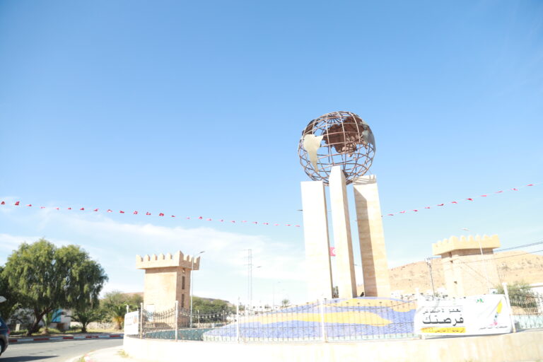 Plonger une nuit dans le Sahara, c’est accepter de ralentir, de respirer plus large et de laisser les dunes nous raconter ce qu’aucune ville ne peut offrir. Nous proposons un circuit et excursion avec nuitée sous tente dans le désert du Sud tunisien, conçu pour celles et ceux qui veulent vivre l’essentiel : un ciel constellé, le silence vibrant des ergs, un dîner au feu de bois, et le confort d’un campement soigneusement installé par une équipe locale passionnée. Pourquoi choisir un circuit avec nuitée sous tente dans le Sahara ? Dormir dans le désert n’est pas une simple étape : c’est l’âme du voyage. Après une journée de piste entre oasis et dunes, la lumière décline, le vent se calme, les couleurs flambent… et le voyage prend une dimension rare. Nous avons pensé ce circuit désert pour allier authenticité et sécurité : tentes spacieuses, matelas épais, draps propres, sanitaires sur campement ou à proximité selon la formule, cuisine locale (chorba, couscous, méchoui, salades fraîches), et une logistique 4×4 irréprochable. Pour préparer votre aventure ou comparer les itinéraires, inspirez-vous de nos idées sur la page Circuits dans le désert . C’est le point d’entrée idéal pour explorer toutes nos variantes (2 jours/1 nuit, 3 jours/2 nuits, ou plus), de Douz à Ksar Ghilane, avec ou sans randonnée chamelière, selon votre rythme. Nos points forts : sécurité, confort, immersion Accompagnement professionnel : chauffeurs-guides 4×4 aguerris, chameliers expérimentés, assistance logistique complète. Campements soignés : tentes montées avant votre arrivée, feu de camp, dîner chaud, veillée sous les étoiles, petit-déjeuner complet. Flexibilité : départs garantis de Tunis, Hammamet, Sousse, Monastir, Sfax, Djerba, Gabès, Bizerte, Kélibia, Korba. Transferts fluides : selon vos besoins, nous organisons la navette aéroport (Tunis-Carthage, Enfidha, Monastir, Sfax, Djerba-Zarzis). Expérience sur-mesure : extension vers Tozeur, Chebika, Tamerza, Mides, Ong Jmel / Star Wars ou Matmata (maisons troglodytes). Engagement local : cuisine de saison, respect des sites, gestion responsable des déchets, juste rémunération de nos équipes. Itinéraire signature (2 jours / 1 nuit) – Douz, mer de dunes & bivouac Jour 1 – Des oasis aux dunes Matin : accueil selon votre ville de départ (Tunis, Hammamet, Sousse, Monastir, Sfax, Djerba, Gabès, Bizerte, Kélibia, Korba) et route en 4×4 vers Douz, la “porte du Sahara”. Pause terroir : café saharien, dégustation de dattes selon saison. Déjeuner à Douz ou en table nomade (selon météo). Après-midi : entrée dans l’erg. La piste se fait sable, la végétation s’espace, les dunes se dressent. Courte marche guidée pour lire le paysage, photographier lignes et ombres. Coucher de soleil : installation au bivouac ; montée des tentes, feu de camp, thé à la menthe. Dîner sous les étoiles : grillades, couscous nomade ou repas berbère. Veillée avec musique traditionnelle si la troupe locale est disponible. Envie d’ajouter une partie trek ? Découvrez nos idées de randonnée montagne & Sahara pour combiner dunes, oasis de montagne et canyons. Jour 2 – Lever du jour & oasis Aube : balade “pieds nus dans le sable” et photos sur crête. Le silence est total, la lumière pastel. Petit-déjeuner nomade, démontage du camp, retour progressif vers Douz. Option : baignade chaude en source à Ksar Ghilane (si extension prévue). Déjeuner en auberge. Après-midi : étape culturelle (musée, souk) ou piste vers Matmata (décor troglodytique) selon la variante retenue. Retour vers votre ville ou poursuite du circuit (Tozeur, Chebika, Tamerza). Pour une vue d’ensemble, parcourez nos excursions en Tunisie et nos articles pratiques sur le blog des excursions en Tunisie . Variantes recommandées – selon votre profil Familles & premiers pas dans le Sahara 2 jours/1 nuit : parfait pour vivre l’essentiel sans fatigue. Peu de transfert : départs de Sousse/Monastir/Sfax optimisés. Activités douces : courte balade chamelière (30–60 min), atelier pain de sable. Amateurs de photographie 3 jours/2 nuits : deux couchers de soleil et une nuit loin de toute pollution lumineuse. Angles dorés : levers aux crêtes, nocturnes (voie lactée en saison). Stops “iconiques” : Ong Jmel, décor Star Wars (en extension Tozeur). Randonneurs & trek Marche sur ergs & regs : progression douce avec chameliers. Bivouacs successifs : immersion totale, rythme “slow”. Combinez avec la randonnée montagne & Sahara : Chebika, Tamerza, Mides (canyons). Bien-être & sources chaudes Ksar Ghilane : baignade en source naturelle, dunes ocres, fort romain. Possibilité de glamping : tentes plus spacieuses, salle d’eau partagée, table raffinée. Quand partir ? Climat & saisons Octobre → avril : période idéale. Journées douces, nuits fraîches (prévoir polaire/bonnet en hiver). Mai & septembre : chaleur plus sensible, départs matinaux, siestes à l’ombre. Juin → août : uniquement pour voyageurs habitués aux climats chauds ou formules très matinales/vespérales. Nos départs sont organisés selon vos envies depuis Tunis, Hammamet, Sousse, Monastir, Sfax, Djerba, Gabès, Bizerte, Kélibia, Korba. En avion ? Pensez à la navette aéroport pour des transferts sans stress. Que mettre dans votre sac ? Vêtements : coupe-vent/polaire pour le soir, pantalon léger, t-shirts manches longues, chèche/casquette. Pieds : baskets fermées + sandales (campement). Accessoires : lunettes UV, crème solaire, stick lèvres, lampe frontale, batterie externe. Hygiène : lingettes biodégradables, savon naturel, petite trousse pharmacie. Photo : trépied compact, filtres ND/polarisant, sac anti-sable. Bonus : sac étanche pour appareils, pochette hermétique. Logistique, tentes & repas : ce qui est inclus Transport en 4×4 climatisé (ou minibus + 4×4 selon taille du groupe). Encadrement : chauffeur-guide francophone/anglophone, équipe campement. Bivouac : tentes de 2 à 4 personnes, matelas, couvertures (ou duvets selon saison). Repas : dîner au camp, petit-déjeuner, eau minérale (quantité prévue au programme). Activités : petites marches, veillée saharienne, initiation pain de sable selon disponibilité. Options : balade à dos de dromadaire, glamping, source chaude, hammam en ville étape. Éthique & respect du désert Le Sahara est un milieu délicat. Nous limitons l’impact en adoptant des pratiques simples : réutilisation des contenants, tri et ramassage systématique des déchets, feu de camp contrôlé, cendres dispersées avec soin, respect des parcours chameliers et de la faune discrète, travail direct avec des équipes locales (guides, cuisinières, chameliers). Inspirations d’itinéraires étendus (3 à 5 jours) Douz → Ksar Ghilane → Matmata : dunes + source chaude + troglodytes. Tozeur → Chebika → Tamerza → Ong Jmel : oasis de montagne, plateaux désertiques, décor de cinéma. Grand erg oriental “slow” : 2 nuits de bivouac pour une expérience nomade complète. Sahara + Méditerranée : fin de séjour à Djerba, plage et cafés d’artisans. Retrouvez toutes nos propositions sur Circuits désert et nos Excursions en Tunisie . Pour des retours d’expérience authentiques, consultez nos avis clients sur TripAdvisor . Combien de jours prévoir ? 2 jours/1 nuit : idéal pour une première immersion et un calendrier serré. 3 jours/2 nuits : rythme parfait pour lever + coucher du soleil et journée complète de dunes. 4–5 jours : combinaisons Sahara + oasis de montagne, ou trek nomade avec chameliers. Combiner désert, montagne et culture Oasis de montagne (Chebika, Tamerza, Mides) : cascades, palmeraies perchées, gorges. Tozeur & Ong Jmel : architecture ocre, palmeraie, décors Star Wars. Matmata : maisons troglodytes, héritage berbère. Douz : marché saharien, artisanat, festival du désert (selon période). Pour approfondir la marche, lisez notre page Randonnée montagne & Sahara et nos conseils sur le blog des excursions . FAQ – Questions les plus fréquentes La nuit sous tente est-elle confortable ? Oui. Nous fournissons tentes, matelas, couvertures (ou duvets selon saison). Possibilité de glamping avec couchages renforcés et éclairage d’ambiance. Et les sanitaires ? Selon la formule : sanitaires de camp ou solutions “nature” encadrées et respectueuses du milieu (avec protocole “Leave No Trace”). Dans les variantes glamping : sanitaires partagés. Faut-il une condition physique particulière ? Non, une forme normale suffit. Les marches sont modulées (30 à 90 min). Les treks sont ajustés à votre niveau. Les enfants peuvent-ils participer ? Oui, dès 5–6 ans pour la formule 2 jours/1 nuit. Nous adaptons les horaires, la durée des marches et les menus. Quelle est la meilleure période ? D’octobre à avril. En été, départs très matinaux et veillées tardives pour éviter les fortes chaleurs. Peut-on réserver au dernier moment ? Nous faisons le maximum, mais les campements de qualité sont demandés. Pour rester flexibles, déposez votre demande de devis gratuit dès que vos dates se précisent. Départs et transferts : nos villes de prise en charge Nous organisons des départs confirmés depuis : Tunis, Hammamet, Sousse, Monastir, Sfax, Djerba, Gabès, Bizerte, Kélibia, Korba. Arrivée en avion ? Réservez votre navette aéroport pour rejoindre rapidement votre point de départ du circuit. Exemple de journée “100 % Sahara” Petit-déjeuner et briefing sécurité (eau, soleil, marche). Piste en 4×4, lecture de paysage (erg, reg, hamada). Halte photo, marche crêtes (30–45 min). Déjeuner nomade à l’ombre (salades, fruits, thé). Sieste/temps libre, atelier pain de sable. Golden hour et coucher de soleil sur dune. Dîner au feu de bois, veillée étoilée. Nuit sous tente, silence absolu. Comment réserver ? Parcourez nos Circuits désert et choisissez la durée. Explorez nos Excursions en Tunisie et randonnées pour composer votre voyage. Consultez les avis clients pour vous faire une idée. Envoyez votre demande de devis gratuit / contact : nous revenons vers vous avec un itinéraire et un tarif adaptés (taille du groupe, saison, options). Conseils de pro pour sublimer votre nuit saharienne One bag rule : privilégiez un sac souple, facile à charger en 4×4. Couches thermiques : mieux vaut superposer que transporter un gros manteau. Énergie : prévoyez au moins 10 000 mAh pour la photo/lampe. Sable & optiques : changez d’objectif à l’abri, utilisez pare-soleil. Étiquette photo : demandez l’accord des personnes (guides, chameliers), un sourire ouvre toutes les portes. Prolongez l’aventure : idées d’extensions Tozeur & oasis de montagne : combinez désert de dunes et canyons verdoyants ; article dédié sur le blog . Matmata & Chenini : troglodytes, ksour, crêtes à la lumière rasante. Île de Djerba : repos balnéaire, poterie de Guellala, street-art d’Erriadh. Tataouine/Ksar Ouled Soltane : greniers fortifiés, architecture vernaculaire. Ce que disent nos voyageurs La meilleure preuve reste la parole des voyageurs. Lisez leurs expériences et laissez votre commentaire après votre retour : Avis Sud Tunisie – TripAdvisor . Passez à l’action : votre nuit sous les étoiles vous attend Prêt à vivre le Sahara à hauteur d’homme ? Explorez nos pages : Circuits désert – toutes nos idées Randonnée montagne & Sahara Excursions en Tunisie Blog – conseils & récits Navette aéroport – transferts faciles Devis gratuit / contact Nous organisons des départs de Tunis, Hammamet, Sousse, Monastir, Sfax, Djerba, Gabès, Bizerte, Kélibia, Korba. Votre nuit saharienne commence ici : dunes infinies, feu de camp, rires autour du thé, et ce silence grandiose que l’on n’oublie jamais. {stop article} Liens internes insérés naturellement dans le texte : https://sudtunisie.com/voyage/circuits-desert/ https://sudtunisie.com/voyage/randonnee-montagne-sahara/ https://sudtunisie.com/voyage/excursion-en-tunisie/ https://sudtunisie.com/voyage/blog-excursions-tunisie/ https://sudtunisie.com/services-navette-aeroport/ https://sudtunisie.com/devis-voyage-desert-sud-tunisie-vacances-pas-cher-tunisie-sahara-tunisie/ https://www.tripadvisor.fr/Attraction_Review-g293757-d31317516-Reviews-Sud_Tunisie-Tozeur_Tozeur_Governorate.html