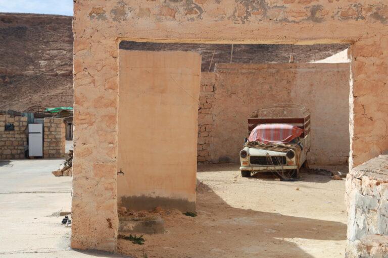 Bienvenue dans le Sud tunisien, là où le désert se mêle aux montagnes, où les villages berbères racontent des histoires millénaires, et où chaque excursion devient une aventure inoubliable. Chez Sud Tunisie, nous vous proposons des circuits authentiques et des excursions sur-mesure au cœur du Sahara, loin du tourisme de masse, pour vivre des émotions brutes et des souvenirs impérissables. Laissez-nous vous guider à travers les meilleures expériences de voyage dans le Sud tunisien, avec départs possibles depuis Tunis, Hammamet, Sousse, Monastir, Sfax, Djerba, Gabès, Bizerte, Kélibia ou Korba. 🌵 Le charme brut du Sahara : circuits immersifs et expériences authentiques Le désert tunisien n’est pas qu’un océan de sable. C’est un univers riche et vivant, avec des palmeraies verdoyantes, des ksour perchés, des villages troglodytes, des montagnes ocre et des dunes à perte de vue. Notre circuit dans le désert vous plonge dans cette diversité unique, avec des étapes soigneusement sélectionnées pour vous faire vivre le vrai Sahara. Parmi les lieux incontournables de nos circuits : Douz, porte du désert et point de départ des randonnées chamelières ; Matmata, célèbre pour ses maisons creusées dans la roche ; Ksar Ghilane, oasis de rêve où les palmiers dansent avec les dunes ; Tozeur, ville aux mille portes, célèbre pour ses décorations en briques traditionnelles ; Tamerza, Chebika et Mides, les oasis de montagne aux cascades rafraîchissantes. Chaque étape est pensée pour offrir rencontres humaines, paysages à couper le souffle et immersion culturelle, en petit groupe ou en privatif. 🐪 Excursions et randonnées dans le Sud tunisien : à pied, en 4x4 ou à dos de dromadaire Envie d’une excursion dans le Sud de la Tunisie à la journée ou de quelques heures pour explorer un coin précis ? Ou plutôt d’une randonnée dans le désert ou les montagnes du Sahara ? Nous avons ce qu’il vous faut, quel que soit votre niveau d’aventure. Nos meilleures excursions en Tunisie : Excursion à Ong Jmel et Chott el Jerid, sur les traces de Star Wars ; Balade en dromadaire au coucher de soleil à Douz ; Découverte de Tamerza et des gorges de Mides en 4x4 ; Trek dans le Grand Erg Oriental, avec bivouac sous tente nomade. Pour les amateurs de nature et de randonnée, nos guides locaux vous emmènent en toute sécurité à travers des sentiers peu fréquentés, avec pauses thé sous les acacias et couchers de soleil flamboyants. 🚐 Services pratiques : navette, hébergement, devis gratuit On ne vient pas dans le Sud tunisien par hasard. On y vient pour vivre une expérience unique, mais cela commence par une organisation fluide et fiable. Chez Sud Tunisie, on vous facilite la vie : Navette aéroport Sud Tunisie : transferts depuis Djerba, Tozeur, Gabès, etc. ; Organisation complète de votre séjour : hébergement, repas typiques, activités ; Devis gratuit personnalisé , rapide et sans engagement. Notre équipe locale est à l’écoute avant, pendant et après votre séjour, pour un accompagnement chaleureux, 100 % tunisien. 📌 Pourquoi choisir Sud Tunisie ? Il existe de nombreuses agences, mais Sud Tunisie se distingue par son ancrage local, son respect des traditions et son authenticité. Nous ne proposons pas des produits standardisés : chaque voyage est pensé comme une aventure humaine, avec : Des guides passionnés, natifs du Sud ; Une logistique bien rodée : tentes confortables, repas maison, véhicules adaptés ; Une approche responsable : respect des habitants, valorisation des savoir-faire, tourisme durable. De nombreux voyageurs ont déjà fait confiance à notre équipe. Découvrez leurs témoignages ici : 👉 Avis clients sur TripAdvisor 📸 Inspirations et idées pour votre futur voyage Envie de vous projeter ? Jetez un œil à notre blog sur les excursions en Tunisie . Vous y trouverez : Des témoignages de voyageurs ; Des photos sublimes du désert ; Des conseils pratiques pour préparer votre sac, choisir la bonne saison, ou capturer les plus belles lumières du Sahara. Et si vous hésitez encore, explorez nos autres circuits et randonnées ici : 🔗 Circuit désert 🔗 Randonnée montagne et Sahara 🔗 Excursion Sud Tunisie 📞 Prêts pour l’aventure ? Contactez-nous ! Votre voyage dans le Sud tunisien commence ici. Que vous soyez un couple en quête de romance sous les étoiles, une famille à la recherche de moments magiques, ou un groupe d’amis prêts à vivre une épopée saharienne, nous avons ce qu’il vous faut. Départs disponibles depuis : Tunis, Hammamet, Sousse, Monastir, Sfax, Djerba, Gabès, Bizerte, Kélibia, Korba… et bien plus encore ! Demandez dès maintenant votre devis gratuit ou laissez-nous vous rappeler pour planifier ensemble l’aventure de votre vie. Vivez le Sud autrement. Vivez l’authenticité. Vivez Sud Tunisie. ➡️ Site officiel : www.sudtunisie.com ➡️ Contact direct : Devis & réservations ➡️ Lire les avis : Avis TripAdvisor