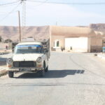 Découvrez le désert autrement : nous organisons des circuits et excursions sur mesure dans le Sud tunisien, avec départ garanti depuis Tunis, Hammamet, Sousse, Monastir, Sfax, Djerba, Gabès, Bizerte, Kélibia et Korba. Notre promesse est simple : un voyage fluide, authentique et bien rythmé, combinant dunes, oasis, ksour, villages berbères et rencontres chaleureuses avec les habitants. Notre équipe locale maîtrise chaque piste et chaque saison pour vous offrir une immersion saharienne sécurisée, riche en émotions, et adaptée à votre rythme. Pourquoi choisir un circuit “UBER” dans le Sud Tunisien ? Rapidité, flexibilité et confort Le Sud de la Tunisie est vaste, les distances paraissent longues et les paysages changent vite. Grâce à notre approche “UBER” – c’est-à-dire une logistique agile avec transferts directs, chauffeurs expérimentés, pick-up à l’heure et optimisation des étapes – vous gagnez du temps sans sacrifier la découverte. Vous êtes pris en charge à votre adresse, à l’hôtel ou à l’aéroport, pour un départ fluide vers Tozeur, Douz, Ksar Ghilane, Matmata, Tamerza, Chebika, Midès, Tataouine, Chenini, Toujane… Transferts à la demande : retrouvez nos options officielles de navette aéroport ici → services-navette-aeroport . Circuits modulables : explorez nos circuits désert (2 à 8 jours et plus) → circuits-desert . Randonnées actives : itinéraires trekking dans les canyons et sur les crêtes → randonnee-montagne-sahara . Excursions à la journée : découvrez l’essentiel, même si vous avez peu de temps → excursion-en-tunisie . Notre secret ? Un tempo précis, des pauses dans des lieux choisis pour leur charme (palmeraies, maisons troglodytes, cafés de piste), un guidage culturel vivant, et des hébergements testés – écolodges, campements confort sous les étoiles, maisons d’hôtes de caractère ou hôtels 4★. Les incontournables d’un circuit désert : oasis, dunes et villages troglodytes Le Sud tunisien se savoure par étapes. Nos circuits “UBER” orchestrent les grands classiques, tout en glissant des pépites hors des sentiers battus : Tozeur & l’oasis : balade dans la palmeraie, ruelles d’argile d’Ouled el-Hadef, vues sur le Chott el-Jérid (lac salé aux mirages incroyables). Chebika, Tamerza, Midès : oasis de montagne où l’eau sculpte des gorges spectaculaires ; parfait pour une randonnée facile avec baignade selon la saison. Douz, la “porte du Sahara” : dunes erg à perte de vue, coucher de soleil et bivouac sous un ciel tapissé d’étoiles. Ksar Ghilane : source thermale au pied des dunes, ancienne ligne du Limes romain à portée de 4×4. Matmata & Toujane : maisons troglodytes, reliefs lunaires, artisanat de laine et vues panoramiques. Tataouine, Chenini, Douiret : les ksour (greniers fortifiés) racontent l’ingéniosité ancestrale du stockage des denrées et la vie semi-nomade. Pour approfondir avant de choisir, parcourez nos idées, récits et conseils sur le blog → blog-excursions-tunisie . Exemples d’itinéraires “UBER” : de 1 à 8 jours, avec départs multiples 1 jour – Express Désert depuis Djerba, Sfax ou Gabès Matin : transfert privé vers Douz, arrêt photo au Chott el-Jérid. Midi : déjeuner traditionnel (couscous, méchoui, salades du sud). Après-midi : baptême de dune en 4×4, marche douce sur l’erg et thé à la menthe. Fin de journée : retour ou option coucher de soleil + dîner avant transfert. 2 jours / 1 nuit – Douz & bivouac Jour 1 : Tozeur → Chebika/Tamerza, pistes panoramiques, arrivée à Douz. Nuit : campement saharien (tentes confort, sanitaires partagés ou privés). Jour 2 : lever de soleil sur les dunes, balade chamelière, retour via Matmata/Toujane. 3 jours – Sahara Classique J1 : Tozeur & montagnes (Chebika, Tamerza, Midès). J2 : Chott el-Jérid → Douz → bivouac. J3 : Matmata troglodyte → Ksar Ghilane (bain chaud) → Djerba ou retour. 4 à 8 jours – Grand Sud & ksour Ajoutez Tataouine, Chenini, Douiret, nuit en maison d’hôtes berbère, randonnées au lever du jour, visite de ksour emblématiques et déserts plus reculés. Faites votre sélection ici → circuits-desert , puis demandez un devis gratuit → devis-voyage-desert-sud-tunisie-vacances-pas-cher-tunisie-sahara-tunisie . Tous ces itinéraires existent en format “UBER” : horaires précis, transferts optimisés, prise en charge personnalisée à partir des villes de départ suivantes : Tunis, Hammamet, Sousse, Monastir, Sfax, Djerba, Gabès, Bizerte, Kélibia, Korba. Randonnées et micro-aventures : marcher, respirer, se reconnecter Marcher dans le Sud, c’est sentir la minéralité, écouter le vent dans les palmes, et découvrir une faune discrète. Nos randonnées Sahara & montagne vont du sentier facile (1–2 h) aux traversées de 5–7 h pour bons marcheurs. Oasis de montagne : chemins en balcon, passages dans les gorges, points d’eau (selon saison). Erg & regs : marche sur sable (rythme souple), ateliers d’orientation, observation du ciel. Crêtes de Toujane : panoramas sur les oueds et villages, orangers sauvages au printemps, senteurs de thym. Préparez votre sortie avec nos guides détaillés → randonnee-montagne-sahara . Pour une mise en bouche d’une journée, inspirez-vous de nos excursions → excursion-en-tunisie . Logistique “UBER” : transferts, aéroports et timing parfait Le point fort de notre concept : zéro temps mort. Vous arrivez, on part. Navettes aéroport (Tozeur, Djerba, Sfax, Tunis-Carthage) : consultez et réservez → services-navette-aeroport . Prise en charge hôtel/domicile : Tunis, Hammamet, Sousse, Monastir, Sfax, Djerba, Gabès, Bizerte, Kélibia, Korba. Véhicules adaptés : berlines confort, vans climatisés, 4×4 équipés, assistance piste. Horaires intelligents : départs anticipés pour éviter la chaleur et arriver pile pour la lumière dorée. Notre cellule opérations suit votre journée en temps réel et ajuste si nécessaire (météo, état des pistes, souhaits du groupe). Quand partir ? Météo, lumière et ambiance du désert Octobre → avril : haute saison pour le désert. Températures douces, ciels limpides, nuits fraîches parfaites pour observer les étoiles. Mai → juin : chaleur montante, mais matinées et fins d’après-midi superbes. Itinéraires adaptés avec pauses oasis. Juillet → septembre : chaleur plus marquée ; nous privilégions le littoral & les oasis et construisons des programmes matin/soir avec repos en milieu de journée. Chaque période a sa magie : mirages sur le Chott el-Jérid, couchers de soleil incendiaires à Douz, lumière rasante à Tamerza, bain tiède à Ksar Ghilane au crépuscule… Sur le terrain, nous modulons durées et efforts pour un confort réel. Budget et hébergements : confort clair, prix nets, zéro surprise Nous annonçons les inclusions à l’avance : véhicule, carburant, chauffeur/guide, activités prévues, entrées de sites, hébergement (campement, maison d’hôtes, hôtel), et repas selon la formule. Campement dans les dunes : tentes confort, cuisine locale (chorba, légumes confits, couscous), veillée autour du feu. Maisons d’hôtes : authenticité, petits-déjeuners du terroir, décoration traditionnelle. Hôtels : sélectionnés pour emplacement et qualité de literie. Pour comparer les options sans engagement, remplissez votre devis gratuit : nous répondons avec itinéraire détaillé et prix fermes selon saison et taille du groupe. Sécurité, culture et durabilité : voyager avec respect et bon sens Le désert se vit en confiance. Nos chauffeurs-guides sont formés à la conduite sur sable, au secours de base et au respect des écosystèmes. Hydratation & pauses régulières, trousse de secours embarquée, briefing avant chaque rando. Respect des lieux : pas de hors-piste inutile, gestion des déchets, soutien aux familles locales (repas chez l’habitant, artisanat équitable). Transmission culturelle : nous parlons histoire, géologie, traditions – toujours avec tact et sources locales. Résultat : un voyage plus riche, plus sûr, plus humain. FAQ express : les réponses claires à vos questions Combien d’heures de route par jour ? Nos circuits “UBER” limitent les tronçons à 2–3 h consécutives, avec arrêts photo et pauses découvertes. Sur 3 jours, on reste dans un rythme plaisant. Et si je voyage avec des enfants ? Nous ajustons durées, horaires et activités (balades courtes, ateliers sable, rencontres animalières). Sièges auto sur demande. Peut-on ajouter une rando sans tout changer ? Oui. Nos programmes sont modulables : ajoutez une marche au lever du jour à Chebika, une balade chamelière à Douz, ou une marche crête à Toujane. Que mettre dans mon sac ? Chaussures fermées légères, coupe-vent, chèche/chapeau, lunettes UV, crème solaire, gourde. En hiver : petite doudoune pour les nuits. Je n’ai qu’une journée depuis Djerba, c’est faisable ? Oui. Consultez nos excursions ici → excursion-en-tunisie , départ Djerba à l’aube, retour en soirée. Comment réserver votre circuit “UBER” Sud Tunisie (départs multi-villes) Inspirez-vous de nos circuits désert et de nos randonnées Sahara & montagne . Si vous n’avez qu’une journée, parcourez les excursions . Dites-nous votre ville de départ : Tunis, Hammamet, Sousse, Monastir, Sfax, Djerba, Gabès, Bizerte, Kélibia, Korba. Demandez un devis gratuit / contact , précisez vos dates, le nombre de personnes et vos envies (bivouac, oasis, ksour, niveau de marche). Besoin d’un transfert depuis l’aéroport ? Réservez votre navette aéroport pour une arrivée sans stress. Envie d’en lire plus avant de confirmer ? Parcourez nos récits & conseils sur le blog . Avis voyageurs : ce qu’ils disent de leur aventure saharienne Rien ne remplace la parole de ceux qui l’ont vécu. Découvrez leurs retours détaillés et leurs photos sur Tripadvisor → Avis clients Sud Tunisie – Tozeur . Ils mentionnent souvent : le professionnalisme des chauffeurs-guides, la qualité des bivouacs et des repas, la souplesse dans l’organisation (arrêts photo, timing personnalisé), le sentiment de sécurité partout, même avec enfants ou seniors, l’émotion des levers/couchers de soleil sur l’erg. Passez à l’action : votre désert, votre rythme, notre expertise Vous rêvez d’un bivouac sous la Voie lactée, d’un thé à la menthe au cœur d’une oasis, d’une marche au silence sur une crête de grès ? Nous bâtissons avec vous le circuit juste, ni trop chargé, ni trop court, en optimisant transferts et horaires selon votre ville de départ : Tunis, Hammamet, Sousse, Monastir, Sfax, Djerba, Gabès, Bizerte, Kélibia, Korba. Circuits sur mesure : circuits-desert Randonnées & treks : randonnee-montagne-sahara Excursions 1 jour : excursion-en-tunisie Navettes aéroport : services-navette-aeroport Devis & contact : devis gratuit Inspiration & conseils : blog-excursions-tunisie Avis vérifiés : Tripadvisor – Sud Tunisie Cap sur l’horizon : on s’occupe du reste.