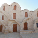 Le Sud tunisien n’est pas qu’un décor de carte postale : c’est un monde vivant, nuancé, où les dunes chantent, où les villages troglodytiques racontent des siècles d’histoires et où chaque lever de soleil sur le Grand Erg Oriental donne l’impression de voir la Terre pour la première fois. Nous concevons des circuits et excursions “UBER” au sens ultra-personnalisé : des expériences ajustées finement à votre rythme, vos envies et votre budget, avec une logistique millimétrée et des guides locaux passionnés. Que vous rêviez d’une excursion d’une journée, d’un circuit de 3 à 8 jours, ou d’un voyage incentive taillé pour votre équipe, nous mettons la barre haut pour que votre aventure soit fluide, sûre et mémorable – du premier contact jusqu’au dernier thé à la menthe partagé sous les étoiles. Avant d’entrer dans le détail, jetez un œil à nos itinéraires phares et options modulables : découvrir nos circuits dans le désert et la page complète Circuits Désert . Pour les amoureux de marche et de panoramas, nos randonnées en montagne dans le Sahara ouvrent une porte sur des paysages que l’on n’oublie pas. Pourquoi choisir nos circuits & excursions “UBER” dans le Sud tunisien ? 1) Personnalisation totale et conseils honnêtes Nous commençons par écouter : votre style de voyage, vos contraintes de temps, vos passions (photographie, histoire, gastronomie, bivouac, observation des étoiles…). Puis nous créons un parcours sur mesure : rythme de visites, niveau de confort, options 4×4 ou dromadaire, moments “waouh” (coucher de soleil sur les dunes de Ksar Ghilane, silence du Chott el-Jérid, oasis de Chebika et Tamerza, villages troglodytiques de Matmata ou Chenini…). 2) Logistique fluide de porte à porte Votre temps est précieux. Notre service de navette aéroport vous récupère et vous dépose sans stress : Tunis-Carthage, Enfidha, Monastir, Sfax, Djerba-Zarzis… Le tout avec des chauffeurs formés, des véhicules propres, climatisés, et une assistance 24/7 pendant le voyage. 3) Guides locaux, sécurité, confort Nous travaillons avec des guides officiels qui connaissent le désert comme leur poche. Le confort est ajustable (maisons d’hôtes, hôtels de charme, campements confort ou bivouac premium). Côté sécurité, nos circuits sont déclarés, suivis, et nous adaptons l’itinéraire selon la météo et l’état des pistes. 4) Réservations simples et devis transparent Pas de surprise : un devis clair avec ce qui est inclus/exclus, les options tarifaires et le planning jour par jour. Demandez un devis gratuit (ou via la page contact/devis ) et recevez une proposition ajustée à vos dates. Départs garantis depuis Tunis, Hammamet, Sousse, Monastir, Sfax, Djerba, Gabès, Bizerte, Kelibia, Korba Nous organisons des départs (privés ou mini-groupes) depuis : Tunis, Hammamet, Sousse, Monastir, Sfax, Djerba, Gabès, Bizerte, Kelibia, Korba. Selon votre point de départ et la durée, nous recommandons : Au départ de Tunis/Hammamet/Sousse/Monastir : boucles vers Tozeur – Chebika – Tamerza – Midès – Chott el-Jérid – Douz, ou Matmata – Ksar Ghilane – Tataouine – Chenini sur 2 à 4 jours. Au départ de Sfax/Gabès : accès rapide à Matmata et Douz, idéal pour 1-2 jours, plus si bivouac. Au départ de Djerba : porte d’entrée parfaite pour Tataouine – Chenini – Ksar Ouled Soltane et l’erg de Ksar Ghilane. Au départ de Bizerte/Kelibia/Korba : prévoyez 3-4 jours pour profiter sans courir, avec une première nuit autour de Tozeur ou Douz. Besoin d’un simple aller-retour aéroport ? Réservez une navette et laissez-nous synchroniser les horaires avec votre circuit. Nos idées d’itinéraires “UBER” : 1 à 8 jours pour vivre le Sahara intensément Retrouvez le détail complet et d’autres exemples sur Circuits Désert Sud Tunisie et nos Excursions en Tunisie . Excursion 1 jour – Coup de cœur express Matmata – Douz – Chott el-Jérid (ou Ksar Ghilane selon départ). Parfait si vous manquez de temps. Matinée dans les maisons troglodytiques (culture amazighe, architecture creusée dans la roche). Déjeuner auberge locale (pain tabouna, couscous au méchoui, salade méchouia). Après-midi : Douz, porte du désert ; balade à dos de dromadaire ou 4×4 en bord d’erg. Coucher du soleil sur le Chott el-Jérid si l’itinéraire le permet. 2 jours – Dunes, oasis et nuit saharienne Douz – Ksar Ghilane – Tataouine (Chenini) – Matmata. Jour 1 : traversée des dunes de Ksar Ghilane, bain dans la source chaude (selon saison), coucher de soleil aux abords de l’erg, nuit en campement (standard, confort ou premium). Jour 2 : Cap sur Tataouine, Chenini et ses greniers fortifiés (ksour). Retour via Matmata pour rejoindre votre ville de départ. 3 à 4 jours – La grande respiration Tozeur – Oasis de montagne – Ong Jmel – Douz – Ksar Ghilane – Matmata/Tataouine. Jour 1 : Tozeur, cœur des palmeraies ; ruelles en brique ocre, musée des traditions (en option), coucher de soleil sur le Chott. Jour 2 : Chebika, Tamerza, Midès : canyons, cascades, panoramas ; piste vers Ong Jmel (site désertique spectaculaire). Jour 3 : Douz, entrée dans le Grand Erg Oriental, détente et bivouac sous les étoiles (ou campement). Jour 4 : Ksar Ghilane – Matmata – Tataouine/Chenini selon vos envies culture/désert, retour. 7 à 8 jours – L’odyssée saharienne Boucle complète : Tunis – Kairouan – Tozeur – Chebika/Tamerza – Chott – Douz – Ksar Ghilane – Tataouine – Chenini – Matmata – Djerba – Tunis. Une immersion totale mêlant patrimoine, géologie, rencontres et gastronomie. Dunes dorées, ksour, villages troglodytiques, oasis de montagne, plaines de sel : chaque jour apporte un contraste fort. Possibilité d’inclure randonnées thématiques (voir plus bas) et ateliers culinaires. Pour creuser vos options et vous inspirer avant de choisir, parcourez le blog des excursions en Tunisie : récits, photos, conseils terrain, idées de saisons. Expériences thématiques qui font la différence Randonnée & Trek : marcher pour mieux voir La marche est la meilleure vitesse pour écouter le désert. Nous proposons des parcours adaptés (2-3 h, journée complète, ou treks sur 2-3 jours avec bivouac). À découvrir : plateaux et gorges des oasis de montagne, ergs aux lignes pures, itinéraires crêtes avec vues XXL. Détails et exemples ici : Randonnée Montagne & Sahara . Nuit saharienne premium Un bivouac premium en plein erg change tout : silence, ciel astral incrusté d’étoiles, dîner traditionnel préparé au feu de bois, confort discret (literie, sanitaires adaptés selon la formule). Parfait pour anniversaire, demande en mariage ou incentive. Désert en famille Nous intégrons des temps calmes, des activités courtes (initiation au dromadaire, mini-chasse au trésor dans l’oasis, ateliers pain de sable), des hébergements adaptés et des trajets raisonnables. Objectif : émerveiller sans fatiguer. Photo & golden hours Briefing lumière, spots sunrise/sunset, gestion des poussières, autonomie batterie, poste d’observation contre-jour sur l’erg… Nos guides savent placer le temps fort au moment juste. Conseils pratiques pour profiter à 100 % Meilleures saisons : automne et printemps ; l’hiver est lumineux (nuits fraîches), l’été demande une gestion de la chaleur (départs matin/fin de journée). Tenues & équipement : chèche ou casquette, lunettes UV, crème solaire, coupe-vent léger (vent du désert), chaussures fermées, gourde (nous réapprovisionnons). Santé & sécurité : guides certifiés, tracés validés, suivi météo. Informez-nous de vos allergies ou régimes (végétarien, halal, sans gluten). Paiement & confirmation : acompte sécurisé, solde flexible. Détails dans votre devis. Soutien à l’économie locale : hébergements familiaux, artisans (paniers de palme, dattes, poteries), gastronomie du Sud (chorba, couscous d’agneau, méchoui, dattes Deglet Nour). Ce qui est inclus (et ce qui peut s’ajouter) Inclus de base : Transport privé climatisé (option 4×4 selon étapes) Guide officiel francophone (autres langues sur demande) Hébergement (catégories au choix) Repas selon programme (pique-nique possible sur l’erg) Eau minérale durant les trajets Activités phares prévues au programme (ex. dromadaire à Douz) En options : Bivouac premium, soirée folklore, dîners “chef local”, quad encadré, balade cheval, atelier cuisine, photographe de voyage, extension balnéaire à Djerba, navettes aéroport supplémentaires (réservable ici : services navette aéroport ). Tarifs clairs, devis gratuit et réservation en 3 étapes Exploration : parcourez nos circuits dans le désert et nos excursions en Tunisie , puis envoyez-nous vos dates/préférences. Proposition personnalisée : vous recevez un itinéraire détaillé avec un tarif transparent (hébergements, activités, options). Validation & suivi : acompte sécurisé, coordination navette et guides, assistance 24/7. 🌵 Demandez votre devis gratuit immédiat (ou via cette même page de contact/devis ). Nous ajustons jusqu’à ce que tout soit parfait pour vous. Avis voyageurs & retours d’expérience Rien ne remplace la parole des voyageurs. Consultez vos avis et partagez le vôtre : ➡️ Lire/laisser un avis sur TripAdvisor – Sud Tunisie . Vos retours nous aident à peaufiner l’expérience et à maintenir des standards élevés. FAQ spéciale “Circuit et Excursion UBER Sud Tunisie” Combien de temps pour “bien” voir le Sud ? En 2 jours, vous touchez l’essentiel ; en 3-4 jours, vous alternez dunes, oasis et villages ; en 7-8 jours, vous vivez une immersion totale. Peut-on partir avec des enfants ? Oui. Nous adaptons distances, horaires, hébergements et activités. Beaucoup d’enfants adorent la balade à dromadaire et la soirée feu de camp. Meilleure période pour le désert ? Automne/printemps = températures idéales. Hiver = lumineux (prévoir polaire pour le soir). Été = départs matin et fin de journée, pauses à l’ombre. Nuit en bivouac ou hôtel ? Les deux ! Le bivouac offre le ciel étoilé et le silence ; l’hôtel apporte confort et services. Nous pouvons alterner. Départ depuis Djerba possible ? Bien sûr : c’est un excellent hub pour Tataouine, Chenini, Ksar Ghilane. Même chose depuis Tunis, Hammamet, Sousse, Monastir, Sfax, Gabès, Bizerte, Kelibia, Korba. C’est sportif ? À la carte. Du soft discovery (balades courtes) au trek soutenu. Voir nos idées randonnée montagne & Sahara . Peut-on ajouter une extension balnéaire ? Oui, par exemple Djerba en fin de circuit pour se reposer au bord de l’eau. Et la gastronomie ? Nous aimons mettre la table : couscous d’agneau, méchoui, bricks, dattes et pâtisseries de Tozeur. Options végétariennes et sans gluten sur demande. Comment réserver rapidement ? Remplissez le formulaire de devis gratuit . Nous revenons vers vous avec une proposition précise et les liens de paiement. Où trouver plus d’inspiration ? Parcourez notre blog d’excursions en Tunisie pour faire le plein d’idées et de conseils terrain. Exemple de journée “UBER” pensée pour vous Matin : Tozeur – balade au cœur des palmeraies, rencontre avec un artisan de la vannerie (selon disponibilités), café en terrasse. Fin de matinée : route vers Chebika, cascade et marche guidée (1h30) dans l’oasis de montagne. Déjeuner : pique-nique installé à l’ombre, produits locaux. Après-midi : piste vers Ong Jmel, panoramas désertiques à perte de vue, session photo golden hour. Soirée : arrivée sur l’erg près de Douz, installation du bivouac premium, dîner au feu de bois, ciel étoilé et silence absolu. Nuit : literie confortable, sécurité assurée par l’équipe. Vous préférez la culture ? Nous reconfigurons la journée : Matmata (maison troglodyte), Chenini (village juché, ksar), Ksar Ouled Soltane, et table d’hôtes chez une famille de la région (selon itinéraires et saison). Prêts à partir ? Passons du rêve à l’itinéraire Explorez nos pages : Circuits dans le désert , Excursions en Tunisie , Randonnée Montagne & Sahara . Vérifiez la logistique aéroport : Navette aéroport . Demandez un devis gratuit – rapide et clair . Inspirez-vous sur le blog Excursions Tunisie . Consultez et laissez vos avis sur TripAdvisor pour guider la communauté. Avec nos circuits & excursions UBER Sud Tunisie, vous gardez la liberté d’explorer et la sérénité d’une organisation pro. À vous les dunes dorées, les oasis suspendues, les villages troglodytiques, les ksour chargés d’histoires, et ces instants rares qui donnent envie de revenir.
