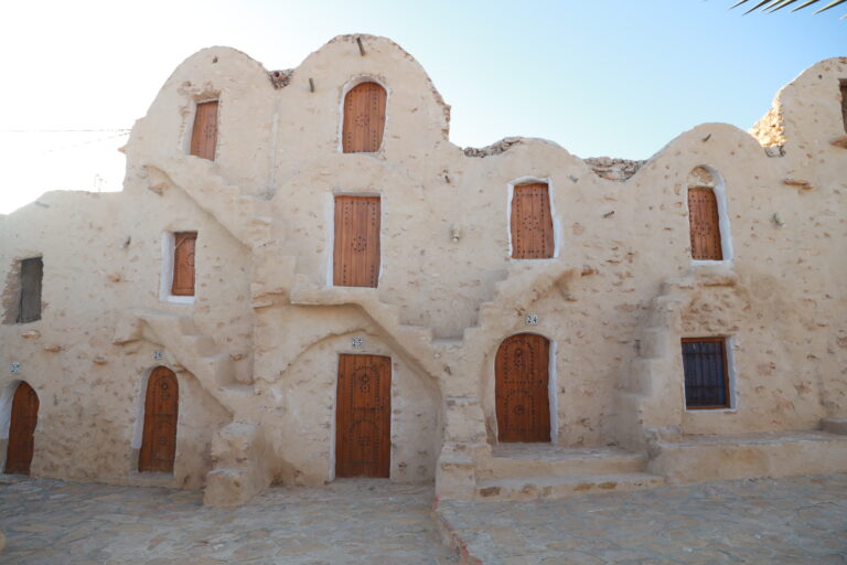 Le Sud tunisien n’est pas qu’un décor de carte postale : c’est un monde vivant, nuancé, où les dunes chantent, où les villages troglodytiques racontent des siècles d’histoires et où chaque lever de soleil sur le Grand Erg Oriental donne l’impression de voir la Terre pour la première fois. Nous concevons des circuits et excursions “UBER” au sens ultra-personnalisé : des expériences ajustées finement à votre rythme, vos envies et votre budget, avec une logistique millimétrée et des guides locaux passionnés. Que vous rêviez d’une excursion d’une journée, d’un circuit de 3 à 8 jours, ou d’un voyage incentive taillé pour votre équipe, nous mettons la barre haut pour que votre aventure soit fluide, sûre et mémorable – du premier contact jusqu’au dernier thé à la menthe partagé sous les étoiles. Avant d’entrer dans le détail, jetez un œil à nos itinéraires phares et options modulables : découvrir nos circuits dans le désert et la page complète Circuits Désert . Pour les amoureux de marche et de panoramas, nos randonnées en montagne dans le Sahara ouvrent une porte sur des paysages que l’on n’oublie pas. Pourquoi choisir nos circuits & excursions “UBER” dans le Sud tunisien ? 1) Personnalisation totale et conseils honnêtes Nous commençons par écouter : votre style de voyage, vos contraintes de temps, vos passions (photographie, histoire, gastronomie, bivouac, observation des étoiles…). Puis nous créons un parcours sur mesure : rythme de visites, niveau de confort, options 4×4 ou dromadaire, moments “waouh” (coucher de soleil sur les dunes de Ksar Ghilane, silence du Chott el-Jérid, oasis de Chebika et Tamerza, villages troglodytiques de Matmata ou Chenini…). 2) Logistique fluide de porte à porte Votre temps est précieux. Notre service de navette aéroport vous récupère et vous dépose sans stress : Tunis-Carthage, Enfidha, Monastir, Sfax, Djerba-Zarzis… Le tout avec des chauffeurs formés, des véhicules propres, climatisés, et une assistance 24/7 pendant le voyage. 3) Guides locaux, sécurité, confort Nous travaillons avec des guides officiels qui connaissent le désert comme leur poche. Le confort est ajustable (maisons d’hôtes, hôtels de charme, campements confort ou bivouac premium). Côté sécurité, nos circuits sont déclarés, suivis, et nous adaptons l’itinéraire selon la météo et l’état des pistes. 4) Réservations simples et devis transparent Pas de surprise : un devis clair avec ce qui est inclus/exclus, les options tarifaires et le planning jour par jour. Demandez un devis gratuit (ou via la page contact/devis ) et recevez une proposition ajustée à vos dates. Départs garantis depuis Tunis, Hammamet, Sousse, Monastir, Sfax, Djerba, Gabès, Bizerte, Kelibia, Korba Nous organisons des départs (privés ou mini-groupes) depuis : Tunis, Hammamet, Sousse, Monastir, Sfax, Djerba, Gabès, Bizerte, Kelibia, Korba. Selon votre point de départ et la durée, nous recommandons : Au départ de Tunis/Hammamet/Sousse/Monastir : boucles vers Tozeur – Chebika – Tamerza – Midès – Chott el-Jérid – Douz, ou Matmata – Ksar Ghilane – Tataouine – Chenini sur 2 à 4 jours. Au départ de Sfax/Gabès : accès rapide à Matmata et Douz, idéal pour 1-2 jours, plus si bivouac. Au départ de Djerba : porte d’entrée parfaite pour Tataouine – Chenini – Ksar Ouled Soltane et l’erg de Ksar Ghilane. Au départ de Bizerte/Kelibia/Korba : prévoyez 3-4 jours pour profiter sans courir, avec une première nuit autour de Tozeur ou Douz. Besoin d’un simple aller-retour aéroport ? Réservez une navette et laissez-nous synchroniser les horaires avec votre circuit. Nos idées d’itinéraires “UBER” : 1 à 8 jours pour vivre le Sahara intensément Retrouvez le détail complet et d’autres exemples sur Circuits Désert Sud Tunisie et nos Excursions en Tunisie . Excursion 1 jour – Coup de cœur express Matmata – Douz – Chott el-Jérid (ou Ksar Ghilane selon départ). Parfait si vous manquez de temps. Matinée dans les maisons troglodytiques (culture amazighe, architecture creusée dans la roche). Déjeuner auberge locale (pain tabouna, couscous au méchoui, salade méchouia). Après-midi : Douz, porte du désert ; balade à dos de dromadaire ou 4×4 en bord d’erg. Coucher du soleil sur le Chott el-Jérid si l’itinéraire le permet. 2 jours – Dunes, oasis et nuit saharienne Douz – Ksar Ghilane – Tataouine (Chenini) – Matmata. Jour 1 : traversée des dunes de Ksar Ghilane, bain dans la source chaude (selon saison), coucher de soleil aux abords de l’erg, nuit en campement (standard, confort ou premium). Jour 2 : Cap sur Tataouine, Chenini et ses greniers fortifiés (ksour). Retour via Matmata pour rejoindre votre ville de départ. 3 à 4 jours – La grande respiration Tozeur – Oasis de montagne – Ong Jmel – Douz – Ksar Ghilane – Matmata/Tataouine. Jour 1 : Tozeur, cœur des palmeraies ; ruelles en brique ocre, musée des traditions (en option), coucher de soleil sur le Chott. Jour 2 : Chebika, Tamerza, Midès : canyons, cascades, panoramas ; piste vers Ong Jmel (site désertique spectaculaire). Jour 3 : Douz, entrée dans le Grand Erg Oriental, détente et bivouac sous les étoiles (ou campement). Jour 4 : Ksar Ghilane – Matmata – Tataouine/Chenini selon vos envies culture/désert, retour. 7 à 8 jours – L’odyssée saharienne Boucle complète : Tunis – Kairouan – Tozeur – Chebika/Tamerza – Chott – Douz – Ksar Ghilane – Tataouine – Chenini – Matmata – Djerba – Tunis. Une immersion totale mêlant patrimoine, géologie, rencontres et gastronomie. Dunes dorées, ksour, villages troglodytiques, oasis de montagne, plaines de sel : chaque jour apporte un contraste fort. Possibilité d’inclure randonnées thématiques (voir plus bas) et ateliers culinaires. Pour creuser vos options et vous inspirer avant de choisir, parcourez le blog des excursions en Tunisie : récits, photos, conseils terrain, idées de saisons. Expériences thématiques qui font la différence Randonnée & Trek : marcher pour mieux voir La marche est la meilleure vitesse pour écouter le désert. Nous proposons des parcours adaptés (2-3 h, journée complète, ou treks sur 2-3 jours avec bivouac). À découvrir : plateaux et gorges des oasis de montagne, ergs aux lignes pures, itinéraires crêtes avec vues XXL. Détails et exemples ici : Randonnée Montagne & Sahara . Nuit saharienne premium Un bivouac premium en plein erg change tout : silence, ciel astral incrusté d’étoiles, dîner traditionnel préparé au feu de bois, confort discret (literie, sanitaires adaptés selon la formule). Parfait pour anniversaire, demande en mariage ou incentive. Désert en famille Nous intégrons des temps calmes, des activités courtes (initiation au dromadaire, mini-chasse au trésor dans l’oasis, ateliers pain de sable), des hébergements adaptés et des trajets raisonnables. Objectif : émerveiller sans fatiguer. Photo & golden hours Briefing lumière, spots sunrise/sunset, gestion des poussières, autonomie batterie, poste d’observation contre-jour sur l’erg… Nos guides savent placer le temps fort au moment juste. Conseils pratiques pour profiter à 100 % Meilleures saisons : automne et printemps ; l’hiver est lumineux (nuits fraîches), l’été demande une gestion de la chaleur (départs matin/fin de journée). Tenues & équipement : chèche ou casquette, lunettes UV, crème solaire, coupe-vent léger (vent du désert), chaussures fermées, gourde (nous réapprovisionnons). Santé & sécurité : guides certifiés, tracés validés, suivi météo. Informez-nous de vos allergies ou régimes (végétarien, halal, sans gluten). Paiement & confirmation : acompte sécurisé, solde flexible. Détails dans votre devis. Soutien à l’économie locale : hébergements familiaux, artisans (paniers de palme, dattes, poteries), gastronomie du Sud (chorba, couscous d’agneau, méchoui, dattes Deglet Nour). Ce qui est inclus (et ce qui peut s’ajouter) Inclus de base : Transport privé climatisé (option 4×4 selon étapes) Guide officiel francophone (autres langues sur demande) Hébergement (catégories au choix) Repas selon programme (pique-nique possible sur l’erg) Eau minérale durant les trajets Activités phares prévues au programme (ex. dromadaire à Douz) En options : Bivouac premium, soirée folklore, dîners “chef local”, quad encadré, balade cheval, atelier cuisine, photographe de voyage, extension balnéaire à Djerba, navettes aéroport supplémentaires (réservable ici : services navette aéroport ). Tarifs clairs, devis gratuit et réservation en 3 étapes Exploration : parcourez nos circuits dans le désert et nos excursions en Tunisie , puis envoyez-nous vos dates/préférences. Proposition personnalisée : vous recevez un itinéraire détaillé avec un tarif transparent (hébergements, activités, options). Validation & suivi : acompte sécurisé, coordination navette et guides, assistance 24/7. 🌵 Demandez votre devis gratuit immédiat (ou via cette même page de contact/devis ). Nous ajustons jusqu’à ce que tout soit parfait pour vous. Avis voyageurs & retours d’expérience Rien ne remplace la parole des voyageurs. Consultez vos avis et partagez le vôtre : ➡️ Lire/laisser un avis sur TripAdvisor – Sud Tunisie . Vos retours nous aident à peaufiner l’expérience et à maintenir des standards élevés. FAQ spéciale “Circuit et Excursion UBER Sud Tunisie” Combien de temps pour “bien” voir le Sud ? En 2 jours, vous touchez l’essentiel ; en 3-4 jours, vous alternez dunes, oasis et villages ; en 7-8 jours, vous vivez une immersion totale. Peut-on partir avec des enfants ? Oui. Nous adaptons distances, horaires, hébergements et activités. Beaucoup d’enfants adorent la balade à dromadaire et la soirée feu de camp. Meilleure période pour le désert ? Automne/printemps = températures idéales. Hiver = lumineux (prévoir polaire pour le soir). Été = départs matin et fin de journée, pauses à l’ombre. Nuit en bivouac ou hôtel ? Les deux ! Le bivouac offre le ciel étoilé et le silence ; l’hôtel apporte confort et services. Nous pouvons alterner. Départ depuis Djerba possible ? Bien sûr : c’est un excellent hub pour Tataouine, Chenini, Ksar Ghilane. Même chose depuis Tunis, Hammamet, Sousse, Monastir, Sfax, Gabès, Bizerte, Kelibia, Korba. C’est sportif ? À la carte. Du soft discovery (balades courtes) au trek soutenu. Voir nos idées randonnée montagne & Sahara . Peut-on ajouter une extension balnéaire ? Oui, par exemple Djerba en fin de circuit pour se reposer au bord de l’eau. Et la gastronomie ? Nous aimons mettre la table : couscous d’agneau, méchoui, bricks, dattes et pâtisseries de Tozeur. Options végétariennes et sans gluten sur demande. Comment réserver rapidement ? Remplissez le formulaire de devis gratuit . Nous revenons vers vous avec une proposition précise et les liens de paiement. Où trouver plus d’inspiration ? Parcourez notre blog d’excursions en Tunisie pour faire le plein d’idées et de conseils terrain. Exemple de journée “UBER” pensée pour vous Matin : Tozeur – balade au cœur des palmeraies, rencontre avec un artisan de la vannerie (selon disponibilités), café en terrasse. Fin de matinée : route vers Chebika, cascade et marche guidée (1h30) dans l’oasis de montagne. Déjeuner : pique-nique installé à l’ombre, produits locaux. Après-midi : piste vers Ong Jmel, panoramas désertiques à perte de vue, session photo golden hour. Soirée : arrivée sur l’erg près de Douz, installation du bivouac premium, dîner au feu de bois, ciel étoilé et silence absolu. Nuit : literie confortable, sécurité assurée par l’équipe. Vous préférez la culture ? Nous reconfigurons la journée : Matmata (maison troglodyte), Chenini (village juché, ksar), Ksar Ouled Soltane, et table d’hôtes chez une famille de la région (selon itinéraires et saison). Prêts à partir ? Passons du rêve à l’itinéraire Explorez nos pages : Circuits dans le désert , Excursions en Tunisie , Randonnée Montagne & Sahara . Vérifiez la logistique aéroport : Navette aéroport . Demandez un devis gratuit – rapide et clair . Inspirez-vous sur le blog Excursions Tunisie . Consultez et laissez vos avis sur TripAdvisor pour guider la communauté. Avec nos circuits & excursions UBER Sud Tunisie, vous gardez la liberté d’explorer et la sérénité d’une organisation pro. À vous les dunes dorées, les oasis suspendues, les villages troglodytiques, les ksour chargés d’histoires, et ces instants rares qui donnent envie de revenir.
