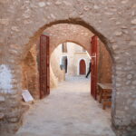 Circuit et Excursion avec une nuitée dans le désert sous tente – Sud Tunisien Plonger au cœur du Sahara tunisien, c’est vivre une expérience qui va bien au-delà d’un simple voyage : c’est une aventure humaine, culturelle et sensorielle. Le circuit et excursion avec une nuitée sous tente dans le Sud tunisien est une invitation à la découverte, à la détente et à l’émerveillement. Entre dunes dorées, oasis verdoyantes et villages berbères, chaque étape est un tableau vivant d’authenticité et de beauté naturelle. Une immersion totale dans le charme du désert tunisien Imaginez le coucher du soleil sur les dunes de sable fin, le silence du désert interrompu seulement par le souffle du vent, et la voie lactée illuminant le ciel. C’est exactement ce que vous vivrez lors de votre excursion dans le Sahara tunisien. Nos circuits organisés Sud Tunisie vous offrent une expérience inoubliable, combinant découverte culturelle, confort et aventure. Départ depuis plusieurs villes tunisiennes Nos excursions partent de Tunis, Hammamet, Sousse, Monastir, Sfax, Djerba, Gabès, Bizerte, Kélibia et Korba. Que vous soyez au nord ou au sud du pays, nous vous garantissons un transport confortable et climatisé, assuré par notre service de navette aéroport . Chaque départ est organisé pour optimiser votre temps de trajet et maximiser votre expérience sur place. Dès votre arrivée dans le désert, l’aventure commence : randonnée, dromadaire, dîner berbère et nuit magique sous les étoiles. Les étapes phares d’un circuit dans le Sahara Un circuit dans le désert du sud tunisien se déroule souvent sur deux ou trois jours. Voici un aperçu du programme le plus demandé : Jour 1 – Cap vers Douz, la porte du Sahara Départ matinal vers Douz, en traversant des paysages contrastés : plaines verdoyantes, montagnes rocailleuses et zones arides. Douz est surnommée la "porte du Sahara", un lieu mythique où commence le grand désert. Déjeuner typique sur place, puis rencontre avec les chameliers pour une balade à dos de dromadaire au cœur des dunes. Au coucher du soleil, vous rejoignez le campement pour une soirée inoubliable : dîner traditionnel, animation musicale, feu de camp et nuitée sous tente berbère. Jour 2 – Lever du soleil et route vers les oasis Le réveil dans le désert est un moment magique : le soleil se lève lentement, colorant les dunes d’ocre et d’or. Après le petit-déjeuner, départ vers Tozeur, capitale du Sud-Ouest tunisien, connue pour ses palmeraies et son architecture en briques ocre. Visite des oasis de montagne comme Chebika, Tamerza et Midès, où l’eau jaillit entre les roches et forme des cascades naturelles spectaculaires. Ces sites sont souvent le cadre de nos randonnées en montagne dans le Sahara . Jour 3 – Matmata et les maisons troglodytes Sur le chemin du retour, arrêt à Matmata, célèbre pour ses maisons troglodytes creusées dans la roche. C’est ici qu’ont été tournées plusieurs scènes de Star Wars ! Vous découvrirez le mode de vie des familles berbères, qui conservent encore les traditions ancestrales de cette région. Pourquoi choisir une nuit sous tente dans le désert ? Dormir dans le désert, ce n’est pas seulement dormir à la belle étoile. C’est une rencontre intime avec la nature, un moment de paix et de reconnexion avec soi-même. Nos campements sont soigneusement sélectionnés pour allier confort, sécurité et authenticité. Les tentes sont équipées de matelas, couvertures et sanitaires communs, tout en préservant l’ambiance typiquement saharienne. Le dîner est préparé sur place, souvent à base de couscous, viande grillée, pain cuit sous le sable et dattes locales. Une expérience culinaire simple, mais exceptionnelle. Des excursions personnalisées pour tous les goûts Chaque voyageur est unique, c’est pourquoi nous proposons plusieurs formules d’excursions : Circuits courts (1 ou 2 jours) pour les visiteurs pressés mais curieux. Circuits longs (3 à 5 jours) pour une immersion totale dans le désert. Excursions thématiques : photographiques, sportives, culturelles ou gastronomiques. Voyages en groupe ou sur mesure, selon vos envies et votre budget. Consultez notre page dédiée pour plus de détails sur nos excursions en Tunisie . Les incontournables du Sud tunisien Le Sud tunisien regorge de lieux magiques à explorer : Chott El Jerid : un immense lac salé aux reflets roses et argentés. Ksar Ghilane : une oasis au cœur du désert, idéale pour se baigner dans une source chaude naturelle. Tataouine : région des ksours, ces anciens greniers berbères perchés sur les collines. Tozeur : ville d’oasis et de palmeraies, riche en culture et en hospitalité. Ces lieux sont au cœur de nos circuits désert Tunisie , soigneusement élaborés pour faire de votre séjour un souvenir impérissable. L’expérience humaine avant tout Ce qui rend nos circuits uniques, c’est avant tout l’humain. Les guides locaux partagent avec passion leur culture, leurs histoires et leur amour du Sahara. Ils connaissent chaque sentier, chaque dune et chaque légende. Avec eux, le désert n’est plus un lieu vide, mais un espace vibrant de vie et de traditions. Vous pouvez d’ailleurs lire les avis authentiques de nos voyageurs sur TripAdvisor pour découvrir leurs témoignages. Une aventure accessible à tous Que vous voyagiez en couple, en famille ou entre amis, le circuit désert avec nuit sous tente est une aventure accessible à tous. Nos circuits sont conçus pour convenir aussi bien aux amateurs de confort qu’aux aventuriers dans l’âme. Les véhicules 4x4 modernes assurent un trajet agréable, même dans les zones les plus reculées. Et si vous souhaitez prolonger votre séjour ou planifier votre itinéraire complet, notre équipe s’occupe de tout, y compris le transfert depuis ou vers l’aéroport grâce à notre service de navette aéroport . Réservez votre aventure dès maintenant Laissez-vous tenter par cette expérience unique. Le désert vous attend avec ses paysages infinis et sa sérénité incomparable. Pour obtenir un devis gratuit et personnalisé, cliquez ici : Demande de devis voyage désert Sud Tunisie . Vous pouvez aussi consulter nos articles inspirants sur notre blog d’excursions en Tunisie pour mieux préparer votre voyage. Pourquoi choisir Sud Tunisie ? Chez Sud Tunisie, nous croyons que chaque voyage doit être une expérience sincère, respectueuse et mémorable. Nous mettons un point d’honneur à : Favoriser le tourisme durable dans le désert. Travailler avec des guides et artisans locaux. Offrir des prix justes et transparents. Garantir confort et sécurité à chaque étape. C’est cette philosophie qui fait de nos circuits les plus appréciés du pays, comme en témoignent nos voyageurs sur TripAdvisor . Conclusion : une nuit dans le Sahara, un souvenir pour la vie Dormir sous les étoiles du Sahara, marcher sur les dunes dorées, partager un thé avec les habitants du désert… Ce ne sont pas seulement des moments à vivre, mais des émotions à ressentir profondément. Alors, prêt à vivre votre rêve saharien ? Rejoignez-nous dès aujourd’hui sur Sud Tunisie et laissez la magie du désert faire le reste.