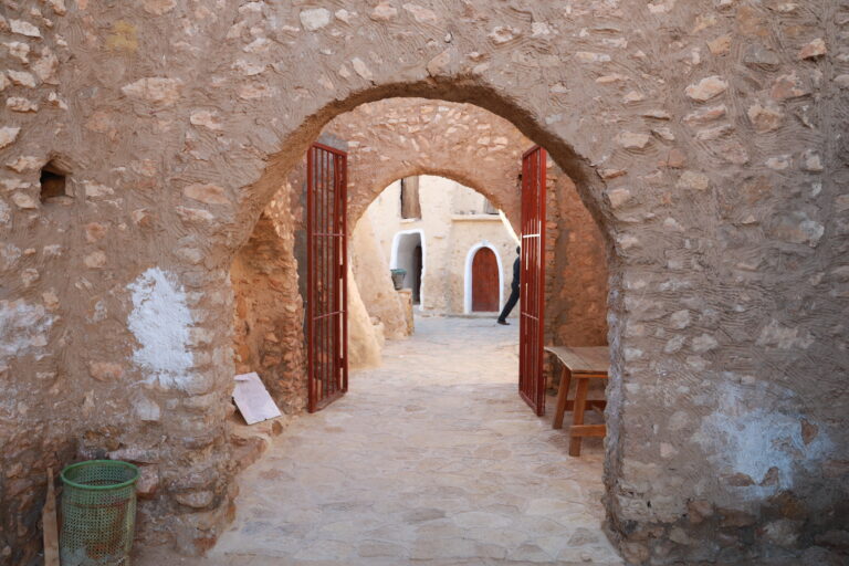 Circuit et Excursion avec une nuitée dans le désert sous tente – Sud Tunisien Plonger au cœur du Sahara tunisien, c’est vivre une expérience qui va bien au-delà d’un simple voyage : c’est une aventure humaine, culturelle et sensorielle. Le circuit et excursion avec une nuitée sous tente dans le Sud tunisien est une invitation à la découverte, à la détente et à l’émerveillement. Entre dunes dorées, oasis verdoyantes et villages berbères, chaque étape est un tableau vivant d’authenticité et de beauté naturelle. Une immersion totale dans le charme du désert tunisien Imaginez le coucher du soleil sur les dunes de sable fin, le silence du désert interrompu seulement par le souffle du vent, et la voie lactée illuminant le ciel. C’est exactement ce que vous vivrez lors de votre excursion dans le Sahara tunisien. Nos circuits organisés Sud Tunisie vous offrent une expérience inoubliable, combinant découverte culturelle, confort et aventure. Départ depuis plusieurs villes tunisiennes Nos excursions partent de Tunis, Hammamet, Sousse, Monastir, Sfax, Djerba, Gabès, Bizerte, Kélibia et Korba. Que vous soyez au nord ou au sud du pays, nous vous garantissons un transport confortable et climatisé, assuré par notre service de navette aéroport . Chaque départ est organisé pour optimiser votre temps de trajet et maximiser votre expérience sur place. Dès votre arrivée dans le désert, l’aventure commence : randonnée, dromadaire, dîner berbère et nuit magique sous les étoiles. Les étapes phares d’un circuit dans le Sahara Un circuit dans le désert du sud tunisien se déroule souvent sur deux ou trois jours. Voici un aperçu du programme le plus demandé : Jour 1 – Cap vers Douz, la porte du Sahara Départ matinal vers Douz, en traversant des paysages contrastés : plaines verdoyantes, montagnes rocailleuses et zones arides. Douz est surnommée la "porte du Sahara", un lieu mythique où commence le grand désert. Déjeuner typique sur place, puis rencontre avec les chameliers pour une balade à dos de dromadaire au cœur des dunes. Au coucher du soleil, vous rejoignez le campement pour une soirée inoubliable : dîner traditionnel, animation musicale, feu de camp et nuitée sous tente berbère. Jour 2 – Lever du soleil et route vers les oasis Le réveil dans le désert est un moment magique : le soleil se lève lentement, colorant les dunes d’ocre et d’or. Après le petit-déjeuner, départ vers Tozeur, capitale du Sud-Ouest tunisien, connue pour ses palmeraies et son architecture en briques ocre. Visite des oasis de montagne comme Chebika, Tamerza et Midès, où l’eau jaillit entre les roches et forme des cascades naturelles spectaculaires. Ces sites sont souvent le cadre de nos randonnées en montagne dans le Sahara . Jour 3 – Matmata et les maisons troglodytes Sur le chemin du retour, arrêt à Matmata, célèbre pour ses maisons troglodytes creusées dans la roche. C’est ici qu’ont été tournées plusieurs scènes de Star Wars ! Vous découvrirez le mode de vie des familles berbères, qui conservent encore les traditions ancestrales de cette région. Pourquoi choisir une nuit sous tente dans le désert ? Dormir dans le désert, ce n’est pas seulement dormir à la belle étoile. C’est une rencontre intime avec la nature, un moment de paix et de reconnexion avec soi-même. Nos campements sont soigneusement sélectionnés pour allier confort, sécurité et authenticité. Les tentes sont équipées de matelas, couvertures et sanitaires communs, tout en préservant l’ambiance typiquement saharienne. Le dîner est préparé sur place, souvent à base de couscous, viande grillée, pain cuit sous le sable et dattes locales. Une expérience culinaire simple, mais exceptionnelle. Des excursions personnalisées pour tous les goûts Chaque voyageur est unique, c’est pourquoi nous proposons plusieurs formules d’excursions : Circuits courts (1 ou 2 jours) pour les visiteurs pressés mais curieux. Circuits longs (3 à 5 jours) pour une immersion totale dans le désert. Excursions thématiques : photographiques, sportives, culturelles ou gastronomiques. Voyages en groupe ou sur mesure, selon vos envies et votre budget. Consultez notre page dédiée pour plus de détails sur nos excursions en Tunisie . Les incontournables du Sud tunisien Le Sud tunisien regorge de lieux magiques à explorer : Chott El Jerid : un immense lac salé aux reflets roses et argentés. Ksar Ghilane : une oasis au cœur du désert, idéale pour se baigner dans une source chaude naturelle. Tataouine : région des ksours, ces anciens greniers berbères perchés sur les collines. Tozeur : ville d’oasis et de palmeraies, riche en culture et en hospitalité. Ces lieux sont au cœur de nos circuits désert Tunisie , soigneusement élaborés pour faire de votre séjour un souvenir impérissable. L’expérience humaine avant tout Ce qui rend nos circuits uniques, c’est avant tout l’humain. Les guides locaux partagent avec passion leur culture, leurs histoires et leur amour du Sahara. Ils connaissent chaque sentier, chaque dune et chaque légende. Avec eux, le désert n’est plus un lieu vide, mais un espace vibrant de vie et de traditions. Vous pouvez d’ailleurs lire les avis authentiques de nos voyageurs sur TripAdvisor pour découvrir leurs témoignages. Une aventure accessible à tous Que vous voyagiez en couple, en famille ou entre amis, le circuit désert avec nuit sous tente est une aventure accessible à tous. Nos circuits sont conçus pour convenir aussi bien aux amateurs de confort qu’aux aventuriers dans l’âme. Les véhicules 4x4 modernes assurent un trajet agréable, même dans les zones les plus reculées. Et si vous souhaitez prolonger votre séjour ou planifier votre itinéraire complet, notre équipe s’occupe de tout, y compris le transfert depuis ou vers l’aéroport grâce à notre service de navette aéroport . Réservez votre aventure dès maintenant Laissez-vous tenter par cette expérience unique. Le désert vous attend avec ses paysages infinis et sa sérénité incomparable. Pour obtenir un devis gratuit et personnalisé, cliquez ici : Demande de devis voyage désert Sud Tunisie . Vous pouvez aussi consulter nos articles inspirants sur notre blog d’excursions en Tunisie pour mieux préparer votre voyage. Pourquoi choisir Sud Tunisie ? Chez Sud Tunisie, nous croyons que chaque voyage doit être une expérience sincère, respectueuse et mémorable. Nous mettons un point d’honneur à : Favoriser le tourisme durable dans le désert. Travailler avec des guides et artisans locaux. Offrir des prix justes et transparents. Garantir confort et sécurité à chaque étape. C’est cette philosophie qui fait de nos circuits les plus appréciés du pays, comme en témoignent nos voyageurs sur TripAdvisor . Conclusion : une nuit dans le Sahara, un souvenir pour la vie Dormir sous les étoiles du Sahara, marcher sur les dunes dorées, partager un thé avec les habitants du désert… Ce ne sont pas seulement des moments à vivre, mais des émotions à ressentir profondément. Alors, prêt à vivre votre rêve saharien ? Rejoignez-nous dès aujourd’hui sur Sud Tunisie et laissez la magie du désert faire le reste.