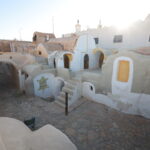 Plonger au cœur du Sahara, c’est plus qu’un simple voyage : c’est une émotion. Nous proposons des circuits et excursions dans le Sud tunisien avec une nuitée sous tente pour vivre le désert de l’intérieur : dunes dorées à perte de vue, ciel étoilé spectaculaire, silence apaisant et accueil nomade chaleureux. Notre promesse : un itinéraire soigné, un rythme confortable, des étapes mythiques (Douz, Ksar Ghilane, Tozeur, Chott El Jerid, Matmata, Tataouine, Chebika, Tamerza…) et des bivouacs authentiques — du campement traditionnel à la tente confort — pour que chaque minute compte. Envie de comparer les idées d’itinéraires ? Découvrez nos circuits dans le désert pensés pour tous les profils, du premier voyageur Sahara au connaisseur en quête de recoins secrets. Pourquoi choisir une excursion avec nuitée sous tente dans le Sahara ? Vivre le désert au “meilleur moment” de la journée. Le lever et le coucher du soleil sont magiques ; la nuit, sous les constellations, transforme l’excursion en souvenir impérissable. Créer une parenthèse hors du temps. Loin du bruit, l’immensité invite au lâcher-prise, à la contemplation et au partage autour du feu. Multiplier les expériences. Dromadaire, 4×4, mini-randonnées sur crêtes de dunes, pause thé chez les nomades, sources chaudes (Ksar Ghilane), oasis de montagne (Chebika, Tamerza) : la nuit sur place offre la flexibilité d’en faire davantage sans courir. Adapter le confort à vos envies. De la tente bédouine rustique et chaleureuse à la tente “lodge” avec literie et sanitaires dédiés, chacun compose son style d’aventure. Pour les marcheurs, nos idées de randonnées mêlent dunes faciles, plateaux et gorges au fil de programmes sur mesure : consultez nos pages Randonnée montagne & Sahara pour choisir l’effort et la durée qui vous ressemblent. Les grands temps forts d’un circuit désert Sud tunisien Dunes de Douz et Chott El Jerid Douz, “porte du désert”, séduit par ses marchés et l’accès direct aux ergs. À l’aube, la lumière se reflète sur le Chott El Jerid, lac salé aux teintes roses et orangées ; panorama incontournable sur la route de Tozeur ou Ksar Ghilane. Ksar Ghilane, oasis chaude au milieu des dunes Ici, on pose les sacs, on glisse les pieds dans la source d’eau chaude, on part à dos de dromadaire au coucher du soleil, puis nuit sous tente dans une atmosphère saharienne totale. Pour les plus sportifs : quad sur itinéraires autorisés, ou petite randonnée crête de dunes au crépuscule. Matmata & Tataouine, l’âme berbère Maisons troglodytes, plateaux rocailleux, ksour (greniers fortifiés) : une immersion dans un patrimoine unique. À Tataouine, les villages du désert racontent la vie de l’oasis sur des siècles ; parfait à combiner avec une nuit dans l’erg voisin. Oasis de montagne : Chebika, Tamerza, Mides Cascades, canyons, palmeraies : au départ de Tozeur, ces oasis suspendues offrent un contraste saisissant avec les dunes. Panorama grandiose, petite marche accessible et pauses photo de carte postale. Sites de film & mer de sable Le décor d’Ong Jmel près de Nefta, les pistes 4×4, les plateaux et les ergs : c’est le Sahara cinématographique, celui qui fait rêver. Nos itinéraires alternent pistes et routes pour “sentir” le désert sans multiplier les transferts. Envie d’une journée d’évasion sans nuitée ? Parcourez nos excursions en Tunisie , modulables en option “coucher de soleil + dîner nomade”. Itinéraires types : de l’initiation au “grand Sud” Option 1 – 2 jours / 1 nuit : Ksar Ghilane & bivouac doux Jour 1 : Départ matinal, pause au Chott El Jerid, entrée à Douz, piste vers Ksar Ghilane. Bain dans la source chaude, balade à dos de dromadaire. Dîner saharien (couscous, grillades) et nuit sous tente. Jour 2 : Réveil aux dunes, mini-randonnée, route via Matmata (troglodytes) et panorama sur les plateaux, déjeuner terroir, retour. Points forts : peu d’heures de route, immersion sable + oasis chaude, parfait pour une première nuit saharienne. Option 2 – 3 jours / 2 nuits : Douz – Ksar Ghilane – Matmata – Tataouine Jour 1 : Douz et ses dunes, bivouac en campement confortable sous la voûte étoilée. Jour 2 : Piste vers Ksar Ghilane, baignade, pause au fort romain, puis Matmata pour l’univers troglodyte. Jour 3 : Tataouine et les ksour (Chenini, Ksar Hadada selon conditions), déjeuner berbère, retour. Points forts : variété paysages (ergs, plateaux, ksour), très belle lecture du Sud en douceur. Option 3 – 4 à 5 jours : Tozeur – Oasis de montagne – Sahara profond Jour 1 : Tozeur, palmeraie, musée des traditions, coucher de soleil. Jour 2 : Chebika, Tamerza, Mides, canyons et cascades. Jour 3 : Chott El Jerid au lever du jour, Douz, entrée de l’erg, bivouac. Jour 4 : Ksar Ghilane, source chaude et dromadaire, dîner saharien. Jour 5 : Matmata troglodyte, retour. Points forts : combinaison “montagnes + mer de sable”, itinéraire “signature” pour amateurs de contraste. Pour puiser d’autres idées, cap sur nos sélections circuits désert et randonnées Sahara . Confort des tentes & styles de bivouac Bivouac nomade : grandes tentes bédouines, matelas, couvertures, feu de camp, ciel nocturne XXL. Ambiance la plus “pure”. Campement confort : tentes fixées, literie, sanitaires partagés ou privatifs selon catégorie, coin lounge, dîner sous la tente-restaurant. Tente “lodge” (selon étape) : literie haut de gamme, électricité, douche privative, idéal pour une première nuit dans le désert tout en douceur. Nos équipes gèrent la logistique (transport 4×4, cuisine, sécurité, matériel) pour que la magie du désert reste au centre. Départs garantis depuis les principales villes Nous organisons vos départs privés ou en mini-groupe depuis : Tunis, Hammamet, Sousse, Monastir, Sfax, Djerba, Gabès, Bizerte (Bizert), Kélibia, Korba. Arrivée tardive en avion ? Simplifiez l’atterrissage avec notre navette aéroport : chauffeur ponctuel, véhicule récent, transfert jusqu’à votre hôtel ou point de départ du circuit. Que comprend généralement votre circuit ? Transport (berline, minibus ou 4×4 selon itinéraire) avec chauffeur-accompagnateur. Encadrement (guide local francophone selon programme). Dîner & petit-déjeuner lors de la nuit sous tente ; déjeuners selon formule choisie. Animations : balade à dromadaire (ou option quad), pause thé, veillée saharienne. Matériel de bivouac (selon catégorie de campement). Assistance logistique et sécurité. Options sur demande : anniversaire/dîner privé dans les dunes, photographe, pique-nique gourmet, tente “lodge”, randonnée thématique (montagne & Sahara ), extension oasis de montagne. Meilleure période, climat et conseils pratiques Périodes idéales : mi-octobre → fin avril pour journées douces et nuits fraîches (prévoir polaires). Été : possible avec départs matinaux, siestes longues, soirées dans les dunes. Tenue : coupe-vent, doudoune légère (nuits), foulard/cheich, lunettes UV, crème solaire, chaussures fermées. Valise “désert” : lampe frontale, batterie externe, gourde, lingettes biodégradables, cache-cou pour le sable. Santé : hydratation régulière, protection tête et nuque, collation salée (effort + chaleur). Photo : housse anti-sable, microfibre, batteries de rechange (le froid nocturne les consomme vite). Expériences thématiques à combiner Lever de soleil VIP sur l’erg, petit-déjeuner dressé façon “table du désert”. Atelier pain de sable avec cuisson traditionnelle. Veillée contes & musique sous la tente bédouine. Oasis secrètes : jardins vivriers, irrigation, rencontre avec les habitants (selon saison). Grand angle photographie : dunes à contre-jour, ciel nocturne, trace de pas, silhouettes de dromadaires. Trek doux : 2–4 h sur crêtes de dunes (modulable), ou randonnées montagne/Sahara pour profils sportifs. Réserver, personnaliser, optimiser son budget Nous construisons votre programme sur mesure (rythme, confort de tente, activités, étapes culturelles) et conseillons les meilleurs enchaînements selon vos dates et points de départ. Pour une proposition claire et rapide, demandez un devis gratuit : itinéraire détaillé, kilométrage, options “confort” et “lodge”, variantes pour familles ou couples. Vous voulez d’abord vous inspirer ? Parcourez nos pages : Circuits désert – toutes les idées classées par durée et thème. Excursions en Tunisie – journées et 2 jours clés en main. Blog excursions Tunisie – récits, conseils, “coulisses” de nos repérages. Randonnée montagne & Sahara – pour aller plus loin à pied. Gages de confiance : avis & retours voyageurs Rien ne remplace l’opinion de celles et ceux qui ont vécu l’expérience. Lisez les avis vérifiés sur Tripadvisor – Sud Tunisie (Tozeur) : retours sur la qualité des guides, la propreté des campements, la cuisine, la ponctualité des chauffeurs et le respect du rythme de voyage. FAQ – Nuit sous tente dans le désert du Sud tunisien Combien d’heures de route par jour ? Selon l’itinéraire, comptez 2 à 5 h par jour en alternant routes et pistes. Nous calons les temps forts (coucher/lever du soleil) pour réduire la sensation de “trajet” et maximiser le temps “dans” les dunes. Peut-on voyager avec des enfants ? Oui, et c’est souvent un souvenir fondateur pour eux. Nous adaptons distances, pauses, menus et heures de dodo. Les dromadaires et les dunes au crépuscule font mouche à tous les âges. Quel niveau de confort pour la nuitée sous tente ? Du bivouac traditionnel (simple, chaleureux) au lodge (litterie + sanitaires privés). Dites-nous vos attentes ; nous proposerons la bonne catégorie. Côté sécurité ? Guides locaux, suivi météo, tracés maîtrisés, radios/téléphonie selon zones, véhicules révisés. Le désert se respecte ; nous l’abordons avec prudence et professionnalisme. Et si j’atterris tard ? Réservez votre navette aéroport : accueil personnalisé, transfert express, départ serein le lendemain matin. Comment réserver ? Un simple formulaire suffit : décrivez vos dates, vos envies, votre ville de départ (Tunis, Hammamet, Sousse, Monastir, Sfax, Djerba, Gabès, Bizerte/Kélibia/Korba). Nous renvoyons un devis gratuit & sans engagement avec toutes les options. Nos engagements pour un désert durable Respect des écosystèmes : bivouacs sur zones dédiées, gestion des déchets, pas de hors-piste sauvage. Économie locale : guides, cuisiniers, campements, artisans ; circuits qui font vivre le territoire. Transmission : rencontres, contes, cuisine traditionnelle, gestes du quotidien nomade. Pédagogie du désert : lecture des dunes, de la faune discrète, des palmeraies irriguées. Prêt·e à vivre votre nuit saharienne ? Imaginez : la chaleur d’un thé à la menthe sous le ciel nacré, le parfum du feu de bois, le sable tiède qui crisse, les voix qui s’apaisent. Le Sahara ne se “voit” pas seulement, il se ressent. Organisons ensemble VOTRE version du voyage : courte initiation, grande traversée, focus dunes ou oasis de montagne — en privé, en couple, en famille ou entre amis. Explorez nos circuits désert . Inspirez-vous avec le blog excursions . Ajoutez une randonnée montagne/Sahara . Simplifiez l’arrivée avec la navette aéroport . Demandez votre devis gratuit / contact . Lisez les avis clients pour partir l’esprit tranquille. Départs possibles depuis : Tunis, Hammamet, Sousse, Monastir, Sfax, Djerba, Gabès, Bizerte (Bizert), Kélibia, Korba — et plus largement partout en Tunisie sur demande. Nous ajustons l’horaire de prise en charge à votre vol/train/hôtel. À très bientôt dans les dunes.