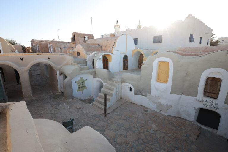 Plonger au cœur du Sahara, c’est plus qu’un simple voyage : c’est une émotion. Nous proposons des circuits et excursions dans le Sud tunisien avec une nuitée sous tente pour vivre le désert de l’intérieur : dunes dorées à perte de vue, ciel étoilé spectaculaire, silence apaisant et accueil nomade chaleureux. Notre promesse : un itinéraire soigné, un rythme confortable, des étapes mythiques (Douz, Ksar Ghilane, Tozeur, Chott El Jerid, Matmata, Tataouine, Chebika, Tamerza…) et des bivouacs authentiques — du campement traditionnel à la tente confort — pour que chaque minute compte. Envie de comparer les idées d’itinéraires ? Découvrez nos circuits dans le désert pensés pour tous les profils, du premier voyageur Sahara au connaisseur en quête de recoins secrets. Pourquoi choisir une excursion avec nuitée sous tente dans le Sahara ? Vivre le désert au “meilleur moment” de la journée. Le lever et le coucher du soleil sont magiques ; la nuit, sous les constellations, transforme l’excursion en souvenir impérissable. Créer une parenthèse hors du temps. Loin du bruit, l’immensité invite au lâcher-prise, à la contemplation et au partage autour du feu. Multiplier les expériences. Dromadaire, 4×4, mini-randonnées sur crêtes de dunes, pause thé chez les nomades, sources chaudes (Ksar Ghilane), oasis de montagne (Chebika, Tamerza) : la nuit sur place offre la flexibilité d’en faire davantage sans courir. Adapter le confort à vos envies. De la tente bédouine rustique et chaleureuse à la tente “lodge” avec literie et sanitaires dédiés, chacun compose son style d’aventure. Pour les marcheurs, nos idées de randonnées mêlent dunes faciles, plateaux et gorges au fil de programmes sur mesure : consultez nos pages Randonnée montagne & Sahara pour choisir l’effort et la durée qui vous ressemblent. Les grands temps forts d’un circuit désert Sud tunisien Dunes de Douz et Chott El Jerid Douz, “porte du désert”, séduit par ses marchés et l’accès direct aux ergs. À l’aube, la lumière se reflète sur le Chott El Jerid, lac salé aux teintes roses et orangées ; panorama incontournable sur la route de Tozeur ou Ksar Ghilane. Ksar Ghilane, oasis chaude au milieu des dunes Ici, on pose les sacs, on glisse les pieds dans la source d’eau chaude, on part à dos de dromadaire au coucher du soleil, puis nuit sous tente dans une atmosphère saharienne totale. Pour les plus sportifs : quad sur itinéraires autorisés, ou petite randonnée crête de dunes au crépuscule. Matmata & Tataouine, l’âme berbère Maisons troglodytes, plateaux rocailleux, ksour (greniers fortifiés) : une immersion dans un patrimoine unique. À Tataouine, les villages du désert racontent la vie de l’oasis sur des siècles ; parfait à combiner avec une nuit dans l’erg voisin. Oasis de montagne : Chebika, Tamerza, Mides Cascades, canyons, palmeraies : au départ de Tozeur, ces oasis suspendues offrent un contraste saisissant avec les dunes. Panorama grandiose, petite marche accessible et pauses photo de carte postale. Sites de film & mer de sable Le décor d’Ong Jmel près de Nefta, les pistes 4×4, les plateaux et les ergs : c’est le Sahara cinématographique, celui qui fait rêver. Nos itinéraires alternent pistes et routes pour “sentir” le désert sans multiplier les transferts. Envie d’une journée d’évasion sans nuitée ? Parcourez nos excursions en Tunisie , modulables en option “coucher de soleil + dîner nomade”. Itinéraires types : de l’initiation au “grand Sud” Option 1 – 2 jours / 1 nuit : Ksar Ghilane & bivouac doux Jour 1 : Départ matinal, pause au Chott El Jerid, entrée à Douz, piste vers Ksar Ghilane. Bain dans la source chaude, balade à dos de dromadaire. Dîner saharien (couscous, grillades) et nuit sous tente. Jour 2 : Réveil aux dunes, mini-randonnée, route via Matmata (troglodytes) et panorama sur les plateaux, déjeuner terroir, retour. Points forts : peu d’heures de route, immersion sable + oasis chaude, parfait pour une première nuit saharienne. Option 2 – 3 jours / 2 nuits : Douz – Ksar Ghilane – Matmata – Tataouine Jour 1 : Douz et ses dunes, bivouac en campement confortable sous la voûte étoilée. Jour 2 : Piste vers Ksar Ghilane, baignade, pause au fort romain, puis Matmata pour l’univers troglodyte. Jour 3 : Tataouine et les ksour (Chenini, Ksar Hadada selon conditions), déjeuner berbère, retour. Points forts : variété paysages (ergs, plateaux, ksour), très belle lecture du Sud en douceur. Option 3 – 4 à 5 jours : Tozeur – Oasis de montagne – Sahara profond Jour 1 : Tozeur, palmeraie, musée des traditions, coucher de soleil. Jour 2 : Chebika, Tamerza, Mides, canyons et cascades. Jour 3 : Chott El Jerid au lever du jour, Douz, entrée de l’erg, bivouac. Jour 4 : Ksar Ghilane, source chaude et dromadaire, dîner saharien. Jour 5 : Matmata troglodyte, retour. Points forts : combinaison “montagnes + mer de sable”, itinéraire “signature” pour amateurs de contraste. Pour puiser d’autres idées, cap sur nos sélections circuits désert et randonnées Sahara . Confort des tentes & styles de bivouac Bivouac nomade : grandes tentes bédouines, matelas, couvertures, feu de camp, ciel nocturne XXL. Ambiance la plus “pure”. Campement confort : tentes fixées, literie, sanitaires partagés ou privatifs selon catégorie, coin lounge, dîner sous la tente-restaurant. Tente “lodge” (selon étape) : literie haut de gamme, électricité, douche privative, idéal pour une première nuit dans le désert tout en douceur. Nos équipes gèrent la logistique (transport 4×4, cuisine, sécurité, matériel) pour que la magie du désert reste au centre. Départs garantis depuis les principales villes Nous organisons vos départs privés ou en mini-groupe depuis : Tunis, Hammamet, Sousse, Monastir, Sfax, Djerba, Gabès, Bizerte (Bizert), Kélibia, Korba. Arrivée tardive en avion ? Simplifiez l’atterrissage avec notre navette aéroport : chauffeur ponctuel, véhicule récent, transfert jusqu’à votre hôtel ou point de départ du circuit. Que comprend généralement votre circuit ? Transport (berline, minibus ou 4×4 selon itinéraire) avec chauffeur-accompagnateur. Encadrement (guide local francophone selon programme). Dîner & petit-déjeuner lors de la nuit sous tente ; déjeuners selon formule choisie. Animations : balade à dromadaire (ou option quad), pause thé, veillée saharienne. Matériel de bivouac (selon catégorie de campement). Assistance logistique et sécurité. Options sur demande : anniversaire/dîner privé dans les dunes, photographe, pique-nique gourmet, tente “lodge”, randonnée thématique (montagne & Sahara ), extension oasis de montagne. Meilleure période, climat et conseils pratiques Périodes idéales : mi-octobre → fin avril pour journées douces et nuits fraîches (prévoir polaires). Été : possible avec départs matinaux, siestes longues, soirées dans les dunes. Tenue : coupe-vent, doudoune légère (nuits), foulard/cheich, lunettes UV, crème solaire, chaussures fermées. Valise “désert” : lampe frontale, batterie externe, gourde, lingettes biodégradables, cache-cou pour le sable. Santé : hydratation régulière, protection tête et nuque, collation salée (effort + chaleur). Photo : housse anti-sable, microfibre, batteries de rechange (le froid nocturne les consomme vite). Expériences thématiques à combiner Lever de soleil VIP sur l’erg, petit-déjeuner dressé façon “table du désert”. Atelier pain de sable avec cuisson traditionnelle. Veillée contes & musique sous la tente bédouine. Oasis secrètes : jardins vivriers, irrigation, rencontre avec les habitants (selon saison). Grand angle photographie : dunes à contre-jour, ciel nocturne, trace de pas, silhouettes de dromadaires. Trek doux : 2–4 h sur crêtes de dunes (modulable), ou randonnées montagne/Sahara pour profils sportifs. Réserver, personnaliser, optimiser son budget Nous construisons votre programme sur mesure (rythme, confort de tente, activités, étapes culturelles) et conseillons les meilleurs enchaînements selon vos dates et points de départ. Pour une proposition claire et rapide, demandez un devis gratuit : itinéraire détaillé, kilométrage, options “confort” et “lodge”, variantes pour familles ou couples. Vous voulez d’abord vous inspirer ? Parcourez nos pages : Circuits désert – toutes les idées classées par durée et thème. Excursions en Tunisie – journées et 2 jours clés en main. Blog excursions Tunisie – récits, conseils, “coulisses” de nos repérages. Randonnée montagne & Sahara – pour aller plus loin à pied. Gages de confiance : avis & retours voyageurs Rien ne remplace l’opinion de celles et ceux qui ont vécu l’expérience. Lisez les avis vérifiés sur Tripadvisor – Sud Tunisie (Tozeur) : retours sur la qualité des guides, la propreté des campements, la cuisine, la ponctualité des chauffeurs et le respect du rythme de voyage. FAQ – Nuit sous tente dans le désert du Sud tunisien Combien d’heures de route par jour ? Selon l’itinéraire, comptez 2 à 5 h par jour en alternant routes et pistes. Nous calons les temps forts (coucher/lever du soleil) pour réduire la sensation de “trajet” et maximiser le temps “dans” les dunes. Peut-on voyager avec des enfants ? Oui, et c’est souvent un souvenir fondateur pour eux. Nous adaptons distances, pauses, menus et heures de dodo. Les dromadaires et les dunes au crépuscule font mouche à tous les âges. Quel niveau de confort pour la nuitée sous tente ? Du bivouac traditionnel (simple, chaleureux) au lodge (litterie + sanitaires privés). Dites-nous vos attentes ; nous proposerons la bonne catégorie. Côté sécurité ? Guides locaux, suivi météo, tracés maîtrisés, radios/téléphonie selon zones, véhicules révisés. Le désert se respecte ; nous l’abordons avec prudence et professionnalisme. Et si j’atterris tard ? Réservez votre navette aéroport : accueil personnalisé, transfert express, départ serein le lendemain matin. Comment réserver ? Un simple formulaire suffit : décrivez vos dates, vos envies, votre ville de départ (Tunis, Hammamet, Sousse, Monastir, Sfax, Djerba, Gabès, Bizerte/Kélibia/Korba). Nous renvoyons un devis gratuit & sans engagement avec toutes les options. Nos engagements pour un désert durable Respect des écosystèmes : bivouacs sur zones dédiées, gestion des déchets, pas de hors-piste sauvage. Économie locale : guides, cuisiniers, campements, artisans ; circuits qui font vivre le territoire. Transmission : rencontres, contes, cuisine traditionnelle, gestes du quotidien nomade. Pédagogie du désert : lecture des dunes, de la faune discrète, des palmeraies irriguées. Prêt·e à vivre votre nuit saharienne ? Imaginez : la chaleur d’un thé à la menthe sous le ciel nacré, le parfum du feu de bois, le sable tiède qui crisse, les voix qui s’apaisent. Le Sahara ne se “voit” pas seulement, il se ressent. Organisons ensemble VOTRE version du voyage : courte initiation, grande traversée, focus dunes ou oasis de montagne — en privé, en couple, en famille ou entre amis. Explorez nos circuits désert . Inspirez-vous avec le blog excursions . Ajoutez une randonnée montagne/Sahara . Simplifiez l’arrivée avec la navette aéroport . Demandez votre devis gratuit / contact . Lisez les avis clients pour partir l’esprit tranquille. Départs possibles depuis : Tunis, Hammamet, Sousse, Monastir, Sfax, Djerba, Gabès, Bizerte (Bizert), Kélibia, Korba — et plus largement partout en Tunisie sur demande. Nous ajustons l’horaire de prise en charge à votre vol/train/hôtel. À très bientôt dans les dunes.