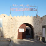 Découvrir le Sahara n’est pas seulement cocher une case sur une liste de voyages. C’est sentir le silence vibrant des dunes, dîner sous la Voie lactée et se réveiller avec la lumière dorée qui caresse l’erg. Nous concevons des circuits désert et excursions avec nuitée sous tente taillés sur mesure, alliant confort, authenticité et sécurité. Que vous partiez de Tunis, Hammamet, Sousse, Monastir, Sfax, Djerba, Gabes, Bizert, Kelibia ou Korba, notre équipe s’occupe de tout, du transfert au bivouac, pour que vous profitiez pleinement de l’instant. Pour avoir un aperçu de nos itinéraires et disponibilités, explorez nos circuits dans le désert . Besoin d’un transfert depuis l’aéroport ou votre hôtel ? Réservez votre navette aéroport en quelques clics. Pourquoi choisir une nuitée sous tente dans le Sahara tunisien ? Le désert du Sud tunisien, entre Douz, Ksar Ghilane, Matmata, Tozeur, Tamerza et Chebika, offre une palette de paysages époustouflants : dunes du Grand Erg Oriental, plateaux lunaires, palmeraies fumantes, canyons ocre et sources chaudes. Dormir sous tente vous permet de : Vivre la magie des étoiles loin de toute pollution lumineuse. Partir au rythme du désert : coucher de soleil sur les dunes, feu de camp, contes et thé à la menthe. Décrocher vraiment : pas d’horloge, pas de bruit, seulement le souffle du vent et le pas des dromadaires. Photographier des instants rares : la lumière du matin qui sculpte les crêtes, les ombres qui dansent, l’infini à 360°. Pour prolonger l’aventure à pied, consultez nos idées de randonnée en montagne dans le Sahara : crêtes, canyons et oasis suspendues à portée de pas. Nos points forts (et ce que cela change pour vous) Itinéraires intelligents et évolutifs : vous hésitez entre Tozeur, Douz ou Ksar Ghilane ? Nous ajustons le circuit selon la saison, la météo et votre profil (familles, sportifs, amateurs de photo). Véhicules 4×4 agréés et chauffeurs guides expérimentés : sécurité sur pistes et franchissements. Bivouacs confort : tentes spacieuses, matelas épais, duvet adapté à la saison, dîner chaud et petit-déjeuner copieux. Logistique fluide de bout en bout : prise en charge dès votre ville de départ (Tunis, Hammamet, Sousse, Monastir, Sfax, Djerba, Gabes, Bizert, Kelibia, Korba), transferts synchronisés avec vos vols via notre service de navette aéroport . Prix clairs, sans surprise : pas de frais cachés. Demandez un devis gratuit en 1 minute. Crédibilité vérifiable : lisez les avis clients et voyez pourquoi nos voyageurs nous recommandent. Exemple d’itinéraire — 2 jours / 1 nuit sous tente (départ multi-villes) Jour 1 : Cap sur Douz ou Tozeur → Campement saharien Matin : prise en charge à Tunis, Hammamet, Sousse, Monastir, Sfax, Djerba, Gabes, Bizert, Kelibia ou Korba. Route confortable vers votre porte du désert (Douz ou Tozeur) selon la saison et votre horaire. Midi : escale gourmande (cuisine locale), briefing sécurité et découverte des bases de la conduite sur piste (pour les curieux). Après-midi : transfert 4×4 vers l’erg. Pause photo sur les dunes, initiation à la vie du désert, marche douce (30–60 min) au coucher du soleil. Soirée : installation au bivouac, dîner berbère, feu de camp, ciel étoilé. Option : balade à dos de dromadaire au crépuscule (à réserver). Nuit sous tente. Jour 2 : Levée du soleil → Oasis → Retour Aube : réveil pour un lever de soleil grandiose, café/thé, petit-déjeuner en plein air. Matinée : piste vers une oasis (ex. Ksar Ghilane, bain possible dans la source chaude) ou Star Wars Ong Jmel (depuis Tozeur) selon l’axe choisi. Midi : déjeuner, temps libre pour l’artisanat (chech, poterie, dattes Deglet Nour). Après-midi : route retour vers votre ville de départ, arrivée prévue en fin d’après-midi/soir. Vous souhaitez un autre rythme ? Parcourez nos excursions en Tunisie , d’une demi-journée à plusieurs jours, et composez votre expérience. Version 3 jours / 2 nuits : dunes profondes, villages troglodytes et oasis de montagne Jour 1 : Douz → Mer de dunes Approche progressive des dunes du Grand Erg Oriental. Coucher de soleil depuis une crête, nuit sous tente. Jour 2 : Ksar Ghilane → Matmata/Tamezret Découverte de Ksar Ghilane, baignade optionnelle dans la source. L’après-midi, route vers Matmata (maisons troglodytes) et Tamezret (village perché). Selon la saison, deuxième nuit en campement ou maison d’hôtes traditionnelle. Jour 3 : Chénini/Tataouine ou Chebika-Tamerza (selon l’axe Est/Ouest) Axe Est : cap sur Chénini et Tataouine, ksour et panoramas minéraux. Axe Ouest : Chebika, Tamerza et Midès, oasis de montagne et canyons. Retour en fin de journée. Astuce : pour des idées de treks sur les crêtes et canyons, inspirez-vous de notre page randonnée montagne Sahara . À qui s’adresse ce circuit avec nuitée sous tente ? Couples : escapade romantique, diner aux chandelles sous les étoiles. Familles : dunes faciles, dromadaires, ateliers nomades pour les enfants. Aventuriers soft : rando au lever du jour, bivouac confortable, 4×4 sur pistes. Photographes : lumières rasantes, nuits claires, scènes nomades. Team-buildings : bivouac privatisable, logistique pro, activités fédératrices. Besoin d’inspiration avant de vous décider ? Feuilletez notre blog d’excursions en Tunisie pour des récits, conseils et retours d’expérience. Ce qui est inclus (et ce qui peut l’être en option) Inclus en standard : Prise en charge à Tunis, Hammamet, Sousse, Monastir, Sfax, Djerba, Gabes, Bizert, Kelibia, Korba (ou depuis l’aéroport avec la navette ). Transport en 4×4 agréé, carburant, assurances locales. Hébergement sous tente en bivouac aménagé (matelas, couvertures/duvet). Dîner traditionnel et petit-déjeuner au bivouac. Encadrement par chauffeur-guide qualifié. Eau minérale pendant les trajets et au camp. Assistance 24/7. En option : Balade à dos de dromadaire au coucher/lever du soleil. Tente privatisée « premium », lit camp et linge hôtelier. Déjeuner supplémentaire en table d’hôtes. Photographe/vidéaste de voyage. Extension oasis de montagne (Chebika-Tamerza-Midès) ou villages berbères (Matmata-Tamezret-Chénini). Journée rando accompagnée (voir randonnée montagne Sahara ). Meilleure période, météo et conseils pratiques Octobre → Avril : période idéale. Journées douces, nuits fraîches à froides (prévoir polaires/bonnet). Mai → Septembre : chaleur plus marquée. Départs très matinaux, pauses longues à midi, nuitée sous tente possible avec équipement adapté (ventilation, hydratation renforcée). Tenue & équipement : chech/chapeau, lunettes UV, crème solaire, coupe-vent léger, chaussures fermées, gourde. L’hiver, ajoutez polaire/chauffe-corps. Santé & sécurité : nous prévoyons trousse de premiers secours, eau en quantité, communication radio/téléphone sur les pistes et suivi itinéraire. Départs garantis et logistique depuis votre ville Nous programmons des départs et retours fluides depuis Tunis, Hammamet, Sousse, Monastir, Sfax, Djerba, Gabes, Bizert, Kelibia, Korba. Vous arrivez en avion ? Gagnez du temps avec notre service de navette aéroport , coordonné avec les horaires de votre vol. Les arrivées tardives sont gérées : nous pouvons prévoir une nuit d’étape ou adapter l’ordre des visites pour réduire la fatigue. Privatisation, groupes et entreprises Envie d’un bivouac privatisé pour un anniversaire, une demande en mariage ou un séminaire ? Nous personnalisons l’ambiance (lumières, musique live, dresseur de feu), le menu (méchoui, couscous, grillades) et les activités (atelier de montage de tente, initiation aux constellations, défi d’orientation douce dans les dunes). Les entreprises apprécient nos formats courts 2 jours/1 nuit ou 3 jours/2 nuits : impact maximal, logistique simple, souvenirs communs durables. Tarifs indicatifs et façon d’optimiser votre budget Les tarifs varient selon la saison, la taille du groupe, le type de campement et les options choisies. Pour une estimation rapide et transparente, demandez votre devis gratuit . Nos conseils pour économiser sans rogner sur l’expérience : Regrouper les départs depuis une même ville (ex. Sousse/Monastir) pour mutualiser les transferts. Choisir des dates en semaine (souvent plus flexibles). Privilégier la basse/moyenne saison pour les meilleures conditions photo et un désert plus intime. Réserver tôt pour sécuriser les meilleurs emplacements de bivouac. Idées d’extensions pour un voyage désert encore plus riche Route des ksour : Tataouine, Chénini, Douiret, citernes, greniers collectifs et panoramas infinis. Montagnes et canyons : Chebika, Tamerza, Midès – jeux d’eau, palmeraies accrochées à la roche. → Inspirez-vous de nos circuits et excursions en Tunisie . Cinéma & culture pop : décor Star Wars d’Ong Jmel, villages troglodytes de Matmata. Trekking nomade : 2 à 5 jours à pied entre ergs et regs, nuits sous la Voie lactée (voir randonnée-montagne Sahara ). Inspiration & conseils : reportages et retours d’expérience sur notre blog excursions Tunisie . Réservations simples, réponses rapides Choisissez votre format : 2 jours/1 nuit, 3 jours/2 nuits, ou sur mesure. Feuilletez nos circuits désert pour des idées concrètes. Contactez-nous : détaillez vos villes de départ (Tunis, Hammamet, Sousse, Monastir, Sfax, Djerba, Gabes, Bizert, Kelibia, Korba), vos dates et envies. Utilisez le formulaire de contact/devis ou ce lien de contact direct : nous écrire . Recevez votre proposition : programme, budget clair, options et recommandations personnalisées. Validez en toute sérénité : nous bloquons vos dates, coordonnons les transferts (navette aéroport ) et réservons le meilleur bivouac. Pensez aussi à partager votre expérience : vos retours sur Tripadvisor guident les futurs voyageurs. FAQ express – Nuit sous tente dans le Sahara tunisien Combien d’heures de route depuis ma ville ? Depuis Tunis/Hammamet/Sousse/Monastir, comptez une journée agréable avec pauses vers Douz/Tozeur. Depuis Sfax, c’est plus direct. Djerba et Gabes sont des portes rapides pour Ksar Ghilane. Nous optimisons l’itinéraire selon votre point de départ (Bizert, Kelibia, Korba inclus). Faut-il une condition physique particulière ? Non. Tout est adaptable. Les balades dans les dunes sont modulables (de 20 minutes à 2 heures). Pour une vraie mise en jambe, découvrez nos idées de randonnée montagne Sahara . Et si j’ai froid la nuit ? Nous fournissons le couchage adapté à la saison. En hiver, prévoyez une polaire et un bonnet fin. Le feu de camp et une soupe chaude font des merveilles. Y a-t-il des sanitaires au camp ? Selon les sites, sanitaires aménagés ou solutions nomades soignées. Nous vous indiquons le niveau de confort au moment du devis. Puis-je demander une tente privée ? Bien sûr. Nous proposons des tentes “premium” avec literie camp pour plus d’intimité. Et les repas ? Cuisine traditionnelle : chorba, salades, couscous, grillades, fruits et, évidemment, thé à la menthe. Régimes spéciaux possibles (végétarien, sans gluten) sur simple demande. Peut-on combiner désert et visites culturelles ? Oui. Ajoutez Matmata, Tamezret, Chénini ou les oasis de montagne (voir nos excursions en Tunisie ) pour un équilibre parfait. Prêts pour votre nuit sous les étoiles ? Notre promesse est simple : un désert à votre mesure, une logistique fluide, des guides passionnés et une nuit sous tente que vous n’oublierez jamais. Pour démarrer, consultez nos circuits désert , piochez des idées sur le blog , réservez votre navette aéroport si besoin, puis demandez votre devis gratuit . Nous revenons vers vous rapidement avec la meilleure proposition selon vos dates, votre ville de départ (Tunis, Hammamet, Sousse, Monastir, Sfax, Djerba, Gabes, Bizert, Kelibia, Korba) et vos envies. À très vite sous la Voie lactée.