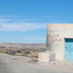 Le Sahara n’est pas qu’un décor de cartes postales : c’est un terrain d’aventures, de rencontres et d’émotions pures. Nous proposons un circuit et excursion avec nuitée sous tente dans le désert du Sud tunisien pensé pour celles et ceux qui veulent vivre, réellement, le désert — ses dunes dorées, ses oasis, sa cuisine au feu de bois, ses ciels constellés. Départs garantis et totalement modulables au départ de Tunis, Hammamet, Sousse, Monastir, Sfax, Djerba, Gabès, Bizerte (Bizert), Kélibia et Korba, avec prise en charge possible dès l’aéroport grâce à notre service de navette aéroport . Pour préparer votre aventure et explorer toutes les variantes (2, 3 ou 4 jours), consultez nos circuits dans le désert et demandez un devis gratuit : nous revenons vers vous rapidement avec un itinéraire optimisé selon votre point de départ, votre rythme et votre budget. Pourquoi choisir un circuit “nuit sous tente” dans le Sahara tunisien ? Immersion totale : coucher de soleil sur les dunes de Tembaine ou Ksar Ghilane, marche douce au crépuscule, dîner au feu de bois, veillée sous les étoiles, réveil dans un silence de coton. Confort maîtrisé : tentes sahariennes spacieuses (standard ou “confort”) avec literie, sanitaires sur camp fixe ou bivouac aménagé, équipe logistique dédiée. Sécurité et sérénité : guides 4×4 expérimentés, itinéraires validés au jour le jour, assistance et communication constante. Rencontres et patrimoine : Douz, Matmata, Chenini et les ksour du Tataouine antique ; oasis de montagne (Chebika, Tamerza, Mides) côté Tozeur ; villages troglodytes et décors berbères. Cuisine du désert : pain cuit sous le sable, méchoui, couscous au feu de bois, dattes de saison ; options végétariennes possibles sur demande. Envie d’explorer d’autres formats d’aventure ? Voyez nos pages dédiées randonnée Sahara et montagne et excursions en Tunisie , ou inspirez-vous via nos articles de blog . Départs multi-villes : Tunis, Hammamet, Sousse, Monastir, Sfax, Djerba, Gabès, Bizerte, Kélibia, Korba Nous organisons des circuits “porte à porte” : prise en charge à l’hôtel, au domicile ou à l’aéroport, puis transfert vers le Sud (Douz, Tozeur, Tataouine ou Ksar Ghilane) avant de basculer en piste et sable. Selon votre point de départ : Depuis Tunis / Hammamet / Nabeul / Bizerte / Kélibia / Korba : route vers Douz ou Tozeur (escale à Kairouan possible). Depuis Sousse / Monastir / Sfax : accès fluide vers Douz ou Matmata puis entrée en zone saharienne. Depuis Djerba / Gabès : rapide jonction Chenini – Ksar Ghilane ou Tataouine – ksour. Votre vol arrive à des horaires décalés ? Réservez notre navette aéroport et partez sans stress. Nos itinéraires phares “nuit sous tente” (2 à 4 jours) Chaque itinéraire est 100 % ajustable : nombre de jours, niveaux de confort, équilibre entre 4×4, marche douce, balade à dos de dromadaire, pauses photo, bains thermaux, etc. Les variantes ci-dessous servent de base ; retrouvez-les aussi dans nos circuits désert . Option Express — 2 jours / 1 nuit : Douz – Tembaine ou Ksar Ghilane Jour 1 : arrivée Douz (ou transfert depuis votre ville), piste vers Tembaine ou Ksar Ghilane. Baignade facultative dans la source d’eau chaude de Ksar Ghilane, mini-randonnée au coucher du soleil, repas traditionnel sous tente. Nuit : bivouac aménagé ou camp fixe sous mille étoiles. Jour 2 : lever de soleil sur les dunes, petit-déjeuner, balade à dos de dromadaire ou trek court, retour piste vers Douz. Transfert retour selon votre ville. Pour qui ? Week-end prolongé, première immersion, famille avec enfants. À combiner avec : une excursion en Tunisie (Matmata troglodyte, Chenini), selon votre timing. Option Signature — 3 jours / 2 nuits : Douz – Tembaine – Zafrane Jour 1 : Douz → cordon de dunes et ergs jusqu’aux pieds de Tembaine. Premier coucher de soleil, dîner au feu de bois. Jour 2 : progression hors-piste vers Zafrane : mer de sable, déserts minéraux, panoramas grand angle. Pause thé à l’ombre d’un acacia, initiation navigation dans le sable, nuit saharienne. Jour 3 : trek matinal sur crêtes, retour par Chott el-Jerid (sel et mirages) si votre sortie se fait côté Tozeur. Pour qui ? Voyageurs qui veulent “sentir” le temps long du désert. Bonus : possibilité d’ajouter une demi-journée oasis de montagne (Chebika – Tamerza – Mides, côté Tozeur). Option Grand Sud — 4 jours / 3 nuits : Matmata – Chenini – Ksar Ghilane – Tembaine Jour 1 : Matmata (maisons troglodytes) → Toujane → Chenini (village perché) → Tataouine (ksour : Ksar Ouled Soltane, Ksar Hadada). Jour 2 : piste vers Ksar Ghilane, baignade dans la source, désert vivant : dromadaires, dunes, fortin romain optionnel. Jour 3 : traversée d’ergs vers Tembaine, picnic sauvage, nuit sous tente au cœur des dunes. Jour 4 : retour par Douz, halte artisans, transfert retour. Pour qui ? Amateurs de paysages variés, de patrimoine berbère et d’ergs majestueux. Enchaînements possibles : journée randonnée Sahara – montagne , ou oasis de montagne au départ de Tozeur si vous poursuivez vers l’ouest. Expériences incluses et options à la carte 4×4 & pistes sahariennes : franchissement de dunes progressif, en toute sécurité. Balade à dos de dromadaire : au lever ou au coucher du soleil, pour “goûter” le rythme du désert. Randonnée douce : crêtes de dunes, couloirs sableux, ergs panoramiques (parcours adaptés à tous). Astronomie à l’œil nu : lecture du ciel, voie lactée, silence total — un moment souvent inoubliable. Cuisine du feu : pain enfoui, tajines, couscous ; thé à la menthe, dattes “deglet nour”. Rencontres et artisanat : nattes tressées, poteries, foulards traditionnels ; achats responsables sur demande. Options : bivouac privé (tente dédiée, service personnalisé), camp “confort” (literie + salles d’eau), photographe ou prise de vues drone (selon zones autorisées), massage de détente au camp, atelier pain ou cuisine. Envie de pousser l’itinérance à pied ? Consultez nos idées randonnée montagne & Sahara ; pour des escapades d’une journée, parcourez nos excursions en Tunisie . Hébergement sous tente : bivouac saharien ou camp fixe Bivouac Nomade : tentes sahariennes spacieuses, matelas épais, grandes couvertures ; coin repas, coin feu, sanitaires mobiles. Atmosphère la plus “pure” et ciel le plus noir. Camp Fixe : tentes ou lodges, salles d’eau communes ou privatives selon catégorie, alimentation électrique en soirée, eau chaude (selon sites). Formule Confort : surclassement literie, tente privative, service de table, collation tardive, petit-déjeuner étoffé. Nous recommandons octobre → avril pour le meilleur équilibre températures/lumière. En été, départs très matinaux et veillées plus tardives, itinéraires adaptés. Conseils pratiques pour un désert réussi Tenue : couches légères la journée, veste coupe-vent pour le soir ; foulard/chèche, lunettes anti-UV. Chaussures : baskets à tige basse ou sandales fermées (dunes), chaussures de marche pour zones caillouteuses. Sac jour : gourde, crème solaire, stick lèvres, lingettes biodégradables, lampe frontale, batterie externe. Santé & confort : nous signaler toute allergie ou régime. Médicaments personnels, trousse de base. Photo & énergie : batteries chargées ; en bivouac, alimentation limitée → privilégier la sobriété énergétique. Respect du milieu : pas de cueillette, pas de déchets laissés sur place. Le désert est un trésor fragile. Pour d’autres astuces et récits terrain, jetez un œil à notre blog des excursions en Tunisie . Tarifs, inclusions et personnalisation Parce que chaque groupe est unique (ville de départ, saison, nombre de participants, niveau de confort, options), nous préparons un chiffrage sur mesure et transparent : Transferts depuis votre ville (Tunis, Hammamet, Sousse, Monastir, Sfax, Djerba, Gabès, Bizerte, Kélibia, Korba). 4×4 privé ou partagé (selon demande), gasoil, autorisations, frais de piste. Guide-chauffeur francophone, assistance logistique, matériel de bivouac. Pension complète au désert (du dîner J1 au petit-déjeuner final), eau minérale incluse. Activités dromadaire / marche, selon formule, et entrées sites si prévues au programme. Obtenez votre devis gratuit / contact direct en 2 minutes. Explorez d’abord toutes nos idées de circuits désert , puis indiquez villes de départ, dates, participants, préférences confort. FAQ – Nuit sous tente dans le Sahara tunisien Combien de temps faut-il depuis Tunis ou Hammamet pour “toucher” les dunes ? Comptez une journée avec pauses pour rejoindre Douz ou Matmata / Tataouine selon l’option. D’où l’intérêt d’un 2 jours / 1 nuit minimum pour ressentir la magie des sables. Douz, Ksar Ghilane ou Tembaine : qu’est-ce qui change ? Ksar Ghilane : oasis emblématique, source chaude, dunes accessibles ; idéale pour une première nuit en tente. Tembaine : ergs majestueux, ambiance plus “hors du monde”, sensations de désert total. Douz : la “porte du Sahara”, excellente base logistique pour rayonner vers erg et chott. Peut-on marcher plutôt que rester en 4×4 ? Oui. Nous mélangeons 4×4 (liaisons et franchissements) et marche douce sur crêtes de dunes. Pour des séjours 100 % à pied, voyez la page randonnée Sahara & montagne . Y a-t-il de l’électricité au bivouac ? En camp fixe : généralement le soir. En bivouac nomade, autonomie limitée (batteries/powerbanks recommandées). Les enfants sont-ils les bienvenus ? Bien sûr. Nous adaptons distances, rythmes et menus. Les 2 jours / 1 nuit conviennent très bien aux familles. Quelles autres idées d’étapes avant/après le désert ? Matmata / Toujane et villages berbères Chenini – Douiret. Ksour et greniers du Tataouine profond (ex. Ksar Ouled Soltane). Oasis de montagne (Chebika, Tamerza, Mides) côté Tozeur. Trouvez de l’inspiration via nos excursions en Tunisie et nos circuits désert . Quelle période privilégier ? D’octobre à avril : températures douces, lumière somptueuse. En été, nous décalons horaires et choisissons des itinéraires plus ventilés. Exemple de programme détaillé – 3 jours / 2 nuits (départ multi-villes) Jour 1 — Matmata, Chenini & entrée dans le sable Accueil à Tunis / Hammamet / Sousse / Monastir / Sfax / Djerba / Gabès / Bizerte / Kélibia / Korba. Route vers Matmata : visite des maisons troglodytes, déjeuner terroir. Cap sur Chenini, village perché et panorama infini. En fin d’après-midi, on file vers Ksar Ghilane : baignade dans la source chaude, thé à la menthe, choix dromadaire ou marche au coucher du soleil. Installation sous tente, dîner traditionnel, veillée au coin du feu. Jour 2 — Piste vers Tembaine : le grand erg Après le lever de soleil, nous quittons l’oasis et entrons dans le far-south : piste, franchissement de cordons de dunes, haltes photo, picnic à l’ombre d’un tamaris. L’après-midi, nous rejoignons Tembaine, dune totem du Grand Erg. Installation du bivouac, balade sur les crêtes, observation des étoiles. Dîner au feu de bois, silence total. Jour 3 — Retour par Douz et le Chott Trek doux au petit matin, dernier thé au désert, cap sur Douz. Selon l’axe retour, traversée du Chott el-Jerid (miroirs de sel), ou artisanat local à Douz. Transfert retour vers votre ville de départ ou vers Tozeur si vous prolongez aux oasis de montagne (Chebika – Tamerza – Mides). Variantes longues sur 4 jours : ajout des ksour de Tataouine, du fort romain à Ksar Ghilane, ou d’une journée randonnée (voir randonnées Sahara & montagne ). Engagement qualité et avis de voyageurs Notre équipe réunit guides sahariens, chauffeurs 4×4, chefs de camp et coordinateurs basés au Sud. Grâce à une logistique rodée (parcs de 4×4, intendance, sécurité), nous offrons des circuits fluides, ponctuels et généreux. Les voyageurs témoignent de leur expérience : l’accueil, la qualité des dîners au feu, la magie des dunes, l’organisation sans fausse note. Lisez leurs retours et laissez le vôtre sur notre page d’avis TripAdvisor . Pour comparer les formats et choisir votre prochaine aventure, commencez ici : Circuits désert — toutes nos idées . Pour une parenthèse sportive ou contemplative, voyez aussi : randonnée montagne & Sahara . Comment réserver — simple, clair, rapide Choisissez votre base d’inspiration : parcourez les circuits désert et les excursions en Tunisie . Indiquez votre ville de départ (Tunis, Hammamet, Sousse, Monastir, Sfax, Djerba, Gabès, Bizerte, Kélibia, Korba), vos dates, le nombre de voyageurs, vos envies (marche, dromadaire, confort…). Recevez un devis sur mesure et les variantes possibles : cliquez sur devis gratuit / contact . Validez : nous réservons les camps ou le bivouac, allouons vos 4×4/équipe, et calons les transferts. Atterrissez serein : réservez la navette aéroport si besoin ; on s’occupe du reste. Envie de glaner conseils, récits et idées de saisons ? Parcourez notre blog des excursions . En résumé : le circuit qui fait aimer le désert, pour de bon Nuit authentique sous tente, cuisine au feu de bois, ciel étoilé irréel. Itinéraires modulables (2 à 4 jours) : Douz, Ksar Ghilane, Tembaine, ksour de Tataouine, troglodytes de Matmata, oasis de montagne de Tozeur. Départs garantis : Tunis, Hammamet, Sousse, Monastir, Sfax, Djerba, Gabès, Bizerte, Kélibia, Korba. Logistique pro : guides sahariens, 4×4 adaptés, sécurité, confort ajustable. Réservation facile : circuits désert , navette aéroport , devis gratuit , avis TripAdvisor , randonnée Sahara , excursions en Tunisie , blog . Le désert n’attend que vous. Cap sur le Sud tunisien : on allume le feu, on dresse les tentes, et on vous garde une place face aux étoiles.
