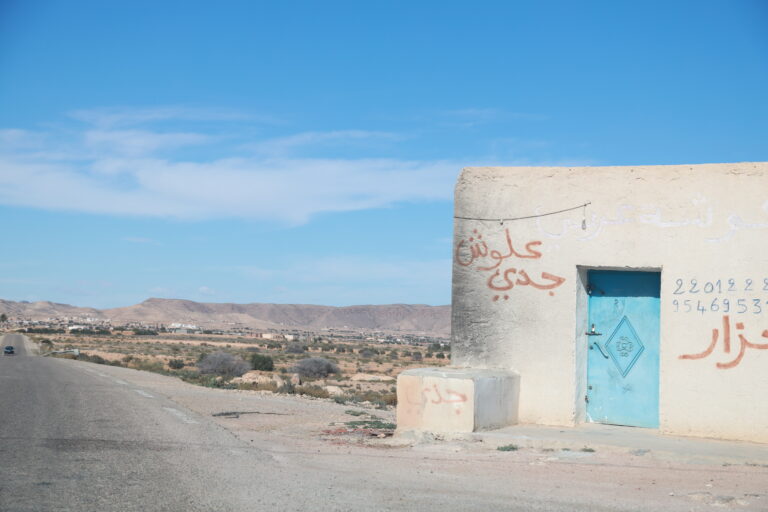 Le Sahara n’est pas qu’un décor de cartes postales : c’est un terrain d’aventures, de rencontres et d’émotions pures. Nous proposons un circuit et excursion avec nuitée sous tente dans le désert du Sud tunisien pensé pour celles et ceux qui veulent vivre, réellement, le désert — ses dunes dorées, ses oasis, sa cuisine au feu de bois, ses ciels constellés. Départs garantis et totalement modulables au départ de Tunis, Hammamet, Sousse, Monastir, Sfax, Djerba, Gabès, Bizerte (Bizert), Kélibia et Korba, avec prise en charge possible dès l’aéroport grâce à notre service de navette aéroport . Pour préparer votre aventure et explorer toutes les variantes (2, 3 ou 4 jours), consultez nos circuits dans le désert et demandez un devis gratuit : nous revenons vers vous rapidement avec un itinéraire optimisé selon votre point de départ, votre rythme et votre budget. Pourquoi choisir un circuit “nuit sous tente” dans le Sahara tunisien ? Immersion totale : coucher de soleil sur les dunes de Tembaine ou Ksar Ghilane, marche douce au crépuscule, dîner au feu de bois, veillée sous les étoiles, réveil dans un silence de coton. Confort maîtrisé : tentes sahariennes spacieuses (standard ou “confort”) avec literie, sanitaires sur camp fixe ou bivouac aménagé, équipe logistique dédiée. Sécurité et sérénité : guides 4×4 expérimentés, itinéraires validés au jour le jour, assistance et communication constante. Rencontres et patrimoine : Douz, Matmata, Chenini et les ksour du Tataouine antique ; oasis de montagne (Chebika, Tamerza, Mides) côté Tozeur ; villages troglodytes et décors berbères. Cuisine du désert : pain cuit sous le sable, méchoui, couscous au feu de bois, dattes de saison ; options végétariennes possibles sur demande. Envie d’explorer d’autres formats d’aventure ? Voyez nos pages dédiées randonnée Sahara et montagne et excursions en Tunisie , ou inspirez-vous via nos articles de blog . Départs multi-villes : Tunis, Hammamet, Sousse, Monastir, Sfax, Djerba, Gabès, Bizerte, Kélibia, Korba Nous organisons des circuits “porte à porte” : prise en charge à l’hôtel, au domicile ou à l’aéroport, puis transfert vers le Sud (Douz, Tozeur, Tataouine ou Ksar Ghilane) avant de basculer en piste et sable. Selon votre point de départ : Depuis Tunis / Hammamet / Nabeul / Bizerte / Kélibia / Korba : route vers Douz ou Tozeur (escale à Kairouan possible). Depuis Sousse / Monastir / Sfax : accès fluide vers Douz ou Matmata puis entrée en zone saharienne. Depuis Djerba / Gabès : rapide jonction Chenini – Ksar Ghilane ou Tataouine – ksour. Votre vol arrive à des horaires décalés ? Réservez notre navette aéroport et partez sans stress. Nos itinéraires phares “nuit sous tente” (2 à 4 jours) Chaque itinéraire est 100 % ajustable : nombre de jours, niveaux de confort, équilibre entre 4×4, marche douce, balade à dos de dromadaire, pauses photo, bains thermaux, etc. Les variantes ci-dessous servent de base ; retrouvez-les aussi dans nos circuits désert . Option Express — 2 jours / 1 nuit : Douz – Tembaine ou Ksar Ghilane Jour 1 : arrivée Douz (ou transfert depuis votre ville), piste vers Tembaine ou Ksar Ghilane. Baignade facultative dans la source d’eau chaude de Ksar Ghilane, mini-randonnée au coucher du soleil, repas traditionnel sous tente. Nuit : bivouac aménagé ou camp fixe sous mille étoiles. Jour 2 : lever de soleil sur les dunes, petit-déjeuner, balade à dos de dromadaire ou trek court, retour piste vers Douz. Transfert retour selon votre ville. Pour qui ? Week-end prolongé, première immersion, famille avec enfants. À combiner avec : une excursion en Tunisie (Matmata troglodyte, Chenini), selon votre timing. Option Signature — 3 jours / 2 nuits : Douz – Tembaine – Zafrane Jour 1 : Douz → cordon de dunes et ergs jusqu’aux pieds de Tembaine. Premier coucher de soleil, dîner au feu de bois. Jour 2 : progression hors-piste vers Zafrane : mer de sable, déserts minéraux, panoramas grand angle. Pause thé à l’ombre d’un acacia, initiation navigation dans le sable, nuit saharienne. Jour 3 : trek matinal sur crêtes, retour par Chott el-Jerid (sel et mirages) si votre sortie se fait côté Tozeur. Pour qui ? Voyageurs qui veulent “sentir” le temps long du désert. Bonus : possibilité d’ajouter une demi-journée oasis de montagne (Chebika – Tamerza – Mides, côté Tozeur). Option Grand Sud — 4 jours / 3 nuits : Matmata – Chenini – Ksar Ghilane – Tembaine Jour 1 : Matmata (maisons troglodytes) → Toujane → Chenini (village perché) → Tataouine (ksour : Ksar Ouled Soltane, Ksar Hadada). Jour 2 : piste vers Ksar Ghilane, baignade dans la source, désert vivant : dromadaires, dunes, fortin romain optionnel. Jour 3 : traversée d’ergs vers Tembaine, picnic sauvage, nuit sous tente au cœur des dunes. Jour 4 : retour par Douz, halte artisans, transfert retour. Pour qui ? Amateurs de paysages variés, de patrimoine berbère et d’ergs majestueux. Enchaînements possibles : journée randonnée Sahara – montagne , ou oasis de montagne au départ de Tozeur si vous poursuivez vers l’ouest. Expériences incluses et options à la carte 4×4 & pistes sahariennes : franchissement de dunes progressif, en toute sécurité. Balade à dos de dromadaire : au lever ou au coucher du soleil, pour “goûter” le rythme du désert. Randonnée douce : crêtes de dunes, couloirs sableux, ergs panoramiques (parcours adaptés à tous). Astronomie à l’œil nu : lecture du ciel, voie lactée, silence total — un moment souvent inoubliable. Cuisine du feu : pain enfoui, tajines, couscous ; thé à la menthe, dattes “deglet nour”. Rencontres et artisanat : nattes tressées, poteries, foulards traditionnels ; achats responsables sur demande. Options : bivouac privé (tente dédiée, service personnalisé), camp “confort” (literie + salles d’eau), photographe ou prise de vues drone (selon zones autorisées), massage de détente au camp, atelier pain ou cuisine. Envie de pousser l’itinérance à pied ? Consultez nos idées randonnée montagne & Sahara ; pour des escapades d’une journée, parcourez nos excursions en Tunisie . Hébergement sous tente : bivouac saharien ou camp fixe Bivouac Nomade : tentes sahariennes spacieuses, matelas épais, grandes couvertures ; coin repas, coin feu, sanitaires mobiles. Atmosphère la plus “pure” et ciel le plus noir. Camp Fixe : tentes ou lodges, salles d’eau communes ou privatives selon catégorie, alimentation électrique en soirée, eau chaude (selon sites). Formule Confort : surclassement literie, tente privative, service de table, collation tardive, petit-déjeuner étoffé. Nous recommandons octobre → avril pour le meilleur équilibre températures/lumière. En été, départs très matinaux et veillées plus tardives, itinéraires adaptés. Conseils pratiques pour un désert réussi Tenue : couches légères la journée, veste coupe-vent pour le soir ; foulard/chèche, lunettes anti-UV. Chaussures : baskets à tige basse ou sandales fermées (dunes), chaussures de marche pour zones caillouteuses. Sac jour : gourde, crème solaire, stick lèvres, lingettes biodégradables, lampe frontale, batterie externe. Santé & confort : nous signaler toute allergie ou régime. Médicaments personnels, trousse de base. Photo & énergie : batteries chargées ; en bivouac, alimentation limitée → privilégier la sobriété énergétique. Respect du milieu : pas de cueillette, pas de déchets laissés sur place. Le désert est un trésor fragile. Pour d’autres astuces et récits terrain, jetez un œil à notre blog des excursions en Tunisie . Tarifs, inclusions et personnalisation Parce que chaque groupe est unique (ville de départ, saison, nombre de participants, niveau de confort, options), nous préparons un chiffrage sur mesure et transparent : Transferts depuis votre ville (Tunis, Hammamet, Sousse, Monastir, Sfax, Djerba, Gabès, Bizerte, Kélibia, Korba). 4×4 privé ou partagé (selon demande), gasoil, autorisations, frais de piste. Guide-chauffeur francophone, assistance logistique, matériel de bivouac. Pension complète au désert (du dîner J1 au petit-déjeuner final), eau minérale incluse. Activités dromadaire / marche, selon formule, et entrées sites si prévues au programme. Obtenez votre devis gratuit / contact direct en 2 minutes. Explorez d’abord toutes nos idées de circuits désert , puis indiquez villes de départ, dates, participants, préférences confort. FAQ – Nuit sous tente dans le Sahara tunisien Combien de temps faut-il depuis Tunis ou Hammamet pour “toucher” les dunes ? Comptez une journée avec pauses pour rejoindre Douz ou Matmata / Tataouine selon l’option. D’où l’intérêt d’un 2 jours / 1 nuit minimum pour ressentir la magie des sables. Douz, Ksar Ghilane ou Tembaine : qu’est-ce qui change ? Ksar Ghilane : oasis emblématique, source chaude, dunes accessibles ; idéale pour une première nuit en tente. Tembaine : ergs majestueux, ambiance plus “hors du monde”, sensations de désert total. Douz : la “porte du Sahara”, excellente base logistique pour rayonner vers erg et chott. Peut-on marcher plutôt que rester en 4×4 ? Oui. Nous mélangeons 4×4 (liaisons et franchissements) et marche douce sur crêtes de dunes. Pour des séjours 100 % à pied, voyez la page randonnée Sahara & montagne . Y a-t-il de l’électricité au bivouac ? En camp fixe : généralement le soir. En bivouac nomade, autonomie limitée (batteries/powerbanks recommandées). Les enfants sont-ils les bienvenus ? Bien sûr. Nous adaptons distances, rythmes et menus. Les 2 jours / 1 nuit conviennent très bien aux familles. Quelles autres idées d’étapes avant/après le désert ? Matmata / Toujane et villages berbères Chenini – Douiret. Ksour et greniers du Tataouine profond (ex. Ksar Ouled Soltane). Oasis de montagne (Chebika, Tamerza, Mides) côté Tozeur. Trouvez de l’inspiration via nos excursions en Tunisie et nos circuits désert . Quelle période privilégier ? D’octobre à avril : températures douces, lumière somptueuse. En été, nous décalons horaires et choisissons des itinéraires plus ventilés. Exemple de programme détaillé – 3 jours / 2 nuits (départ multi-villes) Jour 1 — Matmata, Chenini & entrée dans le sable Accueil à Tunis / Hammamet / Sousse / Monastir / Sfax / Djerba / Gabès / Bizerte / Kélibia / Korba. Route vers Matmata : visite des maisons troglodytes, déjeuner terroir. Cap sur Chenini, village perché et panorama infini. En fin d’après-midi, on file vers Ksar Ghilane : baignade dans la source chaude, thé à la menthe, choix dromadaire ou marche au coucher du soleil. Installation sous tente, dîner traditionnel, veillée au coin du feu. Jour 2 — Piste vers Tembaine : le grand erg Après le lever de soleil, nous quittons l’oasis et entrons dans le far-south : piste, franchissement de cordons de dunes, haltes photo, picnic à l’ombre d’un tamaris. L’après-midi, nous rejoignons Tembaine, dune totem du Grand Erg. Installation du bivouac, balade sur les crêtes, observation des étoiles. Dîner au feu de bois, silence total. Jour 3 — Retour par Douz et le Chott Trek doux au petit matin, dernier thé au désert, cap sur Douz. Selon l’axe retour, traversée du Chott el-Jerid (miroirs de sel), ou artisanat local à Douz. Transfert retour vers votre ville de départ ou vers Tozeur si vous prolongez aux oasis de montagne (Chebika – Tamerza – Mides). Variantes longues sur 4 jours : ajout des ksour de Tataouine, du fort romain à Ksar Ghilane, ou d’une journée randonnée (voir randonnées Sahara & montagne ). Engagement qualité et avis de voyageurs Notre équipe réunit guides sahariens, chauffeurs 4×4, chefs de camp et coordinateurs basés au Sud. Grâce à une logistique rodée (parcs de 4×4, intendance, sécurité), nous offrons des circuits fluides, ponctuels et généreux. Les voyageurs témoignent de leur expérience : l’accueil, la qualité des dîners au feu, la magie des dunes, l’organisation sans fausse note. Lisez leurs retours et laissez le vôtre sur notre page d’avis TripAdvisor . Pour comparer les formats et choisir votre prochaine aventure, commencez ici : Circuits désert — toutes nos idées . Pour une parenthèse sportive ou contemplative, voyez aussi : randonnée montagne & Sahara . Comment réserver — simple, clair, rapide Choisissez votre base d’inspiration : parcourez les circuits désert et les excursions en Tunisie . Indiquez votre ville de départ (Tunis, Hammamet, Sousse, Monastir, Sfax, Djerba, Gabès, Bizerte, Kélibia, Korba), vos dates, le nombre de voyageurs, vos envies (marche, dromadaire, confort…). Recevez un devis sur mesure et les variantes possibles : cliquez sur devis gratuit / contact . Validez : nous réservons les camps ou le bivouac, allouons vos 4×4/équipe, et calons les transferts. Atterrissez serein : réservez la navette aéroport si besoin ; on s’occupe du reste. Envie de glaner conseils, récits et idées de saisons ? Parcourez notre blog des excursions . En résumé : le circuit qui fait aimer le désert, pour de bon Nuit authentique sous tente, cuisine au feu de bois, ciel étoilé irréel. Itinéraires modulables (2 à 4 jours) : Douz, Ksar Ghilane, Tembaine, ksour de Tataouine, troglodytes de Matmata, oasis de montagne de Tozeur. Départs garantis : Tunis, Hammamet, Sousse, Monastir, Sfax, Djerba, Gabès, Bizerte, Kélibia, Korba. Logistique pro : guides sahariens, 4×4 adaptés, sécurité, confort ajustable. Réservation facile : circuits désert , navette aéroport , devis gratuit , avis TripAdvisor , randonnée Sahara , excursions en Tunisie , blog . Le désert n’attend que vous. Cap sur le Sud tunisien : on allume le feu, on dresse les tentes, et on vous garde une place face aux étoiles.
