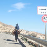 Le Sud tunisien ne se raconte pas, il se vit. Nous avons conçu des circuits et excursions qui mêlent dunes géantes, oasis de montagne, lacs salés irisés et villages troglodytes, avec la possibilité d’une nuitée sous tente pour ressentir le désert jusqu’au bout des étoiles. Que vous cherchiez une première immersion douce ou une aventure plus soutenue, nous bâtissons un itinéraire qui suit votre rythme, votre niveau de confort et vos dates de départ, avec prise en charge depuis Tunis, Hammamet, Sousse, Monastir, Sfax, Djerba, Gabès, Bizerte (Bizert), Kélibia, Korba. Pour feuilleter nos idées prêtes à réserver et comparer les durées, consultez nos circuits désert mis à jour et modulables en privé. Pourquoi choisir un circuit dans le Sud tunisien ? Des paysages en cinémascope et une logistique millimétrée Le Sahara tunisien déploie une palette de paysages exceptionnelle sur des distances raisonnables : Chott El Jerid (lac salé aux reflets roses au lever du soleil), Douz et ses dunes blondes, Ksar Ghilane avec sa source chaude, Matmata et ses maisons troglodytes, Tataouine et les ksour (greniers fortifiés), sans oublier les oasis de montagne Chebika, Tamerza, Mides où l’eau, le calcaire et la verdure dessinent une autre Tunisie. Nous assurons le transport adapté (berline, minibus, 4×4 selon le terrain), des guides locaux francophones, une planification qui cale les moments clefs (coucher/lever de soleil sur les dunes), des repas soignés, et — si vous le souhaitez — un bivouac dans le désert avec couchage confortable. C’est la combinaison idéale pour vivre un voyage intense mais fluide, avec un juste équilibre entre route, pauses photo, balades et temps pour soi. Nos itinéraires signatures : du “premier Sahara” aux grandes traversées 2 jours / 1 nuit : Douz – Ksar Ghilane (bains chauds et coucher de soleil sur l’erg) Jour 1. Départ matinal (prise en charge à votre hôtel ou aéroport), grandes traversées vers Douz, puis cap sur Ksar Ghilane : détente dans la source d’eau chaude, balade à dos de dromadaire (ou quad en option), dîner saharien et nuit sous tente. Vous goûtez déjà au silence, au feu de camp, au ciel constellé. Jour 2. Réveil sur les dunes, mini-randonnée au petit matin, route vers Matmata pour découvrir l’architecture troglodyte et déjeuner typique. Retour en douceur. À qui s’adresse-t-il ? À celles et ceux qui veulent un condensé du désert sans longues distances, avec une nuitée authentique et des paysages variés. 3 jours / 2 nuits : Chott El Jerid – Douz – Ksar Ghilane – Matmata – Tataouine Jour 1. Lever de soleil sur le Chott El Jerid (teintes pastel inoubliables), entrée dans l’erg depuis Douz, bivouac confortable au cœur du sable. Jour 2. Pistes vers Ksar Ghilane (bain chaud, fort romain tout proche), puis route vers Matmata (maison troglodyte, rencontre avec les habitants, dégustation de pain tabouna). Jour 3. Tataouine et les ksour (Chenini, Douiret, Ksar Hadada selon conditions et saison), déjeuner berbère, retour. Pourquoi on l’adore ? Parce qu’il assemble ergs, plateaux, patrimoine berbère et oasis, pour “lire” le Sud avec progression et intensité. 4 à 5 jours : Tozeur – Chebika – Tamerza – Mides – Douz – Ksar Ghilane – Matmata Jour 1. Tozeur, visite de la palmeraie, des quartiers anciens, coucher de soleil à Ong Jmel selon l’horaire. Jour 2. Oasis de montagne : Chebika (cascade et bassins), Tamerza (falaises ocre), Mides (canyon). Jour 3. Chott El Jerid à l’aube, Douz, bivouac dans l’erg. Jour 4. Ksar Ghilane (source chaude), pistes souples et balade à dos de dromadaire au crépuscule. Jour 5. Matmata (troglodytes) et retour au point de départ. Le plus. Le contraste montagnes-oasis-dunes, sans courir : un tempo confortable et des transitions intelligentes. Parfait pour voyageurs curieux, couples et familles. Nuit sous tente dans le désert : trois niveaux de confort, une même magie Bivouac nomade : grande tente bédouine, matelas épais, couvertures, feu de camp, ciel XXL. Ambiance la plus “désert pure”. Campement confort : tentes fixes, literie, sanitaires partagés (ou privatifs selon catégorie), coin lounge, tente-restaurant. Tente “lodge” (selon destinations) : literie haut de gamme, salle d’eau privée, électricité — idéale pour une première nuit saharienne tout en douceur. Notre équipe gère l’intendance (cuisine, matériel, sécurité), tandis que vos guides veillent à l’orientation, la météo et le rythme. Vous n’avez qu’à profiter. Balades & randonnées : de la crête de dune aux sentiers d’oasis Vous avez envie de bouger sans “performance” ? Nous proposons des balades faciles d’1 à 2 h près des camps (crêtes de dunes, points de vue) et des randonnées à la demi-journée dans les oasis ou les reliefs proches. Pour aller plus loin, découvrez nos inspirations Randonnée montagne & Sahara : gorges, plateaux, crêtes au coucher de soleil, circuits thématiques photo ou nature… Nous ajustons distance, dénivelé et horaires selon la saison et votre forme. Excursions à la journée : l’évasion version express Pas de temps pour une nuit ? Choisissez nos excursions en Tunisie : lever ou coucher de soleil sur l’erg, pause thé chez les nomades, visite d’une maison troglodyte à Matmata, oasis de montagne au départ de Tozeur. Possibilité d’ajouter un dîner saharien et de rentrer en soirée : la magie du désert sans nuitée, parfaite pour un week-end ou une extension balnéaire. Départs et transferts simplifiés : nous venons vous chercher Nos circuits partent de Tunis, Hammamet, Sousse, Monastir, Sfax, Djerba, Gabès, Bizerte (Bizert), Kélibia, Korba. Arrivée tardive ? On s’occupe de tout : chauffeur privé, véhicule récent, siège enfant sur demande. Gagnez du temps et du confort avec notre service de navette aéroport . Nous synchronisons la prise en charge avec votre vol, train ou hôtel afin d’éviter les temps morts et de caler au mieux les lumières du désert. Quand partir et comment s’équiper : nos conseils de pros Saison idéale : mi-octobre à fin avril (journées douces, nuits fraîches). L’été est possible avec départs tôt, siestes longues, activité en fin de journée. Tenue : vêtements respirants + couche chaude pour la nuit, coupe-vent, foulard/cheich, lunettes UV, crème solaire, chaussures fermées. Sac malin : lampe frontale, batterie externe, gourde, lingettes biodégradables, housse anti-sable pour appareils. Santé & sécurité : hydratation régulière, chapeau, encadrement par guides expérimentés, véhicules révisés. Photo : mieux vaut batteries de rechange (le froid les use), chamoisine et pochette étanche pour le sable. Moments forts à ne pas manquer : nos “plus” qui font la différence Le lever de soleil depuis une crête, quand l’erg s’embrase. Pain de sable et cuisine nomade : préparation et dégustation autour du feu. Veillée contes & musique : l’art du temps long sous la voûte céleste. Initiation dromadaire au crépuscule, pour la silhouette carte postale. Photo nocturne : voie lactée, traînées d’étoiles (avec trépied et réglages dédiés, que nous vous transmettons si vous le souhaitez). Oasis secrètes : rencontre avec les habitants, irrigation traditionnelle, dattes et produits de l’oasis selon saison. Envie de creuser ces thèmes, ou d’autres idées originales ? Notre blog excursions Tunisie regorge de récits, conseils d’équipement, check-lists, retours terrain. Preuves et avis : la voix de nos voyageurs Rien ne remplace l’expérience de celles et ceux qui sont partis. Découvrez leurs retours, photos et notes sur Tripadvisor – Sud Tunisie (Tozeur) . Vous y lirez la qualité de l’encadrement, la ponctualité, la propreté des campements, la cuisine, et surtout ce que l’on ressent quand le désert se tait et que le ciel prend toute la place. Transparence, rythme, personnalisation : notre méthode Rythme respecté : nous évitons les journées “tunnel”, alternons routes, pistes et temps de respiration pour savourer les panoramas. Logistique claire : véhicules adaptés, chauffeurs formés au désert, pauses planifiées, sécurité d’abord. Personnalisation : vous choisissez confort de tente, activités (dromadaire, quad), randonnée (douce ou sportive), part de culture (troglodytes, ksour, oasis). Gastronomie locale : couscous, grillades, pain tabouna, dattes, thé à la menthe — toujours soigné, copieux, authentique. Responsable : zones de bivouac dédiées, déchets maîtrisés, économie locale valorisée. Combos gagnants : mixer dunes, montagnes et patrimoine Sable + Montagnes : un lever sur l’erg, un après-midi oasis de montagne à Chebika/Tamerza/Mides, et une soirée sous la tente. Troglodytes + Dunes : Matmata le matin, Ksar Ghilane l’après-midi, bain chaud et coucher de soleil à dromadaire. Photo & ciel étoilé : nuit en bivouac nomade, atelier photo (réglages simples), réveil en douceur avec petit-déjeuner dans les dunes. Randonnée thématique : consultez Randonnée montagne & Sahara pour des parcours adaptés aux kids, aux épicuriens ou aux chasseurs d’images. FAQ express : tout ce qu’on nous demande avant de partir Combien d’heures de route par jour ? Selon la formule, 2 à 5 h, en alternant route et piste. Nous planifions pour attraper les plus belles lumières et réduire le temps “subi”. Peut-on voyager avec des enfants ? Oui, et c’est souvent un souvenir fondateur. Nous adaptons distances, horaires, menus, prévoyons pauses ludiques et balade dromadaire. Quel niveau de confort pour dormir ? Du bivouac traditionnel à la tente lodge avec sanitaires privés. Dites-nous votre seuil de confort et on ajuste. Faut-il savoir marcher pour profiter ? Non. Les balades sont optionnelles et modulables. Les plus sportifs trouveront aussi de quoi se régaler (voir Randonnée montagne & Sahara ). Et si j’arrive tard le soir ? On vous récupère à l’aéroport/hôtel grâce à notre navette aéroport et on décale les activités pour garder l’essentiel. Prêt·e à réserver ? De la demande de devis au premier pas dans le sable Vous souhaitez un budget clair, des horaires précis, des options comparées (bivouac vs lodge, dromadaire vs quad, extension oasis de montagne) ? Dites-nous votre ville de départ (Tunis, Hammamet, Sousse, Monastir, Sfax, Djerba, Gabès, Bizerte, Kélibia, Korba), vos dates, votre niveau de confort et le type d’ambiance que vous aimez (calme, photo, famille, aventure). Nous vous renvoyons un itinéraire détaillé avec cartes, étapes et temps de route réalistes. S’inspirer : Circuits dans le désert Préparer une rando : Randonnée montagne & Sahara Partir à la journée : Excursion en Tunisie Lire nos repérages : Blog excursions Tunisie Arriver zen : Navette aéroport Obtenir une offre personnalisée : devis gratuit / contact Parcourir les retours : Avis clients Tripadvisor Conclusion : écrire votre propre carte du Sud Le Sud tunisien n’est pas une simple collection de sites : c’est une histoire qui se déroule au rythme de la lumière, du vent et des rencontres. Nous orchestrons l’itinéraire, la sécurité, les transferts et le confort pour que vous puissiez vous concentrer sur l’émotion : le dessin mouvant des dunes, le thé mentholé sous les étoiles, la fraîcheur d’une oasis au milieu des roches, la texture d’un pain de sable encore chaud, les rires autour du feu. Dès maintenant, imaginez votre version idéale : initiation douce, grande itinérance, focus dunes & ciel nocturne, découverte troglodytes & ksour, randonnées montagne/Sahara… Nous nous chargeons des détails, vous gardez l’essentiel. On part d’où vous êtes — Tunis, Hammamet, Sousse, Monastir, Sfax, Djerba, Gabès, Bizerte, Kélibia, Korba — et on vous dépose au cœur du Sahara. Découvrez nos circuits désert , piochez des idées sur le blog , ajoutez une randonnée , réservez la navette aéroport et demandez votre devis gratuit . Le reste ? Il se passe là-bas, quand le désert se tait et que tout devient simple.