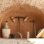 Découvrir le Sud tunisien, c’est accepter de ralentir pour mieux ressentir. Nos circuits et excursions dans le grand Sud réunissent les dunes dorées, les oasis chargées d’histoire, les villages troglodytes, les ksour fortifiés et les nuitées sous tente sous un ciel constellé. Nous façonnons des itinéraires authentiques, modulables et bien rythmés, afin que chaque voyageur, du curieux au passionné, vive son Sahara : contemplatif, actif, familial, premium… ou tout cela à la fois. Envie d’un aperçu immédiat de nos options phares ? Parcourez nos circuits désert , classés par durée, thématique et niveau de confort. Pourquoi choisir un circuit dans le Sud tunisien ? Le Sud tunisien n’est pas seulement une carte postale : c’est un ensemble de territoires complémentaires, à enchaîner intelligemment pour optimiser votre temps et multiplier les “wow moments”. Diversité des paysages : de l’erg sablonneux de Douz et Ksar Ghilane aux canyons et cascades de Chebika, Tamerza et Mides, en passant par le Chott El Jerid (lac salé aux tons rosés au lever du jour) et les plateaux lunaire de Matmata. Culture et mémoire vivantes : maisons troglodytes, ksour (greniers fortifiés) de la région de Tataouine, marchés d’oasis, rencontres avec artisans et familles. Moments signatures : couchers/levés de soleil dans les dunes, veillées autour du feu, balades à dromadaire, bain dans la source chaude de Ksar Ghilane, traversée de l’immense Chott. Confort modulable : du bivouac bédouin à la tente lodge haut de gamme, du 4×4 privé à la berline ou au minibus grand tourisme — on ajuste selon vos envies. Pour les marcheurs, nos portions à pied sont calibrées par saison et niveau. Les plus motivés peuvent explorer nos pages dédiées Randonnée montagne & Sahara , tandis que ceux qui préfèrent de courtes immersions trouveront leur bonheur dans nos excursions en Tunisie d’une journée ou deux. Nos engagements : sécurité, fluidité, respect du désert Sécurité d’abord : chauffeurs-accompagnateurs et guides locaux formés, suivi météo, véhicules révisés, itinéraires validés et flexibles. Logistique soignée : timing optimisé pour capter les “belles lumières”, pauses photo judicieuses, snacks et eau, coordination hébergements/camps. Désert responsable : zones de bivouac dédiées, gestion des déchets, pas de hors-piste sauvage, contribution aux communautés locales, mise en avant des savoir-faire. Clarté budgétaire : chaque proposition détaille distances, étapes, repas inclus, options possibles. Pour recevoir la vôtre : devis gratuit / contact . Itinéraires phares : du condensé d’icônes au “grand tour” Douz – Chott El Jerid – Ksar Ghilane (2 jours/1 nuit) Jour 1 : Départ matinal, traversée du Chott El Jerid (arrêt photo sur les effets de mirage), entrée à Douz (porte du désert), piste vers Ksar Ghilane. Baignade dans la source chaude, balade à dromadaire au coucher de soleil, dîner saharien, nuit sous tente (campement confort ou bivouac nomade selon option). Jour 2 : Mini-randonnée au lever du jour sur une crête de dunes, route vers Matmata (maisons troglodytes, découverte des traditions), déjeuner terroir, retour. Variante “actifs” : quad encadré sur piste autorisée (selon conditions). Pour une extension douce : ajoutez 1 nuit à Douz ou une étape oasis de montagne depuis Tozeur. Tozeur – Oasis de montagne – Sahara profond (4 à 5 jours) Jour 1 : Palmeraie de Tozeur, promenade entre jardins irrigués, musée des traditions. Jour 2 : Chebika, Tamerza, Mides : gorges, cascades, belvédères. Jour 3 : Lever sur le Chott El Jerid, cap sur Douz et entrée de l’erg pour une nuit saharienne. Jour 4 : Ksar Ghilane, bain dans la source, marche sur les dunes, veillée autour du feu. Jour 5 : Matmata et paysages lunaires, puis retour. Envies “long format” ? Nos circuits désert proposent 6 à 8 jours, voire plus, avec les ksour de Tataouine (Chenini, Douiret, Ksar Ouled Soltane) et des nuits sous la Voie lactée. Ksour & villages berbères (3 jours) Jour 1 : Routes de l’arrière-pays, découverte de Chenini et ses maisons accrochées au relief. Jour 2 : Ksar Hadada et Ksar Ouled Soltane, greniers empilés, histoire de l’orge et des caravanes. Jour 3 : Transition vers Ksar Ghilane pour conjuguer culture et sable, retour via plateaux et belvédères troglodytes. Styles de nuitées sous tente : bédouine, confort, lodge Bivouac bédouin : grande tente centrale, tentes dodo, matelas, couvertures, feu de camp, ciel d’étoiles XXL. Ambiance la plus immersive, idéale pour une première rencontre “vraie” avec l’erg. Campement confort : tentes fixes, literie, sanitaires partagés ou privatifs, tente-restaurant. Excellent compromis si vous venez en famille. Tente lodge : literie haut de gamme, douche/toilettes privées, parfois électricité. Pour une nuit saharienne premium. Nous ajustons le format au profil du voyage (couple, tribu, groupe d’amis, team-building), et aux saisons. Les marcheurs trouveront des boucles progressives (1,5 à 4 h) décrites dans Randonnée montagne & Sahara . Départs depuis votre ville, transferts fluides, arrivées tardives Nous proposons des prises en charge depuis : Tunis, Hammamet, Sousse, Monastir, Sfax, Djerba, Gabès, Bizerte (Bizert), Kélibia, Korba — et d’autres villes sur demande. En cas d’atterrissage tardif, prévoyez un transfert privé simple et ponctuel : navette aéroport . Vous gagnez du temps et commencez le circuit reposé. Que comprend votre circuit (selon formule) ? Transport privé (berline, minibus, 4×4). Chauffeur-accompagnateur et/ou guide local francophone. Hébergements (hôtels d’oasis, campements/tentes). Repas : dîner & petit-déjeuner lors des nuitées sous tente, déjeuners selon option. Expériences : dromadaire, thé chez les nomades, veillée, mini-randonnées. Assistance : logistique, sécurité, appuis terrain, flexibilité méticuleuse sur les timings. Vous hésitez sur le bon “mix” ? Inspirez-vous via nos excursions en Tunisie d’une journée (ou deux) — parfait pour tester l’erg et décider d’un futur “grand tour”. Meilleure période & conseils experts Mi-octobre → fin avril : températures idéales en journée, nuits fraîches. Mai/juin & septembre : départs tôt, siestes longues, fins de journée actives. Été : possible en mode sun smart (départs à l’aube, soirées dunes, hydratation renforcée). Check-list utile : coupe-vent, polaire légère, foulard/cheich, lunettes UV, crème solaire, chaussures fermées, lampe frontale, batterie externe, housse anti-sable pour l’appareil photo, trousse minimaliste. Santé & confort : boire régulièrement, manger salé si besoin, protéger tête et nuque, éviter les efforts en milieu de journée. Expériences thématiques à glisser dans votre programme Petit-déjeuner au lever du soleil sur une crête de dunes. Atelier pain de sable et cuisine bédouine. Photographie : Voie lactée, dunes en contre-jour, silhouettes de dromadaires. Culture d’oasis : irrigation, dattes, jardins vivriers (selon saison). Trek doux : 2 à 4 h sur erg et plateaux (voir randonnées montagne & Sahara ). Oasis de montagne : boucle Chebika – Tamerza – Mides au départ de Tozeur. Repérages ciné : décors naturels autour d’Ong Jmel (selon état des pistes). Comment réserver et ajuster votre budget ? Nous chiffrons précisément trajets, repas, type de tente, activités, entrées sur sites. Les familles profitent souvent d’un meilleur rapport qualité-prix en combinant une nuit campement confort avec une nuit lodge. Les couples optent volontiers pour un sunset privé dune + dîner sous les étoiles. Ouvrez le champ des possibles avec nos circuits désert . Comparez l’esprit de voyage via le blog excursions Tunisie (conseils concrets, retours de terrain). Pour un premier pas “léger”, voyez nos excursions en Tunisie . Précisez vos dates, votre ville de départ et vos envies : devis gratuit / contact . Transferts sereins : services de navette aéroport . Paroles de voyageurs : avis et retours d’expérience Rien n’égale un témoignage spontané après une nuit sous les étoiles. Les retours soulignent la ponctualité, la propreté des campements, la qualité des repas, la bienveillance des guides et la souplesse des programmes. Lisez les commentaires récents pour vous faire une idée fidèle : Sud Tunisie sur Tripadvisor – Tozeur . FAQ – Tout ce qu’il faut savoir avant de partir Combien d’heures de route par jour ? Selon itinéraire, de 2 à 5 h en alternant routes et pistes. Nous visons les heures dorées pour les dunes et réduisons les transferts en milieu de journée. Les enfants peuvent-ils participer ? Oui. Nous adaptons le rythme, les pauses, les menus, les horaires dodo. Les dromadaires et la veillée feu de camp font briller les yeux des plus jeunes. Quel niveau de confort pour la nuitée ? Trois standards : bivouac bédouin, campement confort, tente lodge. Dites-nous vos priorités (authenticité, intimité, sanitaire privatif) ; nous ajustons. Quid des randonnées ? De la balade douce (1–2 h) à la boucle de 3–4 h sur crêtes de dunes, selon météo et saison. Pour l’inspiration sportive : randonnée montagne & Sahara . Arrivée tardive à l’aéroport ? Optez pour la navette aéroport : accueil personnalisé, transfert privé jusqu’à votre hôtel ou point de départ. Départs possibles ? Nous assurons des départs depuis Tunis, Hammamet, Sousse, Monastir, Sfax, Djerba, Gabès, Bizerte (Bizert), Kélibia, Korba — et plus largement partout en Tunisie sur demande. Où trouver des idées d’itinéraires prêts à l’emploi ? Dans nos pages circuits désert et excursions en Tunisie ; pour les conseils et retours terrain, consultez le blog excursions Tunisie . Itinéraire d’inspiration sur 6 jours (exemple modulable) Jour 1 – Tozeur & palmeraie : installation, balade ombragée, coucher de soleil sur le belvédère. Jour 2 – Oasis de montagne : Chebika, Tamerza, Mides (cascades, canyons, vues panoramiques). Jour 3 – Chott El Jerid & Douz : traversée du lac salé, déjeuner d’oasis, entrée dans l’erg, dîner saharien et nuit sous tente. Jour 4 – Ksar Ghilane : bain dans la source chaude, sieste, dromadaires, veillée. Jour 5 – Matmata & troglodytes : maisons creusées, dégustations locales, route panoramique. Jour 6 – Ksour de Tataouine : Chenini, Ksar Hadada, Ksar Ouled Soltane, retour. Ce canevas s’adapte aux villes de départ et aux contraintes d’horaires. Comparez les variantes sur circuits désert et demandez un devis gratuit pour recevoir une version ajustée à vos dates. Préparer sa valise “intelligente” pour le Sahara Tenues : pantalons légers, couches thermiques pour la nuit, coupe-vent, foulard/cheich. Pieds : chaussures fermées + sandales pour l’oasis. Protection : crème solaire, lunettes UV, stick lèvres, chapeau. Pratique : lampe frontale, batterie externe, gourde, lingettes biodégradables, mini-pharmacie. Photo : housse anti-sable, microfibre, cartes mémoire, batteries de rechange. Astuce : gardez un tote-bag avec l’essentiel (eau, snack salé, coupe-vent) pour les marches au lever/coucher du soleil. Prêt·e à écrire votre propre histoire saharienne ? Le Sud tunisien se savoure sans se presser : un pas dans le sable, un thé à la menthe, une étoile filante… et déjà l’envie de rester. Notre rôle est simple : écouter vos envies, proposer l’itinéraire clair qui y répond, orchestrer la logistique pour que la magie opère. Explorez nos circuits désert . Découvrez nos idées excursions en Tunisie . Lisez et partagez nos repérages sur le blog excursions Tunisie . Ajoutez une touche outdoor avec randonnée montagne & Sahara . Assurez vos transferts avec la navette aéroport . Et surtout, demandez votre devis gratuit / contact pour recevoir un programme précis, depuis Tunis, Hammamet, Sousse, Monastir, Sfax, Djerba, Gabès, Bizerte (Bizert), Kélibia, Korba, ou toute autre ville selon votre arrivée. Le Sahara vous attend — à nous d’en faire votre plus beau souvenir.