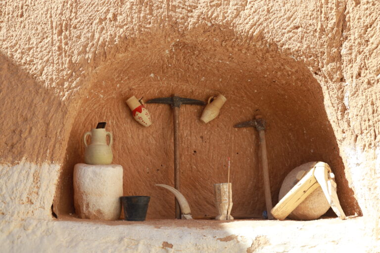 Découvrir le Sud tunisien, c’est accepter de ralentir pour mieux ressentir. Nos circuits et excursions dans le grand Sud réunissent les dunes dorées, les oasis chargées d’histoire, les villages troglodytes, les ksour fortifiés et les nuitées sous tente sous un ciel constellé. Nous façonnons des itinéraires authentiques, modulables et bien rythmés, afin que chaque voyageur, du curieux au passionné, vive son Sahara : contemplatif, actif, familial, premium… ou tout cela à la fois. Envie d’un aperçu immédiat de nos options phares ? Parcourez nos circuits désert , classés par durée, thématique et niveau de confort. Pourquoi choisir un circuit dans le Sud tunisien ? Le Sud tunisien n’est pas seulement une carte postale : c’est un ensemble de territoires complémentaires, à enchaîner intelligemment pour optimiser votre temps et multiplier les “wow moments”. Diversité des paysages : de l’erg sablonneux de Douz et Ksar Ghilane aux canyons et cascades de Chebika, Tamerza et Mides, en passant par le Chott El Jerid (lac salé aux tons rosés au lever du jour) et les plateaux lunaire de Matmata. Culture et mémoire vivantes : maisons troglodytes, ksour (greniers fortifiés) de la région de Tataouine, marchés d’oasis, rencontres avec artisans et familles. Moments signatures : couchers/levés de soleil dans les dunes, veillées autour du feu, balades à dromadaire, bain dans la source chaude de Ksar Ghilane, traversée de l’immense Chott. Confort modulable : du bivouac bédouin à la tente lodge haut de gamme, du 4×4 privé à la berline ou au minibus grand tourisme — on ajuste selon vos envies. Pour les marcheurs, nos portions à pied sont calibrées par saison et niveau. Les plus motivés peuvent explorer nos pages dédiées Randonnée montagne & Sahara , tandis que ceux qui préfèrent de courtes immersions trouveront leur bonheur dans nos excursions en Tunisie d’une journée ou deux. Nos engagements : sécurité, fluidité, respect du désert Sécurité d’abord : chauffeurs-accompagnateurs et guides locaux formés, suivi météo, véhicules révisés, itinéraires validés et flexibles. Logistique soignée : timing optimisé pour capter les “belles lumières”, pauses photo judicieuses, snacks et eau, coordination hébergements/camps. Désert responsable : zones de bivouac dédiées, gestion des déchets, pas de hors-piste sauvage, contribution aux communautés locales, mise en avant des savoir-faire. Clarté budgétaire : chaque proposition détaille distances, étapes, repas inclus, options possibles. Pour recevoir la vôtre : devis gratuit / contact . Itinéraires phares : du condensé d’icônes au “grand tour” Douz – Chott El Jerid – Ksar Ghilane (2 jours/1 nuit) Jour 1 : Départ matinal, traversée du Chott El Jerid (arrêt photo sur les effets de mirage), entrée à Douz (porte du désert), piste vers Ksar Ghilane. Baignade dans la source chaude, balade à dromadaire au coucher de soleil, dîner saharien, nuit sous tente (campement confort ou bivouac nomade selon option). Jour 2 : Mini-randonnée au lever du jour sur une crête de dunes, route vers Matmata (maisons troglodytes, découverte des traditions), déjeuner terroir, retour. Variante “actifs” : quad encadré sur piste autorisée (selon conditions). Pour une extension douce : ajoutez 1 nuit à Douz ou une étape oasis de montagne depuis Tozeur. Tozeur – Oasis de montagne – Sahara profond (4 à 5 jours) Jour 1 : Palmeraie de Tozeur, promenade entre jardins irrigués, musée des traditions. Jour 2 : Chebika, Tamerza, Mides : gorges, cascades, belvédères. Jour 3 : Lever sur le Chott El Jerid, cap sur Douz et entrée de l’erg pour une nuit saharienne. Jour 4 : Ksar Ghilane, bain dans la source, marche sur les dunes, veillée autour du feu. Jour 5 : Matmata et paysages lunaires, puis retour. Envies “long format” ? Nos circuits désert proposent 6 à 8 jours, voire plus, avec les ksour de Tataouine (Chenini, Douiret, Ksar Ouled Soltane) et des nuits sous la Voie lactée. Ksour & villages berbères (3 jours) Jour 1 : Routes de l’arrière-pays, découverte de Chenini et ses maisons accrochées au relief. Jour 2 : Ksar Hadada et Ksar Ouled Soltane, greniers empilés, histoire de l’orge et des caravanes. Jour 3 : Transition vers Ksar Ghilane pour conjuguer culture et sable, retour via plateaux et belvédères troglodytes. Styles de nuitées sous tente : bédouine, confort, lodge Bivouac bédouin : grande tente centrale, tentes dodo, matelas, couvertures, feu de camp, ciel d’étoiles XXL. Ambiance la plus immersive, idéale pour une première rencontre “vraie” avec l’erg. Campement confort : tentes fixes, literie, sanitaires partagés ou privatifs, tente-restaurant. Excellent compromis si vous venez en famille. Tente lodge : literie haut de gamme, douche/toilettes privées, parfois électricité. Pour une nuit saharienne premium. Nous ajustons le format au profil du voyage (couple, tribu, groupe d’amis, team-building), et aux saisons. Les marcheurs trouveront des boucles progressives (1,5 à 4 h) décrites dans Randonnée montagne & Sahara . Départs depuis votre ville, transferts fluides, arrivées tardives Nous proposons des prises en charge depuis : Tunis, Hammamet, Sousse, Monastir, Sfax, Djerba, Gabès, Bizerte (Bizert), Kélibia, Korba — et d’autres villes sur demande. En cas d’atterrissage tardif, prévoyez un transfert privé simple et ponctuel : navette aéroport . Vous gagnez du temps et commencez le circuit reposé. Que comprend votre circuit (selon formule) ? Transport privé (berline, minibus, 4×4). Chauffeur-accompagnateur et/ou guide local francophone. Hébergements (hôtels d’oasis, campements/tentes). Repas : dîner & petit-déjeuner lors des nuitées sous tente, déjeuners selon option. Expériences : dromadaire, thé chez les nomades, veillée, mini-randonnées. Assistance : logistique, sécurité, appuis terrain, flexibilité méticuleuse sur les timings. Vous hésitez sur le bon “mix” ? Inspirez-vous via nos excursions en Tunisie d’une journée (ou deux) — parfait pour tester l’erg et décider d’un futur “grand tour”. Meilleure période & conseils experts Mi-octobre → fin avril : températures idéales en journée, nuits fraîches. Mai/juin & septembre : départs tôt, siestes longues, fins de journée actives. Été : possible en mode sun smart (départs à l’aube, soirées dunes, hydratation renforcée). Check-list utile : coupe-vent, polaire légère, foulard/cheich, lunettes UV, crème solaire, chaussures fermées, lampe frontale, batterie externe, housse anti-sable pour l’appareil photo, trousse minimaliste. Santé & confort : boire régulièrement, manger salé si besoin, protéger tête et nuque, éviter les efforts en milieu de journée. Expériences thématiques à glisser dans votre programme Petit-déjeuner au lever du soleil sur une crête de dunes. Atelier pain de sable et cuisine bédouine. Photographie : Voie lactée, dunes en contre-jour, silhouettes de dromadaires. Culture d’oasis : irrigation, dattes, jardins vivriers (selon saison). Trek doux : 2 à 4 h sur erg et plateaux (voir randonnées montagne & Sahara ). Oasis de montagne : boucle Chebika – Tamerza – Mides au départ de Tozeur. Repérages ciné : décors naturels autour d’Ong Jmel (selon état des pistes). Comment réserver et ajuster votre budget ? Nous chiffrons précisément trajets, repas, type de tente, activités, entrées sur sites. Les familles profitent souvent d’un meilleur rapport qualité-prix en combinant une nuit campement confort avec une nuit lodge. Les couples optent volontiers pour un sunset privé dune + dîner sous les étoiles. Ouvrez le champ des possibles avec nos circuits désert . Comparez l’esprit de voyage via le blog excursions Tunisie (conseils concrets, retours de terrain). Pour un premier pas “léger”, voyez nos excursions en Tunisie . Précisez vos dates, votre ville de départ et vos envies : devis gratuit / contact . Transferts sereins : services de navette aéroport . Paroles de voyageurs : avis et retours d’expérience Rien n’égale un témoignage spontané après une nuit sous les étoiles. Les retours soulignent la ponctualité, la propreté des campements, la qualité des repas, la bienveillance des guides et la souplesse des programmes. Lisez les commentaires récents pour vous faire une idée fidèle : Sud Tunisie sur Tripadvisor – Tozeur . FAQ – Tout ce qu’il faut savoir avant de partir Combien d’heures de route par jour ? Selon itinéraire, de 2 à 5 h en alternant routes et pistes. Nous visons les heures dorées pour les dunes et réduisons les transferts en milieu de journée. Les enfants peuvent-ils participer ? Oui. Nous adaptons le rythme, les pauses, les menus, les horaires dodo. Les dromadaires et la veillée feu de camp font briller les yeux des plus jeunes. Quel niveau de confort pour la nuitée ? Trois standards : bivouac bédouin, campement confort, tente lodge. Dites-nous vos priorités (authenticité, intimité, sanitaire privatif) ; nous ajustons. Quid des randonnées ? De la balade douce (1–2 h) à la boucle de 3–4 h sur crêtes de dunes, selon météo et saison. Pour l’inspiration sportive : randonnée montagne & Sahara . Arrivée tardive à l’aéroport ? Optez pour la navette aéroport : accueil personnalisé, transfert privé jusqu’à votre hôtel ou point de départ. Départs possibles ? Nous assurons des départs depuis Tunis, Hammamet, Sousse, Monastir, Sfax, Djerba, Gabès, Bizerte (Bizert), Kélibia, Korba — et plus largement partout en Tunisie sur demande. Où trouver des idées d’itinéraires prêts à l’emploi ? Dans nos pages circuits désert et excursions en Tunisie ; pour les conseils et retours terrain, consultez le blog excursions Tunisie . Itinéraire d’inspiration sur 6 jours (exemple modulable) Jour 1 – Tozeur & palmeraie : installation, balade ombragée, coucher de soleil sur le belvédère. Jour 2 – Oasis de montagne : Chebika, Tamerza, Mides (cascades, canyons, vues panoramiques). Jour 3 – Chott El Jerid & Douz : traversée du lac salé, déjeuner d’oasis, entrée dans l’erg, dîner saharien et nuit sous tente. Jour 4 – Ksar Ghilane : bain dans la source chaude, sieste, dromadaires, veillée. Jour 5 – Matmata & troglodytes : maisons creusées, dégustations locales, route panoramique. Jour 6 – Ksour de Tataouine : Chenini, Ksar Hadada, Ksar Ouled Soltane, retour. Ce canevas s’adapte aux villes de départ et aux contraintes d’horaires. Comparez les variantes sur circuits désert et demandez un devis gratuit pour recevoir une version ajustée à vos dates. Préparer sa valise “intelligente” pour le Sahara Tenues : pantalons légers, couches thermiques pour la nuit, coupe-vent, foulard/cheich. Pieds : chaussures fermées + sandales pour l’oasis. Protection : crème solaire, lunettes UV, stick lèvres, chapeau. Pratique : lampe frontale, batterie externe, gourde, lingettes biodégradables, mini-pharmacie. Photo : housse anti-sable, microfibre, cartes mémoire, batteries de rechange. Astuce : gardez un tote-bag avec l’essentiel (eau, snack salé, coupe-vent) pour les marches au lever/coucher du soleil. Prêt·e à écrire votre propre histoire saharienne ? Le Sud tunisien se savoure sans se presser : un pas dans le sable, un thé à la menthe, une étoile filante… et déjà l’envie de rester. Notre rôle est simple : écouter vos envies, proposer l’itinéraire clair qui y répond, orchestrer la logistique pour que la magie opère. Explorez nos circuits désert . Découvrez nos idées excursions en Tunisie . Lisez et partagez nos repérages sur le blog excursions Tunisie . Ajoutez une touche outdoor avec randonnée montagne & Sahara . Assurez vos transferts avec la navette aéroport . Et surtout, demandez votre devis gratuit / contact pour recevoir un programme précis, depuis Tunis, Hammamet, Sousse, Monastir, Sfax, Djerba, Gabès, Bizerte (Bizert), Kélibia, Korba, ou toute autre ville selon votre arrivée. Le Sahara vous attend — à nous d’en faire votre plus beau souvenir.