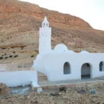 Vous rêvez d’un voyage de Pâques inoubliable au cœur du Sahara tunisien, loin des foules et des itinéraires rigides ? Nous concevons des circuits privatifs et excursions sur-mesure qui transforment un long week-end pascal en évasion exceptionnelle : mer de dunes, oasis de montagne, villages troglodytiques, ciels constellés, rencontre avec des artisans et gastronomie du désert. Notre promesse : un rythme flexible, des trajets optimisés, des hébergements de charme et des guides locaux passionnés. Pour vous inspirer et préparer votre parcours, parcourez nos circuits désert déjà plébiscités. Pourquoi choisir un circuit privé pour la Fête de Pâques au Sahara tunisien ? La période de Pâques tombe en plein printemps, lorsque les températures sont douces, les lumières rasantes subliment les reliefs et que les oasis sont vibrantes de vie. En circuit privatif, nous adaptons chaque étape à votre style : familles, amis, couples ou photographes en quête de couchers de soleil flamboyants. Vous choisissez le niveau de confort, la durée, le rythme des visites et les activités (balade à dos de dromadaire, randonnée douce, visite de villages, ateliers d’artisanat). Et si vous ne savez pas encore par où commencer, nos excursions en Tunisie constituent une base concrète pour composer votre itinéraire signature. Nos engagements : sécurité, confort, authenticité & zéro perte de temps Guides officiels & chauffeurs 4×4 expérimentés : maîtrise du terrain, sécurité et anecdotes qui donnent du relief à chaque paysage. Logistique réglée au millimètre : transferts fluides, réservations confirmées, horaires pensés pour éviter les heures de pointe et profiter des plus belles lumières. Hébergements sélectionnés : maisons d’hôtes de caractère, campements confortables, lodges proches des sites, selon votre budget et vos envies. Cuisine locale mise à l’honneur : dattes Deglet Nour, pains cuits sous le sable, tajines, couscous du Sud, dégustations de thés et infusions aux herbes du désert. Transparence tarifaire & personnalisation : vous recevez un devis clair et détaillé avant toute validation. Demandez votre devis gratuit en un clic. Besoin d’un accueil sans stress ? Notre navette aéroport vous prend en charge dès l’arrivée (Tozeur, Djerba, Tunis selon votre plan de vol) pour vous conduire directement vers l’oasis ou le camp. Programme type “Pâques au Sahara” – 5 à 8 jours, sur-mesure et privatif Chaque itinéraire est personnalisé, mais voici un canevas plébiscité par nos voyageurs pour Pâques ; il se décline en 5, 6, 7 ou 8 jours selon votre temps disponible. Jour 1 : Arrivée & première immersion Accueil par notre équipe, transfert privé vers votre hébergement. Installation, briefing et balade douce pour sentir l’atmosphère de l’oasis. Soirée conviviale autour d’un dîner de spécialités locales et de conseils pour la suite du circuit désert. Jour 2 : Oasis de montagne – Chebika, Tamerza, Mides Cap sur les gorges et cascades des oasis de montagne. Chebika et ses palmeraies en terrasses, Tamerza et ses panoramas vertigineux, Mides et son canyon sculpté par le temps. Photos magiques au coucher du soleil ; retour serein à l’hébergement. Envie d’active ? Notre randonnée Sahara & montagne ajoute un souffle sportif parfaitement dosé. Jour 3 : Chott El Jerid & ergs de Douz Traversée du Chott El Jerid, lac salé mythique aux reflets mirage. Arrêt photos aux dunes de Douz, portes du Sahara. Balade à dromadaire (en option), atelier nougat de dattes, découverte des métiers d’appoint des nomades. Selon l’heure, première nuit en campement avec tente privative, literie douillette et ciel étoilé à couper le souffle. Jour 4 : Mer de dunes & bivouac confort Journée hors-piste entre ergs et regs. Pique-nique dans un erg abrité, initiation au pain de sable, pause contemplation. Installation au camp : douches chaudes, dîner à la lueur des lanternes, contes du désert. Pour les amateurs de ciel profond, c’est la nuit rêvée pour jouer avec l’astrophotographie. Jour 5 : Ksar Ghilane (selon l’itinéraire) & source chaude Cap au Ksar Ghilane, oasis ourlée de dunes, bain dans la source chaude et farniente sous les palmes. Possibilité de boucle 4×4 vers des fortins et des points de vue majestueux. Route vers Matmata (ou nuit supplémentaire au camp selon votre choix). Jour 6 : Matmata troglodytique & Chenini (Tataouine) Visite des maisons troglodytiques de Matmata, rencontre avec des familles qui perpétuent un art de vivre troglodyte millénaire. Puis Chenini et ses ksour (greniers collectifs) veillant sur les collines. Ambiances minérales, artisanat, dégustations. Nuit en maison d’hôtes authentique ou retour vers Djerba. Jour 7 : Djerba & Guellala, puis retour Flânerie à Djerba, Guellala et ses potiers, Houmt Souk et ses ruelles commerçantes. Dernières emplettes, déjeuner de poissons et remise du carnet souvenir. Transfert retour. Jour 8 : Journée bonus & départ Temps libre (balnéaire, culture, artisanat) avant transfert aéroport. Selon votre vol, nous insérons une mini-excursion, une balade privilégiée ou un atelier (épices, cuisine, tissage), au choix. Ce canevas n’est qu’un point de départ : chaque journée se réorganise en fonction de vos envies, des heures dorées pour les prises de vue, des rythmes des enfants, ou d’une randonnée courte tirée de nos idées randonnée montagne & Sahara . Hébergements, campements & confort : dormir bien, rêver mieux Nous proposons : Maisons d’hôtes de charme dans les oasis (authenticité, hospitalité, cuisine familiale). Lodges et hôtels 3★ à 5★ selon vos exigences de confort. Campements sahariens avec tentes privées, lits, linge propre, sanitaires partagés ou privatifs selon la catégorie. Bivouacs exclusifs (sur demande) pour une nuit seule au monde sous la voûte céleste. Chaque sélection est vérifiée : propreté, qualité de la literie, silence nocturne, accès pratique aux sites, sécurité et qualité du service. Pour comparer les options et composer votre mix idéal, découvrez nos circuits désert , puis demandez un devis détaillé via cette page . Expériences culinaires & rencontres locales Le Sahara se savoure aussi dans l’assiette : dattes fondantes, pains tabouna et mella, chorba parfumée, méchoui au feu de bois, pâtisseries au miel. Nous ouvrons les portes d’ateliers d’artisans : potiers de Guellala, tisserandes, herboristes d’oasis. Chaque dégustation ou visite soutient une économie locale respectueuse des traditions. Activités en option pour enrichir votre Pâques saharien Dromadaire au coucher du soleil : icône des voyages au Sahara, tout en douceur. Balades 4×4 “photo-spotting” : rechercher la lumière parfaite sur une crête de dunes. Randonnées faciles à modérées : découvrez nos idées randonnée montagne & Sahara . Ateliers & rencontres : cuisine, épices, tissage, initiation à la musique traditionnelle. Parenthèse bien-être : bain de source chaude à Ksar Ghilane, détente et ressourcement. Navette aéroport & logistique simplifiée L’expérience commence dès l’atterrissage : notre service de navette aéroport assure vos transferts privés entre aéroports (Tozeur, Djerba ou Tunis), hôtels, oasis, campements. Bagages pris en charge, horaires coordonnés ; vous voyagez léger d’esprit. Conseils pratiques pour partir à Pâques dans le désert Météo de printemps : journées douces à chaudes, soirées fraîches. Prévoyez couches légères, coupe-vent, chèche ou casquette. Soleil & confort : lunettes, crème solaire, baume à lèvres, gourde réutilisable. Chaussures : baskets ou chaussures de marche légères pour les oasis et les dunes. Photo : filtre UV, batterie externe, chiffon anti-poussière. Santé & sérénité : petite trousse (pansements, paracétamol, antiseptique) et assurance voyage à jour. Réservations : la Fête de Pâques est une période demandée ; anticipez pour garantir vos hébergements coup de cœur. Tarifs, disponibilités & devis gratuit en 2 minutes Nos prix dépendent de la durée, du niveau d’hébergement, du nombre de voyageurs et des options retenues. Faites-vous une idée claire avec un devis gratuit et sans engagement . Nous détaillons inclus / non inclus, pour une transparence totale. Vous pouvez aussi explorer nos itinéraires sur circuits désert et compléter par des excursions thématiques . Itinéraires associés & idées d’extensions Grand tour des oasis & ksour : combinez montagnes, dunes, Chenini, Douiret et Ksar Ghilane. Base sur circuits désert . Pâques “nature active” : ajoutez des balades ciblées depuis nos propositions randonnée montagne & Sahara . Escapade culturelle : focus sur villages troglodytiques, ateliers d’artisanat, marchés d’oasis, cf. nos excursions en Tunisie . Inspiration & tendances : lisez le blog des excursions en Tunisie pour des récits et conseils de pro. FAQ – Circuit & excursion de Pâques au Sahara (privatif) Combien de jours pour un circuit Sahara à Pâques ? Nous recommandons 5 à 7 jours pour couvrir oasis, dunes et villages, avec un rythme serein. 3-4 jours restent possibles pour une mise en bouche. Circuit privatif ou excursion à la journée ? Le circuit enchaîne plusieurs étapes (oasis, désert, villages), avec nuits en camp ou maison d’hôtes. L’excursion est courte (½ journée, 1 journée), idéale pour un temps limité. Voyez nos excursions et circuits . Le désert à Pâques convient-il aux enfants ? Oui, avec un rythme adapté, des étapes courtes et des moments ludiques (dunes, dromadaire, atelier pain de sable). Nous ajustons les horaires pour éviter fatigue et chaleur. Quelles sont les nuits les plus marquantes ? La nuit en camp au milieu des dunes : ciel étoilé, silence total, dîner sous les lanternes. Un souvenir impérissable. Peut-on ajouter de la marche ? Absolument : nos guides adaptent des boucles faciles dans les oasis de montagne et au bord des ergs. Inspirez-vous de la page randonnée montagne & Sahara . Comment se passent les transferts aéroport ? Notre navette aéroport vous attend à l’heure de votre vol, avec pancarte nominative et eau à bord. Pas d’attente, pas de stress. Quel budget prévoir ? Variable selon la durée, le confort et les options ; demandez un devis personnalisé pour une estimation précise, sans surprises. Avis & confiance : ce que disent nos voyageurs Nous chérissons vos retours : ils nous aident à peaufiner chaque détail. Découvrez des témoignages et notes sur notre page Tripadvisor : Sud Tunisie – Tozeur . Cette transparence reflète notre exigence de qualité. Réserver votre circuit privé de Pâques : simple, rapide, efficace Parcourez nos itinéraires : circuits désert . Échangez vos envies : budgets, dates, activités, niveau de confort. Recevez votre proposition sur-mesure et sécurisez la disponibilité. Confirmez en toute confiance avec un devis gratuit et détaillé . Pour prolonger l’inspiration et préparer vos étapes, consultez aussi nos ressources : Excursions en Tunisie Blog – Excursions Tunisie Randonnée montagne & Sahara Service de navette aéroport Mots-clés et expressions qui comptent pour mieux vous trouver Parce que vous cherchez “circuit Sahara Tunisie Pâques”, “excursion désert sud tunisien”, “voyage Sahara privatif”, “oasis Chebika Tamerza”, “Matmata Chenini Ksar Ghilane”, nous avons pensé cette page pour répondre clairement à ces intentions : programmes modulables, prix transparents, transferts fluides, hébergements vérifiés et guides passionnés. Votre voyage de Pâques au Sahara doit être simple à organiser et grandiose à vivre. Nous sommes là pour orchestrer chaque détail. Prêt pour un Pâques magistral sous les étoiles du Sahara ? Réservez votre circuit privé dès maintenant, et offrez-vous le luxe de la liberté : rythme à votre mesure, moments qui comptent, souvenirs qui durent. Commencez par explorer nos circuits désert puis demandez votre devis gratuit en ligne . Et pour varier les plaisirs, piochez des idées dans randonnée montagne & Sahara , excursions en Tunisie et notre blog d’inspiration .