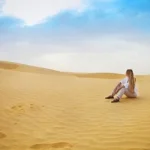 Le Sud tunisien est un monde à part : dunes blondes à l’infini, oasis de montagne accrochées aux falaises, villages troglodytiques, ksour millénaires et chotts étincelants. Nous concevons des circuits désert et des excursions entièrement personnalisés, avec départ de l’adresse de votre choix en Tunisie (Tunis, Hammamet, Sousse, Sfax, Tozeur, Djerba, etc.), pour deux jours, une nuit… ou beaucoup plus. Si vous souhaitez déjà comparer des idées d’itinéraires, explorez nos circuits désert à développer : vous pourrez ensuite affiner les étapes avec notre équipe. Pourquoi choisir le Sud tunisien pour votre prochain voyage ? Le Sud révèle l’âme saharienne de la Tunisie : panoramas de Chott el-Jérid aux reflets rosés, dunes de l’Erg sculptées par le vent, Chebika, Tamerza et Mides où l’eau trace son chemin au milieu des roches, Matmata et ses habitats troglodytiques, Tataouine, Chenini et Ksar Ouled Soltane où les greniers fortifiés racontent l’histoire. En une seule journée, on passe d’un salar immaculé à un canyon verdoyant, puis à une mer de sable qui rougit au coucher de soleil. Notre valeur ajoutée ? Un rythme fluide, des rencontres authentiques et une logistique sans couture : transferts ponctuels, hébergements choisis avec soin, repas savoureux, et guides passionnés qui connaissent les pistes comme leur poche. Quand partir ? Les meilleures périodes pour circuits & excursions Octobre à avril : le meilleur créneau. Températures douces le jour, fraîches la nuit. Idéal pour bivouac, randonnée, balade en dromadaire et excursions. Mai & septembre : périodes de transition. Nous avançons tôt le matin, multiplions les pauses à l’ombre et adaptons les temps de conduite. Juin à août : période très chaude. Nous privilégions les activités au lever du jour et en fin d’après-midi, ainsi que des campements confort climatisés. Dans tous les cas, nous ajustons horaires, distances et hydratation pour allier plaisir et sécurité. Nos circuits personnalisés : 2 jours/1 nuit, 3 à 5 jours, 7 à 10 jours Chaque itinéraire ci-dessous est 100 % modulable : niveau d’aventure, confort souhaité, centres d’intérêt (photo, culture, marche, gastronomie), départ de l’adresse qui vous convient et combinaison possible avec la côte (Djerba, Zarzis). Mini-circuit 2 jours / 1 nuit : Douz – Dunes – Bivouac (ou camp confort) Jour 1 : prise en charge à votre adresse (ville de départ au choix). Arrivée à Douz, “porte du désert”. Passage des premières bandes de dunes en 4×4, pause thé à la menthe, coucher de soleil sur l’Erg. Bivouac nomade sous tente (ambiance feu de camp, pain cuit sous le sable) ou campement confort (lits, sanitaires). Jour 2 : réveil à l’aube, marche douce sur une crête, petit-déjeuner saharien. Retour par les palmeraies et halte artisanat (cheichs, tissages, dattes). Transfert retour à votre adresse. Format express parfait pour un premier contact avec le Sahara, sans congés prolongés. Circuit 3 jours : Ksar Ghilane – Source chaude – Matmata troglodytique Jour 1 : traversée Douz → Ksar Ghilane, baignade dans la source chaude au milieu des dunes, option quad (sur demande). Jour 2 : piste vers Tamezret, paysages lunaires, arrivée à Matmata pour l’architecture troglodytique. Déjeuner chez l’habitant ou table d’hôtes. Jour 3 : boucle photogénique, temps d’échanges sur les usages bédouins et l’histoire locale, retour. Un concentré d’icônes sahariennes avec une touche culture & terroir. Circuit 5 jours : Tozeur – Chott el-Jérid – Ong Jmel – Chebika – Tamerza – Mides – Douz Jour 1 : Tozeur et la médina d’El Hadef, façades en briques ocre, balade en calèche ou à vélo dans la palmeraie. Jour 2 : Ong Jmel (décors de cinéma), dunes dorées, traversée du Chott el-Jérid et ses mirages. Nuit à Douz. Jour 3 : départ en bivouac : mer de sable, dîner sous les étoiles, nuit saharienne. Jour 4 : route vers les oasis de montagne : Chebika (source et oued), Tamerza (cascade), Mides (canyon). Jour 5 : retour à Tozeur, shopping dattes et souvenirs. L’équilibre désert – salin – oasis qui met tout le monde d’accord. Grand circuit 8 à 10 jours : Ksour de Tataouine & villages troglodytiques Tozeur → Douz → Bivouac → Ksar Ghilane : progression sablonneuse, baignade en source thermale, fort romain. Tataouine – Chenini – Ksar Ouled Soltane : greniers fortifiés, coucher de soleil sur le village perché, rencontres artisanales. Matmata & Tamezret : immersion troglodytique, dégustations locales (couscous, chakchouka, ojja). Option Djerba : farniente balnéaire final ou visite du patrimoine (Houmt Souk, Guellala). Le “tout-voir sans se presser” : panoramas variés, culture vivante, rythme confortable. Pour comparer nos canevas et bâtir votre propre version, parcourez nos circuits désert et dites-nous ce que vous souhaitez ajouter, alléger ou intensifier. Excursions à la journée : depuis Tozeur, Douz, Djerba ou Tataouine Vous avez peu de temps ? Une excursion en Tunisie bien pensée suffit pour faire le plein d’émotions : Oasis de montagne : Chebika – Tamerza – Mides : marche facile le long des oueds, points de vue vertigineux, canyons sculptés. Ong Jmel & les décors du désert : dunes ludiques, pauses photo, souvenirs cinéma. Matmata & Tamezret : plongée dans l’habitat troglodytique, rencontre avec les familles, découverte des métiers. Douz “coucher de soleil” : balade chamelière à l’or doré, dîner méchoui ou brik à l’œuf. Feuilletez notre sélection complète d’idées : Excursion en Tunisie , et pour l’inspiration au fil des saisons, abonnez-vous à notre blog des excursions en Tunisie . Randonnée & trek : marcher sur les crêtes, dormir sous les étoiles Les amoureux de grands espaces apprécieront nos boucles rando entre crêtes panoramiques, plateaux tabulaires, oueds et dunes. Niveaux familial, intermédiaire ou sportif ; logistique léger chameaux de bât ou véhicule d’assistance ; nuits bivouac ou campement confort selon vos envies. Itinéraires en crête : vues plongeantes sur les palmeraies, lumières rasantes au petit matin. Traversées d’erg : progression dans le sable, rythme doux, ateliers photos. Gastronomie du camp : pain au sable, tajines, dattes Deglet Nour. Découvrez nos propositions détaillées sur Randonnée montagne & Sahara . Prise en charge & transferts : nous venons vous chercher où vous êtes Que vous atterrissiez à Tunis, Tozeur ou Djerba, ou que vous soyez déjà installé en ville, nous organisons la navette avec un chauffeur ponctuel et professionnel. Réservez simplement votre trajet sur la page services de navette aéroport ; indiquez votre adresse exacte (hôtel, maison, entreprise) : nous passons vous récupérer à l’heure et vous déposons au plus près du point de départ de l’excursion ou du circuit. Hébergements & ambiance : de la maison d’hôtes au campement confort Selon votre style, nous combinons : Maisons d’hôtes : charme local, hospitalité tunisienne, cuisine généreuse. Campements confort : tentes équipées, sanitaires, lits douillets, dîners sous la voûte céleste. Bivouac nomade : immersion maximale, silence du désert, ciel constellé. Hôtels & lodges stratégiques pour limiter les transferts. Chaque adresse est sélectionnée pour son authenticité, son emplacement et sa qualité d’accueil. Sécurité, météo & équipement : voyager serein dans le Sahara Guides & chauffeurs expérimentés : connaissance fine des pistes, vérifications quotidiennes des conditions. Briefings sécurité et hydratation, gestion des pauses ombragées, trousses de premiers secours. Équipement conseillé : chèche ou casquette, lunettes UV, crème solaire, gourde 1–2 L, coupe-vent léger, lampe frontale, chaussures confort. Saisons chaudes : départs très matinaux, étapes plus courtes, points d’eau planifiés. Culture & cuisine : le Sud au rythme des rencontres Un voyage dans le Sud tunisien est d’abord humain : un thé partagé chez un gardien de ksar, la récolte des dattes dans la palmeraie, une initiation au tissage, un pain tabouna cuit au feu de bois, l’harissa maison, le couscous dominical. Nous privilégions des échanges respectueux, loin du folklore forcé, et soutenons des acteurs locaux engagés. Comment réserver ? Devis gratuit, simple et rapide Dites-nous vos dates, votre ville de départ et vos envies (beaucoup de marche, plutôt photo, plus de culture, nuit(s) en bivouac, etc.). Nous vous retournons une proposition sur mesure que vous pourrez ajuster jusqu’à l’itinéraire parfait. → Lancez la démarche en 2 minutes : devis voyage désert – gratuit . Vous voulez d’abord feuilleter les idées ? Parcourez nos circuits désert , puis écrivez-nous le mix qui vous plaît. Exemples de journées “signature” : lever doré, crête panoramique, dîner sous les étoiles Lever de soleil sur une dune : silence absolu, lumière qui glisse sur le sable, petit-déjeuner saharien (galette, huile d’olive, confiture de dattes). Randonnée en balcon : alternance roche/sable, photos grand angle, pause fruits secs. Sieste au camp, lecture à l’ombre d’un tamaris. Balade chamelière au crépuscule, dunes qui rosissent, rires des enfants. Dîner tajine & grillades, contes du désert, Voie lactée à l’œil nu. Pour encore plus d’idées terrain, lisez notre blog excursions Tunisie . FAQ – Questions fréquentes sur nos circuits & excursions Proposez-vous des départs de n’importe quelle adresse ? Oui. Nous assurons la prise en charge à l’adresse de votre choix partout en Tunisie (sous réserve de faisabilité logistique) et construisons l’itinéraire dans le sens le plus efficace. Un circuit 2 jours/1 nuit est-il suffisant ? Pour une première immersion, oui : vous vivez dunes, coucher de soleil et nuit saharienne. Pour multiplier les ambiances (oasis, chott, ksour), comptez 3 à 5 jours. Au-delà, on explore en profondeur sans se presser. Faut-il une condition physique particulière ? Non. Nous adaptons distances et rythme. Les randonnées sont modulables ; les plus sportifs peuvent allonger la foulée, les familles préfèrent des boucles douces. Le bivouac est-il confortable ? Deux options : bivouac nomade (authentique, rustique et magique) ou campement confort (lits, sanitaires). Indiquez votre préférence au moment du devis. Et les transferts aéroport ? Nous les gérons pour vous : voyez notre page navette aéroport et indiquez vos vols. Un chauffeur vous attendra au terminal avec un panneau nominatif. Où puis-je lire des retours d’expérience ? Parcourez les avis et laissez le vôtre après le voyage : Sud Tunisie sur TripAdvisor . Prêt à partir ? Contactez-nous, on s’occupe du reste Que vous rêviez d’un week-end saharien de 2 jours/1 nuit, d’un grand tour de 8 à 10 jours, ou d’un combo rando + bivouac au rythme des étoiles, nous transformons votre idée en itinéraire clair, sécurisé et savoureux. Comparez les possibilités : circuits désert Choisissez vos escapades à la carte : excursions en Tunisie Préparez vos pas : randonnée montagne & Sahara Réservez votre transfert : services navette aéroport Demandez votre devis gratuit et personnalisé (départ de l’adresse que vous voulez en Tunisie) : formulaire de devis – voyage désert Après l’aventure, racontez-nous votre moment préféré : un silence au lever du soleil, un fou rire sur une crête, une rencontre autour d’un thé… Votre commentaire aide les prochains voyageurs à oser le Sahara : donner votre avis sur TripAdvisor . Liens utiles (récapitulatif) Circuits Désert – page à développer : https://sudtunisie.com/voyage/circuits-desert/ Devis voyage désert (gratuit) : https://sudtunisie.com/devis-voyage-desert-sud-tunisie-vacances-pas-cher-tunisie-sahara-tunisie/ Services navette aéroport : https://sudtunisie.com/services-navette-aeroport/ Randonnée montagne & Sahara : https://sudtunisie.com/voyage/randonnee-montagne-sahara/ Excursion en Tunisie : https://sudtunisie.com/voyage/excursion-en-tunisie/ Blog excursions Tunisie : https://sudtunisie.com/voyage/blog-excursions-tunisie/ Avis & commentaires : https://www.tripadvisor.fr/Attraction_Review-g293757-d31317516-Reviews-Sud_Tunisie-Tozeur_Tozeur_Governorate.html