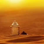 Le Sud tunisien n’est pas seulement une destination, c’est une émotion. Là où le sable rencontre le ciel, où les oasis verdoyantes se cachent au cœur des montagnes et où les villages troglodytiques racontent des histoires millénaires, chaque voyage devient une aventure humaine. Chez Sud Tunisie Voyages, nous proposons des circuits et excursions personnalisés dans tout le Sud du pays, avec départ depuis l’adresse de votre choix – que vous soyez à Tunis, Hammamet, Sousse, Monastir, Sfax, Djerba, Tozeur ou Gabès. Découvrez à votre rythme les paysages sahariens, les villages berbères, les oasis suspendues et le désert infini. Que vous disposiez de deux jours ou d’une semaine, nous construisons votre itinéraire sur mesure, combinant confort, authenticité et découverte. Pour explorer nos propositions et itinéraires détaillés, consultez dès maintenant : nos circuits désert en Tunisie . Le Sud Tunisien : entre désert, montagne et traditions Le Sud, c’est un monde à part. En quelques heures, on passe de la palmeraie de Tozeur au Chott el-Jérid – ce lac salé aux reflets d’argent –, avant d’atteindre Douz, la « porte du Sahara ». De là, les dunes de l’Erg Oriental s’étendent à perte de vue. À l’horizon, les campements nomades, les caravanes de dromadaires et les feux de camp sous la Voie lactée redonnent à chaque voyageur ce sentiment rare d’immensité. Les oasis de montagne de Chebika, Tamerza et Mides sont des bijoux suspendus : cascades, sentiers escarpés et villages accrochés aux falaises, où l’eau et la pierre se marient dans un spectacle inoubliable. Plus au sud, les villages berbères de Tataouine et les ksour fortifiés comme Chenini ou Ksar Ouled Soltane plongent dans une autre époque, témoins d’une culture où l’architecture épouse le désert. Et puis, il y a Matmata, ses maisons troglodytiques creusées dans la roche, et Ksar Ghilane, oasis mythique où jaillit une source chaude naturelle au cœur du sable. Chaque halte est une carte postale vivante. Des circuits sur mesure : du court séjour à la grande traversée Chaque voyageur est unique. C’est pourquoi nous créons des circuits personnalisés de 2, 3, 5 ou 8 jours, selon vos envies, votre rythme et votre point de départ. Nous vous récupérons où vous le souhaitez – hôtel, aéroport ou résidence privée – grâce à notre service de navette aéroport (en savoir plus ). Circuit 2 jours / 1 nuit – Premier contact avec le désert Jour 1 : Départ – Douz – Dunes de l’Erg Départ à votre convenance. Traversée des plaines sahariennes jusqu’à Douz, puis embarquez pour une balade en 4x4 ou à dos de dromadaire vers le désert. Installation au bivouac, dîner traditionnel et nuit sous les étoiles. Jour 2 : Ksar Ghilane ou retour Au lever du jour, admirez un coucher de soleil magique sur les dunes. Possibilité de rejoindre Ksar Ghilane pour un bain relaxant dans la source chaude. Retour à votre adresse en fin d’après-midi. Idéal pour un premier aperçu du Sahara sans contrainte de temps. Circuit 3 jours / 2 nuits – Dunes, oasis et villages troglodytiques Jour 1 : Tozeur – Chott el-Jérid – Douz Découverte du lac salé et de ses reflets changeants. Traversée en 4x4 jusqu’à Douz. Dîner et nuit au campement. Jour 2 : Douz – Ksar Ghilane – Matmata Cap sur les dunes et l’oasis de Ksar Ghilane. Bain dans la source chaude, déjeuner berbère, puis direction Matmata. Nuit dans une maison troglodytique typique. Jour 3 : Matmata – Tamezret – Retour Visite du village perché de Tamezret, route panoramique et retour à votre point de départ. Un circuit court mais complet, entre désert, culture et détente. Circuit 5 jours – Tozeur, oasis, désert et bivouac Jour 1 : Tozeur Découverte de la médina, promenade dans la palmeraie et dîner typique. Jour 2 : Chebika – Tamerza – Mides Randonnée dans les oasis de montagne, cascades et points de vue spectaculaires. Jour 3 : Chott el-Jérid – Douz Traversée du salar, paysages lunaires, arrêt photo sur les mirages. Jour 4 : Douz – Bivouac dans l’Erg Immersion complète dans le désert : feu de camp, pain sous la cendre, nuit nomade. Jour 5 : Retour Tozeur / Djerba / Sfax Derniers clichés du Sahara avant la route du retour. Un circuit d’équilibre parfait entre nature, culture et aventure. Circuit 7 ou 8 jours – L’odyssée saharienne Un grand périple combinant les dunes infinies du Grand Erg, les villages troglodytiques de Matmata, les ksour de Tataouine et les sources d’oasis de Ksar Ghilane. C’est le voyage des grands espaces : authenticité, confort et émotion. Pour plus de détails et combinaisons, visitez nos circuits du désert à personnaliser . Les excursions à la journée : idéales pour une escapade Même avec peu de temps, le Sud tunisien se laisse apprivoiser. Excursion Chebika – Tamerza – Mides : les trois oasis emblématiques, à faire au départ de Tozeur. Excursion Ong Jmel et Chott el-Jérid : entre décors de cinéma et lacs salés. Matmata & Tamezret : immersion dans la culture berbère, déjeuner chez l’habitant. Coucher de soleil à Douz : balade à dos de dromadaire, thé au campement. Découvrez toutes nos formules ici : Excursion en Tunisie . Et pour vous inspirer davantage, explorez notre blog des excursions en Tunisie . Randonnée & trek dans le Sahara : marcher au rythme du vent Pour les amateurs de nature et d’effort doux, nous proposons des randonnées dans le désert et les montagnes. Ces treks, accessibles à tous, permettent une immersion totale dans le silence du Sahara. Randonnée Montagne & Sahara : combiner reliefs de Chebika et dunes de Douz. Bivouac sous les étoiles : feu de camp, pain cuit sous le sable, conteurs du désert. Niveau au choix : balade tranquille ou trek plus sportif avec portage en chameaux. Retrouvez tous nos itinéraires sur : Randonnée Montagne & Sahara . Nos services : confort, sécurité et authenticité Nous gérons tout pour vous : transfert, hébergement, repas, sécurité, matériel de camping et accompagnement local. Transferts assurés depuis hôtels, maisons ou aéroports (navette aéroport ). Guides expérimentés connaissant les pistes, les conditions météo et les coutumes locales. Hébergements sélectionnés : bivouacs, campements équipés, maisons d’hôtes. Cuisine traditionnelle : couscous, tajine, brik, dattes fraîches, pain tabouna. Adaptabilité totale : familles, couples, aventuriers ou groupes privés. Nos circuits conjuguent confort, sécurité et respect de la nature. Le désert se vit, il ne se visite pas. Quelques conseils avant de partir Période idéale : d’octobre à avril. Équipement : chèche, lunettes UV, crème solaire, coupe-vent, lampe frontale, chaussures de marche. Bagages : sac souple (facile à charger dans les 4x4). Santé : boire souvent, prévoir des encas salés/sucrés, une petite trousse de secours. Respect du désert : ne rien laisser derrière soi, acheter local, soutenir les artisans. Réserver votre circuit : simple, rapide et sur mesure Pour créer votre voyage personnalisé dans le Sud tunisien, il suffit de quelques clics. Remplissez votre demande ici : Devis gratuit – Voyage dans le désert tunisien . Nos experts vous répondront rapidement avec un programme détaillé et ajusté selon vos envies, votre budget et vos dates. Et après votre aventure, partagez votre expérience sur TripAdvisor – vos mots inspireront les prochains voyageurs à franchir le pas. Pourquoi partir avec nous ? Départs garantis depuis toute la Tunisie. Circuits sur mesure : durée, itinéraire, hébergement, tout est modulable. Accompagnement francophone par des passionnés du désert. Engagement écologique : circuits responsables et solidaires. Prix transparents et sans surprises. Liens utiles pour préparer votre aventure Circuits désert : https://sudtunisie.com/voyage/circuits-desert/ Randonnée & trek : https://sudtunisie.com/voyage/randonnee-montagne-sahara/ Excursions : https://sudtunisie.com/voyage/excursion-en-tunisie/ Blog & inspirations : https://sudtunisie.com/voyage/blog-excursions-tunisie/ Devis gratuit : https://sudtunisie.com/devis-voyage-desert-sud-tunisie-vacances-pas-cher-tunisie-sahara-tunisie/ Le Sud tunisien est une expérience totale : lumière, silence, rencontres, paysages. Chaque moment y devient inoubliable, chaque étape une émotion. Que vous rêviez d’un circuit de deux jours ou d’une traversée saharienne complète, nous créons votre voyage comme une histoire à vivre. Le désert vous attend — et nous, nous sommes là pour tracer la route avec vous.