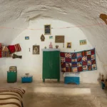 Le Sud tunisien reste une terre de récits, façonnée par le vent, la lumière et les pas de ceux qui la traversent. Des dunes blondes de l’erg aux canyons ocres des oasis de montagne, des ksour suspendus au temps aux maisons troglodytiques creusées dans la roche, tout ici appelle au voyage. Nous proposons des circuits et excursions au Sud tunisien qui commencent à l’adresse de votre choix en Tunisie (Tunis, Hammamet, Nabeul, Sousse, Monastir, Sfax, Gabès, Djerba, Tozeur, etc.) et se prolongent dès 2 jours/1 nuit ou davantage. Chaque itinéraire se construit pas à pas, pour raconter votre histoire. Les inspirations sont à parcourir sur nos circuits désert , une base vivante que nous enrichissons et adaptons selon vos envies. Sud Tunisien : paysages pluriels, émotions singulières Le Sahara commence souvent par un silence. Puis viennent les lignes souples des dunes de Douz, l’étendue aveuglante du Chott el-Jérid, la pierre sculptée et l’eau fraîche aux oasis de Chebika, Tamerza et Mides, l’architecture ingénieuse des ksour de Tataouine – Chenini, Douiret, Ksar Ouled Soltane – et la douceur brûlante de Ksar Ghilane, sa source chaude qui fume à la tombée du jour. À Tozeur, la vieille ville d’El-Hadef dévoile ses façades de briques ocre, tandis que les décors d’Ong Jmel s’ouvrent comme un plateau de cinéma à ciel ouvert. Ce territoire appelle des formats à taille humaine : groupes réduits, rythmes souples, pauses à la meilleure lumière, rencontres authentiques. Thé partagé avec un ancien gardien de ksar, dégustation de Deglet Nour au cœur d’une palmeraie, atelier de tissage ou de poterie, pain tabouna cuit sous la cendre… Les gestes sont simples, les souvenirs durent. Quand partir ? Une saison, des lumières Octobre → Avril : la belle saison du Sahara. Jours tempérés, nuits fraîches. La lumière, nette et basse, sert les reliefs ; les bivouacs gagnent en confort. Mai & Septembre : intersaisons intelligentes. On part tôt, on touche le zénith à l’ombre des tamaris, on reprend la route à l’heure où les dunes rosissent. Juin → Août : chaleur marquée, mais faisable en formats compacts : hébergements climatisés, activités à l’aube et au crépuscule, haltes pensées pour l’hydratation. Dans tous les cas, l’itinéraire reste vivant. Les heures se déplacent, une marche passe après le déjeuner, un coucher de soleil s’invite sur une crête. L’essentiel : votre confort et la qualité du regard. Nos formats de voyage : 2 jours/1 nuit, 3–5 jours, 7–8 jours et au-delà 2 jours/1 nuit : le baptême du désert Jour 1 — Départ de votre adresse → Douz → Erg Accueil à la porte de votre domicile/hôtel. Halte à Douz, ajustement du cheich, entrée progressive dans l’erg. Coucher de soleil depuis une crête, dîner au feu. Nuit en bivouac nomade (poétique, dépouillé) ou campement confort (lits et sanitaires). Jour 2 — Dromadaires à l’aube → Ksar Ghilane (option) → Retour Balade chamelière au lever du jour. Selon la saison, piste vers Ksar Ghilane, bain en source chaude. Retour à votre adresse dans l’après-midi. L’idée : capter l’essence du Sahara en 48 heures, un souvenir compact mais intense. Les variantes et idées à moduler figurent sur nos circuits désert . 3 jours/2 nuits : Douz, Ksar Ghilane, Matmata Jour 1 — Douz → Bivouac : dunes, feu, ciel constellé, pain sous la cendre. Jour 2 — Ksar Ghilane → Tamezret → Matmata : source chaude, plateaux lunaires, habitat troglodytique ; nuit en maison d’hôtes. Jour 3 — Villages berbères → Retour : crêtes rocheuses, déjeuner de terroir, route modulée selon vos vols ou préférences. 5 jours : Tozeur, Chott el-Jérid, Ong Jmel, oasis de montagne, Douz Jour 1 — Tozeur : vieille ville d’El-Hadef, palmeraie (à pied, à vélo ou en calèche). Jour 2 — Ong Jmel → Chott el-Jérid : dunes photogéniques, décors cinéma, traversée du salar aux mirages ; nuit à Douz. Jour 3 — Douz → Bivouac : boucle dunaire en 4×4, dîner saharien. Jour 4 — Chebika, Tamerza, Mides : cascades, oueds, canyon ; marche facile. Jour 5 — Tozeur : marché, dattes, musée (option), temps libre. 7–8 jours : entre dunes, ksour et troglodytes Itinéraire type : Tozeur – Douz – Ksar Ghilane – Tataouine – Chenini – Ksar Ouled Soltane – Matmata – Djerba/Tozeur/Tunis. Un fil rouge : prendre le temps, privilégier la belle lumière, multiplier les rencontres artisanes. À décliner en version famille, photo, traversée longue. Toutes les trames se consultent et se personnalisent sur la page circuits . Excursions à la journée : voir beaucoup, rester léger Oasis de montagne (Chebika – Tamerza – Mides) : marches au fil de l’eau, points de vue, villages accrochés. Ong Jmel & décors du désert (Tozeur) : dunes ludiques, spots cinématographiques, 4×4 piloté par des chauffeurs expérimentés. Matmata & Tamezret : immersion troglodytique, déjeuner chakchouka ou ojja. Douz au coucher du soleil : balade à dos de dromadaire, dîner méchoui. La sélection complète et la réservation se font ici : Excursion en Tunisie . Pour des idées récentes, des récits de terrain et des conseils d’équipement, rendez-vous sur le blog des excursions . Randonnée & trek : crêtes, oueds, dunes et nuits sous les étoiles Du marcheur contemplatif au randonneur sportif, le Sud tunisien propose des boucles sur mesure : crêtes tabulaires surplombant les palmeraies, canyons étroits, vallées d’oueds, dunes souples. Randonnée montagne & Sahara : alternance minéral/sable, panoramas grand angle, rythme fluide. Bivouac nomade : tente légère, ciel profond, silence, voie lactée. Logistique : chameaux de bât ou véhicule d’assistance selon la distance. Les itinéraires type, conseils d’équipement et niveaux sont à parcourir sur Randonnée montagne – Sahara . Transferts & départs : la navette aéroport comme trait d’union Arriver tard à Tunis, repartir tôt de Djerba, atterrir à Tozeur : tout se raccorde grâce à notre service de navette aéroport. Réservation et détails pratiques ici : Services navette aéroport . Prise en charge à l’adresse de votre choix : domicile, hôtel, maison d’hôtes. Horaires souples : un départ à l’aube pour saisir la lumière, un retour tardif pour prolonger une marche – c’est possible. Petites attentions : pause cheich, crème solaire, gourde, achat d’artisanat local. Dormir & manger : du sable au sourire Bivouac nomade : l’essentiel – un feu, des histoires, des étoiles. Campement confort : lits, sanitaires, électricité – idéal en famille. Maisons d’hôtes & hôtels : adresses sélectionnées à proximité des sites pour éviter les longs transferts. À table, place au geste juste : couscous, tajine, brik, salades, pain tabouna, dattes, huile d’olive. Les régimes végétariens ou sans gluten sont pris en compte sur simple information préalable. Sécurité & éthique : aller, voir, respecter Guides & chauffeurs expérimentés : maîtrise des pistes, lecture météo, ajustement quotidien de l’itinéraire. Hydratation & pauses : rappels réguliers, zones d’ombre, siestes courtes aux heures chaudes. Équipement : trousse de premiers secours, communication adaptée aux zones isolées. Respect des sites : rester sur les pistes, ne rien laisser, soutenir l’artisanat local. Une journée type : la scénographie de la lumière Aube : thé fumant, marche douce vers une crête ; la couleur glisse sur l’erg. Matin : randonnée panoramique, photographie sans foule, lecture du paysage. Midi : pique-nique sous tamaris, temps calme, sieste. Crépuscule : balade chamelière, dunes rosées, silence. Soir : grillades, salades, contes, voie lactée. Check-list & astuces de terrain Indispensables : chèche/casquette, lunettes UV, crème solaire, gourde ou poche à eau, coupe-vent léger, lampe frontale, chaussures de marche. Vêtements : multicouches (journées tempérées, nuits fraîches d’octobre à avril). Photo : batteries de rechange, filtre UV/polarisant, chiffon microfibre contre le sable. Bagage : sac souple pour faciliter les chargements dans les 4×4. Santé : hydratation régulière, encas salés/sucrés, petite trousse personnelle. Relier les incontournables sans courir : nos enchaînements préférés Tozeur – El-Hadef : ruelles de briques, palmeraie apaisée. Chebika – Tamerza – Mides : l’eau, la pierre, les palmiers. Chott el-Jérid : traversée à l’heure des mirages, arrêts photo soignés. Douz – Erg : entrée majestueuse dans le royaume du sable ; bivouac poétique. Ksar Ghilane : source chaude, fort romain, dunes infinies. Tataouine – ksour : Chenini, Douiret, Ksar Ouled Soltane – mémoire et horizons. Matmata : architecture troglodytique, plateaux lunaires. Djerba (option) : mer et douceur pour refermer la parenthèse. Encadré pratique : réserver, ajuster, confirmer Un voyage commence souvent par quelques questions – vos dates, votre ville de départ, votre niveau de confort, vos envies majeures (photo, marche, culture, bivouac, famille). À partir de là, nous tissons. Le devis est gratuit et ajustable, via : Demander un devis – Désert Sud Tunisien (gratuit) Itinéraires d’inspiration : Circuits désert à développer Combiner dunes et crêtes : Randonnée montagne – Sahara Excursions concentrées : Excursion en Tunisie Conseils & récits : Blog des excursions Tunisie Après le voyage, votre regard nous aide à mieux faire : laissez un commentaire sur notre page TripAdvisor . En bref : un désert, des chemins, votre histoire Départ depuis l’adresse que vous voulez en Tunisie (domicile, hôtel, aéroport). Formats : dès 2 jours/1 nuit jusqu’aux grandes traversées (7–8 jours et +). Ambiances : dunes, oasis de montagne, chott, ksour, troglodytes. Activités : 4×4, dromadaire, randonnée, photographie, rencontres. Hébergements : bivouac nomade, camp confort, maisons d’hôtes, hôtels. Services : navette aéroport , assistance, conseils d’équipement. Inspiration & réservations : • Circuits : https://sudtunisie.com/voyage/circuits-desert/ • Randonnées : https://sudtunisie.com/voyage/randonnee-montagne-sahara/ • Excursions : https://sudtunisie.com/voyage/excursion-en-tunisie/ • Blog : https://sudtunisie.com/voyage/blog-excursions-tunisie/ • Devis gratuit : https://sudtunisie.com/devis-voyage-desert-sud-tunisie-vacances-pas-cher-tunisie-sahara-tunisie/ Le Sahara ne se traverse pas, il s’écoute. À nous d’orchestrer votre récit, à la mesure de vos pas et au tempo de la lumière.