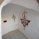 Vivre la Fête de fin d’année autrement, c’est possible : réveillon sous les étoiles, dunes silencieuses, oasis scintillantes, musiques du désert et dîners aux parfums du Sud. Nous concevons des circuits et excursions privatifs dans le Sahara tunisien qui transforment Noël et le Nouvel An en un instant inoubliable : itinéraires intelligents, hébergements de caractère, guides locaux diplômés, transferts fluides et horaires peaufinés pour capter les plus belles lumières d’hiver. Pour imaginer votre voyage, explorez d’abord nos propositions circuits désert puis dites-nous vos envies : nous façonnons votre parcours à la carte. Pourquoi fêter Noël ou le Nouvel An dans le Sahara tunisien ? En décembre–janvier, le Sahara révèle une lumière cristalline et un ciel d’une pureté rare : parfait pour contempler, photographier, se retrouver. Le climat doux en journée et plus frais le soir donne envie de marcher dans les oasis, de grimper une crête de dunes au coucher du soleil, puis de se réchauffer près du feu de camp. En circuit 100 % privatif, nous ajustons le rythme : familles, couples, amis, photographes, randonneurs débutants ou voyageurs contemplatifs. Vous choisissez : davantage d’oasis, davantage de dunes, davantage de culture — ou un équilibre subtil des trois. Notre signature : sur-mesure, sécurité et zéro perte de temps Guides officiels & chauffeurs 4×4 expérimentés : lecture du terrain, sécurité, anecdotes et portes dérobées vers des points de vue rarement franchis par les circuits de masse. Logistique millimétrée : transferts, horaires, réservations — nous optimisons pour éviter la foule et capturer les heures dorées d’hiver. Hébergements vérifiés : maisons d’hôtes de charme, campements confort, lodges, hôtels 3★ à 5★ selon vos critères. Cuisine du désert : pain de sable, dattes Deglet Nour, tajines, agneau confit, infusions d’armoise… menus de réveillon pensés pour le plaisir et les régimes spécifiques sur demande. Tarifs clairs & devis rapide : demandez un devis gratuit et détaillé , sans frais cachés. Transferts dès l’atterrissage : notre navette aéroport prend en charge votre arrivée (Tozeur, Djerba, Tunis), pancarte nominative et eau à bord. Itinéraires “fin d’année” — exemples 4, 6 et 8 jours (100 % personnalisables) 4 jours – Réveillon express au cœur des dunes Jour 1 : Accueil, Chott El Jerid et première oasis. Coucher de soleil panoramique, dîner de bienvenue. Jour 2 : Douz et ses dunes blondes, balade à dromadaire (option) et bivouac confort. Feu de camp, étoiles, contes du désert. Jour 3 : Ksar Ghilane (source chaude) ou boucle 4×4 vers un fortin. Dîner de réveillon : mets traditionnels, musique locale, ciel constellé. Jour 4 : Matinée libre, retour vers l’oasis et transfert aéroport/hôtel. 6 jours – Dunes & oasis de montagne Jour 1 : Arrivée, briefing et balade douce. Jour 2 : Oasis de montagne : Chebika, Tamerza, Mides — gorges, cascades, canyons. Jour 3 : Traversée du Chott El Jerid, Douz et installation en camp. Jour 4 : Journée hors-piste entre ergs et regs, pique-nique abrité, initiation pain de sable. Jour 5 : Matmata troglodytique, ambiance lunaire ; puis Chenini (Tataouine) et ses ksour. Jour 6 : Djerba : Guellala, Houmt Souk, déjeuner de poissons, transfert retour. 8 jours – Grand tour de la fin d’année Jour 1–2 : Oases de montagne (Chebika, Tamerza, Mides), points de vue testés pour la photo d’hiver. Jour 3–4 : Douz, ergs majestueux, nuit(s) en camp avec réveillon sous la voie lactée. Jour 5 : Ksar Ghilane, baignade dans la source chaude, farniente sous les palmes. Jour 6 : Matmata (maisons troglodytes), rencontre avec une famille du village, déjeuner traditionnel. Jour 7 : Chenini / Douiret, greniers collectifs, marche douce sur l’échine des collines. Jour 8 : Djerba ou retour oasis, temps libre, souvenirs, navette de départ. Ces canevas ne sont que des bases de travail. Nous les modulons selon votre vol, le niveau d’effort souhaité (de la balade contemplative à la randonnée montagne & Sahara ), la présence d’enfants ou l’envie d’un shooting photo de réveillon au sommet d’une dune. Moments forts d’un réveillon dans le désert Coucher de soleil sur l’erg : l’hiver révèle des dégradés orange-rose spectaculaires. Nuit au camp : literie douillette, douche chaude, tente privative avec ou sans sanitaires selon catégorie. Ciel profond : nuit claire, idéal pour astrophotographie ou simple contemplation. Cuisine festive : agneau longuement confit, couscous du Sud, pâtisseries au miel, dattes fines — un dîner de fête enraciné dans la tradition. Musique & contes : selon la région, rythmes sahariens et histoires des pistes qui font vibrer la soirée. Hébergements & campements : authenticité, confort, caractère Nous combinons selon vos priorités : Maisons d’hôtes : accueil familial, cuisine maison, immersion dans la palmeraie. Lodges / hôtels 3★ à 5★ : confort moderne, spas, piscines chauffées selon catégories. Campements sahariens : tentes confort, électricité, salons bédouins, dîner sous les lanternes. Bivouac exclusif (sur demande) : nuit seuls au monde, avec équipe logistique discrète. Chaque adresse est contrôlée : qualité de la literie, propreté, silence nocturne, accès aux sites, sécurité. Parcourez nos inspirations sur circuits désert puis demandez votre devis gratuit . Activités en option : dromadaire, 4×4 photo, marche douce et culture Balade à dromadaire : icône du Sahara, douce et accessible à tous. Boucles 4×4 “golden hour” : capter la lumière d’hiver au juste endroit, au juste moment. Marche & découverte : sentiers faciles aux oasis de montagne ; voir nos pages randonnée montagne & Sahara . Culture & artisanat : potiers de Guellala (Djerba), tisserandes, herboristes d’oasis. Oasis thermale : Ksar Ghilane et sa source chaude, détente bienvenue au cœur de l’hiver. Pour une ou plusieurs journées thématiques, composez avec nos excursions en Tunisie , idéales avant/après votre réveillon au désert. Conseils pratiques fin d’année : météo, équipement, timing Météo : journées clémentes, soirées fraîches. Prévoyez couches superposables, polaire, coupe-vent, bonnet ou chèche pour les veillées au camp. Soleil d’hiver : lunettes, crème SPF (oui, même en décembre), gourde réutilisable. Chaussures : baskets ou chaussures de marche légères pour dunes et canyons. Photo : batteries pleines, chiffon anti-poussière. Familles : nous adaptons distances et horaires ; pauses fréquentes et spots ludiques pour garder l’enthousiasme. Réservations : fin d’année = haute demande ; anticipez pour sécuriser la tente ou la maison d’hôtes coup de cœur. Transferts : réservez votre navette aéroport pour une arrivée sans stress. Voyager responsable dans le Sahara Nous privilégions des groupes réduits, des partenaires locaux et une gestion économe de l’eau au camp. Les itinéraires évitent le piétinement des zones fragiles, et les déchets sont systématiquement collectés. Notre équipe briefe chaque participant sur les gestes simples qui préservent la beauté du désert — pour que la magie demeure. Tarifs, disponibilités & devis personnalisé en 2 minutes Nos tarifs s’ajustent à la durée, au nombre de participants, au niveau de confort souhaité et aux options (bivouac exclusif, activités). Obtenez une estimation claire via notre devis gratuit et sans engagement . Comparez les formats sur circuits désert , pimentez avec une randonnée ciblée et complétez par une excursion thématique . Pour idées et récits, parcourez notre blog excursions Tunisie . FAQ – Fête de fin d’année dans le Sahara (Noël & Nouvel An) Combien de jours faut-il prévoir ? Nous recommandons 4 à 8 jours pour conjuguer oasis, dunes et villages sans se presser. Circuit privatif ou excursion à la journée ? Le circuit enchaîne plusieurs étapes avec nuits au camp/maison d’hôtes. L’excursion (½ journée à 1 journée) est parfaite si vous manquez de temps. Inspirez-vous de nos excursions en Tunisie et circuits désert . Le réveillon au désert convient-il aux enfants ? Oui, avec rythme adapté, distances mesurées et activités ludiques (dromadaire, ateliers, observation des étoiles). Quel type d’hébergement choisir ? Selon votre style : maison d’hôtes pour l’authenticité, campement pour la magie des dunes, lodge/hôtel pour le confort premium. Nous combinons volontiers. Quelles températures en décembre–janvier ? Douces en journée, fraîches le soir ; une polaire et un coupe-vent suffisent pour profiter du feu de camp. Comment s’organisent les transferts ? Notre navette aéroport coordonne arrivées/départs (Tozeur, Djerba, Tunis). Pas d’attente, trajet direct. Peut-on inclure plus de marche ? Absolument. Nos boucles randonnée montagne & Sahara s’adaptent à tous les niveaux. Quel budget prévoir ? Tout dépend de la durée, du confort et des options ; obtenez un devis personnalisé — clair, rapide, sans engagement. Avis, confiance & transparence Votre parole compte. Consultez des retours de voyageurs sur Tripadvisor : Sud Tunisie – Tozeur . Ces témoignages reflètent notre exigence : qualité d’accueil, sécurité, authenticité, rythmes bien pensés. Recherches fréquentes & idées d’inspiration Vous nous trouvez souvent en cherchant : circuit Sahara Tunisie Nouvel An, réveillon désert sud tunisien, excursion Douz Ksar Ghilane, oasis Chebika Tamerza Mides, Matmata Chenini Tataouine, campement désert réveillon, Noël dans le Sahara, circuit privé Tunisie hiver. Nous avons structuré cette page pour répondre clairement à ces intentions : programmes modulables, horaires optimisés, hébergements vérifiés, devis rapide et transferts aéroport sans friction. Passer à l’action — Réservez votre réveillon sous les étoiles Explorez nos circuits désert et repérez vos coups de cœur. Dites-nous vos priorités : niveau de confort, durée, activités, budget. Recevez une proposition sur-mesure et sécurisez vos dates. Confirmez en toute sérénité avec un devis gratuit détaillé . Pour compléter votre inspiration : Randonnée montagne & Sahara Excursions en Tunisie Blog – Excursions Tunisie Service de navette aéroport Noël magique ou Nouvel An céleste ? À vous de choisir la nuance de votre fin d’année. Nous, nous nous chargeons d’orchestrer chaque détail — pour que vous n’ayez plus qu’à lever les yeux vers les étoiles.