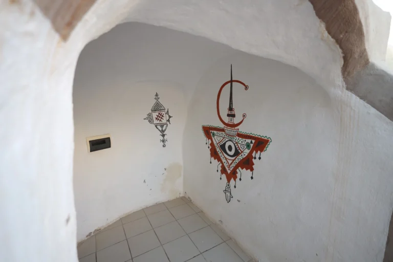 Vivre la Fête de fin d’année autrement, c’est possible : réveillon sous les étoiles, dunes silencieuses, oasis scintillantes, musiques du désert et dîners aux parfums du Sud. Nous concevons des circuits et excursions privatifs dans le Sahara tunisien qui transforment Noël et le Nouvel An en un instant inoubliable : itinéraires intelligents, hébergements de caractère, guides locaux diplômés, transferts fluides et horaires peaufinés pour capter les plus belles lumières d’hiver. Pour imaginer votre voyage, explorez d’abord nos propositions circuits désert puis dites-nous vos envies : nous façonnons votre parcours à la carte. Pourquoi fêter Noël ou le Nouvel An dans le Sahara tunisien ? En décembre–janvier, le Sahara révèle une lumière cristalline et un ciel d’une pureté rare : parfait pour contempler, photographier, se retrouver. Le climat doux en journée et plus frais le soir donne envie de marcher dans les oasis, de grimper une crête de dunes au coucher du soleil, puis de se réchauffer près du feu de camp. En circuit 100 % privatif, nous ajustons le rythme : familles, couples, amis, photographes, randonneurs débutants ou voyageurs contemplatifs. Vous choisissez : davantage d’oasis, davantage de dunes, davantage de culture — ou un équilibre subtil des trois. Notre signature : sur-mesure, sécurité et zéro perte de temps Guides officiels & chauffeurs 4×4 expérimentés : lecture du terrain, sécurité, anecdotes et portes dérobées vers des points de vue rarement franchis par les circuits de masse. Logistique millimétrée : transferts, horaires, réservations — nous optimisons pour éviter la foule et capturer les heures dorées d’hiver. Hébergements vérifiés : maisons d’hôtes de charme, campements confort, lodges, hôtels 3★ à 5★ selon vos critères. Cuisine du désert : pain de sable, dattes Deglet Nour, tajines, agneau confit, infusions d’armoise… menus de réveillon pensés pour le plaisir et les régimes spécifiques sur demande. Tarifs clairs & devis rapide : demandez un devis gratuit et détaillé , sans frais cachés. Transferts dès l’atterrissage : notre navette aéroport prend en charge votre arrivée (Tozeur, Djerba, Tunis), pancarte nominative et eau à bord. Itinéraires “fin d’année” — exemples 4, 6 et 8 jours (100 % personnalisables) 4 jours – Réveillon express au cœur des dunes Jour 1 : Accueil, Chott El Jerid et première oasis. Coucher de soleil panoramique, dîner de bienvenue. Jour 2 : Douz et ses dunes blondes, balade à dromadaire (option) et bivouac confort. Feu de camp, étoiles, contes du désert. Jour 3 : Ksar Ghilane (source chaude) ou boucle 4×4 vers un fortin. Dîner de réveillon : mets traditionnels, musique locale, ciel constellé. Jour 4 : Matinée libre, retour vers l’oasis et transfert aéroport/hôtel. 6 jours – Dunes & oasis de montagne Jour 1 : Arrivée, briefing et balade douce. Jour 2 : Oasis de montagne : Chebika, Tamerza, Mides — gorges, cascades, canyons. Jour 3 : Traversée du Chott El Jerid, Douz et installation en camp. Jour 4 : Journée hors-piste entre ergs et regs, pique-nique abrité, initiation pain de sable. Jour 5 : Matmata troglodytique, ambiance lunaire ; puis Chenini (Tataouine) et ses ksour. Jour 6 : Djerba : Guellala, Houmt Souk, déjeuner de poissons, transfert retour. 8 jours – Grand tour de la fin d’année Jour 1–2 : Oases de montagne (Chebika, Tamerza, Mides), points de vue testés pour la photo d’hiver. Jour 3–4 : Douz, ergs majestueux, nuit(s) en camp avec réveillon sous la voie lactée. Jour 5 : Ksar Ghilane, baignade dans la source chaude, farniente sous les palmes. Jour 6 : Matmata (maisons troglodytes), rencontre avec une famille du village, déjeuner traditionnel. Jour 7 : Chenini / Douiret, greniers collectifs, marche douce sur l’échine des collines. Jour 8 : Djerba ou retour oasis, temps libre, souvenirs, navette de départ. Ces canevas ne sont que des bases de travail. Nous les modulons selon votre vol, le niveau d’effort souhaité (de la balade contemplative à la randonnée montagne & Sahara ), la présence d’enfants ou l’envie d’un shooting photo de réveillon au sommet d’une dune. Moments forts d’un réveillon dans le désert Coucher de soleil sur l’erg : l’hiver révèle des dégradés orange-rose spectaculaires. Nuit au camp : literie douillette, douche chaude, tente privative avec ou sans sanitaires selon catégorie. Ciel profond : nuit claire, idéal pour astrophotographie ou simple contemplation. Cuisine festive : agneau longuement confit, couscous du Sud, pâtisseries au miel, dattes fines — un dîner de fête enraciné dans la tradition. Musique & contes : selon la région, rythmes sahariens et histoires des pistes qui font vibrer la soirée. Hébergements & campements : authenticité, confort, caractère Nous combinons selon vos priorités : Maisons d’hôtes : accueil familial, cuisine maison, immersion dans la palmeraie. Lodges / hôtels 3★ à 5★ : confort moderne, spas, piscines chauffées selon catégories. Campements sahariens : tentes confort, électricité, salons bédouins, dîner sous les lanternes. Bivouac exclusif (sur demande) : nuit seuls au monde, avec équipe logistique discrète. Chaque adresse est contrôlée : qualité de la literie, propreté, silence nocturne, accès aux sites, sécurité. Parcourez nos inspirations sur circuits désert puis demandez votre devis gratuit . Activités en option : dromadaire, 4×4 photo, marche douce et culture Balade à dromadaire : icône du Sahara, douce et accessible à tous. Boucles 4×4 “golden hour” : capter la lumière d’hiver au juste endroit, au juste moment. Marche & découverte : sentiers faciles aux oasis de montagne ; voir nos pages randonnée montagne & Sahara . Culture & artisanat : potiers de Guellala (Djerba), tisserandes, herboristes d’oasis. Oasis thermale : Ksar Ghilane et sa source chaude, détente bienvenue au cœur de l’hiver. Pour une ou plusieurs journées thématiques, composez avec nos excursions en Tunisie , idéales avant/après votre réveillon au désert. Conseils pratiques fin d’année : météo, équipement, timing Météo : journées clémentes, soirées fraîches. Prévoyez couches superposables, polaire, coupe-vent, bonnet ou chèche pour les veillées au camp. Soleil d’hiver : lunettes, crème SPF (oui, même en décembre), gourde réutilisable. Chaussures : baskets ou chaussures de marche légères pour dunes et canyons. Photo : batteries pleines, chiffon anti-poussière. Familles : nous adaptons distances et horaires ; pauses fréquentes et spots ludiques pour garder l’enthousiasme. Réservations : fin d’année = haute demande ; anticipez pour sécuriser la tente ou la maison d’hôtes coup de cœur. Transferts : réservez votre navette aéroport pour une arrivée sans stress. Voyager responsable dans le Sahara Nous privilégions des groupes réduits, des partenaires locaux et une gestion économe de l’eau au camp. Les itinéraires évitent le piétinement des zones fragiles, et les déchets sont systématiquement collectés. Notre équipe briefe chaque participant sur les gestes simples qui préservent la beauté du désert — pour que la magie demeure. Tarifs, disponibilités & devis personnalisé en 2 minutes Nos tarifs s’ajustent à la durée, au nombre de participants, au niveau de confort souhaité et aux options (bivouac exclusif, activités). Obtenez une estimation claire via notre devis gratuit et sans engagement . Comparez les formats sur circuits désert , pimentez avec une randonnée ciblée et complétez par une excursion thématique . Pour idées et récits, parcourez notre blog excursions Tunisie . FAQ – Fête de fin d’année dans le Sahara (Noël & Nouvel An) Combien de jours faut-il prévoir ? Nous recommandons 4 à 8 jours pour conjuguer oasis, dunes et villages sans se presser. Circuit privatif ou excursion à la journée ? Le circuit enchaîne plusieurs étapes avec nuits au camp/maison d’hôtes. L’excursion (½ journée à 1 journée) est parfaite si vous manquez de temps. Inspirez-vous de nos excursions en Tunisie et circuits désert . Le réveillon au désert convient-il aux enfants ? Oui, avec rythme adapté, distances mesurées et activités ludiques (dromadaire, ateliers, observation des étoiles). Quel type d’hébergement choisir ? Selon votre style : maison d’hôtes pour l’authenticité, campement pour la magie des dunes, lodge/hôtel pour le confort premium. Nous combinons volontiers. Quelles températures en décembre–janvier ? Douces en journée, fraîches le soir ; une polaire et un coupe-vent suffisent pour profiter du feu de camp. Comment s’organisent les transferts ? Notre navette aéroport coordonne arrivées/départs (Tozeur, Djerba, Tunis). Pas d’attente, trajet direct. Peut-on inclure plus de marche ? Absolument. Nos boucles randonnée montagne & Sahara s’adaptent à tous les niveaux. Quel budget prévoir ? Tout dépend de la durée, du confort et des options ; obtenez un devis personnalisé — clair, rapide, sans engagement. Avis, confiance & transparence Votre parole compte. Consultez des retours de voyageurs sur Tripadvisor : Sud Tunisie – Tozeur . Ces témoignages reflètent notre exigence : qualité d’accueil, sécurité, authenticité, rythmes bien pensés. Recherches fréquentes & idées d’inspiration Vous nous trouvez souvent en cherchant : circuit Sahara Tunisie Nouvel An, réveillon désert sud tunisien, excursion Douz Ksar Ghilane, oasis Chebika Tamerza Mides, Matmata Chenini Tataouine, campement désert réveillon, Noël dans le Sahara, circuit privé Tunisie hiver. Nous avons structuré cette page pour répondre clairement à ces intentions : programmes modulables, horaires optimisés, hébergements vérifiés, devis rapide et transferts aéroport sans friction. Passer à l’action — Réservez votre réveillon sous les étoiles Explorez nos circuits désert et repérez vos coups de cœur. Dites-nous vos priorités : niveau de confort, durée, activités, budget. Recevez une proposition sur-mesure et sécurisez vos dates. Confirmez en toute sérénité avec un devis gratuit détaillé . Pour compléter votre inspiration : Randonnée montagne & Sahara Excursions en Tunisie Blog – Excursions Tunisie Service de navette aéroport Noël magique ou Nouvel An céleste ? À vous de choisir la nuance de votre fin d’année. Nous, nous nous chargeons d’orchestrer chaque détail — pour que vous n’ayez plus qu’à lever les yeux vers les étoiles.