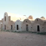 Quand décembre s’installe, que l’on rêve de ciels immenses, de nuitées sous les étoiles et de moments hors du temps, le Sahara tunisien s’impose comme une évidence. Nous concevons des circuits et excursions privatifs taillés pour la Fête de fin d’année (Noël et Nouvel An), avec un fil conducteur simple : vivre plus, courir moins. Itinéraires fluides, guides locaux certifiés, 4×4 confortables, hébergements sélectionnés, pauses gourmandes et instants photo au meilleur moment de la lumière : tout est pensé pour que vous profitiez de chaque dune, chaque oasis, chaque rencontre. Pour vous inspirer, parcourez nos circuits désert , base idéale pour construire votre voyage d’hiver. Pourquoi choisir le Sahara tunisien pour la Fête de fin d’année ? La période des fêtes – entre Noël et le Nouvel An – offre des températures diurnes douces et des soirées fraîches : parfait pour randonner en journée et se réchauffer le soir autour du feu de camp. Les oasis se drapent de tons dorés, le Chott El Jerid scintille comme un miroir, et les ergs livrent des couchers de soleil flamboyants. En séjour privatif, vous fixez le rythme : plus de temps sur un belvédère de Tamerza, une pause impromptue dans une palmeraie de Chebika, un détour jusqu’aux dunes de Douz pour graver un souvenir à dos de dromadaire. Nous orchestrons la logistique, vous savourez. Et pour ceux qui veulent combiner court et intense : nos excursions en Tunisie permettent de vivre l’essentiel du désert en une ou deux journées. Nos engagements : sécurité, confort, authenticité – 100 % sur-mesure Guides officiels & chauffeurs 4×4 : connaissance intime du terrain, culture, sécurité, petites attentions qui font la différence. Hébergements triés sur le volet : maisons d’hôtes de caractère, lodges de charme, campements sahariens confort (tentes privatives, literie douillette, douches, sanitaires), bivouacs exclusifs sur demande. Cuisine du Sud : dattes Deglet Nour, pain cuit sous le sable, couscous, tajines, grillades sous les étoiles. Timing optimisé : spots photo aux heures dorées, étapes aérées, temps libres pour respirer l’instant. Transferts fluides : navette aéroport à Tozeur, Djerba ou Tunis, pancarte nominative, eau à bord. Budget clair : devis gratuit et détaillé , options au choix, aucune surprise. Itinéraire signature de fin d’année (modulable 5–8 jours) Chaque voyage est unique, mais voici un canevas de référence que nous adaptons à votre temps, votre budget et vos envies. Toutes les étapes sont ajustables ; inspirez-vous aussi de nos circuits désert et de nos idées randonnée montagne & Sahara . Jour 1 – Arrivée & première oasis Accueil à l’aéroport par notre équipe, transfert privé vers votre maison d’hôtes. Installation, briefing personnalisé, balade douce parmi les palmes et jardins irrigués. Dîner de spécialités du Sud : soupe parfumée, pain tabouna, dattes fondantes. Nuit sereine avant le grand départ. Jour 2 – Chebika, Tamerza, Mides : les oasis de montagne Cap sur les oasis accrochées à la montagne : Chebika (ruisseaux limpides, terrasses verdoyantes), Tamerza (cascade, panoramas sur l’Atlas), Mides (canyon strié comme une page de géologie ouverte). Nous évitons les couloirs d’affluence pour privilégier les fenêtres de lumière. Retour par les pistes panoramiques. Envie d’allonger la marche ? Nous intégrons une boucle courte façon randonnée montagne & Sahara . Jour 3 – Chott El Jerid & Douz, portes du Sahara Traversée du Chott El Jerid, cathédrale de sel aux reflets mirage ; stop photo sur les passerelles. Arrivée à Douz, initiation au dromadaire (facultative) au coucher du soleil. Selon votre choix, première nuit en campement (tente privative, dîner sous les lanternes) ou retour en lodge. Les amateurs de ciel profond glisseront un œil aux constellations : ici, la Voie lactée découpe la nuit. Jour 4 – Ergs & regs : journée grand désert Journée hors-piste entre ergs (dunes) et regs (plateaux), pique-nique dans un creux de dune, démonstration de pain de sable. Temps contemplatif, séance photo assistée par votre guide (choix de crêtes, lignes, textures). Installation dans un camp saharien : douches chaudes, tapis au sol, silence total. Le soir, musique traditionnelle et ciel infini. Jour 5 – Ksar Ghilane & source chaude Route vers Ksar Ghilane, oasis emblématique : bain dans la source à 30 °C, palmeraie et dunes blondes à l’horizon. Option : boucle 4×4 vers les fortins du désert ou marche douce en lisière d’erg. Fin d’après-midi en liberté pour lire, photographier, simplement respirer. Jour 6 – Matmata & les villages troglodytiques Cap aux maisons troglodytiques de Matmata : architecture creusée, patios circulaires, fresques d’une culture millénaire. Rencontre avec une famille troglodyte, dégustation de thé aux herbes. En fin de journée, direction Tataouine pour Chenini et ses ksour (greniers collectifs) posés sur l’éperon rocheux. Jour 7 – Chenini, Douiret & Djerba Balade à Chenini (ruelles, mosquée blanche, panoramas) puis Douiret, ses anciennes cellules de stockage et maisons en ruine qui dialoguent avec le vent. Route vers Djerba : Houmt Souk pour les ruelles et les épices, Guellala pour la poterie. Dernier dîner de la mer, souvenirs choisis. Jour 8 – Journée bonus & départ Temps libre selon vos vols : plage, ateliers d’artisanat, café en terrasse. Transfert avec notre navette aéroport . Vous repartez avec de vrais souvenirs, et un carnet d’adresses pour revenir… au printemps, qui sait. Réveillon dans le désert : Nouvel An sous les étoiles Envie d’un 31 décembre vraiment différent ? Nous créons des soirées Réveillon au cœur des dunes : Dîner festif : recettes du Sud revisitées, dattes, grillades, douceurs au miel. Ambiance saharienne : musiciens locaux, contes et rythmes qui battent comme un cœur d’oasis. Minuit cosmique : toasts sous un ciel constellé, silence total que seule la flamme du feu de camp bouscule. Pour les familles, nous adaptons l’horaire et l’intensité ; pour les voyageurs actifs, nous glissons le lendemain une marche d’ondulations façon randonnée Sahara . À retrouver et personnaliser dans nos circuits désert . Hébergements & campements : bien dormir pour mieux rêver Nous sélectionnons des adresses qui racontent le territoire : Maisons d’hôtes d’oasis : hospitalité, cuisine familiale, terrasse au lever du soleil. Lodges & hôtels 3★ à 5★ : confort moderne, spa parfois, chambres lumineuses. Campements sahariens : tentes spacieuses, literie chaude, sanitaires partagés ou privatifs. Bivouac exclusif sur demande : seuls au monde, équipe légère, protocole sécurité renforcé. Partout, nous vérifions : propreté, qualité de la literie, silence nocturne, accès pratique aux sites, sécurité, qualité du service. Comparez, choisissez et demandez un devis clair ; nous détaillons inclus / non inclus pour une transparence totale. Activités à la carte : du contemplatif au sportif doux Balade à dromadaire au coucher du soleil – la carte postale vivante. 4×4 photo-hunting – trouver la bonne crête, le bon contre-jour. Marche & micro-randonnées – choisissez parmi nos idées randonnée montagne & Sahara . Ateliers & rencontres – cuisine, épices, tissage, poterie à Guellala. Bain de source à Ksar Ghilane – détente féerique au cœur des palmes. Astronomie amateur – lecture du ciel, astrophotographie (ciel clair fréquent en hiver). Besoin d’un combiné court ? Piochez dans nos excursions en Tunisie , puis tissez-les dans un circuit : vous obtenez votre trame, sans temps mort. Conseils pratiques pour voyager malin pendant les fêtes Météo : journées de 15–22 °C en moyenne, nuits fraîches (parfois < 10 °C). Prévoyez couches techniques, doudoune légère, bonnet/écharpe pour le soir. Soleil & confort : lunettes, crème solaire, stick lèvres, gourde réutilisable. Chaussures : baskets de marche ou tiges basses antidérapantes pour dunes & sentiers d’oasis. Photo : pare-soleil, batterie externe, chiffon anti-sable. Santé : trousse minimaliste (pansements, antiseptique, paracétamol), assurance voyage. Réservations : la période fin d’année est demandée ; anticipez pour sécuriser campements et maisons d’hôtes prisés. Arrivées : facilitez tout avec notre navette aéroport . Tarifs & disponibilités : un budget qui suit vos envies Votre prix dépendra de la durée, du niveau d’hébergement, des activités et du nombre de participants. Nous proposons : des packs prêts à partir (modulables), des 100 % sur-mesure, des extensions culturelles ou nature. Obtenez un devis gratuit et rapide : vous recevrez une proposition claire, avec inclus / non inclus, calendrier des temps forts, options à la carte. Pour l’inspiration, explorez nos circuits désert et prenez des idées dans le blog des excursions . Pourquoi voyager avec sudtunisie.com ? Expertise locale : une équipe basée sur le terrain, un réseau d’artisans, d’hébergeurs et de chauffeurs de confiance. Expérience vérifiée : des centaines de voyageurs satisfaits – lisez leurs avis sur Tripadvisor – Sud Tunisie (Tozeur) . Éthique & authenticité : soutien à des filières locales, respect des rythmes et des saisons. Organisation millimétrée : transferts, horaires, réservations, tout s’imbrique pour maximiser votre temps vécu. Nous parlons clarté, souplesse et passion du Sud. Notre objectif : faire de votre fin d’année un souvenir lumineux. FAQ – Circuit & Excursion Sahara (Fêtes de fin d’année) Combien de jours recommander pour un “grand désert” ? 5 à 7 jours constituent l’équilibre idéal : oasis de montagne (Chebika, Tamerza, Mides), Chott El Jerid, Douz, campement dans les dunes, et selon vos envies Ksar Ghilane, Matmata, Chenini. Une version 8 jours permet d’ajouter Djerba sans se presser. Et si je n’ai que 2–3 jours pendant Noël ? Optez pour une trame express : oasis de montagne, Chott, Douz + nuit en campement. Inspirez-vous de nos excursions pour composer une parenthèse intense. Le réveillon dans le désert est-il adapté aux enfants ? Oui, nous ajustons l’horaire, prévoyons des pauses warm-up, des menus adaptés et une logistique doudoune & plaid pour le feu de camp. Le 31 devient un grand souvenir. Peut-on ajouter plus de marche ? Bien sûr. Nous intégrons des sections rando façon randonnée montagne & Sahara : dunes en balcon, gorges, belvédères. Rythme facile à modéré. Et si je veux surtout photographier ? Nous paramétrons le timing lumière (golden & blue hours), identifions les crêtes et avant-plans graphiques, plan B en cas de voile météo. Votre guide est votre allié photo. Comment fonctionnent les transferts ? Notre navette aéroport vous récupère à l’heure, gère bagages et eau, vous dépose à l’hébergement ou directement au camp selon le plan du jour. Quel budget prévoir ? Variable selon durée, hébergement, activités et taille du groupe. Le mieux : un devis gratuit et sans engagement pour une vision nette. Où trouver d’autres idées ? Nos circuits désert , excursions en Tunisie et le blog des excursions en Tunisie fourmillent d’inspirations saisonnières. Mots-clés utiles & thématiques abordées Circuit Sahara Tunisie, excursion désert sud tunisien, circuit désert Tunisie privatif, Noël dans le désert, Réveillon Sahara, oasis de Chebika Tamerza Mides, Chott El Jerid, Douz, Ksar Ghilane, Matmata troglodytique, Chenini & ksour, Tozeur, Djerba, Tataouine, campement dans les dunes, navette aéroport Tozeur/Djerba/Tunis, randonnée Sahara, voyage hivernal en Tunisie. Ce sont les requêtes que vous formulez le plus souvent ; notre contenu répond à ces intentions par des itinéraires modulables, des temps forts clairs, une logistique simple et des liens directs vers les pages utiles. Passer à l’action : votre circuit de fin d’année commence ici Construisons, dès aujourd’hui, un voyage d’hiver sur-mesure qui vous ressemble. Inspirez-vous de nos circuits désert . Retrouvez les incontournables via nos excursions en Tunisie . Ajoutez une touche active grâce à randonnée montagne & Sahara . Approfondissez vos choix sur le blog des excursions . Recevez votre devis gratuit et personnalisé . Et pour vous rassurer sur la qualité de l’expérience, consultez les avis : Sud Tunisie – Tozeur (Tripadvisor) . Faites de votre Fête de fin d’année un moment magistral, sous les étoiles du Sahara.