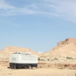 Circuit Sud Tunisie & Excursion Sahara Tunisie – Réveillon privé et authentique avec sudtunisie.com Vivre le passage à la nouvelle année au cœur des dunes, c’est choisir la lumière dorée du désert, l’horizon infini et une fête intime sous la Voie lactée. Nous organisons votre circuit Sud Tunisie sur mesure et vos excursions Sahara Tunisie en version 100 % privée : chauffeur-guide francophone, 4×4 recentré sur le confort, camps sélectionnés, gastronomie du Sud et timing souple. De Tozeur à Douz, de Ksar Ghilane à Matmata et Tataouine, vous traversez des paysages mythiques : Chott el-Jérid, oasis de montagne (Chebika, Tamerza, Mides), ksour millénaires, sources chaudes et ergs aux nuances de miel. Pour vous inspirer, feuilletez nos itinéraires : Circuits Désert – sudtunisie.com . Pourquoi le Sud tunisien pour la fin d’année ? Climat doux, grands espaces et émotions vraies Décembre-janvier offrent des journées clémentes (environ 15–22 °C) et des nuits fraîches idéales pour un bivouac sous les étoiles (4–10 °C). Dans ce décor, chaque moment du réveillon Sahara Tunisie a du sens : coucher de soleil en méharée, dîner aux lampions, musique bédouine, ciel profond constellé. Vous profitez d’un voyage sud Tunisie qui reconnecte : respirer, marcher, partager des mets généreux, ralentir. Grands paysages : miroirs de sel du Chott el-Jérid, dunes de Douz, palmeraies denses, canyons sculptés par l’eau. Culture & patrimoine : maisons troglodytes de Matmata, ksour de Tataouine (Chenini, Ksar Ouled Soltane, Ksar Hadada), scènes de cinéma près d’Ong Jmel. Bien-être : bain en source chaude à Ksar Ghilane, soirées feutrées, réveils face aux dunes. Pour ancrer le confort dès l’arrivée, notre service de navette aéroport assure un transfert privé, ponctuel et souple (suivi de vol, sièges enfant, arrêts utiles). Nos circuits Sahara privés : 3, 5 ou 8 jours – modulables et riches en expériences Chaque itinéraire est ajusté à vos dates, votre budget et votre tempo. Voici trois bases, que nous personnalisons ensuite au détail près. 3 jours express – L’essentiel du Sahara en version concentrée Jour 1 – Tozeur ▸ Chott el-Jérid ▸ Douz Accueil aéroport, traversée du chott (arrêts photo sur les reflets roses), déjeuner à Douz, balade à dos de dromadaire au sunset, dîner sous tente, nuit en camp. Jour 2 – Douz ▸ Ksar Ghilane Piste vers l’erg, bain en source chaude, option quad/buggy encadrée, pause thé à la menthe, veillée conviviale sous les étoiles. Jour 3 – Matmata ▸ Tozeur/Djerba Maisons troglodytes, panoramas lunaires, artisanat, transfert retour. 5 jours signature – L’équilibre dunes, oasis et ksour Jour 1 – Oasis de montagne (Chebika, Tamerza, Mides) : sentiers faciles, cascades, vues spectaculaires, sunset à Ong Jmel. Jour 2 – Chott el-Jérid & Douz : safari photo, initiation douce aux pistes sahariennes en 4×4, dîner aux épices du Sud. Jour 3 – Douz ▸ Ksar Ghilane : méharée, source chaude, dunes orangées, veillée au camp. Jour 4 – Tataouine & les ksour : Chenini, Ksar Ouled Soltane, Ksar Hadada ; greniers fortifiés, ruelles suspendues, déjeuner terroir. Jour 5 – Matmata ▸ Tozeur/Djerba : géologie troglodyte, céramiques, retour. 8 jours immersion – Grand Sahara, art de vivre & rythme slow Temps long, deux nuits en camp, randonnées supplémentaires, ateliers (pains, tissage, cuisine), pauses photo au fil des ergs, observations du ciel. Combinez vos envies parmi nos circuits désert et ajoutez des excursions en Tunisie à la carte. Besoin d’un chiffrage clair ? Demandez votre devis gratuit (1 minute) : Devis voyage désert . Vous pouvez aussi nous écrire via le lien de contact direct : Formulaire de contact – devis . Expériences phares : dromadaire, quad, randonnées, bivouac & gastronomie locale Méharée au coucher du soleil : l’allure tranquille du dromadaire, la lumière dorée qui allonge les ombres, la sensation d’espace absolu. Quad/buggy encadré : boucles adaptées, brise légère, adrénaline maîtrisée pour sublimer l’erg en toute sécurité. Randonnées tous niveaux : des canyons de Chebika/Tamerza/Mides aux crêtes douces des dunes, nous adaptons distance et dénivelé ; idées et formats ici : Randonnée montagne & Sahara . Bivouac sous les étoiles : tente privative, literie chaude, dîner au feu de bois, musique bédouine et, si vous voulez, initiation à l’astronomie. Cuisine du Sud : couscous fin, méchoui, tajines parfumés, pain de sable, dattes deglet nour, huile d’olive nouvelle ; régimes végétariens et sans allergènes sur demande. Journées “explorer” : mix 4×4 + marche + méharée/quad selon vos envies du jour, avec des excursions en Tunisie modulables. Pour nourrir vos idées avant le départ : récits, astuces, focus sites et retours d’expérience sur notre blog des excursions . Réveillon dans le désert : fête intime, élégante et chaleureuse Le 31 au soir, la table est dressée sous un ciel immense : lanternes, tapis, coussins, plats de fête, musique douce. Compte à rebours autour du feu, toast à la menthe fraîche, étoiles filantes. Au petit matin, café fumant, dunes orangées, balade de mise en jambes. Options à la carte : menu gastronomique, gâteau de fête, bar à thés & épices, photographe, surprises enfants, animation musicale. C’est le réveillon Sahara Tunisie que l’on raconte des années. Hébergements & logistique premium : navette, 4×4, camps et maisons troglodytes La sérénité commence dès l’atterrissage : navette aéroport privée (suivi de vol, arrivées tardives, arrêts utiles). Sur les pistes, 4×4 climatisés entretenus, chauffeurs-guides francophones aguerris. Camps désert : du confort douillet au premium (tentes privatives, literie chaude, douches selon catégorie), dîners aux lampions. Maisons troglodytes & ksour : murs de pierre, patios, atmosphère minérale, vraie expérience de lieu. Hôtels de charme en oasis : jardins, tables locales, parfois piscine (selon saison). Itinéraire “Réveillon Prestige” – Exemple détaillé 5 jours Jour 1 – Arrivée & oasis Accueil Tozeur/Djerba, navette privée, installation, balade au coucher du soleil dans la palmeraie, dîner terroir. Jour 2 – Montagne & canyons Chebika, Tamerza, Mides : randonnées faciles, cascades, terrasses panoramiques ; sunset sur Ong Jmel. Jour 3 – Chott el-Jérid & Douz Photos des reflets salins, villages du désert, méharée au crépuscule, atelier pain de sable, veillée. Jour 4 – Ksar Ghilane & Réveillon Bain en source chaude, option quad, installation au camp, dîner de réveillon, musique et étoiles. Jour 5 – Matmata & retour Maisons troglodytes, céramique et géologie, transfert retour. Variante : ajouter Tataouine (Chenini, Ksar Ouled Soltane, Ksar Hadada) pour une journée ksour & patrimoine ou prolonger en mer à Djerba. Conseils pratiques : saison, équipement, familles, sécurité & éthique Saisonnalité : fin d’année = lumière douce, affluence maîtrisée, tarifs mesurés ; période idéale pour un circuit désert Tunisie. Équipement : chaussures de marche, coupe-vent, polaire/doudoune légère pour le soir, bonnet et gants en bivouac, cheich contre le sable, lunettes UV 400, crème SPF. Photos & énergie : protéger l’appareil du sable, batteries de rechange, powerbank. Santé & sécurité : eau en bouteille, hygiène soignée au camp, itinéraires validés, conduite prudente en 4×4, équipe locale réactive. Familles : pauses ludiques (dromadaires, étoiles, contes), distances adaptées, dîners avancés, sièges enfant en transfert. Voyage responsable : respect des lieux, limitation du plastique, valorisation de l’artisanat (poterie, tissage, dattes). Pour qui ? Couples, familles, amis, entreprises – un désert qui rassemble Couples : bivouac cosy, dîner privé, séance photo au sunset, petit-déjeuner face aux dunes. Familles : fascination des enfants pour les dromadaires et le feu de camp, programmes souples, encadrement doux. Groupes d’amis : mix quad + méharée + 4×4, défis photo, longues veillées. Entreprises : team building Sahara Tunisie, ateliers de cohésion, dîners de gala dans les dunes, logistique événementielle précise. FAQ – Questions fréquentes avant un circuit “Réveillon Sahara Tunisie” Quelle est la bonne durée pour une première immersion ? 5 jours offrent le meilleur équilibre ; 3 jours concentrent l’essentiel ; 8 jours permettent la pleine immersion Sahara. Les camps sont-ils confortables en hiver ? Oui, selon catégorie : tentes privatives, couettes chaudes, sanitaires partagés ou privatifs. Possibilité de camp premium pour plus d’intimité. Peut-on combiner dromadaire, quad et 4×4 ? Bien sûr. Nous bâtissons une excursion Sahara Tunisie à la carte : méharée au sunset, boucle quad, pistes en 4×4, haltes photo. Inspirez-vous ici : Excursion en Tunisie . Quid des transferts tardifs et familles ? Notre navette aéroport suit vos vols, prévoit sièges enfant et arrêts utiles. Accueil 24/7. Où trouver récits et idées de randos ? Parcourez nos circuits désert , nos randonnées Montagne & Sahara et le blog des excursions . Comment réserver au meilleur prix ? Expliquez dates, aéroport d’arrivée, taille du groupe, envies (bivouac, confort, activités). Nous renvoyons un projet chiffré clair, options à la carte et calendrier. Formulaire direct : Devis voyage désert – gratuit . Avis & communauté : votre retour compte Les retours voyageurs aident à choisir et à affiner. Après votre séjour, partagez votre expérience, vos photos et conseils sur TripAdvisor : Sud Tunisie – Tozeur (avis & témoignages) . Passer à l’action : votre circuit Sud Tunisie pour la fête de la fin d’année Votre voyage Sud Tunisie commence ici : Composez votre itinéraire sur Circuits Désert . Piochez une Excursion en Tunisie pour une journée intense. Préparez vos Randonnées Montagne & Sahara . Simplifiez vos arrivées/départs avec la Navette Aéroport . Inspirez-vous sur le Blog Excursions Tunisie . Obtenez un devis gratuit et rapide pour bloquer vos dates. Résumé stratégique (SEO) – Pour être n° 1 sur “Circuit Sud Tunisie” et “Excursion Sahara Tunisie” Intention de recherche couverte : préparation d’un réveillon dans le désert, circuits 3/5/8 jours, expériences (méharée, quad, randonnées, bivouac), logistique (navette, 4×4, camps), familles/couples/groupes, devis en un clic. Réseau interne de liens : intégration naturelle vers circuits , excursions , randonnées , navette , blog et double devis gratuit . Variantes sémantiques clés : circuit désert Tunisie, excursion Sahara Tunisie, réveillon Sahara, voyage Sud Tunisie, oasis de montagne, Douz, Ksar Ghilane, Matmata troglodyte, ksour de Tataouine, Chott el-Jérid, bivouac sous les étoiles, navette aéroport Tunisie. Preuve sociale : incitation à l’avis TripAdvisor pour renforcer la confiance : voir les avis . Appels à l’action clairs : liens “circuits”, “excursions”, “randonnées”, “navette” et “devis” répartis dans le corps du texte pour maximiser la conversion. En deux mots : un contenu riche, orienté utilisateur et conversion, connecté à l’écosystème sudtunisie.com, pour hisser “Circuit Sud Tunisie” et “Excursion Sahara Tunisie” en tête des résultats et transformer l’envie en départ.