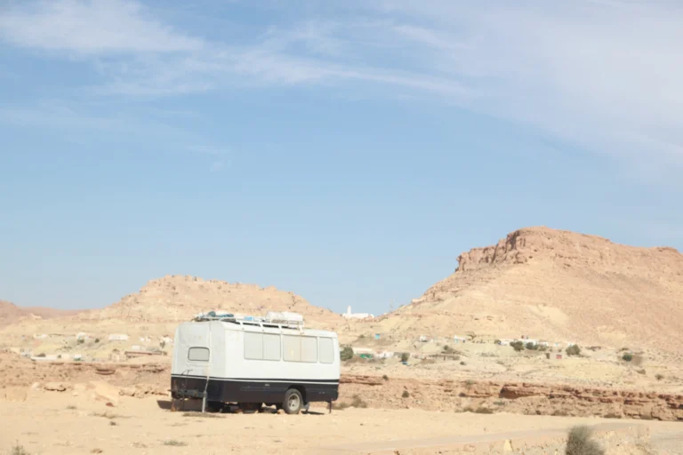 Circuit Sud Tunisie & Excursion Sahara Tunisie – Réveillon privé et authentique avec sudtunisie.com Vivre le passage à la nouvelle année au cœur des dunes, c’est choisir la lumière dorée du désert, l’horizon infini et une fête intime sous la Voie lactée. Nous organisons votre circuit Sud Tunisie sur mesure et vos excursions Sahara Tunisie en version 100 % privée : chauffeur-guide francophone, 4×4 recentré sur le confort, camps sélectionnés, gastronomie du Sud et timing souple. De Tozeur à Douz, de Ksar Ghilane à Matmata et Tataouine, vous traversez des paysages mythiques : Chott el-Jérid, oasis de montagne (Chebika, Tamerza, Mides), ksour millénaires, sources chaudes et ergs aux nuances de miel. Pour vous inspirer, feuilletez nos itinéraires : Circuits Désert – sudtunisie.com . Pourquoi le Sud tunisien pour la fin d’année ? Climat doux, grands espaces et émotions vraies Décembre-janvier offrent des journées clémentes (environ 15–22 °C) et des nuits fraîches idéales pour un bivouac sous les étoiles (4–10 °C). Dans ce décor, chaque moment du réveillon Sahara Tunisie a du sens : coucher de soleil en méharée, dîner aux lampions, musique bédouine, ciel profond constellé. Vous profitez d’un voyage sud Tunisie qui reconnecte : respirer, marcher, partager des mets généreux, ralentir. Grands paysages : miroirs de sel du Chott el-Jérid, dunes de Douz, palmeraies denses, canyons sculptés par l’eau. Culture & patrimoine : maisons troglodytes de Matmata, ksour de Tataouine (Chenini, Ksar Ouled Soltane, Ksar Hadada), scènes de cinéma près d’Ong Jmel. Bien-être : bain en source chaude à Ksar Ghilane, soirées feutrées, réveils face aux dunes. Pour ancrer le confort dès l’arrivée, notre service de navette aéroport assure un transfert privé, ponctuel et souple (suivi de vol, sièges enfant, arrêts utiles). Nos circuits Sahara privés : 3, 5 ou 8 jours – modulables et riches en expériences Chaque itinéraire est ajusté à vos dates, votre budget et votre tempo. Voici trois bases, que nous personnalisons ensuite au détail près. 3 jours express – L’essentiel du Sahara en version concentrée Jour 1 – Tozeur ▸ Chott el-Jérid ▸ Douz Accueil aéroport, traversée du chott (arrêts photo sur les reflets roses), déjeuner à Douz, balade à dos de dromadaire au sunset, dîner sous tente, nuit en camp. Jour 2 – Douz ▸ Ksar Ghilane Piste vers l’erg, bain en source chaude, option quad/buggy encadrée, pause thé à la menthe, veillée conviviale sous les étoiles. Jour 3 – Matmata ▸ Tozeur/Djerba Maisons troglodytes, panoramas lunaires, artisanat, transfert retour. 5 jours signature – L’équilibre dunes, oasis et ksour Jour 1 – Oasis de montagne (Chebika, Tamerza, Mides) : sentiers faciles, cascades, vues spectaculaires, sunset à Ong Jmel. Jour 2 – Chott el-Jérid & Douz : safari photo, initiation douce aux pistes sahariennes en 4×4, dîner aux épices du Sud. Jour 3 – Douz ▸ Ksar Ghilane : méharée, source chaude, dunes orangées, veillée au camp. Jour 4 – Tataouine & les ksour : Chenini, Ksar Ouled Soltane, Ksar Hadada ; greniers fortifiés, ruelles suspendues, déjeuner terroir. Jour 5 – Matmata ▸ Tozeur/Djerba : géologie troglodyte, céramiques, retour. 8 jours immersion – Grand Sahara, art de vivre & rythme slow Temps long, deux nuits en camp, randonnées supplémentaires, ateliers (pains, tissage, cuisine), pauses photo au fil des ergs, observations du ciel. Combinez vos envies parmi nos circuits désert et ajoutez des excursions en Tunisie à la carte. Besoin d’un chiffrage clair ? Demandez votre devis gratuit (1 minute) : Devis voyage désert . Vous pouvez aussi nous écrire via le lien de contact direct : Formulaire de contact – devis . Expériences phares : dromadaire, quad, randonnées, bivouac & gastronomie locale Méharée au coucher du soleil : l’allure tranquille du dromadaire, la lumière dorée qui allonge les ombres, la sensation d’espace absolu. Quad/buggy encadré : boucles adaptées, brise légère, adrénaline maîtrisée pour sublimer l’erg en toute sécurité. Randonnées tous niveaux : des canyons de Chebika/Tamerza/Mides aux crêtes douces des dunes, nous adaptons distance et dénivelé ; idées et formats ici : Randonnée montagne & Sahara . Bivouac sous les étoiles : tente privative, literie chaude, dîner au feu de bois, musique bédouine et, si vous voulez, initiation à l’astronomie. Cuisine du Sud : couscous fin, méchoui, tajines parfumés, pain de sable, dattes deglet nour, huile d’olive nouvelle ; régimes végétariens et sans allergènes sur demande. Journées “explorer” : mix 4×4 + marche + méharée/quad selon vos envies du jour, avec des excursions en Tunisie modulables. Pour nourrir vos idées avant le départ : récits, astuces, focus sites et retours d’expérience sur notre blog des excursions . Réveillon dans le désert : fête intime, élégante et chaleureuse Le 31 au soir, la table est dressée sous un ciel immense : lanternes, tapis, coussins, plats de fête, musique douce. Compte à rebours autour du feu, toast à la menthe fraîche, étoiles filantes. Au petit matin, café fumant, dunes orangées, balade de mise en jambes. Options à la carte : menu gastronomique, gâteau de fête, bar à thés & épices, photographe, surprises enfants, animation musicale. C’est le réveillon Sahara Tunisie que l’on raconte des années. Hébergements & logistique premium : navette, 4×4, camps et maisons troglodytes La sérénité commence dès l’atterrissage : navette aéroport privée (suivi de vol, arrivées tardives, arrêts utiles). Sur les pistes, 4×4 climatisés entretenus, chauffeurs-guides francophones aguerris. Camps désert : du confort douillet au premium (tentes privatives, literie chaude, douches selon catégorie), dîners aux lampions. Maisons troglodytes & ksour : murs de pierre, patios, atmosphère minérale, vraie expérience de lieu. Hôtels de charme en oasis : jardins, tables locales, parfois piscine (selon saison). Itinéraire “Réveillon Prestige” – Exemple détaillé 5 jours Jour 1 – Arrivée & oasis Accueil Tozeur/Djerba, navette privée, installation, balade au coucher du soleil dans la palmeraie, dîner terroir. Jour 2 – Montagne & canyons Chebika, Tamerza, Mides : randonnées faciles, cascades, terrasses panoramiques ; sunset sur Ong Jmel. Jour 3 – Chott el-Jérid & Douz Photos des reflets salins, villages du désert, méharée au crépuscule, atelier pain de sable, veillée. Jour 4 – Ksar Ghilane & Réveillon Bain en source chaude, option quad, installation au camp, dîner de réveillon, musique et étoiles. Jour 5 – Matmata & retour Maisons troglodytes, céramique et géologie, transfert retour. Variante : ajouter Tataouine (Chenini, Ksar Ouled Soltane, Ksar Hadada) pour une journée ksour & patrimoine ou prolonger en mer à Djerba. Conseils pratiques : saison, équipement, familles, sécurité & éthique Saisonnalité : fin d’année = lumière douce, affluence maîtrisée, tarifs mesurés ; période idéale pour un circuit désert Tunisie. Équipement : chaussures de marche, coupe-vent, polaire/doudoune légère pour le soir, bonnet et gants en bivouac, cheich contre le sable, lunettes UV 400, crème SPF. Photos & énergie : protéger l’appareil du sable, batteries de rechange, powerbank. Santé & sécurité : eau en bouteille, hygiène soignée au camp, itinéraires validés, conduite prudente en 4×4, équipe locale réactive. Familles : pauses ludiques (dromadaires, étoiles, contes), distances adaptées, dîners avancés, sièges enfant en transfert. Voyage responsable : respect des lieux, limitation du plastique, valorisation de l’artisanat (poterie, tissage, dattes). Pour qui ? Couples, familles, amis, entreprises – un désert qui rassemble Couples : bivouac cosy, dîner privé, séance photo au sunset, petit-déjeuner face aux dunes. Familles : fascination des enfants pour les dromadaires et le feu de camp, programmes souples, encadrement doux. Groupes d’amis : mix quad + méharée + 4×4, défis photo, longues veillées. Entreprises : team building Sahara Tunisie, ateliers de cohésion, dîners de gala dans les dunes, logistique événementielle précise. FAQ – Questions fréquentes avant un circuit “Réveillon Sahara Tunisie” Quelle est la bonne durée pour une première immersion ? 5 jours offrent le meilleur équilibre ; 3 jours concentrent l’essentiel ; 8 jours permettent la pleine immersion Sahara. Les camps sont-ils confortables en hiver ? Oui, selon catégorie : tentes privatives, couettes chaudes, sanitaires partagés ou privatifs. Possibilité de camp premium pour plus d’intimité. Peut-on combiner dromadaire, quad et 4×4 ? Bien sûr. Nous bâtissons une excursion Sahara Tunisie à la carte : méharée au sunset, boucle quad, pistes en 4×4, haltes photo. Inspirez-vous ici : Excursion en Tunisie . Quid des transferts tardifs et familles ? Notre navette aéroport suit vos vols, prévoit sièges enfant et arrêts utiles. Accueil 24/7. Où trouver récits et idées de randos ? Parcourez nos circuits désert , nos randonnées Montagne & Sahara et le blog des excursions . Comment réserver au meilleur prix ? Expliquez dates, aéroport d’arrivée, taille du groupe, envies (bivouac, confort, activités). Nous renvoyons un projet chiffré clair, options à la carte et calendrier. Formulaire direct : Devis voyage désert – gratuit . Avis & communauté : votre retour compte Les retours voyageurs aident à choisir et à affiner. Après votre séjour, partagez votre expérience, vos photos et conseils sur TripAdvisor : Sud Tunisie – Tozeur (avis & témoignages) . Passer à l’action : votre circuit Sud Tunisie pour la fête de la fin d’année Votre voyage Sud Tunisie commence ici : Composez votre itinéraire sur Circuits Désert . Piochez une Excursion en Tunisie pour une journée intense. Préparez vos Randonnées Montagne & Sahara . Simplifiez vos arrivées/départs avec la Navette Aéroport . Inspirez-vous sur le Blog Excursions Tunisie . Obtenez un devis gratuit et rapide pour bloquer vos dates. Résumé stratégique (SEO) – Pour être n° 1 sur “Circuit Sud Tunisie” et “Excursion Sahara Tunisie” Intention de recherche couverte : préparation d’un réveillon dans le désert, circuits 3/5/8 jours, expériences (méharée, quad, randonnées, bivouac), logistique (navette, 4×4, camps), familles/couples/groupes, devis en un clic. Réseau interne de liens : intégration naturelle vers circuits , excursions , randonnées , navette , blog et double devis gratuit . Variantes sémantiques clés : circuit désert Tunisie, excursion Sahara Tunisie, réveillon Sahara, voyage Sud Tunisie, oasis de montagne, Douz, Ksar Ghilane, Matmata troglodyte, ksour de Tataouine, Chott el-Jérid, bivouac sous les étoiles, navette aéroport Tunisie. Preuve sociale : incitation à l’avis TripAdvisor pour renforcer la confiance : voir les avis . Appels à l’action clairs : liens “circuits”, “excursions”, “randonnées”, “navette” et “devis” répartis dans le corps du texte pour maximiser la conversion. En deux mots : un contenu riche, orienté utilisateur et conversion, connecté à l’écosystème sudtunisie.com, pour hisser “Circuit Sud Tunisie” et “Excursion Sahara Tunisie” en tête des résultats et transformer l’envie en départ.