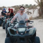 Passer la Fête de fin d’année dans le Sahara tunisien, c’est choisir une expérience inoubliable entre ciel étoilé, dunes dorées et authenticité berbère. Chez sudtunisie.com, nous proposons des circuits privatifs, des excursions sur-mesure et des séjours complets qui transforment le Nouvel An en un moment magique au cœur du désert du sud tunisien. Loin des foules et du froid hivernal, vivez une aventure chaleureuse, humaine et dépaysante. Pourquoi fêter le Nouvel An dans le Sahara tunisien ? Imaginez un réveillon sous les étoiles, entouré de dunes et du silence absolu du désert. Finir l’année au Sahara, c’est dire adieu à la routine pour plonger dans une parenthèse d’évasion et de sérénité. Les températures douces, le ciel limpide et la convivialité tunisienne font de cette saison la meilleure période pour voyager. Nous créons pour vous des circuits personnalisés où chaque détail est pensé : hébergements de charme, transferts privés, repas typiques, et une ambiance authentique autour du feu pour accueillir la nouvelle année. Consultez nos suggestions de circuits désert pour trouver le voyage qui vous ressemble. Nos circuits de fin d’année : entre magie et découverte Chaque circuit que nous proposons s’adapte à vos envies : aventure, confort, culture ou détente. Voici les étapes phares de nos circuits Sahara pour le Nouvel An : 1. Djerba ou Tozeur – porte d’entrée du désert Arrivée à Djerba ou Tozeur, où notre navette aéroport vous accueille avec le sourire. Dès les premiers instants, vous ressentez la chaleur humaine du Sud. Installation dans votre hôtel ou maison d’hôtes et briefing personnalisé avant de prendre la route vers le désert. 2. Les oasis de montagne : Chebika, Tamerza, Mides Ces joyaux naturels perchés dans les montagnes offrent une vue spectaculaire sur les vallées verdoyantes. Chebika la lumineuse, Tamerza la verdoyante et Mides la vertigineuse séduisent les amateurs de randonnées et de photographie. Pour une expérience active, découvrez nos randonnées montagne & Sahara accompagnées par des guides passionnés. 3. Le Chott El Jerid – le lac de sel aux reflets infinis Ce lac mythique, célèbre pour ses mirages et ses couleurs changeantes, est un incontournable. À l’aube, les teintes rosées du Chott El Jerid offrent un spectacle magique. C’est ici que le Sahara commence à se dévoiler. 4. Douz et les dunes infinies Douz, surnommée la “porte du désert”, marque le départ vers les grands ergs. C’est l’occasion de monter sur un dromadaire et de glisser doucement entre les vagues de sable doré. Une expérience simple, apaisante et intemporelle. 5. Ksar Ghilane – oasis et source chaude Nichée au milieu des dunes, Ksar Ghilane est une oasis légendaire. Vous pourrez y baigner dans la source chaude, explorer les alentours en quad ou simplement vous détendre au campement. Les couchers de soleil y sont inoubliables. 6. Nuit du réveillon au campement C’est le point d’orgue du voyage : un dîner saharien sous les étoiles, musique traditionnelle, feu de camp, et la magie du désert pour célébrer la nouvelle année. Nos campements confortables offrent tentes privatives, literie de qualité et ambiance conviviale. Pour une version plus exclusive, nous proposons des bivouacs privés en plein désert. Expérience authentique : gastronomie, culture et rencontres Le charme d’un circuit dans le sud tunisien, c’est aussi la rencontre avec les habitants. Vous dégusterez des plats traditionnels comme le couscous du Sud, le pain cuit sous le sable, ou les fameuses dattes Deglet Nour. Chaque étape est une immersion culturelle : potiers de Guellala, tisserandes de Chenini, guides du désert ou cuisinières des oasis. Ces moments simples et sincères donnent tout son sens à l’expression “voyager autrement”. Hébergements & confort : entre charme et nature Nous sélectionnons avec soin des hébergements adaptés à votre style de voyage : Maisons d’hôtes de charme dans les oasis pour un contact direct avec la population locale. Campements sahariens pour une immersion totale dans le désert. Hôtels confortables à Djerba, Tozeur ou Douz pour se détendre après la route. Chaque hébergement est testé et validé pour garantir propreté, sécurité et authenticité. Découvrez toutes nos formules sur sudtunisie.com . Une aventure personnalisée selon vos envies Nous croyons qu’aucun voyage ne devrait être identique. Nos circuits de fin d’année au Sahara tunisien s’adaptent à tous : Couples cherchant un réveillon romantique sous les étoiles. Familles voulant partager un moment unique ensemble. Groupes d’amis désireux d’une expérience hors du commun. Voyageurs solo en quête de silence et de beauté. Vous décidez du rythme, du niveau de confort, du type d’hébergement et des activités. Pour un programme sur mesure, remplissez notre formulaire de devis gratuit . Activités à ne pas manquer pendant la fête de fin d’année Balade à dos de dromadaire au coucher du soleil Randonnée dans les oasis de montagne Visite des villages troglodytiques de Matmata et Chenini Excursion vers les ksour de Tataouine Nuit en campement avec musique et dîner saharien Observation des étoiles dans le silence absolu du désert Ces expériences sont au cœur de notre passion pour le voyage dans le sud tunisien. Retrouvez-les sur notre page dédiée aux excursions en Tunisie . Conseils pratiques pour bien préparer votre voyage Meilleure période : de décembre à mars, avec des journées douces et des soirées fraîches. Tenue : vêtements légers pour la journée, veste chaude pour le soir, chapeau et lunettes de soleil. Transport : nous assurons tous les transferts avec notre service navette aéroport . Santé : prévoyez une petite trousse de secours et une crème hydratante. Photographie : le lever et le coucher du soleil sont des moments magiques à ne pas manquer. Votre sécurité et votre confort avant tout Nos guides et chauffeurs professionnels assurent votre sécurité à chaque étape. Chaque circuit est planifié avec soin : itinéraires testés, matériel de secours, communication satellite dans le désert, et suivi 24h/24 par notre équipe logistique. Votre tranquillité d’esprit est notre priorité, pour que vous puissiez simplement profiter de chaque instant. Avis et témoignages de voyageurs La satisfaction de nos voyageurs est notre meilleure récompense. Découvrez les avis sur Tripadvisor , où Sud Tunisie est salué pour la qualité de ses circuits, la gentillesse de ses guides et la magie des moments vécus. Chaque commentaire reflète notre passion : faire de chaque séjour une aventure mémorable et sincère. Réserver votre circuit de fin d’année dans le Sahara tunisien Rien de plus simple : Consultez nos circuits désert . Choisissez vos dates et vos envies. Recevez un devis gratuit et personnalisé . Profitez d’un service complet, incluant transfert, hébergement, activités et repas. Pour compléter votre expérience, explorez aussi : Randonnée montagne & Sahara Excursions en Tunisie Blog – Excursions Tunisie Un réveillon sous les étoiles : une expérience à vivre au moins une fois Fêter le Nouvel An dans le désert tunisien, c’est ralentir le temps, ressentir l’immensité et redécouvrir la beauté du silence. C’est aussi partager un moment rare, au coin du feu, entouré de visages souriants et d’une nature infinie. Avec Sud Tunisie, chaque voyage est une promesse : celle d’un Sahara vivant, poétique et accueillant, où chaque lever de soleil marque un nouveau départ. Réservez dès maintenant votre circuit de fin d’année et laissez la magie du Sahara tunisien illuminer vos fêtes.