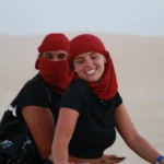 Lorsque l’on pense circuit et excursion en Tunisie, on imagine immédiatement des oasis de montagne, des dunes dorées, des villages troglodytiques et des médinas parfumées. Notre métier consiste à orchestrer, pour vous et rien que pour vous, des itinéraires privatifs d’un bout à l’autre du pays : Tunis–Carthage–Sidi Bou Saïd, Kairouan et le Sahel, Djerba, Tozeur, Douz, Ksar Ghilane et les vallées secrètes du Grand Sud. Avec nous, chaque étape est pensée au millimètre : rythme adapté, hébergements vérifiés, guides officiels, sécurité, gastronomie et logistique fluide (accueil et transferts inclus). Pour vous inspirer, commencez par parcourir nos circuits désert : ils sont une base concrète que nous personnalisons selon votre style de voyage. Pourquoi choisir un circuit privatif en Tunisie ? Valeur, liberté, sécurité Un circuit privatif signifie que nous ajustons tout à vos préférences : horaires souples, pauses photo aux meilleures lumières, insertion d’une balade à dromadaire ou d’une randonnée quand vous le souhaitez, journées plus courtes pour les familles, ou au contraire journées intenses pour les voyageurs passionnés. Nous vous accompagnons avec : Guides officiels et chauffeurs 4×4 expérimentés : connaissance rapide des itinéraires, anecdotes locales, sens du détail et priorité à la sécurité. Logistique optimisée : transferts aéroport, check-in fluides, réservations confirmées, timing intelligent pour éviter les foules et profiter des couchers de soleil. Hébergements contrôlés : maisons d’hôtes, hôtels 3★–5★, campements sahariens et, sur demande, bivouacs exclusifs au milieu des ergs. Transparence tarifaire : estimation claire et personnalisée. Obtenez un devis gratuit et détaillé en quelques clics. Accueil sans stress dès l’atterrissage grâce à notre navette aéroport disponible à Tunis, Djerba et Tozeur. Les grands paysages d’un circuit en Tunisie : de la mer au désert Tunis, Carthage, Sidi Bou Saïd – L’art de commencer en beauté Nous aimons démarrer par Tunis pour l’énergie de sa médina et les trésors de Carthage : ports puniques, villas romaines, basilique Saint-Louis. Sidi Bou Saïd, village bleu et blanc suspendu au-dessus du golfe, donne le ton : cafés aux portes cloutées, bougainvilliers, terrasses à la lumière dorée. Une mise en bouche culturelle idéale avant le Sud. Kairouan et le Sahel – Histoire vivante et rivages Kairouan, ville sainte, surprend par le calme de sa médina, la Grande Mosquée, les bassins des Aghlabides. Plus bas, le Sahel (Monastir, Mahdia, Sousse) dévoile ribats, forteresses maritimes, plages de sable pâle. Nous y prévoyons souvent une escale détente avant d’entrer dans le monde minéral des ksour et des dunes. Le Grand Sud – Oasis, ergs et villages troglodytiques Le Sud tunisien concentre l’iconographie dont on rêve : Tozeur et sa palmeraie, Chebika–Tamerza–Mides et leurs cascades et canyons, le Chott El Jerid sous ses reflets de mirage, Douz la « porte du désert », Ksar Ghilane et sa source chaude, Matmata troglodytique, Chenini et Douiret au milieu des ksour (greniers perchés). Pour calibrer vos étapes, piochez dans nos excursions en Tunisie , puis assemblez votre grande traversée avec la page circuits désert . Itinéraires type – 3, 5, 7 et 10 jours pour une Tunisie à votre mesure Mini-immersion 3 jours – Déclic saharien Jour 1 : Arrivée (Tunis, Djerba ou Tozeur) ; transfert privé avec la navette aéroport ; balade douce dans la palmeraie, première terrasse au soleil couchant. Jour 2 : Oasis de Chebika–Tamerza–Mides ; alternance de gorges, cascades et panoramas. Jour 3 : Chott El Jerid + Douz pour un dromadaire (option) ; retour ou extension. Découverte 5 jours – Oasis & porte du désert Jour 1 : Tunis & Carthage ou Tozeur selon votre vol. Jour 2 : Oasis de montagne ; pause photo au coucher du soleil. Jour 3 : Chott El Jerid → Douz ; nuit en campement saharien (tente privative, dîner aux lanternes). Jour 4 : Ergs et regs en 4×4 ; pique-nique dans les dunes, pain mella ; nuit étoilée. Jour 5 : Retour via Kairouan ou envol depuis Tozeur/Djerba. Grand Sud 7 jours – Dunes, ksour & troglodytes Jour 1 : Arrivée & installation. Jour 2 : Chebika–Tamerza–Mides (version panoramas & balades). Jour 3 : Chott → Douz ; dromadaire (option) ; campement. Jour 4 : Ksar Ghilane : bain de source chaude, boucles 4×4 vers un fortin dominant. Jour 5 : Matmata troglodytique ; déjeuner chez l’habitant (selon disponibilité). Jour 6 : Chenini & Douiret ; couchers de soleil légendaires sur les ksour. Jour 7 : Djerba ; Houmt Souk, potiers de Guellala, plage & envol. Signature 10–12 jours – La Tunisie en grand Nous ajoutons les médinas du Nord, les ribats maritimes, et surtout des journées actives : randonnée montagne & Sahara (facile à modérée) et nuit en bivouac exclusif (sur demande). Ce format mêle culture, nature et désert profond pour un portrait complet du pays. Expériences qui font la différence – De la balade douce à l’aventure Balade à dromadaire au coucher du soleil (Douz/Ksar Ghilane). 4×4 hors-piste au cœur des ergs : crêtes de dunes, regs minéraux, haltes photo. Randonnée montagne & Sahara : sentiers de belvédères à Chebika et Mides, marches ondulantes sur le sable. Bain en source chaude à Ksar Ghilane : détente sous les palmes. Artisanat vivant : potiers de Guellala (Djerba), tisserandes, herboristes d’oasis. Gastronomie : dattes Deglet Nour, couscous du Sud, méchoui, pains tabouna/mella, thés du désert. Envie d’idées à picorer ? Notre page excursions en Tunisie regroupe les meilleures sorties à insérer dans votre circuit, et notre blog des excursions en Tunisie fourmille d’astuces terrain. Hébergements & campements – Charme, confort, authenticité Nous sélectionnons des adresses qui combinent situation, calme, qualité de literie et accueil : Maisons d’hôtes d’oasis : patios d’agrumes, tables familiales, hospitalité chaleureuse. Hôtels 3★–5★ : standards internationaux, piscines selon étapes, chambres familiales. Campements sahariens : tentes privées, douches chaudes, électricité à plages horaires, dîner aux lanternes, ciel profond. Bivouacs exclusifs (sur demande) : sensation d’être seuls au monde, équipe dédiée et normes de sécurité. Comparez les styles via nos circuits désert , puis demandez votre devis personnalisé . Logistique maîtrisée – Navette aéroport, timing intelligent, zéro stress Le confort commence dès la sortie d’aéroport : pancarte nominative, véhicule climatisé, eau à bord, assistance bagages. Nos équipes synchronisent vols, étapes et heures dorées pour ne rien rater. Réservez votre arrivée sereine avec la navette aéroport , ou intégrez-la à votre devis. Conseils pratiques – Saisons, équipements, familles Meilleures périodes : automne–printemps pour le Sud (doux à chaud, nuits fraîches), été côtier pour le Nord/Est. Tenue & soleil : couches légères, coupe-vent, chèche/casquette, lunettes, crème solaire, gourde réutilisable. Chaussures : baskets/rando légère (oasis et dunes). Photo & tech : batteries externes, chiffon anti-sable, petit trépied. Santé : trousse basique, hydratation régulière, assurance voyage. Enfants : étapes plus courtes, pauses ludiques dans les dunes, collations, siestes à l’ombre. Pour intégrer une journée « active mais facile », voyez nos propositions randonnée montagne & Sahara . Tarifs & réservation – Estimation claire, devis en 2 minutes Le coût dépend de la durée, du niveau de confort, du nombre de voyageurs et des options (dromadaire, bivouac exclusif, ateliers, etc.). Notre promesse : zéro surprise et un calendrier réaliste. Demandez votre devis gratuit et sans engagement , puis comparez et peaufinez sur la page circuits désert . Si vous préférez avancer étape par étape, commencez par une excursion thématique et laissez-vous tenter par une prolongation saharienne. Avis & confiance – Ce que disent nos voyageurs Nous mesurons notre succès à la satisfaction de nos hôtes. Lisez des retours récents et notes détaillées sur Tripadvisor : Sud Tunisie – Tozeur . Ces témoignages reflètent notre exigence de qualité, l’écoute de vos attentes et notre maîtrise logistique au quotidien. FAQ – Circuits & excursions en Tunisie (Nord & Sahara) Quelle durée minimale pour un premier circuit en Tunisie ? 5–7 jours permettent d’embrasser oasis, dunes et villages troglodytiques. Pour une première immersion express, 3–4 jours restent possibles. Quelle différence entre « circuit » et « excursion » ? L’excursion est une sortie ponctuelle (½ journée, 1 journée) ; le circuit enchaîne plusieurs étapes avec nuits en camp ou maison d’hôtes. Inspirez-vous de nos excursions en Tunisie avant de composer votre circuit désert . Les enfants s’adaptent-ils bien au désert ? Oui, avec un rythme souple, des étapes courtes, des temps de jeu dans les dunes et des soirées tôt au camp. Nous ajustons les horaires à la saison. Peut-on intégrer davantage de marche ? Absolument. Nous proposons des boucles faciles à modérées depuis la page randonnée montagne & Sahara . Et les transferts aéroport ? Notre navette aéroport vous accueille avec pancarte nominative, s’adapte aux aléas de vol et vous conduit directement à l’oasis, à l’hôtel ou au camp. Quel est le meilleur moment pour le Sahara ? Octobre–mai : journées douces, nuits fraîches, lumières superbes. L’été privilégie plutôt la côte. Comment réserver ? Parcourez les circuits désert . Partagez vos dates, envies et budget. Recevez un devis personnalisé clair. Validez et préparez-vous à vivre votre Tunisie sur-mesure. Passez à l’action – Votre Tunisie, votre rythme, vos souvenirs Tout commence par une idée : oasis de montagne, nuit sous les étoiles, canyon ocre, médina bleutée, café suspendu sur la mer. Nous la transformons en un circuit privatif fluide et inspirant. Explorez nos circuits désert , ajoutez une touche active avec la randonnée montagne & Sahara , glissez une sortie coup de cœur depuis les excursions en Tunisie et nourrissez votre feuille de route avec notre blog – excursions Tunisie . Prêts ? Demandez votre devis gratuit et sans engagement et préparez une aventure parfaitement calibrée.