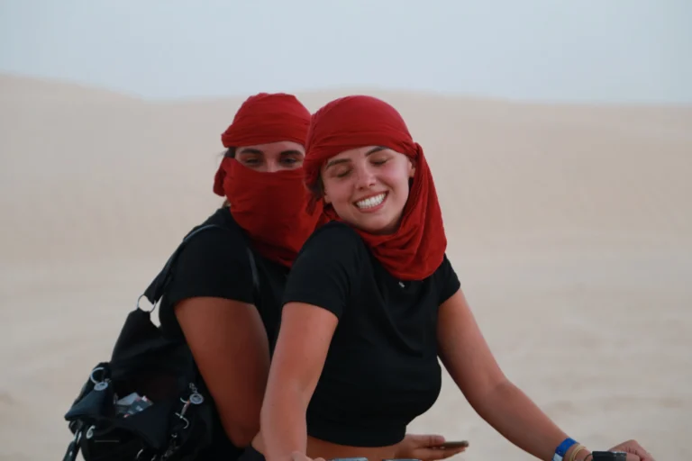 Lorsque l’on pense circuit et excursion en Tunisie, on imagine immédiatement des oasis de montagne, des dunes dorées, des villages troglodytiques et des médinas parfumées. Notre métier consiste à orchestrer, pour vous et rien que pour vous, des itinéraires privatifs d’un bout à l’autre du pays : Tunis–Carthage–Sidi Bou Saïd, Kairouan et le Sahel, Djerba, Tozeur, Douz, Ksar Ghilane et les vallées secrètes du Grand Sud. Avec nous, chaque étape est pensée au millimètre : rythme adapté, hébergements vérifiés, guides officiels, sécurité, gastronomie et logistique fluide (accueil et transferts inclus). Pour vous inspirer, commencez par parcourir nos circuits désert : ils sont une base concrète que nous personnalisons selon votre style de voyage. Pourquoi choisir un circuit privatif en Tunisie ? Valeur, liberté, sécurité Un circuit privatif signifie que nous ajustons tout à vos préférences : horaires souples, pauses photo aux meilleures lumières, insertion d’une balade à dromadaire ou d’une randonnée quand vous le souhaitez, journées plus courtes pour les familles, ou au contraire journées intenses pour les voyageurs passionnés. Nous vous accompagnons avec : Guides officiels et chauffeurs 4×4 expérimentés : connaissance rapide des itinéraires, anecdotes locales, sens du détail et priorité à la sécurité. Logistique optimisée : transferts aéroport, check-in fluides, réservations confirmées, timing intelligent pour éviter les foules et profiter des couchers de soleil. Hébergements contrôlés : maisons d’hôtes, hôtels 3★–5★, campements sahariens et, sur demande, bivouacs exclusifs au milieu des ergs. Transparence tarifaire : estimation claire et personnalisée. Obtenez un devis gratuit et détaillé en quelques clics. Accueil sans stress dès l’atterrissage grâce à notre navette aéroport disponible à Tunis, Djerba et Tozeur. Les grands paysages d’un circuit en Tunisie : de la mer au désert Tunis, Carthage, Sidi Bou Saïd – L’art de commencer en beauté Nous aimons démarrer par Tunis pour l’énergie de sa médina et les trésors de Carthage : ports puniques, villas romaines, basilique Saint-Louis. Sidi Bou Saïd, village bleu et blanc suspendu au-dessus du golfe, donne le ton : cafés aux portes cloutées, bougainvilliers, terrasses à la lumière dorée. Une mise en bouche culturelle idéale avant le Sud. Kairouan et le Sahel – Histoire vivante et rivages Kairouan, ville sainte, surprend par le calme de sa médina, la Grande Mosquée, les bassins des Aghlabides. Plus bas, le Sahel (Monastir, Mahdia, Sousse) dévoile ribats, forteresses maritimes, plages de sable pâle. Nous y prévoyons souvent une escale détente avant d’entrer dans le monde minéral des ksour et des dunes. Le Grand Sud – Oasis, ergs et villages troglodytiques Le Sud tunisien concentre l’iconographie dont on rêve : Tozeur et sa palmeraie, Chebika–Tamerza–Mides et leurs cascades et canyons, le Chott El Jerid sous ses reflets de mirage, Douz la « porte du désert », Ksar Ghilane et sa source chaude, Matmata troglodytique, Chenini et Douiret au milieu des ksour (greniers perchés). Pour calibrer vos étapes, piochez dans nos excursions en Tunisie , puis assemblez votre grande traversée avec la page circuits désert . Itinéraires type – 3, 5, 7 et 10 jours pour une Tunisie à votre mesure Mini-immersion 3 jours – Déclic saharien Jour 1 : Arrivée (Tunis, Djerba ou Tozeur) ; transfert privé avec la navette aéroport ; balade douce dans la palmeraie, première terrasse au soleil couchant. Jour 2 : Oasis de Chebika–Tamerza–Mides ; alternance de gorges, cascades et panoramas. Jour 3 : Chott El Jerid + Douz pour un dromadaire (option) ; retour ou extension. Découverte 5 jours – Oasis & porte du désert Jour 1 : Tunis & Carthage ou Tozeur selon votre vol. Jour 2 : Oasis de montagne ; pause photo au coucher du soleil. Jour 3 : Chott El Jerid → Douz ; nuit en campement saharien (tente privative, dîner aux lanternes). Jour 4 : Ergs et regs en 4×4 ; pique-nique dans les dunes, pain mella ; nuit étoilée. Jour 5 : Retour via Kairouan ou envol depuis Tozeur/Djerba. Grand Sud 7 jours – Dunes, ksour & troglodytes Jour 1 : Arrivée & installation. Jour 2 : Chebika–Tamerza–Mides (version panoramas & balades). Jour 3 : Chott → Douz ; dromadaire (option) ; campement. Jour 4 : Ksar Ghilane : bain de source chaude, boucles 4×4 vers un fortin dominant. Jour 5 : Matmata troglodytique ; déjeuner chez l’habitant (selon disponibilité). Jour 6 : Chenini & Douiret ; couchers de soleil légendaires sur les ksour. Jour 7 : Djerba ; Houmt Souk, potiers de Guellala, plage & envol. Signature 10–12 jours – La Tunisie en grand Nous ajoutons les médinas du Nord, les ribats maritimes, et surtout des journées actives : randonnée montagne & Sahara (facile à modérée) et nuit en bivouac exclusif (sur demande). Ce format mêle culture, nature et désert profond pour un portrait complet du pays. Expériences qui font la différence – De la balade douce à l’aventure Balade à dromadaire au coucher du soleil (Douz/Ksar Ghilane). 4×4 hors-piste au cœur des ergs : crêtes de dunes, regs minéraux, haltes photo. Randonnée montagne & Sahara : sentiers de belvédères à Chebika et Mides, marches ondulantes sur le sable. Bain en source chaude à Ksar Ghilane : détente sous les palmes. Artisanat vivant : potiers de Guellala (Djerba), tisserandes, herboristes d’oasis. Gastronomie : dattes Deglet Nour, couscous du Sud, méchoui, pains tabouna/mella, thés du désert. Envie d’idées à picorer ? Notre page excursions en Tunisie regroupe les meilleures sorties à insérer dans votre circuit, et notre blog des excursions en Tunisie fourmille d’astuces terrain. Hébergements & campements – Charme, confort, authenticité Nous sélectionnons des adresses qui combinent situation, calme, qualité de literie et accueil : Maisons d’hôtes d’oasis : patios d’agrumes, tables familiales, hospitalité chaleureuse. Hôtels 3★–5★ : standards internationaux, piscines selon étapes, chambres familiales. Campements sahariens : tentes privées, douches chaudes, électricité à plages horaires, dîner aux lanternes, ciel profond. Bivouacs exclusifs (sur demande) : sensation d’être seuls au monde, équipe dédiée et normes de sécurité. Comparez les styles via nos circuits désert , puis demandez votre devis personnalisé . Logistique maîtrisée – Navette aéroport, timing intelligent, zéro stress Le confort commence dès la sortie d’aéroport : pancarte nominative, véhicule climatisé, eau à bord, assistance bagages. Nos équipes synchronisent vols, étapes et heures dorées pour ne rien rater. Réservez votre arrivée sereine avec la navette aéroport , ou intégrez-la à votre devis. Conseils pratiques – Saisons, équipements, familles Meilleures périodes : automne–printemps pour le Sud (doux à chaud, nuits fraîches), été côtier pour le Nord/Est. Tenue & soleil : couches légères, coupe-vent, chèche/casquette, lunettes, crème solaire, gourde réutilisable. Chaussures : baskets/rando légère (oasis et dunes). Photo & tech : batteries externes, chiffon anti-sable, petit trépied. Santé : trousse basique, hydratation régulière, assurance voyage. Enfants : étapes plus courtes, pauses ludiques dans les dunes, collations, siestes à l’ombre. Pour intégrer une journée « active mais facile », voyez nos propositions randonnée montagne & Sahara . Tarifs & réservation – Estimation claire, devis en 2 minutes Le coût dépend de la durée, du niveau de confort, du nombre de voyageurs et des options (dromadaire, bivouac exclusif, ateliers, etc.). Notre promesse : zéro surprise et un calendrier réaliste. Demandez votre devis gratuit et sans engagement , puis comparez et peaufinez sur la page circuits désert . Si vous préférez avancer étape par étape, commencez par une excursion thématique et laissez-vous tenter par une prolongation saharienne. Avis & confiance – Ce que disent nos voyageurs Nous mesurons notre succès à la satisfaction de nos hôtes. Lisez des retours récents et notes détaillées sur Tripadvisor : Sud Tunisie – Tozeur . Ces témoignages reflètent notre exigence de qualité, l’écoute de vos attentes et notre maîtrise logistique au quotidien. FAQ – Circuits & excursions en Tunisie (Nord & Sahara) Quelle durée minimale pour un premier circuit en Tunisie ? 5–7 jours permettent d’embrasser oasis, dunes et villages troglodytiques. Pour une première immersion express, 3–4 jours restent possibles. Quelle différence entre « circuit » et « excursion » ? L’excursion est une sortie ponctuelle (½ journée, 1 journée) ; le circuit enchaîne plusieurs étapes avec nuits en camp ou maison d’hôtes. Inspirez-vous de nos excursions en Tunisie avant de composer votre circuit désert . Les enfants s’adaptent-ils bien au désert ? Oui, avec un rythme souple, des étapes courtes, des temps de jeu dans les dunes et des soirées tôt au camp. Nous ajustons les horaires à la saison. Peut-on intégrer davantage de marche ? Absolument. Nous proposons des boucles faciles à modérées depuis la page randonnée montagne & Sahara . Et les transferts aéroport ? Notre navette aéroport vous accueille avec pancarte nominative, s’adapte aux aléas de vol et vous conduit directement à l’oasis, à l’hôtel ou au camp. Quel est le meilleur moment pour le Sahara ? Octobre–mai : journées douces, nuits fraîches, lumières superbes. L’été privilégie plutôt la côte. Comment réserver ? Parcourez les circuits désert . Partagez vos dates, envies et budget. Recevez un devis personnalisé clair. Validez et préparez-vous à vivre votre Tunisie sur-mesure. Passez à l’action – Votre Tunisie, votre rythme, vos souvenirs Tout commence par une idée : oasis de montagne, nuit sous les étoiles, canyon ocre, médina bleutée, café suspendu sur la mer. Nous la transformons en un circuit privatif fluide et inspirant. Explorez nos circuits désert , ajoutez une touche active avec la randonnée montagne & Sahara , glissez une sortie coup de cœur depuis les excursions en Tunisie et nourrissez votre feuille de route avec notre blog – excursions Tunisie . Prêts ? Demandez votre devis gratuit et sans engagement et préparez une aventure parfaitement calibrée.