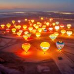Sous un ciel que la lumière polit toute l’année, le Sud tunisien tient ses promesses de grands espaces. Dunes blondes, palmeraies en rubans serrés, canyons ocre, ksour millénaires et maisons troglodytiques : ici, l’horizon change de texture à chaque virage, et l’aventure s’écrit au rythme de vos pas. Notre rédaction a sillonné la région pour mettre à plat ce qui fait un voyage réussi au Sud tunisien, avec un parti pris clair : des circuits et des excursions personnalisés, au départ de l’adresse de votre choix en Tunisie (Tunis, Nabeul, Hammamet, Sousse, Monastir, Sfax, Gabès, Djerba, Tozeur, etc.), dès 2 jours/1 nuit… ou plus si l’appel du désert s’installe. Pour explorer les trames d’itinéraires et choisir votre porte d’entrée, feuilletez nos circuits dans le désert . Pourquoi le Sud tunisien s’impose : paysages pluriels, hospitalité constante, logistique souple Sur une carte, tout semble proche : Chott el-Jérid, Douz, Ksar Ghilane, Chenini, Matmata, Chebika–Tamerza–Mides, Tozeur et Ong Jmel. Sur le terrain, la diversité est saisissante. Le salar étincelle au matin, les oasis de montagne font ruisseler l’ombre dans des gorges minérales, les dunes se gonflent d’un souffle invisible à l’approche du crépuscule. L’hospitalité, elle, est partout : une poignée de dattes, un thé à la menthe, un sourire. La force de la destination tient aussi à la souplesse logistique : routes entretenues, pistes connues des chauffeurs-guides, possibilité d’adapter la journée selon la météo et votre forme. Résultat : des programmes denses mais respirables, où l’on croise la culture (ksour, musées, artisanat), l’immersion saharienne (bivouac, marche, dromadaire) et la photo (lumières rasantes, ciels profonds). Pour une vision d’ensemble et des variantes à la carte, la page circuits désert – à développer reste la meilleure porte d’entrée. Quand partir : le calendrier de la lumière (et de la fraîcheur) Octobre → Avril. C’est la belle saison : journées tempérées, nuits fraîches, ciels nets. Idéal pour randonner, bivouaquer, multiplier les visites et viser les couchers de soleil qui font danser le sable. Mai & Septembre. Intersaisons intelligentes : on décolle tôt, on ménage de longues pauses à l’ombre, on retrouve le désert à la golden hour. Juin → Août. Chaleur marquée : on raccourcit les étapes, on privilégie les campements confort (climatisation, douche) et on cale les activités à l’aube et au crépuscule. La clef : adapter. Un lever de soleil se regarde depuis une crête proche, une rando bascule après la sieste, une piste se remplace par une route si le vent se lève. L’itinéraire respire et reste vivant. Nos formats de circuits : 2 jours/1 nuit, 3–5 jours, 7–8 jours et au-delà 2 jours/1 nuit — Baptême du désert, émotions en 48 heures Jour 1 : départ de votre adresse → Douz → erg Prise en charge devant chez vous ou à votre hôtel. Douz, porte du désert : ajustement du cheich, entrée progressive sur les dunes. Coucher de soleil au sommet d’une crête, dîner au feu, voûte céleste éclatante. Nuit au bivouac nomade (poétique et simple) ou en campement confort (lits, sanitaires). Jour 2 : aube chamelière → Ksar Ghilane (option) → retour Balade à dos de dromadaire au lever du jour ; selon la saison, piste vers Ksar Ghilane pour un bain dans la source chaude. Retour à votre adresse. Pour qui ? Ceux qui veulent goûter l’essence du Sahara sans poser une semaine. Trame modulable sur circuits désert . 3 jours/2 nuits — Douz, Ksar Ghilane, Matmata : l’accord parfait Jour 1 : Douz → bivouac. Initiation aux pistes, pain sous la cendre, ciel profond. Jour 2 : Ksar Ghilane → Tamezret → Matmata. Source chaude, panoramas sur plateaux lunaires, habitat troglodytique. Nuit en maison d’hôtes. Jour 3 : villages berbères → retour. Chemins de crêtes, déjeuner de terroir, route modulée selon vos vols. Pour qui ? Amateurs de variété (sable, pierre, eau), curieux d’architecture vernaculaire. 5 jours — Tozeur, Chott el-Jérid, Ong Jmel, oasis de montagne, Douz Jour 1 : Tozeur. Vieille ville d’El-Hadef (briques ocres), palmeraie à pied/à vélo/en calèche. Jour 2 : Ong Jmel → Chott el-Jérid. Dunes photogéniques, décors cinéma, traversée du salar aux mirages rosés. Nuit à Douz. Jour 3 : Douz → bivouac. Grande boucle dunaire en 4×4, dîner saharien. Jour 4 : Chebika–Tamerza–Mides. Oasis de montagne : cascades, oueds, canyon spectaculaire. Jour 5 : Tozeur. Marché, dattes Deglet Nour, musée (option), vol retour. Pour qui ? Ceux qui veulent tout voir sans courir, avec un vrai temps désert. 7–8 jours — Dunes, ksour et troglodytes : la fresque complète Itinéraire type : Tozeur → Douz → Ksar Ghilane → Tataouine (Chenini, Douiret, Ksar Ouled Soltane) → Matmata → Djerba/Tozeur/Tunis. Le fil rouge : prendre le temps, viser les belles lumières, multiplier les rencontres. Déclinable en version famille (trajets plus courts), photo (levers/couchers assurés), grande traversée (plus de nuits en erg). Pour choisir la bonne trame et personnaliser l’allure, les étapes et le confort, commencez par nos circuits désert au Sahara puis demandez un devis précis et gratuit (voir plus bas). Excursions à la journée : voir beaucoup, rester léger Oasis de montagne (Chebika – Tamerza – Mides). Marches au fil de l’eau, belvédères sur palmeraies suspendues, villages accrochés à la roche. Ong Jmel & décors du désert (Tozeur). Dunes ludiques, spots photo cinématographiques, capteurs de lumière à volonté. Matmata & Tamezret. Immersion troglodytique, déjeuner chakchouka/ojja, vernaculaire préservé. Douz au coucher du soleil. Balade chamelière, grande respiration, dîner méchoui. Toute la sélection et la réservation se jouent ici : Excursion en Tunisie . Pour des idées fraîches, des récits terrain et des conseils d’itinéraires, parcourez le blog des excursions . Randonnée & trek : crêtes, oueds, dunes et nuits sous les étoiles Le Sud est une terre de marche. Les crêtes tabulaires offrent des vues grand angle, les oueds dessinent des passages ombragés, les dunes exigent un pas souple. Nous concevons des boucles sur mesure : familial, contemplatif, sportif. Randonnée Montagne & Sahara. Alternance minéral/sable, photographie sans foule, rythme fluide. Bivouac nomade. Tente légère, feu de camp, silence absolu. Logistique raisonnée. Chameaux de bât sur certains tronçons, véhicule d’assistance selon la distance. Briefings, check-lists d’équipement, exemples d’itinéraires et niveaux : tout est rassemblé sur randonnée montagne – Sahara . Transferts & départs : la navette qui simplifie tout Arriver tard à Tunis, repartir tôt de Djerba, enchaîner un vol sur Tozeur : la logistique suit grâce au service porte à porte et à la navette aéroport. Détails et réservations : services navette aéroport . Prise en charge à l’adresse que vous voulez : domicile, hôtel, maison d’hôtes. Horaires souples : départ à l’aube pour saisir la lumière, retour tardif après la dernière photo. Petites attentions : pause achats de dernière minute (cheich, crème solaire, gourde), répartition des bagages en 4×4. Dormir & manger : du sable à la table, le confort qui vous ressemble Bivouac nomade. L’essentiel : feu, contes, ciel puissant. Campement confort. Lits, sanitaires, parfois électricité : idéal en famille. Maisons d’hôtes & hôtels. Adresses sélectionnées près des sites pour limiter les transferts. À table, l’assiette suit l’itinéraire : couscous, tajines, brik, salades, pain tabouna, dattes, huile d’olive. Régimes végétariens ou sans gluten pris en compte sur simple information préalable. Sécurité & éthique : aller, voir, respecter Guides & chauffeurs expérimentés. Lecture des pistes, de la météo, des distances réelles. Itinéraires validés chaque matin. Hydratation & pauses. Rappels réguliers, zones d’ombre, siestes courtes aux heures chaudes. Équipement & communication. Trousse de premiers secours, moyens adaptés aux zones isolées. Respect des lieux. Rester sur les pistes, ne rien laisser, favoriser l’artisanat local. Une journée “signature” : scénographie de la lumière Aube. Thé fumant, montée douce sur une crête, premiers rayons sur l’erg ; silence net. Milieu de matinée. Randonnée panoramique, lecture du paysage, photographie sans foule. Midi. Pique-nique sous tamaris, temps calme, sieste. Crépuscule. Balade chamelière, dunes rosées, souffle retenu. Soir. Grillades, salades, étoiles à portée de main. Pour approfondir l’axe marche, piochez des idées et listes d’équipement sur randonnée montagne – Sahara . Check-list pratique : le bon équipement au bon moment Indispensables : chèche/casquette, lunettes UV, crème solaire, gourde ou poche à eau, coupe-vent léger, lampe frontale, chaussures de marche. Vêtements : multilayers (journées tempérées, nuits fraîches d’octobre à avril). Photo : batteries de rechange, filtre UV/polarisant, chiffon microfibre. Bagage : sac souple (chargements facilités dans les 4×4). Santé : hydratation régulière, encas salés/sucrés, petite trousse personnelle. Relier les incontournables sans courir : nos enchaînements préférés Tozeur – El-Hadef : ruelles de briques ocres, palmeraie apaisée, mise au diapason. Chebika – Tamerza – Mides : l’eau, la pierre, les palmiers, marches fraîches. Chott el-Jérid : traversée à l’heure des mirages, arrêts photo soignés. Douz – Erg : entrée magistrale dans le royaume du sable, bivouac. Ksar Ghilane : source chaude, fort romain, dunes jusqu’à l’horizon. Tataouine & ksour : Chenini, Douiret, Ksar Ouled Soltane, mémoire et perspectives. Matmata : architecture troglodytique, plateaux lunaires. Djerba (option) : mer et douceur pour refermer la parenthèse. Comment réserver : devis gratuit, conseil personnalisé, départ où vous voulez Tout commence par quelques questions simples : vos dates, votre adresse de départ, votre priorité (photo, marche, culture, bivouac, famille), votre niveau de confort. En retour, vous recevez une proposition sur mesure, ajustée au détail près (rythme, hébergements, distances). Demander un devis gratuit : Sud Tunisie – Devis voyage désert . Explorer les trames d’itinéraires : Circuits désert à développer . Composer une partie rando : Randonnée montagne & Sahara . Réserver une journée d’excursion : Excursion en Tunisie . Glaner des conseils récents : Blog des excursions Tunisie . Fluidifier vos arrivées/départs : Navette aéroport . Après votre voyage, votre regard compte : laissez un commentaire utile à la communauté sur notre page TripAdvisor . En bref : un désert, des chemins, votre récit Départ : depuis l’adresse que vous voulez en Tunisie (domicile, hôtel, aéroport). Formats : dès 2 jours/1 nuit jusqu’aux grandes traversées (7–8 jours et +). Ambiances : dunes, oasis, chott, ksour, troglodytes, décors cinématographiques. Activités : 4×4, dromadaire, randonnée, photo, artisanat. Hébergements : bivouac nomade, camp confort, maisons d’hôtes, hôtels. Services : navette aéroport, assistance, conseils d’équipement. Liens utiles : • Circuits : https://sudtunisie.com/voyage/circuits-desert/ • Excursions : https://sudtunisie.com/voyage/excursion-en-tunisie/ • Randonnées : https://sudtunisie.com/voyage/randonnee-montagne-sahara/ • Blog : https://sudtunisie.com/voyage/blog-excursions-tunisie/ • Devis gratuit : https://sudtunisie.com/devis-voyage-desert-sud-tunisie-vacances-pas-cher-tunisie-sahara-tunisie/ Le Sahara ne se traverse pas : il se raconte. À vous de donner le premier mot. Nous mettons la route en musique.