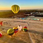 Le Sud tunisien déploie un décor unique au monde : dunes blondes, oasis de montagne, ksour millénaires, villages troglodytiques, lacs salés aux reflets rosés… Nous concevons des circuits et excursions sur mesure qui partent de l’adresse de votre choix en Tunisie (Tunis, Hammamet, Sousse, Monastir, Sfax, Gabès, Djerba, Tozeur, etc.). Vous souhaitez un itinéraire express de 2 jours/1 nuit, un road-trip de 5 jours ou une grande traversée saharienne de 8 à 10 jours ? Nous ajustons le rythme, le confort et les étapes en fonction de vos envies. Pour vous inspirer, parcourez notre page circuits désert – à développer où nous enrichissons continuellement de nouveaux parcours et variantes. Pourquoi choisir le Sud tunisien : Sahara vivant, oasis suspendues et ksour légendaires Le Sud n’est pas une carte postale figée : c’est un territoire vivant, modelé par le vent, l’eau et les hommes. Tozeur et sa médina en briques ocres, le Chott el-Jérid qui scintille, Chebika–Tamerza–Mides et leurs gorges verdoyantes, Douz “porte du désert”, Ksar Ghilane et sa source chaude, Tataouine et les ksour fortifiés (Chenini, Douiret, Ksar Ouled Soltane), Matmata et ses maisons hobbit creusées dans la roche… En quelques heures de route, on traverse des mondes différents : salars d’un blanc irréel, plateaux lunaires, canyons sculptés, ergs dorés où l’horizon semble bouger avec la lumière. Notre approche met l’accent sur l’authenticité : halte chez un palmiculteur pour goûter la Deglet Nour, thé partagé avec un gardien de ksar, ateliers d’artisans, balades chamelières au coucher du soleil, et ce silence que seul le Sahara sait offrir. Nos circuits personnalisés : 2 jours/1 nuit, 3–5 jours, 7–10 jours et au-delà Chaque proposition ci-dessous est 100 % modulable. Nous pouvons raccourcir, allonger, changer l’ordre des étapes, intégrer des randonnées, ajouter des nuits en bivouac ou privilégier des campements confort. Les transferts aéroport sont intégrés sur demande : consultez nos navettes aéroport pour une arrivée sans stress. Mini-circuit 2 jours / 1 nuit : l’essence du Sahara Jour 1 – Départ depuis votre adresse → Douz → Dunes de l’Erg Prise en charge à votre hôtel/maison/aéroport. Arrivée à Douz, ajustement du cheich, entrée progressive dans l’erg en 4×4. Coucher de soleil sur les dunes, dîner au feu de bois, nuit en bivouac nomade (tente bédouine, ciel étoilé) ou en campement confort (lits, sanitaires). Jour 2 – Balade chamelière → (Option) Ksar Ghilane → Retour Balade à dos de dromadaire au lever du jour, thé à la menthe. Option bain dans la source chaude de Ksar Ghilane. Retour à votre adresse en fin d’après-midi. Parfait pour découvrir l’âme du désert quand le temps est compté. Circuit 3 jours : Douz – Ksar Ghilane – Matmata (troglodytes & source chaude) Jour 1 : Douz → bivouac (initiation au sable, dîner sous les étoiles). Jour 2 : Ksar Ghilane → baignade en source chaude, piste panoramique vers Tamezret, arrivée à Matmata, visite d’une maison troglodytique. Nuit en maison d’hôtes. Jour 3 : plateaux lunaires, haltes photo, déjeuner local, retour. Circuit 5 jours : Tozeur – Chott el-Jérid – Ong Jmel – Oasis de montagne – Douz Jour 1 – Tozeur : balade dans la médina d’El-Hadef, façades en briques ocres, calèche ou vélo dans la palmeraie. Jour 2 – Ong Jmel & décors du désert : dunes photogéniques, spots cinéma, puis traversée du Chott el-Jérid (mirages, reflets). Nuit à Douz. Jour 3 – Douz → Bivouac : traversée dunaire avec chauffeur-guide, feu de camp, pain cuit sous la cendre. Jour 4 – Chebika – Tamerza – Mides : oasis de montagne, cascades, canyon. Retour Tozeur. Jour 5 – Tozeur : matinée libre (marché, dattes), musées en option. Grand circuit 7–10 jours : des dunes aux ksour, la grande mosaïque Tozeur – Douz – Ksar Ghilane – Tataouine – Chenini – Ksar Ouled Soltane – Douiret – Matmata – Djerba/Tozeur/Tunis. Nous alternons journées de découverte et temps lents : randonnées douces, couchers de soleil, ateliers d’artisans, rencontres. Le fil rouge : variété des paysages et cohérence des distances pour que le voyage reste fluide. Inspirez-vous de notre page circuits désert (à développer) et demandez votre variante (famille, photo, rando, confort premium, etc.). Excursions à la journée & demi-journée : concentrés d’icônes sahariennes Pour un aperçu intense sans logistique lourde, choisissez dans notre sélection Excursion en Tunisie : Oasis de montagne : Chebika – Tamerza – Mides Marche douce le long des oueds, belvédères spectaculaires, canyon minéral ; idéal depuis Tozeur. Ong Jmel & décors de cinéma Dunes ludiques, paysages grand angle, sensations 4×4 en toute sécurité. Matmata & Tamezret Immersion dans les maisons troglodytiques, déjeuner chakchouka ou ojja, panorama sur les plateaux. Coucher de soleil à Douz Balade chamelière au crépuscule, dîner méchoui, ciel constellé. Pour des idées fraîches et retours d’expérience, explorez notre blog des excursions en Tunisie . Randonnée & trek : crêtes, oueds, dunes… et nuits sous les étoiles Le Sud tunisien est un paradis pour marcheurs : crêtes tabulaires, couloirs sableux, canyons étroits, oueds ombragés. Nous dessinons des boucles sur mesure pour tous niveaux : Rando “Montagne & Sahara” : alternance minérale/sable, panoramas XXL, pauses contemplation. Bivouac nomade : tente légère, feu, voûte céleste incroyable. Logistique raisonnée : chameaux de bât ou véhicule d’assistance selon distance. Feuilletez nos inspirations et check-lists d’équipement : randonnée montagne – Sahara . Départs partout en Tunisie & transferts aéroport Nous venons vous chercher où vous voulez : domicile, hôtel, aéroport. Pour optimiser vos heures d’arrivée/départ et éviter les attentes, nous planifions des transferts fluides via nos services de navette aéroport (Tunis-Carthage, Enfidha, Monastir, Sfax, Djerba, Tozeur). Cette souplesse permet d’enchaîner directement sur une excursion si vous atterrissez le matin, ou de terminer en douceur par un déjeuner panoramique avant votre vol retour. Hébergements, tables & styles de voyage Bivouac nomade : immersion totale, simplicité chaleureuse, silence absolu. Campements confort : lits, sanitaires privatifs, salons sahariens, ambiance feutrée. Maisons d’hôtes : charme local, cuisine maison, rencontres. Hôtels & lodges : sélectionnés pour proximité des sites et qualité de service. Côté cuisine : couscous, tajines, brik à l’œuf, pain tabouna, dattes fraîches, thés parfumés… Régimes végétariens, sans gluten ou famille avec enfants : nous adaptons les menus sans surcoût, à signaler lors de la demande. Météo & meilleures périodes : comment viser la belle lumière Octobre → Avril : haute saison du désert ; journées douces, nuits fraîches (prévoir une polaire). Mai & Septembre : mi-saison ; progressions tôt le matin, pauses à l’ombre, doré du soir parfait pour la photo. Juin → Août : chaleur marquée ; formats compacts, activités à l’aube et au crépuscule, hébergements climatisés recommandés. Nous ajustons au jour le jour en fonction de la météo, de la qualité des pistes et de votre forme, pour préserver sécurité et plaisir. Publics concernés : couples, familles, photographes, randonneurs, entreprises Couples : couchers de soleil privés, dîners sous les étoiles, lodges intimistes. Familles : étapes courtes, activités ludiques (dromadaires, piste douce en 4×4), ateliers artisanaux. Photographes : lumières de l’aube/soir, spots panoramiques, temps libres calibrés. Randonneurs : rando montagne & Sahara , bivouacs légers, variantes sportives. Entreprises : micro-séminaires, team-building “désert”, logistique premium. Conseils d’équipement & bonnes pratiques Indispensables : chèche/casquette, lunettes UV, crème solaire, gourde (ou poche à eau), coupe-vent léger, lampe frontale, chaussures de marche confortables. Vêtements : superposition légère (journée tempérée, nuits fraîches), foulard pour le sable. Photo : batteries de rechange, protection anti-sable, microfibre. Bagages : privilégier le sac souple (chargements plus faciles en 4×4). Respect des sites : restez sur les pistes, ne laissez aucune trace, encouragez l’artisanat local. FAQ – Les questions qu’on nous pose le plus Est-ce que le bivouac est confortable ? Nous proposons deux styles : nomade (authentique, simple) et confort (lits, sanitaires). Nous conseillons selon la saison et votre profil. Peut-on voyager avec des enfants ? Oui. Nos circuits famille prévoient trajets écourtés, pauses fréquentes, repas adaptés, et sécurité renforcée (eau, ombre, horaires doux). D’où peut-on partir ? De n’importe quelle adresse en Tunisie. Nous calculons les temps de route et intégrons si besoin une navette aéroport . Y a-t-il des excursions d’une journée seulement ? Oui : consultez Excursion en Tunisie pour des départs Tozeur, Douz, Djerba, Gabès… Je veux randonner : où trouver des idées ? Notre page Randonnée Montagne & Sahara détaille des exemples par niveaux. Comment être sûr d’avoir “tout vu” ? En 3 jours, vous goûtez l’essentiel (dunes, oasis, troglodytes). En 5 jours, vous ajoutez bivouac et Chott el-Jérid. En 7–10 jours, vous reliez ksour, Matmata et grandes dunes sans vous presser. Parcourez nos circuits à développer et demandez votre adaptation. Comment réserver : devis gratuit et réponses rapides Tout démarre par un message clair : dates, point de départ, nombre de voyageurs, niveau de confort, envies (photo, marche, culture, bivouac…). Nous bâtissons un itinéraire sur mesure, modifiable jusqu’à validation. → Obtenez votre devis gratuit pour un voyage désert . → Explorez nos circuits désert (à développer) pour affiner vos idées. → Combinez avec des journées ciblées via Excursion en Tunisie . Après votre retour, partagez votre expérience ici : Sud Tunisie – TripAdvisor . Vos avis guident les prochains voyageurs et nous aident à améliorer chaque détail. Journée signature : du lever au crépuscule Aube : montée douce sur une crête de sable, thé fumant, premiers pastels sur l’erg. Matin : randonnée panoramique – crêtes minérales, oueds ombragés, lectures de paysage. Midi : pique-nique à l’ombre d’un tamaris, sieste courte, rires d’enfants qui tracent des arabesques dans le sable. Après-midi : visite d’un ksar, atelier d’artisan, dégustation de dattes. Crépuscule : balade chamelière, dunes rosées, minute de silence quand le désert retient son souffle. Soir : dîner au feu, contes du Sahara, étoile filante au-dessus de la tente. Envie de marcher davantage ? Piochez des idées sur Randonnée Montagne & Sahara . Liens utiles pour planifier votre aventure Circuits désert (à développer) : https://sudtunisie.com/voyage/circuits-desert/ Excursions en Tunisie : https://sudtunisie.com/voyage/excursion-en-tunisie/ Randonnée Montagne & Sahara : https://sudtunisie.com/voyage/randonnee-montagne-sahara/ Navettes aéroport : https://sudtunisie.com/services-navette-aeroport/ Devis gratuit : https://sudtunisie.com/devis-voyage-desert-sud-tunisie-vacances-pas-cher-tunisie-sahara-tunisie/ Blog excursions Tunisie : https://sudtunisie.com/voyage/blog-excursions-tunisie/ Prêt à partir ? Nous sommes prêts à vous prendre en charge dès votre porte, à dessiner un circuit personnalisé dès 2 jours/1 nuit ou une expédition plus longue, à caler la meilleure lumière et le bon rythme. Dites-nous ce qui compte pour vous ; nous tissons le reste. Le Sahara n’attend qu’un signe.