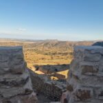 Plongée dans l’aventure saharienne : notre coup d’envoi Nous vous invitons à découvrir un voyage unique au cœur du sud tunisien : un circuit privé dans le désert du Sahara, ponctué d’une nuit magique sous tente, loin des foules, dans une atmosphère authentique. Si vous cherchez à échapper aux circuits standard et à vivre une expérience personnalisée, alors ce séjour sur mesure est fait pour vous. En choisissant un départ privé, nous vous garantissons une flexibilité totale : horaires adaptés, itinéraire modulable, et l’attention exclusive d’un guide-chauffeur expérimenté. Vous aurez ainsi tout le loisir de savourer chaque étape : dunes infinies, oasis secrètes, patrimoine berbère, ciel étoilé et campement désertique. Pour en savoir plus sur nos circuits, rendez-vous sur notre page dédiée : https://sudtunisie.com/voyage/circuits-desert . Pourquoi choisir le Sud tunisien pour votre circuit désert ? Un décor aux mille visages Le sud tunisien mêle des paysages rares et variés : dunes immenses de l’erg, lacs salés, oasis verdoyantes, villages troglodytes, ksour fortifiés… Ces lieux offrent un contraste saisissant avec le littoral et les villes. tunisiagotravel.com +2 Campement Dunes Insolites +2 Par exemple, l’Ksar Ghilane est une oasis réputée comme étant « la porte du désert tunisien » avec une source chaude invitant à la baignade et un fort romain témoin d’un passé riche. Wikipédia +1 Ce mélange de nature, culture et aventure garantit un séjour mémorable, où chaque moment devient exceptionnel. Un accès en douceur depuis les grands axes Même si on s’imagine souvent le désert comme isolé, le sud tunisien reste étonnamment accessible depuis des lieux comme Djerba, Douz ou Tozeur. Cela permet de vivre une immersion complète dans le désert sans devoir s’engager dans un raid interminable. Campement Dunes Insolites +1 Ainsi, ce circuit est idéal pour ceux qui disposent d’un nombre limité de jours mais veulent tout de même mesurer l’immensité saharienne. Une aventure sur mesure En optant pour un circuit privé, nous adaptons chaque détail à votre rythme : départ, activités, niveau de confort. Certains souhaitent bivouaquer sous une tente seule au milieu des dunes, d’autres préfèrent un confort un peu plus grand. Les possibilités sont nombreuses. gsa-voyages.com +1 Cette personnalisation fait toute la différence : vous vivez votre aventure, pas celle de tous. Notre itinéraire conseillé : un exemple pour un séjour de rêve Jour 1 : Départ et découverte d’un premier univers saharien Nous démarrons tôt depuis un lieu de départ convenu (hôtel, aéroport, port) et prenons la route vers l’intérieur. Le trajet peut passer par des zones rocheuses, des plaines de chotts salés et se terminer sur les grandes dunes. Au fil de la route, nous faisons halte dans une oasis ou un village berbère, pour prendre un goûter, respirer l’air saharien, immortaliser la lumière du désert. En fin d’après-midi, installation au campement : vous pouvez choisir la formule « tente traditionnelle berbère » ou « bivouac simple sous tente dans les dunes ». Le dîner se fait autour du feu, en compagnie de votre guide, et la nuit est ponctuée par un ciel étoilé incomparable. Jour 2 : Le grand décor désertique, le moment fort Réveil au lever du soleil, moment unique où la lumière illumine le sable doré. Petit-déjeuner tranquille. Puis, selon vos envies : balade en 4×4 sur les pistes, randonnée à dos de dromadaire, séance photo dans les dunes, visite d’oasis ou encore arrêt à un lac salé. L’après-midi peut être consacrée à un village troglodyte, une kasbah traditionnelle ou un ksar régional. Le soir, retour au campement ou hébergement selon votre formule et dîner sous les étoiles. Jour 3 : Retour et étape surprise Le dernier jour, nous prenons la route du retour mais sans forcer : pause dans un site panoramique, visite d’un lieu de tournage « cinéma » ou encore déjeuner dans une auberge locale. Nous arrivons à destination en fin d’après-midi, le cœur rempli d’images et de sensations. Si vous le souhaitez, nous pouvons prolonger l’aventure d’un ou deux jours, selon nos options. Conseils pratiques pour réussir votre circuit privé au Sahara Quand partir ? La période idéale s’étend d’octobre à avril : le climat y est plus clément, les températures modérées. L’été peut être très chaud, surtout en plein désert. tunisiagotravel.com +1 Pensez aussi à la météo locale : le matin et la soirée peuvent être frais, même en hiver. Que prévoir dans la valise ? Une tenue confortable, mêlant vêtements légers (pour la journée) et couche chaude pour le soir. Une veste coupe-vent pour l’aide contre le sable ou le vent. Chaussures fermées (randonnée légère) + sandales pour le camp. Lunettes de soleil, crème solaire, chapeau. Lampe frontale ou lampe de poche pour la nuit au camp. Sac de couchage ou couverture thermique selon votre formule camping. Appareil photo ou smartphone bien chargé : les paysages sont à couper le souffle. Comfort & logement dans le désert Même dans un contexte « bivouac », le confort est possible : tente avec matelas, sacs de couchage, couverture, sanitaires « camping ». Certaines formules offrent un peu plus de luxe (campement semi-premium). À vous de choisir selon votre budget. Campement Dunes Insolites Si vous privilégiez un hébergement plus confortable, indiquez-le dès la réservation : hôtel oasis ou lodge dans le désert existent. Budget à envisager Le coût varie selon le nombre de nuits, le type de véhicule, l’hébergement et les services inclus. À titre indicatif : Excursion 1 jour : à partir de ~100 €/personne. Campement Dunes Insolites Circuit 2 jours + nuit sous tente : 150-250 €/personne. Campement Dunes Insolites Circuit 3-4 jours « tout compris » : 400-600 €/personne. Campement Dunes Insolites +1 Avec un circuit privé, l’attention personnalisée fait partie du prix — et cela vaut largement l’investissement. Les moments forts à ne pas manquer dans votre circuit au Sahara L’immensité des dunes et la pureté du ciel Se retrouver face à une mer de sable qui s’étend à perte de vue, marcher dans les dunes, observer les reliefs changeants au gré du vent : c’est l’un des privilèges que nous offre ce circuit. Le soir, le ciel s’illumine d’étoiles : loin de toute pollution lumineuse, c’est un spectacle naturel exceptionnel. tunisiagotravel.com +1 Les oasis de montagne & les villages troglodytes Des haltes comme l’Oasis de Chebika ou l’Tamerza (dans le sud-ouest tunisien) apportent une dimension douce et rafraîchissante au circuit : palmiers, cascades, ruelles calmes au cœur de la roche. Ces lieux invitent à la lenteur, à la contemplation. Nos partenaires connaissent ces endroits peu fréquentés, loin de la foule. GRAND-SAHARA-AVENTURES +1 Les villages troglodytes, comme ceux de Matmata, exposent un mode de vie différent, des habitations creusées dans la roche, un patrimoine vivant passionnant. tunisiagotravel.com +1 La culture saharienne et berbère Au fil du voyage, vous croiserez des artisans, des familles locales, des ksour traditionnels. Les échanges sont authentiques, sans artifice. L’occasion de partager un thé à la menthe, d’apprendre sur la vie d’autrefois, de rapporter des souvenirs porteurs de sens. Cette dimension humaine rend le circuit vraiment riche. Nuit sous tente : l’expérience immersive Dormir sous une tente dans le désert, c’est plus qu’un coucher : c’est un vrai moment d’immersion. Le silence, le ciel, le sable froid au petit matin ; un réveil différent, loin de l’agitation urbaine. Nous veillons à ce que tout soit confortable, pour que l’expérience reste agréable. Le dîner sous la tente, les échanges, la convivialité autour du feu : c’est l’un des temps forts de votre séjour. Réserver votre circuit privé : nos conseils et contact Pour garantir une belle expérience, voici ce que nous vous suggérons : Précisez vos dates de départ, nombre de jours, type d’hébergement souhaité (campement simple / confort / hôtel). Indiquez le nombre de participants : couple, famille, amis. Un véhicule adapté sera prévu. Mentionnez vos envies particulières : photographie, randonnées, calme total, nature extrême. Demandez un devis détaillé — nous vous invitons à le faire via notre page de contact : https://sudtunisie.com/devis-voyage-desert-sud-tunisie-vacances-pas-cher-tunisie-sahara-tunisie Nous restons à votre écoute pour peaufiner l’itinéraire, ajouter ou retirer des étapes, adapter le rythme à vos désirs. Avec notre expertise locale, nous vous assurons un séjour de qualité, personnalisé et inoubliable. Conclusion : pourquoi ce circuit est fait pour vous En résumé, ce circuit privé dans le sud tunisien avec nuit sous tente représente une parfaite alliance entre aventure, authenticité, confort et liberté. Nous vous offrons : La tranquillité d’un voyage privé, sans groupe imposé. Une immersion totale dans un décor saharien unique. Des rencontres vraies, des paysages rares, des moments suspendus. Une organisation sur mesure, pour un séjour sans stress, parfaitement fluide. Si vous rêvez d’un voyage différent, loin des sentiers battus, dans un cadre époustouflant et adapté à vos goûts : la Tunisie saharienne vous attend. N’hésitez pas à prendre contact, demander votre devis et préparer cette aventure hors du commun. Au plaisir de vous accompagner dans ce voyage au cœur du désert tunisien.