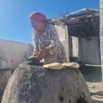 Le Sud tunisien, c’est une expérience en soi. C’est un lieu où le désert ne se contente pas d’être un paysage, mais devient un univers à part entière, habité de silence, de lumière et de traditions séculaires. Chez Sud Tunisie, nous proposons des circuits désert personnalisés, en petit groupe ou en privé, avec départ depuis l’adresse de votre choix en Tunisie (Tunis, Sousse, Hammamet, Monastir, Djerba, Tozeur, etc.). Que vous soyez tenté par une simple excursion de 2 jours / 1 nuit, un voyage immersif de 5 à 8 jours, ou même un séjour à la carte, tout est possible. Chaque détail est pensé pour que votre voyage au sud tunisien ne soit pas une simple visite touristique, mais un moment suspendu, entre dunes dorées, oasis de montagne, ksour perchés et villages troglodytiques. Embarquez avec nous, et laissez-vous porter. 🌵 Pourquoi partir en circuit dans le Sud Tunisien ? Une terre d’émotions brutes Le Sud tunisien vous embarque dans un monde entre ciel et sable, aux antipodes des stations balnéaires classiques. Ici, les paysages vous surprennent à chaque virage : Douz, la "porte du désert", d'où l'on part pour bivouaquer sous les étoiles Ksar Ghilane, une oasis ensablée avec source chaude naturelle Chott El Jerid, immense lac salé aux mirages saisissants Tozeur, ville ocre et palmeraies, avec ses médinas typiques Chebika, Tamerza, Mides, oasis de montagne sculptées par l’eau Chenini, Douiret, villages berbères perchés sur les crêtes Matmata, ses habitations troglodytes où le temps semble suspendu Et ce n’est qu’un début. Tout est modulable selon votre rythme, vos envies, votre durée de séjour. 🏜️ Circuits désert Tunisie dès 2 jours / 1 nuit : l’essentiel en format compact Même avec peu de temps, on peut s’immerger dans la magie du désert. C’est pourquoi nous proposons des circuits désert dès 2 jours / 1 nuit, avec un itinéraire entièrement personnalisable. Exemple de circuit 2 jours / 1 nuit au départ de Djerba ou Gabès : Jour 1 : Départ matinal depuis votre adresse Route vers Douz avec arrêt photo au Chott el-Jérid Départ en 4x4 ou à dos de dromadaire dans l’erg oriental Bivouac saharien : feu de camp, pain cuit sous la cendre, ciel étoilé Jour 2 : Réveil dans le silence du désert Option balade matinale à dos de dromadaire Arrêt à Ksar Ghilane : bain dans la source chaude, visite du fort romain Retour en fin d’après-midi à votre adresse ➡️ Ce format permet d'avoir un avant-goût profond du Sahara même si vous êtes limité dans le temps. Idéal en couple, en famille ou entre amis. Plus de détails ici : Circuits désert personnalisés 🌄 Circuits 5 à 8 jours : l’expérience saharienne en grand format Pour ceux qui veulent vraiment prendre le temps, s’éloigner du rythme effréné du quotidien et vivre le Sahara dans sa richesse plurielle, nous proposons des circuits étendus. Exemple d’itinéraire 6 jours au départ de Tunis, Sfax ou Djerba : Jour 1 : Tunis → Douz Accueil à votre hôtel / domicile Route panoramique vers le sud avec escale au Chott el-Jérid Arrivée à Douz, nuit en maison d’hôtes Jour 2 : Douz → Sahara profond Départ en 4x4 ou dromadaire dans l’erg Déjeuner saharien, sieste sous les tamaris Dîner au feu de camp, nuit en bivouac Jour 3 : Ksar Ghilane → Matmata Oasis, source chaude Route vers les plateaux berbères Nuit troglodyte à Matmata Jour 4 : Chenini – Douiret – Tataouine Villages berbères Visite de ksour perchés Nuit à Tataouine ou Chenini Jour 5 : Tamezret → Oasis de montagne Route vers Chebika / Tamerza Balade dans les canyons et cascades Nuit à Tozeur Jour 6 : Palmeraie de Tozeur → retour Balade à vélo ou calèche dans la palmeraie Temps libre selon vos horaires de retour Transfert vers votre ville d’origine ➡️ Ce type de circuit offre un aperçu complet du Sud tunisien, entre désert, montagne, culture et rencontre. 🚙 Transferts personnalisés et départ depuis l'adresse de votre choix L’un de nos atouts majeurs ? La flexibilité totale du point de départ. Que vous logiez à Tunis, Hammamet, Sousse, Monastir, Gabès, Djerba ou Tozeur, nous venons vous chercher à votre hôtel, aéroport ou maison, à l’heure qui vous arrange. Pas de stress logistique, tout est pris en charge : Navette climatisée privée Horaires adaptés à vos vols Petites pauses sur la route pour admirer les paysages Possibilité de transfert retour vers une autre ville Nos circuits s’adressent autant aux touristes qu’aux Tunisiens souhaitant redécouvrir leur pays autrement, loin des circuits classiques. 🏕️ Dormir dans le désert : bivouac nomade ou camp confort Dormir dans le Sahara, c’est l’un des grands moments d’un voyage au Sud tunisien. Selon vos envies et votre niveau de confort recherché, nous proposons plusieurs options d’hébergement en plein désert : Bivouac nomade : tente traditionnelle, feu de camp, dîner saharien simple et authentique, toilettes sèches, douche sommaire. Campement confort : lits, sanitaires, douches, électricité, tout en conservant l’ambiance saharienne. Maisons d’hôtes typiques à Tozeur, Douz, Chenini, Matmata ou Tataouine pour les nuits hors désert. 🧡 Envie d’une nuit vraiment spéciale ? On vous installe au cœur des dunes, là où aucun bruit ne vient troubler le silence du désert. 🥘 Cuisine locale & immersion culturelle On ne voyage pas au Sud tunisien sans goûter à sa cuisine de terroir, généreuse et savoureuse : Couscous à l’agneau, cuit lentement dans la marmite Tajine berbère, aux œufs, pommes de terre et épices Ojja, avec merguez, poivrons et œufs Pain tabouna préparé au feu de bois Thé à la menthe, dattes Deglet Nour, olives, miel… Tout est préparé sur place avec des produits locaux. Nos guides et chauffeurs sont également là pour vous raconter les histoires, les traditions et la vie des populations du Sud. 🎒 Que prévoir pour votre circuit désert ? Conseils pratiques Voici quelques essentiels pour un circuit confortable dans le Sud tunisien : Chaussures de marche ou baskets Vêtements légers pour la journée, veste chaude pour la nuit Chèche ou foulard (souvent fourni) Lunettes de soleil, crème solaire Gourde ou bouteille réutilisable Appareil photo ou smartphone avec bonne autonomie Sac souple plutôt que valise rigide Pour les treks : petit sac à dos, frontale, encas 🌞 Ne vous inquiétez pas, nos équipes vous briefent avant le départ pour que rien ne manque ! 📝 Réserver votre circuit au Sud tunisien : simple et rapide Envie de partir ? C’est le bon moment. Nous vous proposons de faire une demande de devis gratuite et sans engagement ici : 👉 Demander un devis circuit Sud tunisien Vous pouvez y indiquer : Votre point de départ Vos dates La durée du circuit souhaité Le nombre de personnes Vos centres d’intérêt (marche, photo, culture, etc.) Ensuite, on vous propose un programme sur mesure, que vous pouvez ajuster à volonté. Transparence, adaptabilité et service personnalisé sont au cœur de notre approche. 💬 Votre avis compte : laissez votre commentaire après le voyage Votre retour est essentiel. Que vous ayez aimé le coucher de soleil à Douz, l’accueil à Tozeur, la balade dans le canyon de Mides ou le pain chaud partagé autour du feu, vous pouvez nous laisser un avis ici : 👉 Laisser un commentaire sur TripAdvisor Cela aide d’autres voyageurs à découvrir notre belle région et nous permet de toujours faire mieux. 🌍 En résumé : pourquoi choisir un circuit au Sud tunisien avec nous ? Départ depuis l’adresse de votre choix en Tunisie Circuits personnalisés : 2 jours / 1 nuit ou jusqu’à 8 jours Hébergements en bivouac, camp ou maisons d’hôtes Cuisine locale, rencontres authentiques, guides passionnés Petits groupes, rythme souple, voyage respectueux des lieux Vous trouverez toutes les inspirations ici : 🔗 Nos circuits désert sur sudtunisie.com Le Sud tunisien vous attend. Avec nous, vous ne visitez pas le désert, vous le vivez.