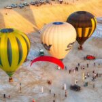 Le Sud tunisien fascine par ses paysages spectaculaires, ses villages authentiques et l’hospitalité chaleureuse de ses habitants. Entre oasis verdoyantes, dunes dorées, montagnes arides et villages troglodytiques, chaque itinéraire devient une aventure inoubliable. Nous proposons des circuits et excursions personnalisés, avec départ depuis l’adresse de votre choix en Tunisie – que vous soyez à Tunis, Hammamet, Sousse, Sfax, Djerba ou Tozeur. Vous choisissez la durée (2 jours/1 nuit, 3 jours, 5 jours, ou plus) et nous créons le voyage sur mesure qui correspond à vos envies. Découvrez dès maintenant nos circuits désert Sahara et laissez-vous guider vers une expérience unique au cœur du Sud tunisien. 1. Pourquoi choisir le Sud Tunisien pour votre voyage ? Le Sud tunisien, c’est un monde à part, une mosaïque de paysages et de traditions. Ici, la nature et la culture s’entrelacent : le désert du Sahara côtoie les villages berbères, les oasis luxuriantes s’étendent au pied des montagnes et les ksour millénaires racontent les histoires des tribus nomades. Une diversité exceptionnelle de paysages En quelques kilomètres, on passe du Chott el-Jérid, immense lac salé aux reflets rosés, aux canyons de Mides, aux palmeraies suspendues de Chebika et Tamerza, puis aux dunes infinies de Douz et Ksar Ghilane. C’est cette richesse qui rend chaque circuit dans le Sud tunisien unique. Que vous soyez amateur de nature, d’histoire ou de photographie, vous trouverez dans nos excursions en Tunisie des itinéraires adaptés à votre rythme et à vos envies. Un voyage à taille humaine Nous croyons en un tourisme authentique et responsable. Nos circuits privilégient les rencontres locales, les repas traditionnels et les hébergements de charme. Dormir dans une maison troglodytique à Matmata, partager un couscous sous la tente, déguster du pain cuit dans le sable… ce sont ces moments simples qui marquent une vie. Une aventure accessible à tous Nos circuits sont modulables : que vous soyez en couple, en famille ou entre amis, nous adaptons le rythme, la durée et le confort. Pour une arrivée sans souci, nous proposons des services de navette aéroport depuis toutes les grandes villes. 2. Les circuits les plus demandés au Sud Tunisien Nous avons conçu plusieurs formules de voyages et circuits dans le Sud tunisien, personnalisables selon vos disponibilités et vos centres d’intérêt. Circuit 2 jours / 1 nuit : l’essentiel du Sahara Parfait pour une première immersion dans le désert. Jour 1 : Départ – Douz – Dunes de l’Erg Départ depuis votre adresse ou votre hôtel. Route vers Douz, la “porte du désert”. Balade à dos de dromadaire au coucher du soleil, dîner typique et nuit sous tente saharienne. Jour 2 : Douz – Ksar Ghilane – Matmata – Retour Départ vers Ksar Ghilane, baignade dans la source chaude naturelle, visite du fort romain, puis route vers Matmata et ses maisons troglodytiques avant le retour. Ce mini-circuit est idéal pour découvrir l’esprit du Sahara sans trop de kilomètres. Circuit 3 jours / 2 nuits : entre dunes et oasis Une combinaison parfaite entre aventure et détente. Jour 1 : Tozeur – Ong Jmel – Chott el-Jérid – Douz Traversée du Chott el-Jérid, halte photo sur les mirages, visite des décors de cinéma à Ong Jmel. Nuit à Douz. Jour 2 : Douz – Bivouac dans le désert Excursion en 4x4 ou à dos de chameau jusqu’au bivouac, dîner saharien, feu de camp, musique traditionnelle et nuit sous les étoiles. Jour 3 : Retour par Ksar Ghilane – Matmata – Gabès / Djerba Détente à la source chaude, puis route vers Matmata avant le retour. Circuit 5 jours : les incontournables du Sud Un programme complet pour explorer oasis, désert et culture berbère. Tozeur, ses ruelles ocre et sa palmeraie Chebika, Tamerza, Mides : les oasis de montagne Chott el-Jérid et ses mirages féeriques Douz et son marché des dromadaires Bivouac dans les dunes du Sahara Matmata et les villages troglodytiques Chenini et les ksour fortifiés de Tataouine Circuit 7 à 8 jours : la grande traversée du Sud Pour ceux qui veulent tout voir, tout vivre : Tozeur – Douz – Ksar Ghilane – Tataouine – Chenini – Matmata – Djerba ou Tunis. Un condensé d’émotions : randonnées, patrimoine, bivouacs, gastronomie et rencontres humaines. Pour découvrir tous nos itinéraires, consultez la page circuits désert Tunisie . 3. Excursions à la journée : partez léger, revenez émerveillés Vous disposez de peu de temps ? Nos excursions d’une journée sont parfaites pour vivre le Sud intensément. Oasis de montagne : Chebika, Tamerza et Mides Ces trois joyaux proches de Tozeur offrent un spectacle unique. Baladez-vous entre sources naturelles, cascades et palmeraies suspendues, puis admirez le canyon de Mides, sculpté par le vent et l’eau. Ong Jmel & les décors du désert Découvrez les paysages de Star Wars, grimpez sur la célèbre colline d’Ong Jmel et laissez-vous hypnotiser par le silence doré des dunes. Matmata & Tamezret : voyage au centre de la terre Plongez dans le monde troglodytique de Matmata, explorez les maisons creusées dans la roche, partagez un repas typique et profitez d’un panorama spectaculaire à Tamezret. Douz & coucher de soleil dans le désert Balade à dos de dromadaire au crépuscule, dîner berbère, soirée sous les étoiles : l’expérience saharienne dans toute sa pureté. Pour plus d’idées, consultez Excursion en Tunisie et inspirez-vous de notre blog excursions Tunisie . 4. Randonnées et treks : marcher au rythme du Sahara Pour les amoureux de nature, les randonnées dans le Sahara offrent une communion totale avec l’immensité du désert. De la marche douce entre palmiers et oueds à la traversée des dunes de Douz à Ksar Ghilane, chaque pas rapproche de l’essentiel. Nos randonnées sont guidées par des nomades expérimentés, accompagnées de chameaux de bât ou de véhicules d’assistance. Vous dormez sous la tente, partagez des repas préparés sur le feu et profitez d’un ciel d’une pureté absolue. 5. Hébergements, transferts et sécurité : tout est pensé pour vous Des hébergements adaptés à chaque envie Bivouac nomade : immersion totale, feu de camp, silence du désert. Campement confort : tentes aménagées, sanitaires, lits et repas chauds. Maisons d’hôtes & hôtels : charme local, accueil familial, cuisine authentique. Des transferts sans stress Nous assurons les navettes aéroport et tous les transferts entre les étapes, pour que vous puissiez simplement profiter. Sécurité et accompagnement Nos chauffeurs-guides connaissent le désert comme leur poche. Nous suivons les conditions météo et adaptons les itinéraires en permanence. Hydratation, pauses régulières, véhicules récents et assistance permanente garantissent un voyage serein et sécurisé. 6. Conseils pratiques pour bien préparer votre circuit Période idéale : octobre à avril (températures douces, lumière magnifique). À emporter : lunettes de soleil, crème solaire, chèche, chaussures fermées, lampe frontale, veste légère. Santé : pensez à boire souvent, même sans soif. Bagages : préférez un sac souple plutôt qu’une valise rigide. Photographie : le lever et le coucher du soleil offrent les plus belles lumières. 7. Réservez votre voyage et partez depuis l’adresse de votre choix Nous prenons en charge votre départ depuis n’importe quelle ville tunisienne : Tunis, Hammamet, Sousse, Sfax, Djerba, Tozeur, ou ailleurs. Il vous suffit de remplir notre formulaire de devis gratuit pour obtenir une proposition personnalisée sous 24h. Nos conseillers vous contactent ensuite pour ajuster les détails : itinéraire, durée, hébergements, budget. 8. Pourquoi voyager avec nous ? Expérience et passion : des années de pratique du Sahara et des circuits culturels. Flexibilité totale : chaque circuit est ajustable, du simple week-end aux grandes expéditions. Encadrement professionnel : guides certifiés, véhicules tout-terrain, logistique fluide. Respect et authenticité : nos voyages valorisent les traditions locales et soutiennent les artisans. Et surtout, chaque départ est une rencontre humaine avant d’être une aventure géographique. 9. Partagez votre expérience avec la communauté Votre avis nous aide à grandir ! Après votre voyage, laissez un commentaire sur TripAdvisor : 👉 Sud Tunisie – Tozeur, avis et photos Vos témoignages inspirent d’autres voyageurs à franchir le pas et à découvrir ce coin de paradis. 10. Le Sud tunisien, un voyage qui reste en vous Ce que vous ramènerez du Sud tunisien, ce ne sont pas seulement des photos, mais des émotions brutes : le silence du désert, le rire d’un enfant dans une oasis, la chaleur d’un feu de camp, l’odeur du pain cuit sous le sable. Que vous partiez pour 2 jours ou 10 jours, chaque instant vous relie à l’essentiel. Alors, prêt à écrire votre propre aventure saharienne ? ➡️ Consultez nos circuits désert Tunisie ➡️ Réservez votre devis gratuit ➡️ Explorez nos excursions en Tunisie ➡️ Découvrez nos idées de randonnées Sahara et montagne ➡️ Et profitez de nos services de navette aéroport pour un départ sans stress. Le Sahara vous attend, et chaque voyage y devient une histoire qu’on aime raconter encore et encore.