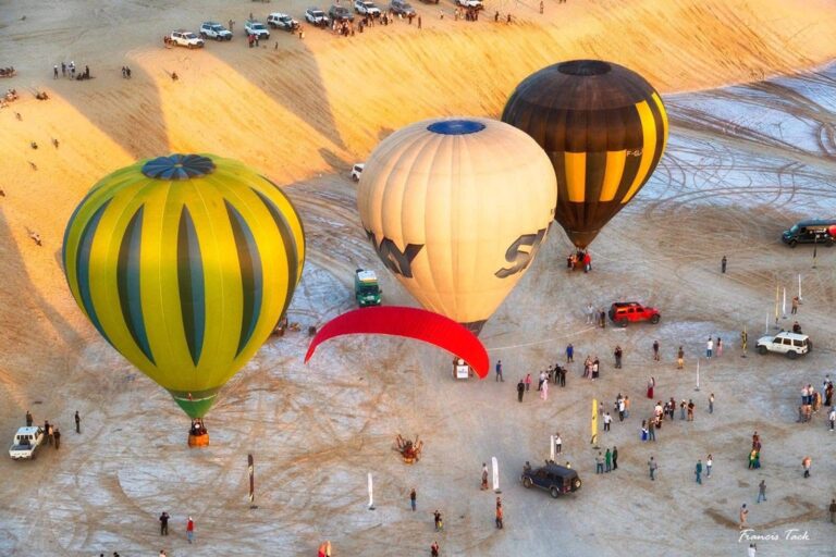 Le Sud tunisien fascine par ses paysages spectaculaires, ses villages authentiques et l’hospitalité chaleureuse de ses habitants. Entre oasis verdoyantes, dunes dorées, montagnes arides et villages troglodytiques, chaque itinéraire devient une aventure inoubliable. Nous proposons des circuits et excursions personnalisés, avec départ depuis l’adresse de votre choix en Tunisie – que vous soyez à Tunis, Hammamet, Sousse, Sfax, Djerba ou Tozeur. Vous choisissez la durée (2 jours/1 nuit, 3 jours, 5 jours, ou plus) et nous créons le voyage sur mesure qui correspond à vos envies. Découvrez dès maintenant nos circuits désert Sahara et laissez-vous guider vers une expérience unique au cœur du Sud tunisien. 1. Pourquoi choisir le Sud Tunisien pour votre voyage ? Le Sud tunisien, c’est un monde à part, une mosaïque de paysages et de traditions. Ici, la nature et la culture s’entrelacent : le désert du Sahara côtoie les villages berbères, les oasis luxuriantes s’étendent au pied des montagnes et les ksour millénaires racontent les histoires des tribus nomades. Une diversité exceptionnelle de paysages En quelques kilomètres, on passe du Chott el-Jérid, immense lac salé aux reflets rosés, aux canyons de Mides, aux palmeraies suspendues de Chebika et Tamerza, puis aux dunes infinies de Douz et Ksar Ghilane. C’est cette richesse qui rend chaque circuit dans le Sud tunisien unique. Que vous soyez amateur de nature, d’histoire ou de photographie, vous trouverez dans nos excursions en Tunisie des itinéraires adaptés à votre rythme et à vos envies. Un voyage à taille humaine Nous croyons en un tourisme authentique et responsable. Nos circuits privilégient les rencontres locales, les repas traditionnels et les hébergements de charme. Dormir dans une maison troglodytique à Matmata, partager un couscous sous la tente, déguster du pain cuit dans le sable… ce sont ces moments simples qui marquent une vie. Une aventure accessible à tous Nos circuits sont modulables : que vous soyez en couple, en famille ou entre amis, nous adaptons le rythme, la durée et le confort. Pour une arrivée sans souci, nous proposons des services de navette aéroport depuis toutes les grandes villes. 2. Les circuits les plus demandés au Sud Tunisien Nous avons conçu plusieurs formules de voyages et circuits dans le Sud tunisien, personnalisables selon vos disponibilités et vos centres d’intérêt. Circuit 2 jours / 1 nuit : l’essentiel du Sahara Parfait pour une première immersion dans le désert. Jour 1 : Départ – Douz – Dunes de l’Erg Départ depuis votre adresse ou votre hôtel. Route vers Douz, la “porte du désert”. Balade à dos de dromadaire au coucher du soleil, dîner typique et nuit sous tente saharienne. Jour 2 : Douz – Ksar Ghilane – Matmata – Retour Départ vers Ksar Ghilane, baignade dans la source chaude naturelle, visite du fort romain, puis route vers Matmata et ses maisons troglodytiques avant le retour. Ce mini-circuit est idéal pour découvrir l’esprit du Sahara sans trop de kilomètres. Circuit 3 jours / 2 nuits : entre dunes et oasis Une combinaison parfaite entre aventure et détente. Jour 1 : Tozeur – Ong Jmel – Chott el-Jérid – Douz Traversée du Chott el-Jérid, halte photo sur les mirages, visite des décors de cinéma à Ong Jmel. Nuit à Douz. Jour 2 : Douz – Bivouac dans le désert Excursion en 4x4 ou à dos de chameau jusqu’au bivouac, dîner saharien, feu de camp, musique traditionnelle et nuit sous les étoiles. Jour 3 : Retour par Ksar Ghilane – Matmata – Gabès / Djerba Détente à la source chaude, puis route vers Matmata avant le retour. Circuit 5 jours : les incontournables du Sud Un programme complet pour explorer oasis, désert et culture berbère. Tozeur, ses ruelles ocre et sa palmeraie Chebika, Tamerza, Mides : les oasis de montagne Chott el-Jérid et ses mirages féeriques Douz et son marché des dromadaires Bivouac dans les dunes du Sahara Matmata et les villages troglodytiques Chenini et les ksour fortifiés de Tataouine Circuit 7 à 8 jours : la grande traversée du Sud Pour ceux qui veulent tout voir, tout vivre : Tozeur – Douz – Ksar Ghilane – Tataouine – Chenini – Matmata – Djerba ou Tunis. Un condensé d’émotions : randonnées, patrimoine, bivouacs, gastronomie et rencontres humaines. Pour découvrir tous nos itinéraires, consultez la page circuits désert Tunisie . 3. Excursions à la journée : partez léger, revenez émerveillés Vous disposez de peu de temps ? Nos excursions d’une journée sont parfaites pour vivre le Sud intensément. Oasis de montagne : Chebika, Tamerza et Mides Ces trois joyaux proches de Tozeur offrent un spectacle unique. Baladez-vous entre sources naturelles, cascades et palmeraies suspendues, puis admirez le canyon de Mides, sculpté par le vent et l’eau. Ong Jmel & les décors du désert Découvrez les paysages de Star Wars, grimpez sur la célèbre colline d’Ong Jmel et laissez-vous hypnotiser par le silence doré des dunes. Matmata & Tamezret : voyage au centre de la terre Plongez dans le monde troglodytique de Matmata, explorez les maisons creusées dans la roche, partagez un repas typique et profitez d’un panorama spectaculaire à Tamezret. Douz & coucher de soleil dans le désert Balade à dos de dromadaire au crépuscule, dîner berbère, soirée sous les étoiles : l’expérience saharienne dans toute sa pureté. Pour plus d’idées, consultez Excursion en Tunisie et inspirez-vous de notre blog excursions Tunisie . 4. Randonnées et treks : marcher au rythme du Sahara Pour les amoureux de nature, les randonnées dans le Sahara offrent une communion totale avec l’immensité du désert. De la marche douce entre palmiers et oueds à la traversée des dunes de Douz à Ksar Ghilane, chaque pas rapproche de l’essentiel. Nos randonnées sont guidées par des nomades expérimentés, accompagnées de chameaux de bât ou de véhicules d’assistance. Vous dormez sous la tente, partagez des repas préparés sur le feu et profitez d’un ciel d’une pureté absolue. 5. Hébergements, transferts et sécurité : tout est pensé pour vous Des hébergements adaptés à chaque envie Bivouac nomade : immersion totale, feu de camp, silence du désert. Campement confort : tentes aménagées, sanitaires, lits et repas chauds. Maisons d’hôtes & hôtels : charme local, accueil familial, cuisine authentique. Des transferts sans stress Nous assurons les navettes aéroport et tous les transferts entre les étapes, pour que vous puissiez simplement profiter. Sécurité et accompagnement Nos chauffeurs-guides connaissent le désert comme leur poche. Nous suivons les conditions météo et adaptons les itinéraires en permanence. Hydratation, pauses régulières, véhicules récents et assistance permanente garantissent un voyage serein et sécurisé. 6. Conseils pratiques pour bien préparer votre circuit Période idéale : octobre à avril (températures douces, lumière magnifique). À emporter : lunettes de soleil, crème solaire, chèche, chaussures fermées, lampe frontale, veste légère. Santé : pensez à boire souvent, même sans soif. Bagages : préférez un sac souple plutôt qu’une valise rigide. Photographie : le lever et le coucher du soleil offrent les plus belles lumières. 7. Réservez votre voyage et partez depuis l’adresse de votre choix Nous prenons en charge votre départ depuis n’importe quelle ville tunisienne : Tunis, Hammamet, Sousse, Sfax, Djerba, Tozeur, ou ailleurs. Il vous suffit de remplir notre formulaire de devis gratuit pour obtenir une proposition personnalisée sous 24h. Nos conseillers vous contactent ensuite pour ajuster les détails : itinéraire, durée, hébergements, budget. 8. Pourquoi voyager avec nous ? Expérience et passion : des années de pratique du Sahara et des circuits culturels. Flexibilité totale : chaque circuit est ajustable, du simple week-end aux grandes expéditions. Encadrement professionnel : guides certifiés, véhicules tout-terrain, logistique fluide. Respect et authenticité : nos voyages valorisent les traditions locales et soutiennent les artisans. Et surtout, chaque départ est une rencontre humaine avant d’être une aventure géographique. 9. Partagez votre expérience avec la communauté Votre avis nous aide à grandir ! Après votre voyage, laissez un commentaire sur TripAdvisor : 👉 Sud Tunisie – Tozeur, avis et photos Vos témoignages inspirent d’autres voyageurs à franchir le pas et à découvrir ce coin de paradis. 10. Le Sud tunisien, un voyage qui reste en vous Ce que vous ramènerez du Sud tunisien, ce ne sont pas seulement des photos, mais des émotions brutes : le silence du désert, le rire d’un enfant dans une oasis, la chaleur d’un feu de camp, l’odeur du pain cuit sous le sable. Que vous partiez pour 2 jours ou 10 jours, chaque instant vous relie à l’essentiel. Alors, prêt à écrire votre propre aventure saharienne ? ➡️ Consultez nos circuits désert Tunisie ➡️ Réservez votre devis gratuit ➡️ Explorez nos excursions en Tunisie ➡️ Découvrez nos idées de randonnées Sahara et montagne ➡️ Et profitez de nos services de navette aéroport pour un départ sans stress. Le Sahara vous attend, et chaque voyage y devient une histoire qu’on aime raconter encore et encore.